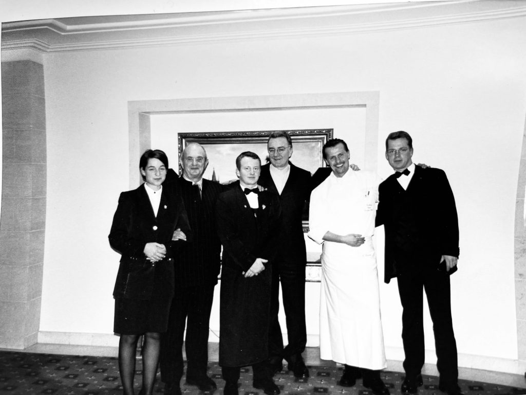 wein, weinsorte, rotwein, weißwein, roséwein, weingut, sommelier, sommellerie, weinprobe, weinverkostung, weinbewertung, weinwissen, weinbeschreibung, weincharakter, weinaromen, weinempfehlung, weinberatung, weintipp, weinpairing, foodpairing, weinbegleitung, wein und essen, wein zum fisch, wein zum steak, wein zu käse, wein zu pasta, wein zum dessert, weinmenü, fine dining, gastronomie, restaurantwein, haubenrestaurant, michelin, delice stuttgart, weinliste, weinkarte, weinauswahl, servicekultur, servicekunst, gastgeber, sommelierschule, sommelierschein, sommelierschulung, sensorik, weinsensorik, aromarad, geschmacksprofil, terroir, weinbau, weinrebe, rebsorte, weinberg, weinregion, herkunft, weinland, weinbaugebiet, deutschlandwein, italienwein, französischer wein, spanischer wein, österreichwein, schweizer wein, südafrika wein, kalifornien wein, napa valley, bordeaux, burgund, chianti, rioja, ribera del duero, moselwein, pfalzwein, rheingau, rheinhessen, frankenwein, badenwein, sachsenwein, saale-unstrut, elsasswein, piemontwein, barolo, barbaresco, brunello, amarone, valpolicella, prosecco, franciacorta, champagne, cremants, sekt, deutscher sekt, schaumwein, stillwein, natural wine, orange wine, biodynamischer wein, biowein, veganer wein, nachhaltiger wein, weinherstellung, kelterung, gärung, malolaktische gärung, ausbau, barrique, holzfass, edelstahltank, flaschenreife, dekantieren, karaffieren, weinservice, trinktemperatur, weinglas, zieher vision, zieher glass, burgunderglas, rieslingglas, universalglas, rotweinglas, weißweinglas, glasform, aromaentfaltung, glasempfehlung, weinlagerung, weinkeller, weinklimaschrank, weintemperierung, korken, schraubverschluss, naturkork, glasverschluss, korkfehler, oxidation, belüftung, sediment, depot, weinflecken, weinstein, weinfehler, schwefel, säure, restzucker, trocken, halbtrocken, feinherb, lieblich, süßwein, dessertwein, eiswein, beerenauslese, trockenbeerenauslese, spätlese, auslese, kabinett, pradikatswein, qualitätswein, tafelwein, landwein, weingesetz, appellation, docg, aoc, d.o., vdp, grosses gewächs, erste lage, weinbewertungssystem, parker punkte, falstaff punkte, vinum, wein plus, tasting note, verkostungsnotiz, farbe, bukett, duft, mundgefühl, struktur, körper, tannin, abgang, länge, komplexität, balance, mineralität, frucht, würze, florale noten, kräuter, vanille, toast, mokka, leder, erde, stein, graphite, salz, kalk, kirsche, pflaume, himbeere, brombeere, apfel, birne, zitrus, limette, grapefruit, ananas, mango, pfirsich, marille, honig, haselnuss, mandel, butter, karamell, rauch, pfeffer, balsamico, eukalyptus, menthol, kräuterwürze, kräuterduft, rosennote, veilchen, lavendel, wacholder, muskat, zimt, nelke, kumin, schokolade, kaffeebohne, toastbrot, hefe, brioche, kreide, mineralisch, floral, würzig, fruchtig, elegant, kräftig, rund, harmonisch, frisch, kühl, linear, lang, dicht, filigran, stoffig, samtig, cremig, lebendig, fein, komplex, tief, delikat, zart, salzig, kalkig, rauchig, reif, jugendlich, balanciert, animierend, expressiv, subtil, konzentriert, trinkreif, lagerfähig, jahrgang, jahrgangstiefe, jahrgangsvergleich, klimawandel, hitzejahrgang, weinqualität, erntezeitpunkt, handlese, selektion, weinlese, mostgewicht, oechsle, weinsäure, weinzucker, weinalkohol, alkoholgehalt, restzuckeranalyse, ph-wert, schwefelung, filtrierung, unfiltriert, weinbereitung, cuvée, reinsortig, assemblage, blend, fassprobe, bottling, degorgieren, dégorgement, dosage, brut, extra brut, sec, demi sec, doux, reserve, vintage, non vintage, jahrgangssekt, prestige cuvée, grand cru, premier cru, village, cru classé, estate, domaine, tenuta, bodega, château, weingutsführung, weinverkauf, weinhandlung, onlineweinhandel, weinshop, vinothek, weinmesse, weinevent, weinfestival, weingala, weinreise, weintourismus, tasting flight, masterclass, sommelierschule, weinakademie, weinseminar, sensoriktraining, degustation, blindverkostung, vergleichsprobe, horizontale verkostung, vertikale verkostung, weinbeschreibung schreiben, tasting note vorlage, aroma erkennen, wein bewerten, wein empfehlen, best wine germany, best sommeliers, deutscher sommelierverband, wset, court of master sommeliers, weinexperte, weinkritiker, weinjournalismus, weinblog, weinpodcast, weinmagazin, weinwissen online, gastrokultur, kulinarik, gourmet, fine dining szene, sterneküche, haubenküche, pairing idee, menübegleitung, amuse bouche, wein zum käse, wein zum dessert, aperitif, digestif, wein und sake, sakepairing, champagnerpairing, rosétrends, naturalwine trend, orange wine trend, zero dosage, low intervention, slow wine, nachhaltigkeit im weinbau, regenerative weinwirtschaft, biodynamik, demeter, ecovin, fair’n green, klimaneutraler wein, co2 bilanz wein, glas vs bag in box, wein innovation, alkoholfreier wein, entalkoholisierter wein, wein ohne alkohol, wein mit wenig alkohol, leichte weine, sommerwein, winterwein, festtagswein, weihnachtswein, osterwein, grillwein, terrassewein, picknickwein, aperitifwein, brunchwein, valentinstag wein, muttertag wein, geschenkwein, weingeschenk, firmengeschenk, personalisiertes etikett, flaschenetikett, etikettendesign, korkenzieher, sommeliermesser, dekantierkaraffe, weinausgießer, weinthermometer, flaschenverschluss, weinaccessoires, weinreinigung, glasreinigung, weinglaspolitur, weingläser kaufen, zieher gläser, zieher vision balance, zieher vision intense, zieher vision fresh, zieher vision straight, zieher vision graceful, zieher vision rich, zieher vision delicate, glastest, aromaentwicklung, gläservergleich, weinservice im restaurant, serviceprotokoll, mise en place wein, gastansprache, storytelling am tisch, weinphilosophie, emotion im service, gastzufriedenheit, feinsinn, wein und kultur, wein und kunst, wein und musik, wein und literatur, wein und reisen, weinregion italien, weinregion frankreich, weinregion deutschland, region stuttgart, wein aus württemberg, neckartal wein, remstal, heilbronner weinstraße, wein aus der pfalz, wein aus baden, wein aus franken, wein aus der mosel, rheingau riesling, pfälzer chardonnay, deutscher pinot noir, spätburgunder, grauburgunder, weissburgunder, silvaner, riesling, sauvignon blanc, muskateller, scheurebe, gewürztraminer, chardonnay, pinot blanc, pinot gris, pinot noir, nebbiolo, sangiovese, tempranillo, cabernet sauvignon, merlot, syrah, grenache, carignan, malbec, zinfandel, shiraz, touriga nacional, albariño, vermentino, verdejo, grüner veltliner, blaufränkisch, zweigelt, saint laurent, tannat, barbera, dolcetto, aglianico, nero d’avola, cortese, garganega, viognier, marsanne, roussanne, chenin blanc, rieslaner, muscadet, viura, clairette, semillon, weintrend, sommelierszene, weinkultur deutschland, europäische weinkultur, neue weinwelt, alte welt wein, moderne weininterpretation, weinphilosophie, serviceleidenschaft, gastgeberschaft, sinneswahrnehmung, geschmackstraining, feine aromatik, elegance im glas, balance im wein, weincharme, weinleidenschaft, genusskultur, lebensfreude, genussmoment, stilvoll trinken, wein erleben, wein entdecken, wein verstehen, wein teilen, wein genießen, wein erleben podcast, sommelier interview, evangelos pattas, delice restaurant, stuttgart fine dining, silvio nitzsche podcast, sommeliers erzählen, weinwissen teilen, deutsche sommellerie, weinleidenschaft deutschland, kultur des genusses, wein und leben, kunst des servierens, stille eleganz, wein als beziehung, genuss im glas, handwerk im service, achtsamkeit im wein, feine noten, große momente, leben mit wein, service und seele, wein als sprache, die kunst des pairings.