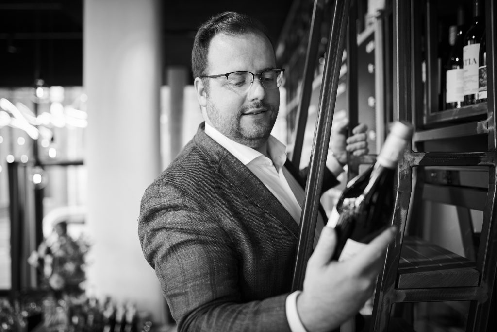 wein, weinsorte, rotwein, weißwein, roséwein, weingut, sommelier, sommellerie, weinprobe, weinverkostung, weinbewertung, weinwissen, weinbeschreibung, weincharakter, weinaromen, weinempfehlung, weinberatung, weintipp, weinpairing, foodpairing, weinbegleitung, wein und essen, wein zum fisch, wein zum steak, wein zu käse, wein zu pasta, wein zum dessert, weinmenü, fine dining, gastronomie, restaurantwein, haubenrestaurant, michelin, delice stuttgart, weinliste, weinkarte, weinauswahl, servicekultur, servicekunst, gastgeber, sommelierschule, sommelierschein, sommelierschulung, sensorik, weinsensorik, aromarad, geschmacksprofil, terroir, weinbau, weinrebe, rebsorte, weinberg, weinregion, herkunft, weinland, weinbaugebiet, deutschlandwein, italienwein, französischer wein, spanischer wein, österreichwein, schweizer wein, südafrika wein, kalifornien wein, napa valley, bordeaux, burgund, chianti, rioja, ribera del duero, moselwein, pfalzwein, rheingau, rheinhessen, frankenwein, badenwein, sachsenwein, saale-unstrut, elsasswein, piemontwein, barolo, barbaresco, brunello, amarone, valpolicella, prosecco, franciacorta, champagne, cremants, sekt, deutscher sekt, schaumwein, stillwein, natural wine, orange wine, biodynamischer wein, biowein, veganer wein, nachhaltiger wein, weinherstellung, kelterung, gärung, malolaktische gärung, ausbau, barrique, holzfass, edelstahltank, flaschenreife, dekantieren, karaffieren, weinservice, trinktemperatur, weinglas, zieher vision, zieher glass, burgunderglas, rieslingglas, universalglas, rotweinglas, weißweinglas, glasform, aromaentfaltung, glasempfehlung, weinlagerung, weinkeller, weinklimaschrank, weintemperierung, korken, schraubverschluss, naturkork, glasverschluss, korkfehler, oxidation, belüftung, sediment, depot, weinflecken, weinstein, weinfehler, schwefel, säure, restzucker, trocken, halbtrocken, feinherb, lieblich, süßwein, dessertwein, eiswein, beerenauslese, trockenbeerenauslese, spätlese, auslese, kabinett, pradikatswein, qualitätswein, tafelwein, landwein, weingesetz, appellation, docg, aoc, d.o., vdp, grosses gewächs, erste lage, weinbewertungssystem, parker punkte, falstaff punkte, vinum, wein plus, tasting note, verkostungsnotiz, farbe, bukett, duft, mundgefühl, struktur, körper, tannin, abgang, länge, komplexität, balance, mineralität, frucht, würze, florale noten, kräuter, vanille, toast, mokka, leder, erde, stein, graphite, salz, kalk, kirsche, pflaume, himbeere, brombeere, apfel, birne, zitrus, limette, grapefruit, ananas, mango, pfirsich, marille, honig, haselnuss, mandel, butter, karamell, rauch, pfeffer, balsamico, eukalyptus, menthol, kräuterwürze, kräuterduft, rosennote, veilchen, lavendel, wacholder, muskat, zimt, nelke, kumin, schokolade, kaffeebohne, toastbrot, hefe, brioche, kreide, mineralisch, floral, würzig, fruchtig, elegant, kräftig, rund, harmonisch, frisch, kühl, linear, lang, dicht, filigran, stoffig, samtig, cremig, lebendig, fein, komplex, tief, delikat, zart, salzig, kalkig, rauchig, reif, jugendlich, balanciert, animierend, expressiv, subtil, konzentriert, trinkreif, lagerfähig, jahrgang, jahrgangstiefe, jahrgangsvergleich, klimawandel, hitzejahrgang, weinqualität, erntezeitpunkt, handlese, selektion, weinlese, mostgewicht, oechsle, weinsäure, weinzucker, weinalkohol, alkoholgehalt, restzuckeranalyse, ph-wert, schwefelung, filtrierung, unfiltriert, weinbereitung, cuvée, reinsortig, assemblage, blend, fassprobe, bottling, degorgieren, dégorgement, dosage, brut, extra brut, sec, demi sec, doux, reserve, vintage, non vintage, jahrgangssekt, prestige cuvée, grand cru, premier cru, village, cru classé, estate, domaine, tenuta, bodega, château, weingutsführung, weinverkauf, weinhandlung, onlineweinhandel, weinshop, vinothek, weinmesse, weinevent, weinfestival, weingala, weinreise, weintourismus, tasting flight, masterclass, sommelierschule, weinakademie, weinseminar, sensoriktraining, degustation, blindverkostung, vergleichsprobe, horizontale verkostung, vertikale verkostung, weinbeschreibung schreiben, tasting note vorlage, aroma erkennen, wein bewerten, wein empfehlen, best wine germany, best sommeliers, deutscher sommelierverband, wset, court of master sommeliers, weinexperte, weinkritiker, weinjournalismus, weinblog, weinpodcast, weinmagazin, weinwissen online, gastrokultur, kulinarik, gourmet, fine dining szene, sterneküche, haubenküche, pairing idee, menübegleitung, amuse bouche, wein zum käse, wein zum dessert, aperitif, digestif, wein und sake, sakepairing, champagnerpairing, rosétrends, naturalwine trend, orange wine trend, zero dosage, low intervention, slow wine, nachhaltigkeit im weinbau, regenerative weinwirtschaft, biodynamik, demeter, ecovin, fair’n green, klimaneutraler wein, co2 bilanz wein, glas vs bag in box, wein innovation, alkoholfreier wein, entalkoholisierter wein, wein ohne alkohol, wein mit wenig alkohol, leichte weine, sommerwein, winterwein, festtagswein, weihnachtswein, osterwein, grillwein, terrassewein, picknickwein, aperitifwein, brunchwein, valentinstag wein, muttertag wein, geschenkwein, weingeschenk, firmengeschenk, personalisiertes etikett, flaschenetikett, etikettendesign, korkenzieher, sommeliermesser, dekantierkaraffe, weinausgießer, weinthermometer, flaschenverschluss, weinaccessoires, weinreinigung, glasreinigung, weinglaspolitur, weingläser kaufen, zieher gläser, zieher vision balance, zieher vision intense, zieher vision fresh, zieher vision straight, zieher vision graceful, zieher vision rich, zieher vision delicate, glastest, aromaentwicklung, gläservergleich, weinservice im restaurant, serviceprotokoll, mise en place wein, gastansprache, storytelling am tisch, weinphilosophie, emotion im service, gastzufriedenheit, feinsinn, wein und kultur, wein und kunst, wein und musik, wein und literatur, wein und reisen, weinregion italien, weinregion frankreich, weinregion deutschland, region stuttgart, wein aus württemberg, neckartal wein, remstal, heilbronner weinstraße, wein aus der pfalz, wein aus baden, wein aus franken, wein aus der mosel, rheingau riesling, pfälzer chardonnay, deutscher pinot noir, spätburgunder, grauburgunder, weissburgunder, silvaner, riesling, sauvignon blanc, muskateller, scheurebe, gewürztraminer, chardonnay, pinot blanc, pinot gris, pinot noir, nebbiolo, sangiovese, tempranillo, cabernet sauvignon, merlot, syrah, grenache, carignan, malbec, zinfandel, shiraz, touriga nacional, albariño, vermentino, verdejo, grüner veltliner, blaufränkisch, zweigelt, saint laurent, tannat, barbera, dolcetto, aglianico, nero d’avola, cortese, garganega, viognier, marsanne, roussanne, chenin blanc, rieslaner, muscadet, viura, clairette, semillon, weintrend, sommelierszene, weinkultur deutschland, europäische weinkultur, neue weinwelt, alte welt wein, moderne weininterpretation, weinphilosophie, serviceleidenschaft, gastgeberschaft, sinneswahrnehmung, geschmackstraining, feine aromatik, elegance im glas, balance im wein, weincharme, weinleidenschaft, genusskultur, lebensfreude, genussmoment, stilvoll trinken, wein erleben, wein entdecken, wein verstehen, wein teilen, wein genießen, wein erleben podcast, sommelier interview, evangelos pattas, delice restaurant, stuttgart fine dining, silvio nitzsche podcast, sommeliers erzählen, weinwissen teilen, deutsche sommellerie, weinleidenschaft deutschland, kultur des genusses, wein und leben, kunst des servierens, stille eleganz, wein als beziehung, genuss im glas, handwerk im service, achtsamkeit im wein, feine noten, große momente, leben mit wein, service und seele, wein als sprache, die kunst des pairings.