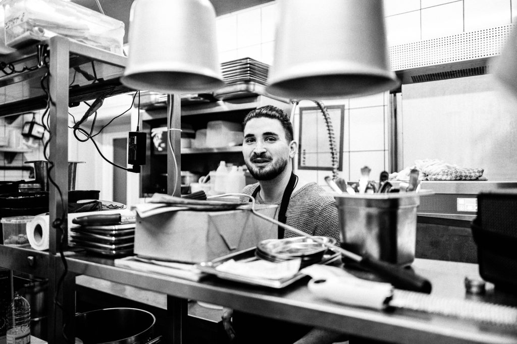 wein, weinsorte, rotwein, weißwein, roséwein, weingut, sommelier, sommellerie, weinprobe, weinverkostung, weinbewertung, weinwissen, weinbeschreibung, weincharakter, weinaromen, weinempfehlung, weinberatung, weintipp, weinpairing, foodpairing, weinbegleitung, wein und essen, wein zum fisch, wein zum steak, wein zu käse, wein zu pasta, wein zum dessert, weinmenü, fine dining, gastronomie, restaurantwein, haubenrestaurant, michelin, delice stuttgart, weinliste, weinkarte, weinauswahl, servicekultur, servicekunst, gastgeber, sommelierschule, sommelierschein, sommelierschulung, sensorik, weinsensorik, aromarad, geschmacksprofil, terroir, weinbau, weinrebe, rebsorte, weinberg, weinregion, herkunft, weinland, weinbaugebiet, deutschlandwein, italienwein, französischer wein, spanischer wein, österreichwein, schweizer wein, südafrika wein, kalifornien wein, napa valley, bordeaux, burgund, chianti, rioja, ribera del duero, moselwein, pfalzwein, rheingau, rheinhessen, frankenwein, badenwein, sachsenwein, saale-unstrut, elsasswein, piemontwein, barolo, barbaresco, brunello, amarone, valpolicella, prosecco, franciacorta, champagne, cremants, sekt, deutscher sekt, schaumwein, stillwein, natural wine, orange wine, biodynamischer wein, biowein, veganer wein, nachhaltiger wein, weinherstellung, kelterung, gärung, malolaktische gärung, ausbau, barrique, holzfass, edelstahltank, flaschenreife, dekantieren, karaffieren, weinservice, trinktemperatur, weinglas, zieher vision, zieher glass, burgunderglas, rieslingglas, universalglas, rotweinglas, weißweinglas, glasform, aromaentfaltung, glasempfehlung, weinlagerung, weinkeller, weinklimaschrank, weintemperierung, korken, schraubverschluss, naturkork, glasverschluss, korkfehler, oxidation, belüftung, sediment, depot, weinflecken, weinstein, weinfehler, schwefel, säure, restzucker, trocken, halbtrocken, feinherb, lieblich, süßwein, dessertwein, eiswein, beerenauslese, trockenbeerenauslese, spätlese, auslese, kabinett, pradikatswein, qualitätswein, tafelwein, landwein, weingesetz, appellation, docg, aoc, d.o., vdp, grosses gewächs, erste lage, weinbewertungssystem, parker punkte, falstaff punkte, vinum, wein plus, tasting note, verkostungsnotiz, farbe, bukett, duft, mundgefühl, struktur, körper, tannin, abgang, länge, komplexität, balance, mineralität, frucht, würze, florale noten, kräuter, vanille, toast, mokka, leder, erde, stein, graphite, salz, kalk, kirsche, pflaume, himbeere, brombeere, apfel, birne, zitrus, limette, grapefruit, ananas, mango, pfirsich, marille, honig, haselnuss, mandel, butter, karamell, rauch, pfeffer, balsamico, eukalyptus, menthol, kräuterwürze, kräuterduft, rosennote, veilchen, lavendel, wacholder, muskat, zimt, nelke, kumin, schokolade, kaffeebohne, toastbrot, hefe, brioche, kreide, mineralisch, floral, würzig, fruchtig, elegant, kräftig, rund, harmonisch, frisch, kühl, linear, lang, dicht, filigran, stoffig, samtig, cremig, lebendig, fein, komplex, tief, delikat, zart, salzig, kalkig, rauchig, reif, jugendlich, balanciert, animierend, expressiv, subtil, konzentriert, trinkreif, lagerfähig, jahrgang, jahrgangstiefe, jahrgangsvergleich, klimawandel, hitzejahrgang, weinqualität, erntezeitpunkt, handlese, selektion, weinlese, mostgewicht, oechsle, weinsäure, weinzucker, weinalkohol, alkoholgehalt, restzuckeranalyse, ph-wert, schwefelung, filtrierung, unfiltriert, weinbereitung, cuvée, reinsortig, assemblage, blend, fassprobe, bottling, degorgieren, dégorgement, dosage, brut, extra brut, sec, demi sec, doux, reserve, vintage, non vintage, jahrgangssekt, prestige cuvée, grand cru, premier cru, village, cru classé, estate, domaine, tenuta, bodega, château, weingutsführung, weinverkauf, weinhandlung, onlineweinhandel, weinshop, vinothek, weinmesse, weinevent, weinfestival, weingala, weinreise, weintourismus, tasting flight, masterclass, sommelierschule, weinakademie, weinseminar, sensoriktraining, degustation, blindverkostung, vergleichsprobe, horizontale verkostung, vertikale verkostung, weinbeschreibung schreiben, tasting note vorlage, aroma erkennen, wein bewerten, wein empfehlen, best wine germany, best sommeliers, deutscher sommelierverband, wset, court of master sommeliers, weinexperte, weinkritiker, weinjournalismus, weinblog, weinpodcast, weinmagazin, weinwissen online, gastrokultur, kulinarik, gourmet, fine dining szene, sterneküche, haubenküche, pairing idee, menübegleitung, amuse bouche, wein zum käse, wein zum dessert, aperitif, digestif, wein und sake, sakepairing, champagnerpairing, rosétrends, naturalwine trend, orange wine trend, zero dosage, low intervention, slow wine, nachhaltigkeit im weinbau, regenerative weinwirtschaft, biodynamik, demeter, ecovin, fair’n green, klimaneutraler wein, co2 bilanz wein, glas vs bag in box, wein innovation, alkoholfreier wein, entalkoholisierter wein, wein ohne alkohol, wein mit wenig alkohol, leichte weine, sommerwein, winterwein, festtagswein, weihnachtswein, osterwein, grillwein, terrassewein, picknickwein, aperitifwein, brunchwein, valentinstag wein, muttertag wein, geschenkwein, weingeschenk, firmengeschenk, personalisiertes etikett, flaschenetikett, etikettendesign, korkenzieher, sommeliermesser, dekantierkaraffe, weinausgießer, weinthermometer, flaschenverschluss, weinaccessoires, weinreinigung, glasreinigung, weinglaspolitur, weingläser kaufen, zieher gläser, zieher vision balance, zieher vision intense, zieher vision fresh, zieher vision straight, zieher vision graceful, zieher vision rich, zieher vision delicate, glastest, aromaentwicklung, gläservergleich, weinservice im restaurant, serviceprotokoll, mise en place wein, gastansprache, storytelling am tisch, weinphilosophie, emotion im service, gastzufriedenheit, feinsinn, wein und kultur, wein und kunst, wein und musik, wein und literatur, wein und reisen, weinregion italien, weinregion frankreich, weinregion deutschland, region stuttgart, wein aus württemberg, neckartal wein, remstal, heilbronner weinstraße, wein aus der pfalz, wein aus baden, wein aus franken, wein aus der mosel, rheingau riesling, pfälzer chardonnay, deutscher pinot noir, spätburgunder, grauburgunder, weissburgunder, silvaner, riesling, sauvignon blanc, muskateller, scheurebe, gewürztraminer, chardonnay, pinot blanc, pinot gris, pinot noir, nebbiolo, sangiovese, tempranillo, cabernet sauvignon, merlot, syrah, grenache, carignan, malbec, zinfandel, shiraz, touriga nacional, albariño, vermentino, verdejo, grüner veltliner, blaufränkisch, zweigelt, saint laurent, tannat, barbera, dolcetto, aglianico, nero d’avola, cortese, garganega, viognier, marsanne, roussanne, chenin blanc, rieslaner, muscadet, viura, clairette, semillon, weintrend, sommelierszene, weinkultur deutschland, europäische weinkultur, neue weinwelt, alte welt wein, moderne weininterpretation, weinphilosophie, serviceleidenschaft, gastgeberschaft, sinneswahrnehmung, geschmackstraining, feine aromatik, elegance im glas, balance im wein, weincharme, weinleidenschaft, genusskultur, lebensfreude, genussmoment, stilvoll trinken, wein erleben, wein entdecken, wein verstehen, wein teilen, wein genießen, wein erleben podcast, sommelier interview, evangelos pattas, delice restaurant, stuttgart fine dining, silvio nitzsche podcast, sommeliers erzählen, weinwissen teilen, deutsche sommellerie, weinleidenschaft deutschland, kultur des genusses, wein und leben, kunst des servierens, stille eleganz, wein als beziehung, genuss im glas, handwerk im service, achtsamkeit im wein, feine noten, große momente, leben mit wein, service und seele, wein als sprache, die kunst des pairings.