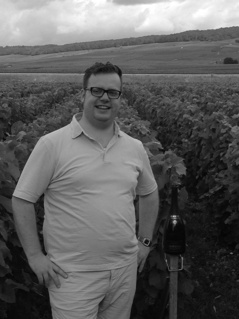 wein, weinsorte, rotwein, weißwein, roséwein, weingut, sommelier, sommellerie, weinprobe, weinverkostung, weinbewertung, weinwissen, weinbeschreibung, weincharakter, weinaromen, weinempfehlung, weinberatung, weintipp, weinpairing, foodpairing, weinbegleitung, wein und essen, wein zum fisch, wein zum steak, wein zu käse, wein zu pasta, wein zum dessert, weinmenü, fine dining, gastronomie, restaurantwein, haubenrestaurant, michelin, delice stuttgart, weinliste, weinkarte, weinauswahl, servicekultur, servicekunst, gastgeber, sommelierschule, sommelierschein, sommelierschulung, sensorik, weinsensorik, aromarad, geschmacksprofil, terroir, weinbau, weinrebe, rebsorte, weinberg, weinregion, herkunft, weinland, weinbaugebiet, deutschlandwein, italienwein, französischer wein, spanischer wein, österreichwein, schweizer wein, südafrika wein, kalifornien wein, napa valley, bordeaux, burgund, chianti, rioja, ribera del duero, moselwein, pfalzwein, rheingau, rheinhessen, frankenwein, badenwein, sachsenwein, saale-unstrut, elsasswein, piemontwein, barolo, barbaresco, brunello, amarone, valpolicella, prosecco, franciacorta, champagne, cremants, sekt, deutscher sekt, schaumwein, stillwein, natural wine, orange wine, biodynamischer wein, biowein, veganer wein, nachhaltiger wein, weinherstellung, kelterung, gärung, malolaktische gärung, ausbau, barrique, holzfass, edelstahltank, flaschenreife, dekantieren, karaffieren, weinservice, trinktemperatur, weinglas, zieher vision, zieher glass, burgunderglas, rieslingglas, universalglas, rotweinglas, weißweinglas, glasform, aromaentfaltung, glasempfehlung, weinlagerung, weinkeller, weinklimaschrank, weintemperierung, korken, schraubverschluss, naturkork, glasverschluss, korkfehler, oxidation, belüftung, sediment, depot, weinflecken, weinstein, weinfehler, schwefel, säure, restzucker, trocken, halbtrocken, feinherb, lieblich, süßwein, dessertwein, eiswein, beerenauslese, trockenbeerenauslese, spätlese, auslese, kabinett, pradikatswein, qualitätswein, tafelwein, landwein, weingesetz, appellation, docg, aoc, d.o., vdp, grosses gewächs, erste lage, weinbewertungssystem, parker punkte, falstaff punkte, vinum, wein plus, tasting note, verkostungsnotiz, farbe, bukett, duft, mundgefühl, struktur, körper, tannin, abgang, länge, komplexität, balance, mineralität, frucht, würze, florale noten, kräuter, vanille, toast, mokka, leder, erde, stein, graphite, salz, kalk, kirsche, pflaume, himbeere, brombeere, apfel, birne, zitrus, limette, grapefruit, ananas, mango, pfirsich, marille, honig, haselnuss, mandel, butter, karamell, rauch, pfeffer, balsamico, eukalyptus, menthol, kräuterwürze, kräuterduft, rosennote, veilchen, lavendel, wacholder, muskat, zimt, nelke, kumin, schokolade, kaffeebohne, toastbrot, hefe, brioche, kreide, mineralisch, floral, würzig, fruchtig, elegant, kräftig, rund, harmonisch, frisch, kühl, linear, lang, dicht, filigran, stoffig, samtig, cremig, lebendig, fein, komplex, tief, delikat, zart, salzig, kalkig, rauchig, reif, jugendlich, balanciert, animierend, expressiv, subtil, konzentriert, trinkreif, lagerfähig, jahrgang, jahrgangstiefe, jahrgangsvergleich, klimawandel, hitzejahrgang, weinqualität, erntezeitpunkt, handlese, selektion, weinlese, mostgewicht, oechsle, weinsäure, weinzucker, weinalkohol, alkoholgehalt, restzuckeranalyse, ph-wert, schwefelung, filtrierung, unfiltriert, weinbereitung, cuvée, reinsortig, assemblage, blend, fassprobe, bottling, degorgieren, dégorgement, dosage, brut, extra brut, sec, demi sec, doux, reserve, vintage, non vintage, jahrgangssekt, prestige cuvée, grand cru, premier cru, village, cru classé, estate, domaine, tenuta, bodega, château, weingutsführung, weinverkauf, weinhandlung, onlineweinhandel, weinshop, vinothek, weinmesse, weinevent, weinfestival, weingala, weinreise, weintourismus, tasting flight, masterclass, sommelierschule, weinakademie, weinseminar, sensoriktraining, degustation, blindverkostung, vergleichsprobe, horizontale verkostung, vertikale verkostung, weinbeschreibung schreiben, tasting note vorlage, aroma erkennen, wein bewerten, wein empfehlen, best wine germany, best sommeliers, deutscher sommelierverband, wset, court of master sommeliers, weinexperte, weinkritiker, weinjournalismus, weinblog, weinpodcast, weinmagazin, weinwissen online, gastrokultur, kulinarik, gourmet, fine dining szene, sterneküche, haubenküche, pairing idee, menübegleitung, amuse bouche, wein zum käse, wein zum dessert, aperitif, digestif, wein und sake, sakepairing, champagnerpairing, rosétrends, naturalwine trend, orange wine trend, zero dosage, low intervention, slow wine, nachhaltigkeit im weinbau, regenerative weinwirtschaft, biodynamik, demeter, ecovin, fair’n green, klimaneutraler wein, co2 bilanz wein, glas vs bag in box, wein innovation, alkoholfreier wein, entalkoholisierter wein, wein ohne alkohol, wein mit wenig alkohol, leichte weine, sommerwein, winterwein, festtagswein, weihnachtswein, osterwein, grillwein, terrassewein, picknickwein, aperitifwein, brunchwein, valentinstag wein, muttertag wein, geschenkwein, weingeschenk, firmengeschenk, personalisiertes etikett, flaschenetikett, etikettendesign, korkenzieher, sommeliermesser, dekantierkaraffe, weinausgießer, weinthermometer, flaschenverschluss, weinaccessoires, weinreinigung, glasreinigung, weinglaspolitur, weingläser kaufen, zieher gläser, zieher vision balance, zieher vision intense, zieher vision fresh, zieher vision straight, zieher vision graceful, zieher vision rich, zieher vision delicate, glastest, aromaentwicklung, gläservergleich, weinservice im restaurant, serviceprotokoll, mise en place wein, gastansprache, storytelling am tisch, weinphilosophie, emotion im service, gastzufriedenheit, feinsinn, wein und kultur, wein und kunst, wein und musik, wein und literatur, wein und reisen, weinregion italien, weinregion frankreich, weinregion deutschland, region stuttgart, wein aus württemberg, neckartal wein, remstal, heilbronner weinstraße, wein aus der pfalz, wein aus baden, wein aus franken, wein aus der mosel, rheingau riesling, pfälzer chardonnay, deutscher pinot noir, spätburgunder, grauburgunder, weissburgunder, silvaner, riesling, sauvignon blanc, muskateller, scheurebe, gewürztraminer, chardonnay, pinot blanc, pinot gris, pinot noir, nebbiolo, sangiovese, tempranillo, cabernet sauvignon, merlot, syrah, grenache, carignan, malbec, zinfandel, shiraz, touriga nacional, albariño, vermentino, verdejo, grüner veltliner, blaufränkisch, zweigelt, saint laurent, tannat, barbera, dolcetto, aglianico, nero d’avola, cortese, garganega, viognier, marsanne, roussanne, chenin blanc, rieslaner, muscadet, viura, clairette, semillon, weintrend, sommelierszene, weinkultur deutschland, europäische weinkultur, neue weinwelt, alte welt wein, moderne weininterpretation, weinphilosophie, serviceleidenschaft, gastgeberschaft, sinneswahrnehmung, geschmackstraining, feine aromatik, elegance im glas, balance im wein, weincharme, weinleidenschaft, genusskultur, lebensfreude, genussmoment, stilvoll trinken, wein erleben, wein entdecken, wein verstehen, wein teilen, wein genießen, wein erleben podcast, sommelier interview, evangelos pattas, delice restaurant, stuttgart fine dining, silvio nitzsche podcast, sommeliers erzählen, weinwissen teilen, deutsche sommellerie, weinleidenschaft deutschland, kultur des genusses, wein und leben, kunst des servierens, stille eleganz, wein als beziehung, genuss im glas, handwerk im service, achtsamkeit im wein, feine noten, große momente, leben mit wein, service und seele, wein als sprache, die kunst des pairings.