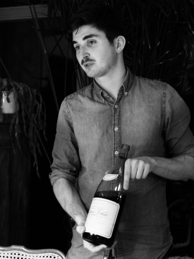 wein, weinsorte, rotwein, weißwein, roséwein, weingut, sommelier, sommellerie, weinprobe, weinverkostung, weinbewertung, weinwissen, weinbeschreibung, weincharakter, weinaromen, weinempfehlung, weinberatung, weintipp, weinpairing, foodpairing, weinbegleitung, wein und essen, wein zum fisch, wein zum steak, wein zu käse, wein zu pasta, wein zum dessert, weinmenü, fine dining, gastronomie, restaurantwein, haubenrestaurant, michelin, delice stuttgart, weinliste, weinkarte, weinauswahl, servicekultur, servicekunst, gastgeber, sommelierschule, sommelierschein, sommelierschulung, sensorik, weinsensorik, aromarad, geschmacksprofil, terroir, weinbau, weinrebe, rebsorte, weinberg, weinregion, herkunft, weinland, weinbaugebiet, deutschlandwein, italienwein, französischer wein, spanischer wein, österreichwein, schweizer wein, südafrika wein, kalifornien wein, napa valley, bordeaux, burgund, chianti, rioja, ribera del duero, moselwein, pfalzwein, rheingau, rheinhessen, frankenwein, badenwein, sachsenwein, saale-unstrut, elsasswein, piemontwein, barolo, barbaresco, brunello, amarone, valpolicella, prosecco, franciacorta, champagne, cremants, sekt, deutscher sekt, schaumwein, stillwein, natural wine, orange wine, biodynamischer wein, biowein, veganer wein, nachhaltiger wein, weinherstellung, kelterung, gärung, malolaktische gärung, ausbau, barrique, holzfass, edelstahltank, flaschenreife, dekantieren, karaffieren, weinservice, trinktemperatur, weinglas, zieher vision, zieher glass, burgunderglas, rieslingglas, universalglas, rotweinglas, weißweinglas, glasform, aromaentfaltung, glasempfehlung, weinlagerung, weinkeller, weinklimaschrank, weintemperierung, korken, schraubverschluss, naturkork, glasverschluss, korkfehler, oxidation, belüftung, sediment, depot, weinflecken, weinstein, weinfehler, schwefel, säure, restzucker, trocken, halbtrocken, feinherb, lieblich, süßwein, dessertwein, eiswein, beerenauslese, trockenbeerenauslese, spätlese, auslese, kabinett, pradikatswein, qualitätswein, tafelwein, landwein, weingesetz, appellation, docg, aoc, d.o., vdp, grosses gewächs, erste lage, weinbewertungssystem, parker punkte, falstaff punkte, vinum, wein plus, tasting note, verkostungsnotiz, farbe, bukett, duft, mundgefühl, struktur, körper, tannin, abgang, länge, komplexität, balance, mineralität, frucht, würze, florale noten, kräuter, vanille, toast, mokka, leder, erde, stein, graphite, salz, kalk, kirsche, pflaume, himbeere, brombeere, apfel, birne, zitrus, limette, grapefruit, ananas, mango, pfirsich, marille, honig, haselnuss, mandel, butter, karamell, rauch, pfeffer, balsamico, eukalyptus, menthol, kräuterwürze, kräuterduft, rosennote, veilchen, lavendel, wacholder, muskat, zimt, nelke, kumin, schokolade, kaffeebohne, toastbrot, hefe, brioche, kreide, mineralisch, floral, würzig, fruchtig, elegant, kräftig, rund, harmonisch, frisch, kühl, linear, lang, dicht, filigran, stoffig, samtig, cremig, lebendig, fein, komplex, tief, delikat, zart, salzig, kalkig, rauchig, reif, jugendlich, balanciert, animierend, expressiv, subtil, konzentriert, trinkreif, lagerfähig, jahrgang, jahrgangstiefe, jahrgangsvergleich, klimawandel, hitzejahrgang, weinqualität, erntezeitpunkt, handlese, selektion, weinlese, mostgewicht, oechsle, weinsäure, weinzucker, weinalkohol, alkoholgehalt, restzuckeranalyse, ph-wert, schwefelung, filtrierung, unfiltriert, weinbereitung, cuvée, reinsortig, assemblage, blend, fassprobe, bottling, degorgieren, dégorgement, dosage, brut, extra brut, sec, demi sec, doux, reserve, vintage, non vintage, jahrgangssekt, prestige cuvée, grand cru, premier cru, village, cru classé, estate, domaine, tenuta, bodega, château, weingutsführung, weinverkauf, weinhandlung, onlineweinhandel, weinshop, vinothek, weinmesse, weinevent, weinfestival, weingala, weinreise, weintourismus, tasting flight, masterclass, sommelierschule, weinakademie, weinseminar, sensoriktraining, degustation, blindverkostung, vergleichsprobe, horizontale verkostung, vertikale verkostung, weinbeschreibung schreiben, tasting note vorlage, aroma erkennen, wein bewerten, wein empfehlen, best wine germany, best sommeliers, deutscher sommelierverband, wset, court of master sommeliers, weinexperte, weinkritiker, weinjournalismus, weinblog, weinpodcast, weinmagazin, weinwissen online, gastrokultur, kulinarik, gourmet, fine dining szene, sterneküche, haubenküche, pairing idee, menübegleitung, amuse bouche, wein zum käse, wein zum dessert, aperitif, digestif, wein und sake, sakepairing, champagnerpairing, rosétrends, naturalwine trend, orange wine trend, zero dosage, low intervention, slow wine, nachhaltigkeit im weinbau, regenerative weinwirtschaft, biodynamik, demeter, ecovin, fair’n green, klimaneutraler wein, co2 bilanz wein, glas vs bag in box, wein innovation, alkoholfreier wein, entalkoholisierter wein, wein ohne alkohol, wein mit wenig alkohol, leichte weine, sommerwein, winterwein, festtagswein, weihnachtswein, osterwein, grillwein, terrassewein, picknickwein, aperitifwein, brunchwein, valentinstag wein, muttertag wein, geschenkwein, weingeschenk, firmengeschenk, personalisiertes etikett, flaschenetikett, etikettendesign, korkenzieher, sommeliermesser, dekantierkaraffe, weinausgießer, weinthermometer, flaschenverschluss, weinaccessoires, weinreinigung, glasreinigung, weinglaspolitur, weingläser kaufen, zieher gläser, zieher vision balance, zieher vision intense, zieher vision fresh, zieher vision straight, zieher vision graceful, zieher vision rich, zieher vision delicate, glastest, aromaentwicklung, gläservergleich, weinservice im restaurant, serviceprotokoll, mise en place wein, gastansprache, storytelling am tisch, weinphilosophie, emotion im service, gastzufriedenheit, feinsinn, wein und kultur, wein und kunst, wein und musik, wein und literatur, wein und reisen, weinregion italien, weinregion frankreich, weinregion deutschland, region stuttgart, wein aus württemberg, neckartal wein, remstal, heilbronner weinstraße, wein aus der pfalz, wein aus baden, wein aus franken, wein aus der mosel, rheingau riesling, pfälzer chardonnay, deutscher pinot noir, spätburgunder, grauburgunder, weissburgunder, silvaner, riesling, sauvignon blanc, muskateller, scheurebe, gewürztraminer, chardonnay, pinot blanc, pinot gris, pinot noir, nebbiolo, sangiovese, tempranillo, cabernet sauvignon, merlot, syrah, grenache, carignan, malbec, zinfandel, shiraz, touriga nacional, albariño, vermentino, verdejo, grüner veltliner, blaufränkisch, zweigelt, saint laurent, tannat, barbera, dolcetto, aglianico, nero d’avola, cortese, garganega, viognier, marsanne, roussanne, chenin blanc, rieslaner, muscadet, viura, clairette, semillon, weintrend, sommelierszene, weinkultur deutschland, europäische weinkultur, neue weinwelt, alte welt wein, moderne weininterpretation, weinphilosophie, serviceleidenschaft, gastgeberschaft, sinneswahrnehmung, geschmackstraining, feine aromatik, elegance im glas, balance im wein, weincharme, weinleidenschaft, genusskultur, lebensfreude, genussmoment, stilvoll trinken, wein erleben, wein entdecken, wein verstehen, wein teilen, wein genießen, wein erleben podcast, sommelier interview, evangelos pattas, delice restaurant, stuttgart fine dining, silvio nitzsche podcast, sommeliers erzählen, weinwissen teilen, deutsche sommellerie, weinleidenschaft deutschland, kultur des genusses, wein und leben, kunst des servierens, stille eleganz, wein als beziehung, genuss im glas, handwerk im service, achtsamkeit im wein, feine noten, große momente, leben mit wein, service und seele, wein als sprache, die kunst des pairings.