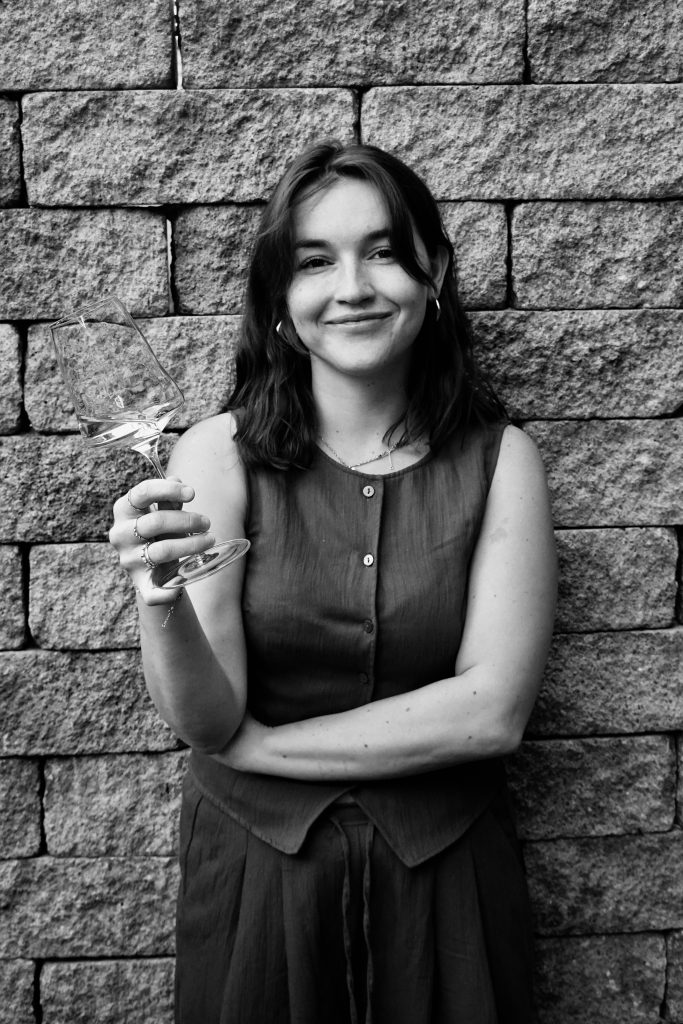 wein, weinsorte, rotwein, weißwein, roséwein, weingut, sommelier, sommellerie, weinprobe, weinverkostung, weinbewertung, weinwissen, weinbeschreibung, weincharakter, weinaromen, weinempfehlung, weinberatung, weintipp, weinpairing, foodpairing, weinbegleitung, wein und essen, wein zum fisch, wein zum steak, wein zu käse, wein zu pasta, wein zum dessert, weinmenü, fine dining, gastronomie, restaurantwein, haubenrestaurant, michelin, delice stuttgart, weinliste, weinkarte, weinauswahl, servicekultur, servicekunst, gastgeber, sommelierschule, sommelierschein, sommelierschulung, sensorik, weinsensorik, aromarad, geschmacksprofil, terroir, weinbau, weinrebe, rebsorte, weinberg, weinregion, herkunft, weinland, weinbaugebiet, deutschlandwein, italienwein, französischer wein, spanischer wein, österreichwein, schweizer wein, südafrika wein, kalifornien wein, napa valley, bordeaux, burgund, chianti, rioja, ribera del duero, moselwein, pfalzwein, rheingau, rheinhessen, frankenwein, badenwein, sachsenwein, saale-unstrut, elsasswein, piemontwein, barolo, barbaresco, brunello, amarone, valpolicella, prosecco, franciacorta, champagne, cremants, sekt, deutscher sekt, schaumwein, stillwein, natural wine, orange wine, biodynamischer wein, biowein, veganer wein, nachhaltiger wein, weinherstellung, kelterung, gärung, malolaktische gärung, ausbau, barrique, holzfass, edelstahltank, flaschenreife, dekantieren, karaffieren, weinservice, trinktemperatur, weinglas, zieher vision, zieher glass, burgunderglas, rieslingglas, universalglas, rotweinglas, weißweinglas, glasform, aromaentfaltung, glasempfehlung, weinlagerung, weinkeller, weinklimaschrank, weintemperierung, korken, schraubverschluss, naturkork, glasverschluss, korkfehler, oxidation, belüftung, sediment, depot, weinflecken, weinstein, weinfehler, schwefel, säure, restzucker, trocken, halbtrocken, feinherb, lieblich, süßwein, dessertwein, eiswein, beerenauslese, trockenbeerenauslese, spätlese, auslese, kabinett, pradikatswein, qualitätswein, tafelwein, landwein, weingesetz, appellation, docg, aoc, d.o., vdp, grosses gewächs, erste lage, weinbewertungssystem, parker punkte, falstaff punkte, vinum, wein plus, tasting note, verkostungsnotiz, farbe, bukett, duft, mundgefühl, struktur, körper, tannin, abgang, länge, komplexität, balance, mineralität, frucht, würze, florale noten, kräuter, vanille, toast, mokka, leder, erde, stein, graphite, salz, kalk, kirsche, pflaume, himbeere, brombeere, apfel, birne, zitrus, limette, grapefruit, ananas, mango, pfirsich, marille, honig, haselnuss, mandel, butter, karamell, rauch, pfeffer, balsamico, eukalyptus, menthol, kräuterwürze, kräuterduft, rosennote, veilchen, lavendel, wacholder, muskat, zimt, nelke, kumin, schokolade, kaffeebohne, toastbrot, hefe, brioche, kreide, mineralisch, floral, würzig, fruchtig, elegant, kräftig, rund, harmonisch, frisch, kühl, linear, lang, dicht, filigran, stoffig, samtig, cremig, lebendig, fein, komplex, tief, delikat, zart, salzig, kalkig, rauchig, reif, jugendlich, balanciert, animierend, expressiv, subtil, konzentriert, trinkreif, lagerfähig, jahrgang, jahrgangstiefe, jahrgangsvergleich, klimawandel, hitzejahrgang, weinqualität, erntezeitpunkt, handlese, selektion, weinlese, mostgewicht, oechsle, weinsäure, weinzucker, weinalkohol, alkoholgehalt, restzuckeranalyse, ph-wert, schwefelung, filtrierung, unfiltriert, weinbereitung, cuvée, reinsortig, assemblage, blend, fassprobe, bottling, degorgieren, dégorgement, dosage, brut, extra brut, sec, demi sec, doux, reserve, vintage, non vintage, jahrgangssekt, prestige cuvée, grand cru, premier cru, village, cru classé, estate, domaine, tenuta, bodega, château, weingutsführung, weinverkauf, weinhandlung, onlineweinhandel, weinshop, vinothek, weinmesse, weinevent, weinfestival, weingala, weinreise, weintourismus, tasting flight, masterclass, sommelierschule, weinakademie, weinseminar, sensoriktraining, degustation, blindverkostung, vergleichsprobe, horizontale verkostung, vertikale verkostung, weinbeschreibung schreiben, tasting note vorlage, aroma erkennen, wein bewerten, wein empfehlen, best wine germany, best sommeliers, deutscher sommelierverband, wset, court of master sommeliers, weinexperte, weinkritiker, weinjournalismus, weinblog, weinpodcast, weinmagazin, weinwissen online, gastrokultur, kulinarik, gourmet, fine dining szene, sterneküche, haubenküche, pairing idee, menübegleitung, amuse bouche, wein zum käse, wein zum dessert, aperitif, digestif, wein und sake, sakepairing, champagnerpairing, rosétrends, naturalwine trend, orange wine trend, zero dosage, low intervention, slow wine, nachhaltigkeit im weinbau, regenerative weinwirtschaft, biodynamik, demeter, ecovin, fair’n green, klimaneutraler wein, co2 bilanz wein, glas vs bag in box, wein innovation, alkoholfreier wein, entalkoholisierter wein, wein ohne alkohol, wein mit wenig alkohol, leichte weine, sommerwein, winterwein, festtagswein, weihnachtswein, osterwein, grillwein, terrassewein, picknickwein, aperitifwein, brunchwein, valentinstag wein, muttertag wein, geschenkwein, weingeschenk, firmengeschenk, personalisiertes etikett, flaschenetikett, etikettendesign, korkenzieher, sommeliermesser, dekantierkaraffe, weinausgießer, weinthermometer, flaschenverschluss, weinaccessoires, weinreinigung, glasreinigung, weinglaspolitur, weingläser kaufen, zieher gläser, zieher vision balance, zieher vision intense, zieher vision fresh, zieher vision straight, zieher vision graceful, zieher vision rich, zieher vision delicate, glastest, aromaentwicklung, gläservergleich, weinservice im restaurant, serviceprotokoll, mise en place wein, gastansprache, storytelling am tisch, weinphilosophie, emotion im service, gastzufriedenheit, feinsinn, wein und kultur, wein und kunst, wein und musik, wein und literatur, wein und reisen, weinregion italien, weinregion frankreich, weinregion deutschland, region stuttgart, wein aus württemberg, neckartal wein, remstal, heilbronner weinstraße, wein aus der pfalz, wein aus baden, wein aus franken, wein aus der mosel, rheingau riesling, pfälzer chardonnay, deutscher pinot noir, spätburgunder, grauburgunder, weissburgunder, silvaner, riesling, sauvignon blanc, muskateller, scheurebe, gewürztraminer, chardonnay, pinot blanc, pinot gris, pinot noir, nebbiolo, sangiovese, tempranillo, cabernet sauvignon, merlot, syrah, grenache, carignan, malbec, zinfandel, shiraz, touriga nacional, albariño, vermentino, verdejo, grüner veltliner, blaufränkisch, zweigelt, saint laurent, tannat, barbera, dolcetto, aglianico, nero d’avola, cortese, garganega, viognier, marsanne, roussanne, chenin blanc, rieslaner, muscadet, viura, clairette, semillon, weintrend, sommelierszene, weinkultur deutschland, europäische weinkultur, neue weinwelt, alte welt wein, moderne weininterpretation, weinphilosophie, serviceleidenschaft, gastgeberschaft, sinneswahrnehmung, geschmackstraining, feine aromatik, elegance im glas, balance im wein, weincharme, weinleidenschaft, genusskultur, lebensfreude, genussmoment, stilvoll trinken, wein erleben, wein entdecken, wein verstehen, wein teilen, wein genießen, wein erleben podcast, sommelier interview, evangelos pattas, delice restaurant, stuttgart fine dining, silvio nitzsche podcast, sommeliers erzählen, weinwissen teilen, deutsche sommellerie, weinleidenschaft deutschland, kultur des genusses, wein und leben, kunst des servierens, stille eleganz, wein als beziehung, genuss im glas, handwerk im service, achtsamkeit im wein, feine noten, große momente, leben mit wein, service und seele, wein als sprache, die kunst des pairings.