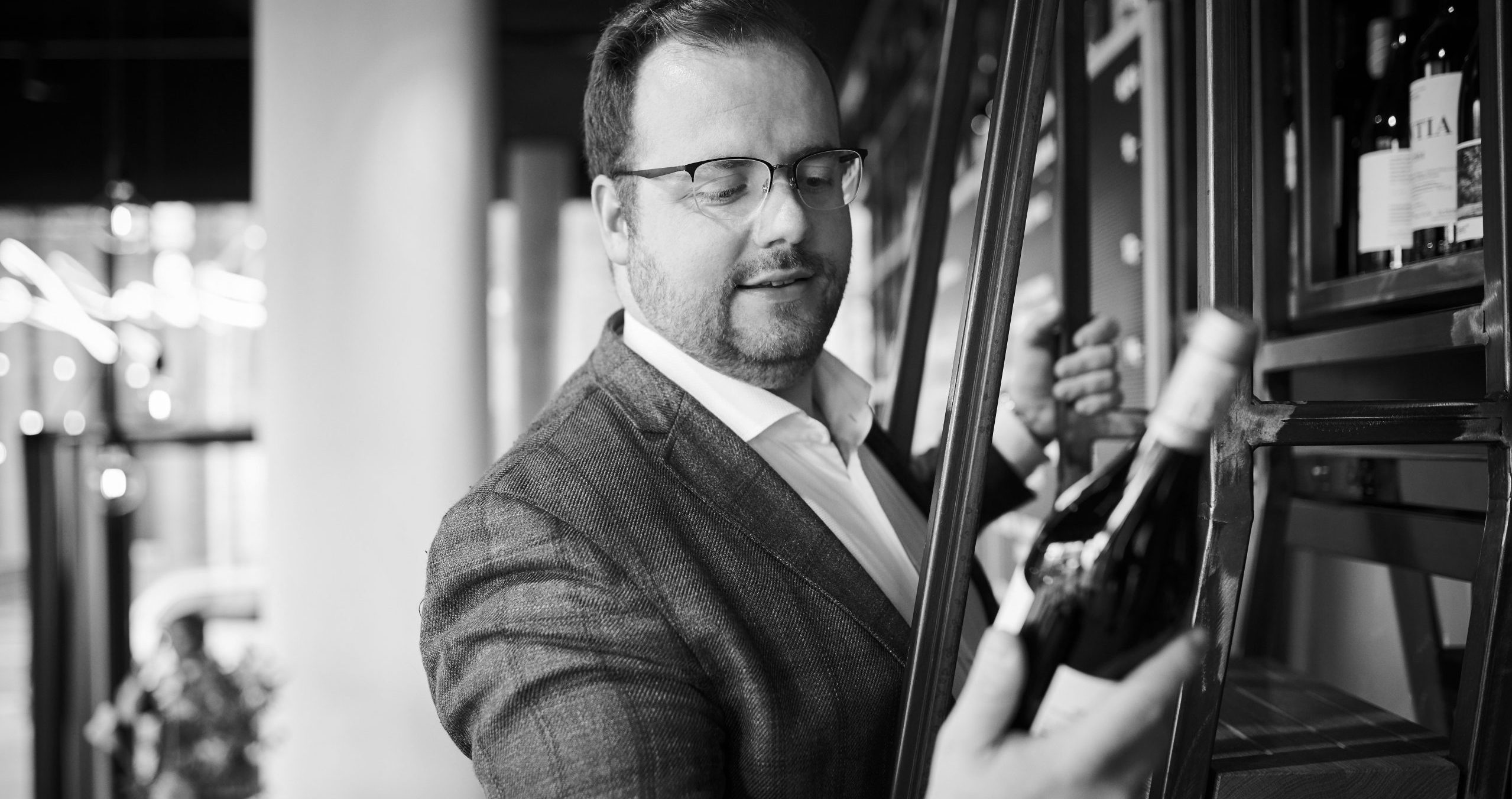 wein, weinsorte, rotwein, weißwein, roséwein, weingut, sommelier, sommellerie, weinprobe, weinverkostung, weinbewertung, weinwissen, weinbeschreibung, weincharakter, weinaromen, weinempfehlung, weinberatung, weintipp, weinpairing, foodpairing, weinbegleitung, wein und essen, wein zum fisch, wein zum steak, wein zu käse, wein zu pasta, wein zum dessert, weinmenü, fine dining, gastronomie, restaurantwein, haubenrestaurant, michelin, delice stuttgart, weinliste, weinkarte, weinauswahl, servicekultur, servicekunst, gastgeber, sommelierschule, sommelierschein, sommelierschulung, sensorik, weinsensorik, aromarad, geschmacksprofil, terroir, weinbau, weinrebe, rebsorte, weinberg, weinregion, herkunft, weinland, weinbaugebiet, deutschlandwein, italienwein, französischer wein, spanischer wein, österreichwein, schweizer wein, südafrika wein, kalifornien wein, napa valley, bordeaux, burgund, chianti, rioja, ribera del duero, moselwein, pfalzwein, rheingau, rheinhessen, frankenwein, badenwein, sachsenwein, saale-unstrut, elsasswein, piemontwein, barolo, barbaresco, brunello, amarone, valpolicella, prosecco, franciacorta, champagne, cremants, sekt, deutscher sekt, schaumwein, stillwein, natural wine, orange wine, biodynamischer wein, biowein, veganer wein, nachhaltiger wein, weinherstellung, kelterung, gärung, malolaktische gärung, ausbau, barrique, holzfass, edelstahltank, flaschenreife, dekantieren, karaffieren, weinservice, trinktemperatur, weinglas, zieher vision, zieher glass, burgunderglas, rieslingglas, universalglas, rotweinglas, weißweinglas, glasform, aromaentfaltung, glasempfehlung, weinlagerung, weinkeller, weinklimaschrank, weintemperierung, korken, schraubverschluss, naturkork, glasverschluss, korkfehler, oxidation, belüftung, sediment, depot, weinflecken, weinstein, weinfehler, schwefel, säure, restzucker, trocken, halbtrocken, feinherb, lieblich, süßwein, dessertwein, eiswein, beerenauslese, trockenbeerenauslese, spätlese, auslese, kabinett, pradikatswein, qualitätswein, tafelwein, landwein, weingesetz, appellation, docg, aoc, d.o., vdp, grosses gewächs, erste lage, weinbewertungssystem, parker punkte, falstaff punkte, vinum, wein plus, tasting note, verkostungsnotiz, farbe, bukett, duft, mundgefühl, struktur, körper, tannin, abgang, länge, komplexität, balance, mineralität, frucht, würze, florale noten, kräuter, vanille, toast, mokka, leder, erde, stein, graphite, salz, kalk, kirsche, pflaume, himbeere, brombeere, apfel, birne, zitrus, limette, grapefruit, ananas, mango, pfirsich, marille, honig, haselnuss, mandel, butter, karamell, rauch, pfeffer, balsamico, eukalyptus, menthol, kräuterwürze, kräuterduft, rosennote, veilchen, lavendel, wacholder, muskat, zimt, nelke, kumin, schokolade, kaffeebohne, toastbrot, hefe, brioche, kreide, mineralisch, floral, würzig, fruchtig, elegant, kräftig, rund, harmonisch, frisch, kühl, linear, lang, dicht, filigran, stoffig, samtig, cremig, lebendig, fein, komplex, tief, delikat, zart, salzig, kalkig, rauchig, reif, jugendlich, balanciert, animierend, expressiv, subtil, konzentriert, trinkreif, lagerfähig, jahrgang, jahrgangstiefe, jahrgangsvergleich, klimawandel, hitzejahrgang, weinqualität, erntezeitpunkt, handlese, selektion, weinlese, mostgewicht, oechsle, weinsäure, weinzucker, weinalkohol, alkoholgehalt, restzuckeranalyse, ph-wert, schwefelung, filtrierung, unfiltriert, weinbereitung, cuvée, reinsortig, assemblage, blend, fassprobe, bottling, degorgieren, dégorgement, dosage, brut, extra brut, sec, demi sec, doux, reserve, vintage, non vintage, jahrgangssekt, prestige cuvée, grand cru, premier cru, village, cru classé, estate, domaine, tenuta, bodega, château, weingutsführung, weinverkauf, weinhandlung, onlineweinhandel, weinshop, vinothek, weinmesse, weinevent, weinfestival, weingala, weinreise, weintourismus, tasting flight, masterclass, sommelierschule, weinakademie, weinseminar, sensoriktraining, degustation, blindverkostung, vergleichsprobe, horizontale verkostung, vertikale verkostung, weinbeschreibung schreiben, tasting note vorlage, aroma erkennen, wein bewerten, wein empfehlen, best wine germany, best sommeliers, deutscher sommelierverband, wset, court of master sommeliers, weinexperte, weinkritiker, weinjournalismus, weinblog, weinpodcast, weinmagazin, weinwissen online, gastrokultur, kulinarik, gourmet, fine dining szene, sterneküche, haubenküche, pairing idee, menübegleitung, amuse bouche, wein zum käse, wein zum dessert, aperitif, digestif, wein und sake, sakepairing, champagnerpairing, rosétrends, naturalwine trend, orange wine trend, zero dosage, low intervention, slow wine, nachhaltigkeit im weinbau, regenerative weinwirtschaft, biodynamik, demeter, ecovin, fair’n green, klimaneutraler wein, co2 bilanz wein, glas vs bag in box, wein innovation, alkoholfreier wein, entalkoholisierter wein, wein ohne alkohol, wein mit wenig alkohol, leichte weine, sommerwein, winterwein, festtagswein, weihnachtswein, osterwein, grillwein, terrassewein, picknickwein, aperitifwein, brunchwein, valentinstag wein, muttertag wein, geschenkwein, weingeschenk, firmengeschenk, personalisiertes etikett, flaschenetikett, etikettendesign, korkenzieher, sommeliermesser, dekantierkaraffe, weinausgießer, weinthermometer, flaschenverschluss, weinaccessoires, weinreinigung, glasreinigung, weinglaspolitur, weingläser kaufen, zieher gläser, zieher vision balance, zieher vision intense, zieher vision fresh, zieher vision straight, zieher vision graceful, zieher vision rich, zieher vision delicate, glastest, aromaentwicklung, gläservergleich, weinservice im restaurant, serviceprotokoll, mise en place wein, gastansprache, storytelling am tisch, weinphilosophie, emotion im service, gastzufriedenheit, feinsinn, wein und kultur, wein und kunst, wein und musik, wein und literatur, wein und reisen, weinregion italien, weinregion frankreich, weinregion deutschland, region stuttgart, wein aus württemberg, neckartal wein, remstal, heilbronner weinstraße, wein aus der pfalz, wein aus baden, wein aus franken, wein aus der mosel, rheingau riesling, pfälzer chardonnay, deutscher pinot noir, spätburgunder, grauburgunder, weissburgunder, silvaner, riesling, sauvignon blanc, muskateller, scheurebe, gewürztraminer, chardonnay, pinot blanc, pinot gris, pinot noir, nebbiolo, sangiovese, tempranillo, cabernet sauvignon, merlot, syrah, grenache, carignan, malbec, zinfandel, shiraz, touriga nacional, albariño, vermentino, verdejo, grüner veltliner, blaufränkisch, zweigelt, saint laurent, tannat, barbera, dolcetto, aglianico, nero d’avola, cortese, garganega, viognier, marsanne, roussanne, chenin blanc, rieslaner, muscadet, viura, clairette, semillon, weintrend, sommelierszene, weinkultur deutschland, europäische weinkultur, neue weinwelt, alte welt wein, moderne weininterpretation, weinphilosophie, serviceleidenschaft, gastgeberschaft, sinneswahrnehmung, geschmackstraining, feine aromatik, elegance im glas, balance im wein, weincharme, weinleidenschaft, genusskultur, lebensfreude, genussmoment, stilvoll trinken, wein erleben, wein entdecken, wein verstehen, wein teilen, wein genießen, wein erleben podcast, sommelier interview, evangelos pattas, delice restaurant, stuttgart fine dining, silvio nitzsche podcast, sommeliers erzählen, weinwissen teilen, deutsche sommellerie, weinleidenschaft deutschland, kultur des genusses, wein und leben, kunst des servierens, stille eleganz, wein als beziehung, genuss im glas, handwerk im service, achtsamkeit im wein, feine noten, große momente, leben mit wein, service und seele, wein als sprache, die kunst des pairings.