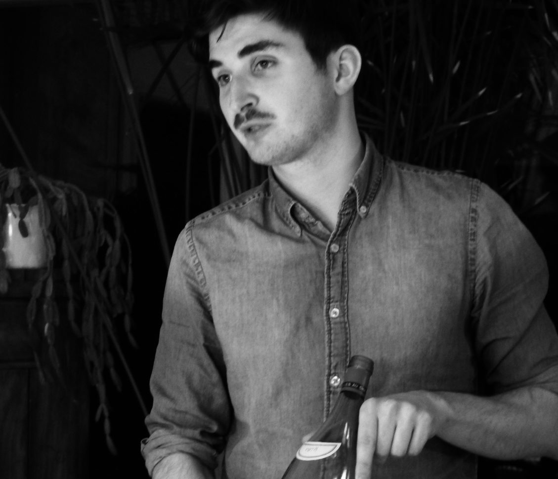 wein, weinsorte, rotwein, weißwein, roséwein, weingut, sommelier, sommellerie, weinprobe, weinverkostung, weinbewertung, weinwissen, weinbeschreibung, weincharakter, weinaromen, weinempfehlung, weinberatung, weintipp, weinpairing, foodpairing, weinbegleitung, wein und essen, wein zum fisch, wein zum steak, wein zu käse, wein zu pasta, wein zum dessert, weinmenü, fine dining, gastronomie, restaurantwein, haubenrestaurant, michelin, delice stuttgart, weinliste, weinkarte, weinauswahl, servicekultur, servicekunst, gastgeber, sommelierschule, sommelierschein, sommelierschulung, sensorik, weinsensorik, aromarad, geschmacksprofil, terroir, weinbau, weinrebe, rebsorte, weinberg, weinregion, herkunft, weinland, weinbaugebiet, deutschlandwein, italienwein, französischer wein, spanischer wein, österreichwein, schweizer wein, südafrika wein, kalifornien wein, napa valley, bordeaux, burgund, chianti, rioja, ribera del duero, moselwein, pfalzwein, rheingau, rheinhessen, frankenwein, badenwein, sachsenwein, saale-unstrut, elsasswein, piemontwein, barolo, barbaresco, brunello, amarone, valpolicella, prosecco, franciacorta, champagne, cremants, sekt, deutscher sekt, schaumwein, stillwein, natural wine, orange wine, biodynamischer wein, biowein, veganer wein, nachhaltiger wein, weinherstellung, kelterung, gärung, malolaktische gärung, ausbau, barrique, holzfass, edelstahltank, flaschenreife, dekantieren, karaffieren, weinservice, trinktemperatur, weinglas, zieher vision, zieher glass, burgunderglas, rieslingglas, universalglas, rotweinglas, weißweinglas, glasform, aromaentfaltung, glasempfehlung, weinlagerung, weinkeller, weinklimaschrank, weintemperierung, korken, schraubverschluss, naturkork, glasverschluss, korkfehler, oxidation, belüftung, sediment, depot, weinflecken, weinstein, weinfehler, schwefel, säure, restzucker, trocken, halbtrocken, feinherb, lieblich, süßwein, dessertwein, eiswein, beerenauslese, trockenbeerenauslese, spätlese, auslese, kabinett, pradikatswein, qualitätswein, tafelwein, landwein, weingesetz, appellation, docg, aoc, d.o., vdp, grosses gewächs, erste lage, weinbewertungssystem, parker punkte, falstaff punkte, vinum, wein plus, tasting note, verkostungsnotiz, farbe, bukett, duft, mundgefühl, struktur, körper, tannin, abgang, länge, komplexität, balance, mineralität, frucht, würze, florale noten, kräuter, vanille, toast, mokka, leder, erde, stein, graphite, salz, kalk, kirsche, pflaume, himbeere, brombeere, apfel, birne, zitrus, limette, grapefruit, ananas, mango, pfirsich, marille, honig, haselnuss, mandel, butter, karamell, rauch, pfeffer, balsamico, eukalyptus, menthol, kräuterwürze, kräuterduft, rosennote, veilchen, lavendel, wacholder, muskat, zimt, nelke, kumin, schokolade, kaffeebohne, toastbrot, hefe, brioche, kreide, mineralisch, floral, würzig, fruchtig, elegant, kräftig, rund, harmonisch, frisch, kühl, linear, lang, dicht, filigran, stoffig, samtig, cremig, lebendig, fein, komplex, tief, delikat, zart, salzig, kalkig, rauchig, reif, jugendlich, balanciert, animierend, expressiv, subtil, konzentriert, trinkreif, lagerfähig, jahrgang, jahrgangstiefe, jahrgangsvergleich, klimawandel, hitzejahrgang, weinqualität, erntezeitpunkt, handlese, selektion, weinlese, mostgewicht, oechsle, weinsäure, weinzucker, weinalkohol, alkoholgehalt, restzuckeranalyse, ph-wert, schwefelung, filtrierung, unfiltriert, weinbereitung, cuvée, reinsortig, assemblage, blend, fassprobe, bottling, degorgieren, dégorgement, dosage, brut, extra brut, sec, demi sec, doux, reserve, vintage, non vintage, jahrgangssekt, prestige cuvée, grand cru, premier cru, village, cru classé, estate, domaine, tenuta, bodega, château, weingutsführung, weinverkauf, weinhandlung, onlineweinhandel, weinshop, vinothek, weinmesse, weinevent, weinfestival, weingala, weinreise, weintourismus, tasting flight, masterclass, sommelierschule, weinakademie, weinseminar, sensoriktraining, degustation, blindverkostung, vergleichsprobe, horizontale verkostung, vertikale verkostung, weinbeschreibung schreiben, tasting note vorlage, aroma erkennen, wein bewerten, wein empfehlen, best wine germany, best sommeliers, deutscher sommelierverband, wset, court of master sommeliers, weinexperte, weinkritiker, weinjournalismus, weinblog, weinpodcast, weinmagazin, weinwissen online, gastrokultur, kulinarik, gourmet, fine dining szene, sterneküche, haubenküche, pairing idee, menübegleitung, amuse bouche, wein zum käse, wein zum dessert, aperitif, digestif, wein und sake, sakepairing, champagnerpairing, rosétrends, naturalwine trend, orange wine trend, zero dosage, low intervention, slow wine, nachhaltigkeit im weinbau, regenerative weinwirtschaft, biodynamik, demeter, ecovin, fair’n green, klimaneutraler wein, co2 bilanz wein, glas vs bag in box, wein innovation, alkoholfreier wein, entalkoholisierter wein, wein ohne alkohol, wein mit wenig alkohol, leichte weine, sommerwein, winterwein, festtagswein, weihnachtswein, osterwein, grillwein, terrassewein, picknickwein, aperitifwein, brunchwein, valentinstag wein, muttertag wein, geschenkwein, weingeschenk, firmengeschenk, personalisiertes etikett, flaschenetikett, etikettendesign, korkenzieher, sommeliermesser, dekantierkaraffe, weinausgießer, weinthermometer, flaschenverschluss, weinaccessoires, weinreinigung, glasreinigung, weinglaspolitur, weingläser kaufen, zieher gläser, zieher vision balance, zieher vision intense, zieher vision fresh, zieher vision straight, zieher vision graceful, zieher vision rich, zieher vision delicate, glastest, aromaentwicklung, gläservergleich, weinservice im restaurant, serviceprotokoll, mise en place wein, gastansprache, storytelling am tisch, weinphilosophie, emotion im service, gastzufriedenheit, feinsinn, wein und kultur, wein und kunst, wein und musik, wein und literatur, wein und reisen, weinregion italien, weinregion frankreich, weinregion deutschland, region stuttgart, wein aus württemberg, neckartal wein, remstal, heilbronner weinstraße, wein aus der pfalz, wein aus baden, wein aus franken, wein aus der mosel, rheingau riesling, pfälzer chardonnay, deutscher pinot noir, spätburgunder, grauburgunder, weissburgunder, silvaner, riesling, sauvignon blanc, muskateller, scheurebe, gewürztraminer, chardonnay, pinot blanc, pinot gris, pinot noir, nebbiolo, sangiovese, tempranillo, cabernet sauvignon, merlot, syrah, grenache, carignan, malbec, zinfandel, shiraz, touriga nacional, albariño, vermentino, verdejo, grüner veltliner, blaufränkisch, zweigelt, saint laurent, tannat, barbera, dolcetto, aglianico, nero d’avola, cortese, garganega, viognier, marsanne, roussanne, chenin blanc, rieslaner, muscadet, viura, clairette, semillon, weintrend, sommelierszene, weinkultur deutschland, europäische weinkultur, neue weinwelt, alte welt wein, moderne weininterpretation, weinphilosophie, serviceleidenschaft, gastgeberschaft, sinneswahrnehmung, geschmackstraining, feine aromatik, elegance im glas, balance im wein, weincharme, weinleidenschaft, genusskultur, lebensfreude, genussmoment, stilvoll trinken, wein erleben, wein entdecken, wein verstehen, wein teilen, wein genießen, wein erleben podcast, sommelier interview, evangelos pattas, delice restaurant, stuttgart fine dining, silvio nitzsche podcast, sommeliers erzählen, weinwissen teilen, deutsche sommellerie, weinleidenschaft deutschland, kultur des genusses, wein und leben, kunst des servierens, stille eleganz, wein als beziehung, genuss im glas, handwerk im service, achtsamkeit im wein, feine noten, große momente, leben mit wein, service und seele, wein als sprache, die kunst des pairings.