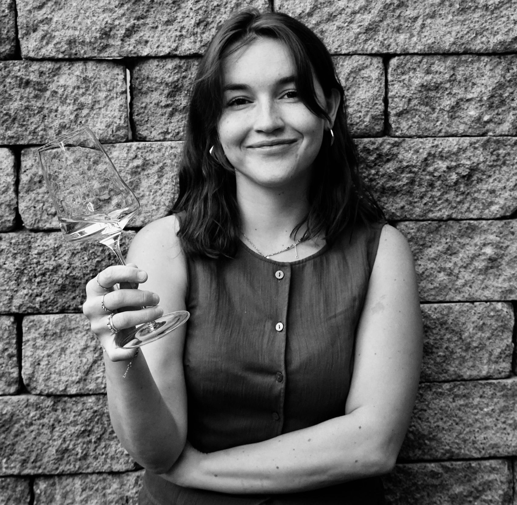 wein, weinsorte, rotwein, weißwein, roséwein, weingut, sommelier, sommellerie, weinprobe, weinverkostung, weinbewertung, weinwissen, weinbeschreibung, weincharakter, weinaromen, weinempfehlung, weinberatung, weintipp, weinpairing, foodpairing, weinbegleitung, wein und essen, wein zum fisch, wein zum steak, wein zu käse, wein zu pasta, wein zum dessert, weinmenü, fine dining, gastronomie, restaurantwein, haubenrestaurant, michelin, delice stuttgart, weinliste, weinkarte, weinauswahl, servicekultur, servicekunst, gastgeber, sommelierschule, sommelierschein, sommelierschulung, sensorik, weinsensorik, aromarad, geschmacksprofil, terroir, weinbau, weinrebe, rebsorte, weinberg, weinregion, herkunft, weinland, weinbaugebiet, deutschlandwein, italienwein, französischer wein, spanischer wein, österreichwein, schweizer wein, südafrika wein, kalifornien wein, napa valley, bordeaux, burgund, chianti, rioja, ribera del duero, moselwein, pfalzwein, rheingau, rheinhessen, frankenwein, badenwein, sachsenwein, saale-unstrut, elsasswein, piemontwein, barolo, barbaresco, brunello, amarone, valpolicella, prosecco, franciacorta, champagne, cremants, sekt, deutscher sekt, schaumwein, stillwein, natural wine, orange wine, biodynamischer wein, biowein, veganer wein, nachhaltiger wein, weinherstellung, kelterung, gärung, malolaktische gärung, ausbau, barrique, holzfass, edelstahltank, flaschenreife, dekantieren, karaffieren, weinservice, trinktemperatur, weinglas, zieher vision, zieher glass, burgunderglas, rieslingglas, universalglas, rotweinglas, weißweinglas, glasform, aromaentfaltung, glasempfehlung, weinlagerung, weinkeller, weinklimaschrank, weintemperierung, korken, schraubverschluss, naturkork, glasverschluss, korkfehler, oxidation, belüftung, sediment, depot, weinflecken, weinstein, weinfehler, schwefel, säure, restzucker, trocken, halbtrocken, feinherb, lieblich, süßwein, dessertwein, eiswein, beerenauslese, trockenbeerenauslese, spätlese, auslese, kabinett, pradikatswein, qualitätswein, tafelwein, landwein, weingesetz, appellation, docg, aoc, d.o., vdp, grosses gewächs, erste lage, weinbewertungssystem, parker punkte, falstaff punkte, vinum, wein plus, tasting note, verkostungsnotiz, farbe, bukett, duft, mundgefühl, struktur, körper, tannin, abgang, länge, komplexität, balance, mineralität, frucht, würze, florale noten, kräuter, vanille, toast, mokka, leder, erde, stein, graphite, salz, kalk, kirsche, pflaume, himbeere, brombeere, apfel, birne, zitrus, limette, grapefruit, ananas, mango, pfirsich, marille, honig, haselnuss, mandel, butter, karamell, rauch, pfeffer, balsamico, eukalyptus, menthol, kräuterwürze, kräuterduft, rosennote, veilchen, lavendel, wacholder, muskat, zimt, nelke, kumin, schokolade, kaffeebohne, toastbrot, hefe, brioche, kreide, mineralisch, floral, würzig, fruchtig, elegant, kräftig, rund, harmonisch, frisch, kühl, linear, lang, dicht, filigran, stoffig, samtig, cremig, lebendig, fein, komplex, tief, delikat, zart, salzig, kalkig, rauchig, reif, jugendlich, balanciert, animierend, expressiv, subtil, konzentriert, trinkreif, lagerfähig, jahrgang, jahrgangstiefe, jahrgangsvergleich, klimawandel, hitzejahrgang, weinqualität, erntezeitpunkt, handlese, selektion, weinlese, mostgewicht, oechsle, weinsäure, weinzucker, weinalkohol, alkoholgehalt, restzuckeranalyse, ph-wert, schwefelung, filtrierung, unfiltriert, weinbereitung, cuvée, reinsortig, assemblage, blend, fassprobe, bottling, degorgieren, dégorgement, dosage, brut, extra brut, sec, demi sec, doux, reserve, vintage, non vintage, jahrgangssekt, prestige cuvée, grand cru, premier cru, village, cru classé, estate, domaine, tenuta, bodega, château, weingutsführung, weinverkauf, weinhandlung, onlineweinhandel, weinshop, vinothek, weinmesse, weinevent, weinfestival, weingala, weinreise, weintourismus, tasting flight, masterclass, sommelierschule, weinakademie, weinseminar, sensoriktraining, degustation, blindverkostung, vergleichsprobe, horizontale verkostung, vertikale verkostung, weinbeschreibung schreiben, tasting note vorlage, aroma erkennen, wein bewerten, wein empfehlen, best wine germany, best sommeliers, deutscher sommelierverband, wset, court of master sommeliers, weinexperte, weinkritiker, weinjournalismus, weinblog, weinpodcast, weinmagazin, weinwissen online, gastrokultur, kulinarik, gourmet, fine dining szene, sterneküche, haubenküche, pairing idee, menübegleitung, amuse bouche, wein zum käse, wein zum dessert, aperitif, digestif, wein und sake, sakepairing, champagnerpairing, rosétrends, naturalwine trend, orange wine trend, zero dosage, low intervention, slow wine, nachhaltigkeit im weinbau, regenerative weinwirtschaft, biodynamik, demeter, ecovin, fair’n green, klimaneutraler wein, co2 bilanz wein, glas vs bag in box, wein innovation, alkoholfreier wein, entalkoholisierter wein, wein ohne alkohol, wein mit wenig alkohol, leichte weine, sommerwein, winterwein, festtagswein, weihnachtswein, osterwein, grillwein, terrassewein, picknickwein, aperitifwein, brunchwein, valentinstag wein, muttertag wein, geschenkwein, weingeschenk, firmengeschenk, personalisiertes etikett, flaschenetikett, etikettendesign, korkenzieher, sommeliermesser, dekantierkaraffe, weinausgießer, weinthermometer, flaschenverschluss, weinaccessoires, weinreinigung, glasreinigung, weinglaspolitur, weingläser kaufen, zieher gläser, zieher vision balance, zieher vision intense, zieher vision fresh, zieher vision straight, zieher vision graceful, zieher vision rich, zieher vision delicate, glastest, aromaentwicklung, gläservergleich, weinservice im restaurant, serviceprotokoll, mise en place wein, gastansprache, storytelling am tisch, weinphilosophie, emotion im service, gastzufriedenheit, feinsinn, wein und kultur, wein und kunst, wein und musik, wein und literatur, wein und reisen, weinregion italien, weinregion frankreich, weinregion deutschland, region stuttgart, wein aus württemberg, neckartal wein, remstal, heilbronner weinstraße, wein aus der pfalz, wein aus baden, wein aus franken, wein aus der mosel, rheingau riesling, pfälzer chardonnay, deutscher pinot noir, spätburgunder, grauburgunder, weissburgunder, silvaner, riesling, sauvignon blanc, muskateller, scheurebe, gewürztraminer, chardonnay, pinot blanc, pinot gris, pinot noir, nebbiolo, sangiovese, tempranillo, cabernet sauvignon, merlot, syrah, grenache, carignan, malbec, zinfandel, shiraz, touriga nacional, albariño, vermentino, verdejo, grüner veltliner, blaufränkisch, zweigelt, saint laurent, tannat, barbera, dolcetto, aglianico, nero d’avola, cortese, garganega, viognier, marsanne, roussanne, chenin blanc, rieslaner, muscadet, viura, clairette, semillon, weintrend, sommelierszene, weinkultur deutschland, europäische weinkultur, neue weinwelt, alte welt wein, moderne weininterpretation, weinphilosophie, serviceleidenschaft, gastgeberschaft, sinneswahrnehmung, geschmackstraining, feine aromatik, elegance im glas, balance im wein, weincharme, weinleidenschaft, genusskultur, lebensfreude, genussmoment, stilvoll trinken, wein erleben, wein entdecken, wein verstehen, wein teilen, wein genießen, wein erleben podcast, sommelier interview, evangelos pattas, delice restaurant, stuttgart fine dining, silvio nitzsche podcast, sommeliers erzählen, weinwissen teilen, deutsche sommellerie, weinleidenschaft deutschland, kultur des genusses, wein und leben, kunst des servierens, stille eleganz, wein als beziehung, genuss im glas, handwerk im service, achtsamkeit im wein, feine noten, große momente, leben mit wein, service und seele, wein als sprache, die kunst des pairings.