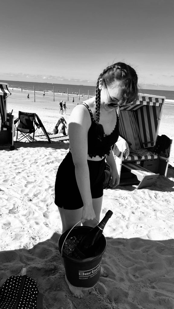 wein, weinsorte, rotwein, weißwein, roséwein, weingut, sommelier, sommellerie, weinprobe, weinverkostung, weinbewertung, weinwissen, weinbeschreibung, weincharakter, weinaromen, weinempfehlung, weinberatung, weintipp, weinpairing, foodpairing, weinbegleitung, wein und essen, wein zum fisch, wein zum steak, wein zu käse, wein zu pasta, wein zum dessert, weinmenü, fine dining, gastronomie, restaurantwein, haubenrestaurant, michelin, delice stuttgart, weinliste, weinkarte, weinauswahl, servicekultur, servicekunst, gastgeber, sommelierschule, sommelierschein, sommelierschulung, sensorik, weinsensorik, aromarad, geschmacksprofil, terroir, weinbau, weinrebe, rebsorte, weinberg, weinregion, herkunft, weinland, weinbaugebiet, deutschlandwein, italienwein, französischer wein, spanischer wein, österreichwein, schweizer wein, südafrika wein, kalifornien wein, napa valley, bordeaux, burgund, chianti, rioja, ribera del duero, moselwein, pfalzwein, rheingau, rheinhessen, frankenwein, badenwein, sachsenwein, saale-unstrut, elsasswein, piemontwein, barolo, barbaresco, brunello, amarone, valpolicella, prosecco, franciacorta, champagne, cremants, sekt, deutscher sekt, schaumwein, stillwein, natural wine, orange wine, biodynamischer wein, biowein, veganer wein, nachhaltiger wein, weinherstellung, kelterung, gärung, malolaktische gärung, ausbau, barrique, holzfass, edelstahltank, flaschenreife, dekantieren, karaffieren, weinservice, trinktemperatur, weinglas, zieher vision, zieher glass, burgunderglas, rieslingglas, universalglas, rotweinglas, weißweinglas, glasform, aromaentfaltung, glasempfehlung, weinlagerung, weinkeller, weinklimaschrank, weintemperierung, korken, schraubverschluss, naturkork, glasverschluss, korkfehler, oxidation, belüftung, sediment, depot, weinflecken, weinstein, weinfehler, schwefel, säure, restzucker, trocken, halbtrocken, feinherb, lieblich, süßwein, dessertwein, eiswein, beerenauslese, trockenbeerenauslese, spätlese, auslese, kabinett, pradikatswein, qualitätswein, tafelwein, landwein, weingesetz, appellation, docg, aoc, d.o., vdp, grosses gewächs, erste lage, weinbewertungssystem, parker punkte, falstaff punkte, vinum, wein plus, tasting note, verkostungsnotiz, farbe, bukett, duft, mundgefühl, struktur, körper, tannin, abgang, länge, komplexität, balance, mineralität, frucht, würze, florale noten, kräuter, vanille, toast, mokka, leder, erde, stein, graphite, salz, kalk, kirsche, pflaume, himbeere, brombeere, apfel, birne, zitrus, limette, grapefruit, ananas, mango, pfirsich, marille, honig, haselnuss, mandel, butter, karamell, rauch, pfeffer, balsamico, eukalyptus, menthol, kräuterwürze, kräuterduft, rosennote, veilchen, lavendel, wacholder, muskat, zimt, nelke, kumin, schokolade, kaffeebohne, toastbrot, hefe, brioche, kreide, mineralisch, floral, würzig, fruchtig, elegant, kräftig, rund, harmonisch, frisch, kühl, linear, lang, dicht, filigran, stoffig, samtig, cremig, lebendig, fein, komplex, tief, delikat, zart, salzig, kalkig, rauchig, reif, jugendlich, balanciert, animierend, expressiv, subtil, konzentriert, trinkreif, lagerfähig, jahrgang, jahrgangstiefe, jahrgangsvergleich, klimawandel, hitzejahrgang, weinqualität, erntezeitpunkt, handlese, selektion, weinlese, mostgewicht, oechsle, weinsäure, weinzucker, weinalkohol, alkoholgehalt, restzuckeranalyse, ph-wert, schwefelung, filtrierung, unfiltriert, weinbereitung, cuvée, reinsortig, assemblage, blend, fassprobe, bottling, degorgieren, dégorgement, dosage, brut, extra brut, sec, demi sec, doux, reserve, vintage, non vintage, jahrgangssekt, prestige cuvée, grand cru, premier cru, village, cru classé, estate, domaine, tenuta, bodega, château, weingutsführung, weinverkauf, weinhandlung, onlineweinhandel, weinshop, vinothek, weinmesse, weinevent, weinfestival, weingala, weinreise, weintourismus, tasting flight, masterclass, sommelierschule, weinakademie, weinseminar, sensoriktraining, degustation, blindverkostung, vergleichsprobe, horizontale verkostung, vertikale verkostung, weinbeschreibung schreiben, tasting note vorlage, aroma erkennen, wein bewerten, wein empfehlen, best wine germany, best sommeliers, deutscher sommelierverband, wset, court of master sommeliers, weinexperte, weinkritiker, weinjournalismus, weinblog, weinpodcast, weinmagazin, weinwissen online, gastrokultur, kulinarik, gourmet, fine dining szene, sterneküche, haubenküche, pairing idee, menübegleitung, amuse bouche, wein zum käse, wein zum dessert, aperitif, digestif, wein und sake, sakepairing, champagnerpairing, rosétrends, naturalwine trend, orange wine trend, zero dosage, low intervention, slow wine, nachhaltigkeit im weinbau, regenerative weinwirtschaft, biodynamik, demeter, ecovin, fair’n green, klimaneutraler wein, co2 bilanz wein, glas vs bag in box, wein innovation, alkoholfreier wein, entalkoholisierter wein, wein ohne alkohol, wein mit wenig alkohol, leichte weine, sommerwein, winterwein, festtagswein, weihnachtswein, osterwein, grillwein, terrassewein, picknickwein, aperitifwein, brunchwein, valentinstag wein, muttertag wein, geschenkwein, weingeschenk, firmengeschenk, personalisiertes etikett, flaschenetikett, etikettendesign, korkenzieher, sommeliermesser, dekantierkaraffe, weinausgießer, weinthermometer, flaschenverschluss, weinaccessoires, weinreinigung, glasreinigung, weinglaspolitur, weingläser kaufen, zieher gläser, zieher vision balance, zieher vision intense, zieher vision fresh, zieher vision straight, zieher vision graceful, zieher vision rich, zieher vision delicate, glastest, aromaentwicklung, gläservergleich, weinservice im restaurant, serviceprotokoll, mise en place wein, gastansprache, storytelling am tisch, weinphilosophie, emotion im service, gastzufriedenheit, feinsinn, wein und kultur, wein und kunst, wein und musik, wein und literatur, wein und reisen, weinregion italien, weinregion frankreich, weinregion deutschland, region stuttgart, wein aus württemberg, neckartal wein, remstal, heilbronner weinstraße, wein aus der pfalz, wein aus baden, wein aus franken, wein aus der mosel, rheingau riesling, pfälzer chardonnay, deutscher pinot noir, spätburgunder, grauburgunder, weissburgunder, silvaner, riesling, sauvignon blanc, muskateller, scheurebe, gewürztraminer, chardonnay, pinot blanc, pinot gris, pinot noir, nebbiolo, sangiovese, tempranillo, cabernet sauvignon, merlot, syrah, grenache, carignan, malbec, zinfandel, shiraz, touriga nacional, albariño, vermentino, verdejo, grüner veltliner, blaufränkisch, zweigelt, saint laurent, tannat, barbera, dolcetto, aglianico, nero d’avola, cortese, garganega, viognier, marsanne, roussanne, chenin blanc, rieslaner, muscadet, viura, clairette, semillon, weintrend, sommelierszene, weinkultur deutschland, europäische weinkultur, neue weinwelt, alte welt wein, moderne weininterpretation, weinphilosophie, serviceleidenschaft, gastgeberschaft, sinneswahrnehmung, geschmackstraining, feine aromatik, elegance im glas, balance im wein, weincharme, weinleidenschaft, genusskultur, lebensfreude, genussmoment, stilvoll trinken, wein erleben, wein entdecken, wein verstehen, wein teilen, wein genießen, wein erleben podcast, sommelier interview, evangelos pattas, delice restaurant, stuttgart fine dining, silvio nitzsche podcast, sommeliers erzählen, weinwissen teilen, deutsche sommellerie, weinleidenschaft deutschland, kultur des genusses, wein und leben, kunst des servierens, stille eleganz, wein als beziehung, genuss im glas, handwerk im service, achtsamkeit im wein, feine noten, große momente, leben mit wein, service und seele, wein als sprache, die kunst des pairings.