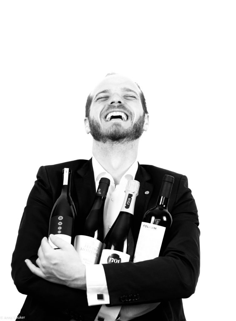 wein, weinsorte, rotwein, weißwein, roséwein, weingut, sommelier, sommellerie, weinprobe, weinverkostung, weinbewertung, weinwissen, weinbeschreibung, weincharakter, weinaromen, weinempfehlung, weinberatung, weintipp, weinpairing, foodpairing, weinbegleitung, wein und essen, wein zum fisch, wein zum steak, wein zu käse, wein zu pasta, wein zum dessert, weinmenü, fine dining, gastronomie, restaurantwein, haubenrestaurant, michelin, delice stuttgart, weinliste, weinkarte, weinauswahl, servicekultur, servicekunst, gastgeber, sommelierschule, sommelierschein, sommelierschulung, sensorik, weinsensorik, aromarad, geschmacksprofil, terroir, weinbau, weinrebe, rebsorte, weinberg, weinregion, herkunft, weinland, weinbaugebiet, deutschlandwein, italienwein, französischer wein, spanischer wein, österreichwein, schweizer wein, südafrika wein, kalifornien wein, napa valley, bordeaux, burgund, chianti, rioja, ribera del duero, moselwein, pfalzwein, rheingau, rheinhessen, frankenwein, badenwein, sachsenwein, saale-unstrut, elsasswein, piemontwein, barolo, barbaresco, brunello, amarone, valpolicella, prosecco, franciacorta, champagne, cremants, sekt, deutscher sekt, schaumwein, stillwein, natural wine, orange wine, biodynamischer wein, biowein, veganer wein, nachhaltiger wein, weinherstellung, kelterung, gärung, malolaktische gärung, ausbau, barrique, holzfass, edelstahltank, flaschenreife, dekantieren, karaffieren, weinservice, trinktemperatur, weinglas, zieher vision, zieher glass, burgunderglas, rieslingglas, universalglas, rotweinglas, weißweinglas, glasform, aromaentfaltung, glasempfehlung, weinlagerung, weinkeller, weinklimaschrank, weintemperierung, korken, schraubverschluss, naturkork, glasverschluss, korkfehler, oxidation, belüftung, sediment, depot, weinflecken, weinstein, weinfehler, schwefel, säure, restzucker, trocken, halbtrocken, feinherb, lieblich, süßwein, dessertwein, eiswein, beerenauslese, trockenbeerenauslese, spätlese, auslese, kabinett, pradikatswein, qualitätswein, tafelwein, landwein, weingesetz, appellation, docg, aoc, d.o., vdp, grosses gewächs, erste lage, weinbewertungssystem, parker punkte, falstaff punkte, vinum, wein plus, tasting note, verkostungsnotiz, farbe, bukett, duft, mundgefühl, struktur, körper, tannin, abgang, länge, komplexität, balance, mineralität, frucht, würze, florale noten, kräuter, vanille, toast, mokka, leder, erde, stein, graphite, salz, kalk, kirsche, pflaume, himbeere, brombeere, apfel, birne, zitrus, limette, grapefruit, ananas, mango, pfirsich, marille, honig, haselnuss, mandel, butter, karamell, rauch, pfeffer, balsamico, eukalyptus, menthol, kräuterwürze, kräuterduft, rosennote, veilchen, lavendel, wacholder, muskat, zimt, nelke, kumin, schokolade, kaffeebohne, toastbrot, hefe, brioche, kreide, mineralisch, floral, würzig, fruchtig, elegant, kräftig, rund, harmonisch, frisch, kühl, linear, lang, dicht, filigran, stoffig, samtig, cremig, lebendig, fein, komplex, tief, delikat, zart, salzig, kalkig, rauchig, reif, jugendlich, balanciert, animierend, expressiv, subtil, konzentriert, trinkreif, lagerfähig, jahrgang, jahrgangstiefe, jahrgangsvergleich, klimawandel, hitzejahrgang, weinqualität, erntezeitpunkt, handlese, selektion, weinlese, mostgewicht, oechsle, weinsäure, weinzucker, weinalkohol, alkoholgehalt, restzuckeranalyse, ph-wert, schwefelung, filtrierung, unfiltriert, weinbereitung, cuvée, reinsortig, assemblage, blend, fassprobe, bottling, degorgieren, dégorgement, dosage, brut, extra brut, sec, demi sec, doux, reserve, vintage, non vintage, jahrgangssekt, prestige cuvée, grand cru, premier cru, village, cru classé, estate, domaine, tenuta, bodega, château, weingutsführung, weinverkauf, weinhandlung, onlineweinhandel, weinshop, vinothek, weinmesse, weinevent, weinfestival, weingala, weinreise, weintourismus, tasting flight, masterclass, sommelierschule, weinakademie, weinseminar, sensoriktraining, degustation, blindverkostung, vergleichsprobe, horizontale verkostung, vertikale verkostung, weinbeschreibung schreiben, tasting note vorlage, aroma erkennen, wein bewerten, wein empfehlen, best wine germany, best sommeliers, deutscher sommelierverband, wset, court of master sommeliers, weinexperte, weinkritiker, weinjournalismus, weinblog, weinpodcast, weinmagazin, weinwissen online, gastrokultur, kulinarik, gourmet, fine dining szene, sterneküche, haubenküche, pairing idee, menübegleitung, amuse bouche, wein zum käse, wein zum dessert, aperitif, digestif, wein und sake, sakepairing, champagnerpairing, rosétrends, naturalwine trend, orange wine trend, zero dosage, low intervention, slow wine, nachhaltigkeit im weinbau, regenerative weinwirtschaft, biodynamik, demeter, ecovin, fair’n green, klimaneutraler wein, co2 bilanz wein, glas vs bag in box, wein innovation, alkoholfreier wein, entalkoholisierter wein, wein ohne alkohol, wein mit wenig alkohol, leichte weine, sommerwein, winterwein, festtagswein, weihnachtswein, osterwein, grillwein, terrassewein, picknickwein, aperitifwein, brunchwein, valentinstag wein, muttertag wein, geschenkwein, weingeschenk, firmengeschenk, personalisiertes etikett, flaschenetikett, etikettendesign, korkenzieher, sommeliermesser, dekantierkaraffe, weinausgießer, weinthermometer, flaschenverschluss, weinaccessoires, weinreinigung, glasreinigung, weinglaspolitur, weingläser kaufen, zieher gläser, zieher vision balance, zieher vision intense, zieher vision fresh, zieher vision straight, zieher vision graceful, zieher vision rich, zieher vision delicate, glastest, aromaentwicklung, gläservergleich, weinservice im restaurant, serviceprotokoll, mise en place wein, gastansprache, storytelling am tisch, weinphilosophie, emotion im service, gastzufriedenheit, feinsinn, wein und kultur, wein und kunst, wein und musik, wein und literatur, wein und reisen, weinregion italien, weinregion frankreich, weinregion deutschland, region stuttgart, wein aus württemberg, neckartal wein, remstal, heilbronner weinstraße, wein aus der pfalz, wein aus baden, wein aus franken, wein aus der mosel, rheingau riesling, pfälzer chardonnay, deutscher pinot noir, spätburgunder, grauburgunder, weissburgunder, silvaner, riesling, sauvignon blanc, muskateller, scheurebe, gewürztraminer, chardonnay, pinot blanc, pinot gris, pinot noir, nebbiolo, sangiovese, tempranillo, cabernet sauvignon, merlot, syrah, grenache, carignan, malbec, zinfandel, shiraz, touriga nacional, albariño, vermentino, verdejo, grüner veltliner, blaufränkisch, zweigelt, saint laurent, tannat, barbera, dolcetto, aglianico, nero d’avola, cortese, garganega, viognier, marsanne, roussanne, chenin blanc, rieslaner, muscadet, viura, clairette, semillon, weintrend, sommelierszene, weinkultur deutschland, europäische weinkultur, neue weinwelt, alte welt wein, moderne weininterpretation, weinphilosophie, serviceleidenschaft, gastgeberschaft, sinneswahrnehmung, geschmackstraining, feine aromatik, elegance im glas, balance im wein, weincharme, weinleidenschaft, genusskultur, lebensfreude, genussmoment, stilvoll trinken, wein erleben, wein entdecken, wein verstehen, wein teilen, wein genießen, wein erleben podcast, sommelier interview, evangelos pattas, delice restaurant, stuttgart fine dining, silvio nitzsche podcast, sommeliers erzählen, weinwissen teilen, deutsche sommellerie, weinleidenschaft deutschland, kultur des genusses, wein und leben, kunst des servierens, stille eleganz, wein als beziehung, genuss im glas, handwerk im service, achtsamkeit im wein, feine noten, große momente, leben mit wein, service und seele, wein als sprache, die kunst des pairings.