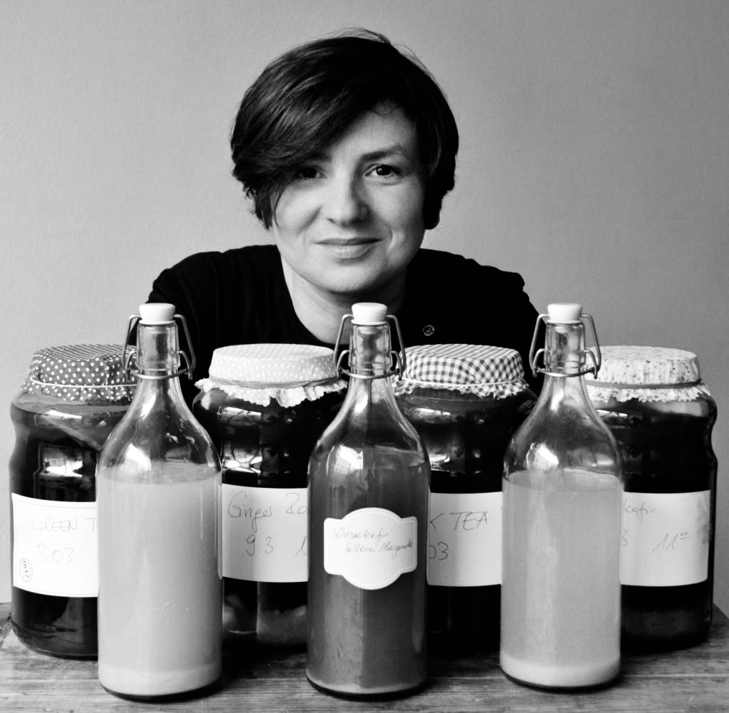 wein, weinsorte, rotwein, weißwein, roséwein, weingut, sommelier, sommellerie, weinprobe, weinverkostung, weinbewertung, weinwissen, weinbeschreibung, weincharakter, weinaromen, weinempfehlung, weinberatung, weintipp, weinpairing, foodpairing, weinbegleitung, wein und essen, wein zum fisch, wein zum steak, wein zu käse, wein zu pasta, wein zum dessert, weinmenü, fine dining, gastronomie, restaurantwein, haubenrestaurant, michelin, delice stuttgart, weinliste, weinkarte, weinauswahl, servicekultur, servicekunst, gastgeber, sommelierschule, sommelierschein, sommelierschulung, sensorik, weinsensorik, aromarad, geschmacksprofil, terroir, weinbau, weinrebe, rebsorte, weinberg, weinregion, herkunft, weinland, weinbaugebiet, deutschlandwein, italienwein, französischer wein, spanischer wein, österreichwein, schweizer wein, südafrika wein, kalifornien wein, napa valley, bordeaux, burgund, chianti, rioja, ribera del duero, moselwein, pfalzwein, rheingau, rheinhessen, frankenwein, badenwein, sachsenwein, saale-unstrut, elsasswein, piemontwein, barolo, barbaresco, brunello, amarone, valpolicella, prosecco, franciacorta, champagne, cremants, sekt, deutscher sekt, schaumwein, stillwein, natural wine, orange wine, biodynamischer wein, biowein, veganer wein, nachhaltiger wein, weinherstellung, kelterung, gärung, malolaktische gärung, ausbau, barrique, holzfass, edelstahltank, flaschenreife, dekantieren, karaffieren, weinservice, trinktemperatur, weinglas, zieher vision, zieher glass, burgunderglas, rieslingglas, universalglas, rotweinglas, weißweinglas, glasform, aromaentfaltung, glasempfehlung, weinlagerung, weinkeller, weinklimaschrank, weintemperierung, korken, schraubverschluss, naturkork, glasverschluss, korkfehler, oxidation, belüftung, sediment, depot, weinflecken, weinstein, weinfehler, schwefel, säure, restzucker, trocken, halbtrocken, feinherb, lieblich, süßwein, dessertwein, eiswein, beerenauslese, trockenbeerenauslese, spätlese, auslese, kabinett, pradikatswein, qualitätswein, tafelwein, landwein, weingesetz, appellation, docg, aoc, d.o., vdp, grosses gewächs, erste lage, weinbewertungssystem, parker punkte, falstaff punkte, vinum, wein plus, tasting note, verkostungsnotiz, farbe, bukett, duft, mundgefühl, struktur, körper, tannin, abgang, länge, komplexität, balance, mineralität, frucht, würze, florale noten, kräuter, vanille, toast, mokka, leder, erde, stein, graphite, salz, kalk, kirsche, pflaume, himbeere, brombeere, apfel, birne, zitrus, limette, grapefruit, ananas, mango, pfirsich, marille, honig, haselnuss, mandel, butter, karamell, rauch, pfeffer, balsamico, eukalyptus, menthol, kräuterwürze, kräuterduft, rosennote, veilchen, lavendel, wacholder, muskat, zimt, nelke, kumin, schokolade, kaffeebohne, toastbrot, hefe, brioche, kreide, mineralisch, floral, würzig, fruchtig, elegant, kräftig, rund, harmonisch, frisch, kühl, linear, lang, dicht, filigran, stoffig, samtig, cremig, lebendig, fein, komplex, tief, delikat, zart, salzig, kalkig, rauchig, reif, jugendlich, balanciert, animierend, expressiv, subtil, konzentriert, trinkreif, lagerfähig, jahrgang, jahrgangstiefe, jahrgangsvergleich, klimawandel, hitzejahrgang, weinqualität, erntezeitpunkt, handlese, selektion, weinlese, mostgewicht, oechsle, weinsäure, weinzucker, weinalkohol, alkoholgehalt, restzuckeranalyse, ph-wert, schwefelung, filtrierung, unfiltriert, weinbereitung, cuvée, reinsortig, assemblage, blend, fassprobe, bottling, degorgieren, dégorgement, dosage, brut, extra brut, sec, demi sec, doux, reserve, vintage, non vintage, jahrgangssekt, prestige cuvée, grand cru, premier cru, village, cru classé, estate, domaine, tenuta, bodega, château, weingutsführung, weinverkauf, weinhandlung, onlineweinhandel, weinshop, vinothek, weinmesse, weinevent, weinfestival, weingala, weinreise, weintourismus, tasting flight, masterclass, sommelierschule, weinakademie, weinseminar, sensoriktraining, degustation, blindverkostung, vergleichsprobe, horizontale verkostung, vertikale verkostung, weinbeschreibung schreiben, tasting note vorlage, aroma erkennen, wein bewerten, wein empfehlen, best wine germany, best sommeliers, deutscher sommelierverband, wset, court of master sommeliers, weinexperte, weinkritiker, weinjournalismus, weinblog, weinpodcast, weinmagazin, weinwissen online, gastrokultur, kulinarik, gourmet, fine dining szene, sterneküche, haubenküche, pairing idee, menübegleitung, amuse bouche, wein zum käse, wein zum dessert, aperitif, digestif, wein und sake, sakepairing, champagnerpairing, rosétrends, naturalwine trend, orange wine trend, zero dosage, low intervention, slow wine, nachhaltigkeit im weinbau, regenerative weinwirtschaft, biodynamik, demeter, ecovin, fair’n green, klimaneutraler wein, co2 bilanz wein, glas vs bag in box, wein innovation, alkoholfreier wein, entalkoholisierter wein, wein ohne alkohol, wein mit wenig alkohol, leichte weine, sommerwein, winterwein, festtagswein, weihnachtswein, osterwein, grillwein, terrassewein, picknickwein, aperitifwein, brunchwein, valentinstag wein, muttertag wein, geschenkwein, weingeschenk, firmengeschenk, personalisiertes etikett, flaschenetikett, etikettendesign, korkenzieher, sommeliermesser, dekantierkaraffe, weinausgießer, weinthermometer, flaschenverschluss, weinaccessoires, weinreinigung, glasreinigung, weinglaspolitur, weingläser kaufen, zieher gläser, zieher vision balance, zieher vision intense, zieher vision fresh, zieher vision straight, zieher vision graceful, zieher vision rich, zieher vision delicate, glastest, aromaentwicklung, gläservergleich, weinservice im restaurant, serviceprotokoll, mise en place wein, gastansprache, storytelling am tisch, weinphilosophie, emotion im service, gastzufriedenheit, feinsinn, wein und kultur, wein und kunst, wein und musik, wein und literatur, wein und reisen, weinregion italien, weinregion frankreich, weinregion deutschland, region stuttgart, wein aus württemberg, neckartal wein, remstal, heilbronner weinstraße, wein aus der pfalz, wein aus baden, wein aus franken, wein aus der mosel, rheingau riesling, pfälzer chardonnay, deutscher pinot noir, spätburgunder, grauburgunder, weissburgunder, silvaner, riesling, sauvignon blanc, muskateller, scheurebe, gewürztraminer, chardonnay, pinot blanc, pinot gris, pinot noir, nebbiolo, sangiovese, tempranillo, cabernet sauvignon, merlot, syrah, grenache, carignan, malbec, zinfandel, shiraz, touriga nacional, albariño, vermentino, verdejo, grüner veltliner, blaufränkisch, zweigelt, saint laurent, tannat, barbera, dolcetto, aglianico, nero d’avola, cortese, garganega, viognier, marsanne, roussanne, chenin blanc, rieslaner, muscadet, viura, clairette, semillon, weintrend, sommelierszene, weinkultur deutschland, europäische weinkultur, neue weinwelt, alte welt wein, moderne weininterpretation, weinphilosophie, serviceleidenschaft, gastgeberschaft, sinneswahrnehmung, geschmackstraining, feine aromatik, elegance im glas, balance im wein, weincharme, weinleidenschaft, genusskultur, lebensfreude, genussmoment, stilvoll trinken, wein erleben, wein entdecken, wein verstehen, wein teilen, wein genießen, wein erleben podcast, sommelier interview, evangelos pattas, delice restaurant, stuttgart fine dining, silvio nitzsche podcast, sommeliers erzählen, weinwissen teilen, deutsche sommellerie, weinleidenschaft deutschland, kultur des genusses, wein und leben, kunst des servierens, stille eleganz, wein als beziehung, genuss im glas, handwerk im service, achtsamkeit im wein, feine noten, große momente, leben mit wein, service und seele, wein als sprache, die kunst des pairings.