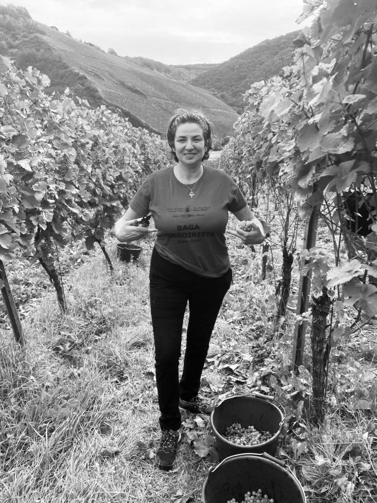 wein, weinsorte, rotwein, weißwein, roséwein, weingut, sommelier, sommellerie, weinprobe, weinverkostung, weinbewertung, weinwissen, weinbeschreibung, weincharakter, weinaromen, weinempfehlung, weinberatung, weintipp, weinpairing, foodpairing, weinbegleitung, wein und essen, wein zum fisch, wein zum steak, wein zu käse, wein zu pasta, wein zum dessert, weinmenü, fine dining, gastronomie, restaurantwein, haubenrestaurant, michelin, delice stuttgart, weinliste, weinkarte, weinauswahl, servicekultur, servicekunst, gastgeber, sommelierschule, sommelierschein, sommelierschulung, sensorik, weinsensorik, aromarad, geschmacksprofil, terroir, weinbau, weinrebe, rebsorte, weinberg, weinregion, herkunft, weinland, weinbaugebiet, deutschlandwein, italienwein, französischer wein, spanischer wein, österreichwein, schweizer wein, südafrika wein, kalifornien wein, napa valley, bordeaux, burgund, chianti, rioja, ribera del duero, moselwein, pfalzwein, rheingau, rheinhessen, frankenwein, badenwein, sachsenwein, saale-unstrut, elsasswein, piemontwein, barolo, barbaresco, brunello, amarone, valpolicella, prosecco, franciacorta, champagne, cremants, sekt, deutscher sekt, schaumwein, stillwein, natural wine, orange wine, biodynamischer wein, biowein, veganer wein, nachhaltiger wein, weinherstellung, kelterung, gärung, malolaktische gärung, ausbau, barrique, holzfass, edelstahltank, flaschenreife, dekantieren, karaffieren, weinservice, trinktemperatur, weinglas, zieher vision, zieher glass, burgunderglas, rieslingglas, universalglas, rotweinglas, weißweinglas, glasform, aromaentfaltung, glasempfehlung, weinlagerung, weinkeller, weinklimaschrank, weintemperierung, korken, schraubverschluss, naturkork, glasverschluss, korkfehler, oxidation, belüftung, sediment, depot, weinflecken, weinstein, weinfehler, schwefel, säure, restzucker, trocken, halbtrocken, feinherb, lieblich, süßwein, dessertwein, eiswein, beerenauslese, trockenbeerenauslese, spätlese, auslese, kabinett, pradikatswein, qualitätswein, tafelwein, landwein, weingesetz, appellation, docg, aoc, d.o., vdp, grosses gewächs, erste lage, weinbewertungssystem, parker punkte, falstaff punkte, vinum, wein plus, tasting note, verkostungsnotiz, farbe, bukett, duft, mundgefühl, struktur, körper, tannin, abgang, länge, komplexität, balance, mineralität, frucht, würze, florale noten, kräuter, vanille, toast, mokka, leder, erde, stein, graphite, salz, kalk, kirsche, pflaume, himbeere, brombeere, apfel, birne, zitrus, limette, grapefruit, ananas, mango, pfirsich, marille, honig, haselnuss, mandel, butter, karamell, rauch, pfeffer, balsamico, eukalyptus, menthol, kräuterwürze, kräuterduft, rosennote, veilchen, lavendel, wacholder, muskat, zimt, nelke, kumin, schokolade, kaffeebohne, toastbrot, hefe, brioche, kreide, mineralisch, floral, würzig, fruchtig, elegant, kräftig, rund, harmonisch, frisch, kühl, linear, lang, dicht, filigran, stoffig, samtig, cremig, lebendig, fein, komplex, tief, delikat, zart, salzig, kalkig, rauchig, reif, jugendlich, balanciert, animierend, expressiv, subtil, konzentriert, trinkreif, lagerfähig, jahrgang, jahrgangstiefe, jahrgangsvergleich, klimawandel, hitzejahrgang, weinqualität, erntezeitpunkt, handlese, selektion, weinlese, mostgewicht, oechsle, weinsäure, weinzucker, weinalkohol, alkoholgehalt, restzuckeranalyse, ph-wert, schwefelung, filtrierung, unfiltriert, weinbereitung, cuvée, reinsortig, assemblage, blend, fassprobe, bottling, degorgieren, dégorgement, dosage, brut, extra brut, sec, demi sec, doux, reserve, vintage, non vintage, jahrgangssekt, prestige cuvée, grand cru, premier cru, village, cru classé, estate, domaine, tenuta, bodega, château, weingutsführung, weinverkauf, weinhandlung, onlineweinhandel, weinshop, vinothek, weinmesse, weinevent, weinfestival, weingala, weinreise, weintourismus, tasting flight, masterclass, sommelierschule, weinakademie, weinseminar, sensoriktraining, degustation, blindverkostung, vergleichsprobe, horizontale verkostung, vertikale verkostung, weinbeschreibung schreiben, tasting note vorlage, aroma erkennen, wein bewerten, wein empfehlen, best wine germany, best sommeliers, deutscher sommelierverband, wset, court of master sommeliers, weinexperte, weinkritiker, weinjournalismus, weinblog, weinpodcast, weinmagazin, weinwissen online, gastrokultur, kulinarik, gourmet, fine dining szene, sterneküche, haubenküche, pairing idee, menübegleitung, amuse bouche, wein zum käse, wein zum dessert, aperitif, digestif, wein und sake, sakepairing, champagnerpairing, rosétrends, naturalwine trend, orange wine trend, zero dosage, low intervention, slow wine, nachhaltigkeit im weinbau, regenerative weinwirtschaft, biodynamik, demeter, ecovin, fair’n green, klimaneutraler wein, co2 bilanz wein, glas vs bag in box, wein innovation, alkoholfreier wein, entalkoholisierter wein, wein ohne alkohol, wein mit wenig alkohol, leichte weine, sommerwein, winterwein, festtagswein, weihnachtswein, osterwein, grillwein, terrassewein, picknickwein, aperitifwein, brunchwein, valentinstag wein, muttertag wein, geschenkwein, weingeschenk, firmengeschenk, personalisiertes etikett, flaschenetikett, etikettendesign, korkenzieher, sommeliermesser, dekantierkaraffe, weinausgießer, weinthermometer, flaschenverschluss, weinaccessoires, weinreinigung, glasreinigung, weinglaspolitur, weingläser kaufen, zieher gläser, zieher vision balance, zieher vision intense, zieher vision fresh, zieher vision straight, zieher vision graceful, zieher vision rich, zieher vision delicate, glastest, aromaentwicklung, gläservergleich, weinservice im restaurant, serviceprotokoll, mise en place wein, gastansprache, storytelling am tisch, weinphilosophie, emotion im service, gastzufriedenheit, feinsinn, wein und kultur, wein und kunst, wein und musik, wein und literatur, wein und reisen, weinregion italien, weinregion frankreich, weinregion deutschland, region stuttgart, wein aus württemberg, neckartal wein, remstal, heilbronner weinstraße, wein aus der pfalz, wein aus baden, wein aus franken, wein aus der mosel, rheingau riesling, pfälzer chardonnay, deutscher pinot noir, spätburgunder, grauburgunder, weissburgunder, silvaner, riesling, sauvignon blanc, muskateller, scheurebe, gewürztraminer, chardonnay, pinot blanc, pinot gris, pinot noir, nebbiolo, sangiovese, tempranillo, cabernet sauvignon, merlot, syrah, grenache, carignan, malbec, zinfandel, shiraz, touriga nacional, albariño, vermentino, verdejo, grüner veltliner, blaufränkisch, zweigelt, saint laurent, tannat, barbera, dolcetto, aglianico, nero d’avola, cortese, garganega, viognier, marsanne, roussanne, chenin blanc, rieslaner, muscadet, viura, clairette, semillon, weintrend, sommelierszene, weinkultur deutschland, europäische weinkultur, neue weinwelt, alte welt wein, moderne weininterpretation, weinphilosophie, serviceleidenschaft, gastgeberschaft, sinneswahrnehmung, geschmackstraining, feine aromatik, elegance im glas, balance im wein, weincharme, weinleidenschaft, genusskultur, lebensfreude, genussmoment, stilvoll trinken, wein erleben, wein entdecken, wein verstehen, wein teilen, wein genießen, wein erleben podcast, sommelier interview, evangelos pattas, delice restaurant, stuttgart fine dining, silvio nitzsche podcast, sommeliers erzählen, weinwissen teilen, deutsche sommellerie, weinleidenschaft deutschland, kultur des genusses, wein und leben, kunst des servierens, stille eleganz, wein als beziehung, genuss im glas, handwerk im service, achtsamkeit im wein, feine noten, große momente, leben mit wein, service und seele, wein als sprache, die kunst des pairings.