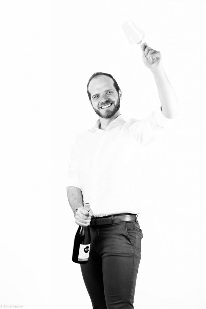 wein, weinsorte, rotwein, weißwein, roséwein, weingut, sommelier, sommellerie, weinprobe, weinverkostung, weinbewertung, weinwissen, weinbeschreibung, weincharakter, weinaromen, weinempfehlung, weinberatung, weintipp, weinpairing, foodpairing, weinbegleitung, wein und essen, wein zum fisch, wein zum steak, wein zu käse, wein zu pasta, wein zum dessert, weinmenü, fine dining, gastronomie, restaurantwein, haubenrestaurant, michelin, delice stuttgart, weinliste, weinkarte, weinauswahl, servicekultur, servicekunst, gastgeber, sommelierschule, sommelierschein, sommelierschulung, sensorik, weinsensorik, aromarad, geschmacksprofil, terroir, weinbau, weinrebe, rebsorte, weinberg, weinregion, herkunft, weinland, weinbaugebiet, deutschlandwein, italienwein, französischer wein, spanischer wein, österreichwein, schweizer wein, südafrika wein, kalifornien wein, napa valley, bordeaux, burgund, chianti, rioja, ribera del duero, moselwein, pfalzwein, rheingau, rheinhessen, frankenwein, badenwein, sachsenwein, saale-unstrut, elsasswein, piemontwein, barolo, barbaresco, brunello, amarone, valpolicella, prosecco, franciacorta, champagne, cremants, sekt, deutscher sekt, schaumwein, stillwein, natural wine, orange wine, biodynamischer wein, biowein, veganer wein, nachhaltiger wein, weinherstellung, kelterung, gärung, malolaktische gärung, ausbau, barrique, holzfass, edelstahltank, flaschenreife, dekantieren, karaffieren, weinservice, trinktemperatur, weinglas, zieher vision, zieher glass, burgunderglas, rieslingglas, universalglas, rotweinglas, weißweinglas, glasform, aromaentfaltung, glasempfehlung, weinlagerung, weinkeller, weinklimaschrank, weintemperierung, korken, schraubverschluss, naturkork, glasverschluss, korkfehler, oxidation, belüftung, sediment, depot, weinflecken, weinstein, weinfehler, schwefel, säure, restzucker, trocken, halbtrocken, feinherb, lieblich, süßwein, dessertwein, eiswein, beerenauslese, trockenbeerenauslese, spätlese, auslese, kabinett, pradikatswein, qualitätswein, tafelwein, landwein, weingesetz, appellation, docg, aoc, d.o., vdp, grosses gewächs, erste lage, weinbewertungssystem, parker punkte, falstaff punkte, vinum, wein plus, tasting note, verkostungsnotiz, farbe, bukett, duft, mundgefühl, struktur, körper, tannin, abgang, länge, komplexität, balance, mineralität, frucht, würze, florale noten, kräuter, vanille, toast, mokka, leder, erde, stein, graphite, salz, kalk, kirsche, pflaume, himbeere, brombeere, apfel, birne, zitrus, limette, grapefruit, ananas, mango, pfirsich, marille, honig, haselnuss, mandel, butter, karamell, rauch, pfeffer, balsamico, eukalyptus, menthol, kräuterwürze, kräuterduft, rosennote, veilchen, lavendel, wacholder, muskat, zimt, nelke, kumin, schokolade, kaffeebohne, toastbrot, hefe, brioche, kreide, mineralisch, floral, würzig, fruchtig, elegant, kräftig, rund, harmonisch, frisch, kühl, linear, lang, dicht, filigran, stoffig, samtig, cremig, lebendig, fein, komplex, tief, delikat, zart, salzig, kalkig, rauchig, reif, jugendlich, balanciert, animierend, expressiv, subtil, konzentriert, trinkreif, lagerfähig, jahrgang, jahrgangstiefe, jahrgangsvergleich, klimawandel, hitzejahrgang, weinqualität, erntezeitpunkt, handlese, selektion, weinlese, mostgewicht, oechsle, weinsäure, weinzucker, weinalkohol, alkoholgehalt, restzuckeranalyse, ph-wert, schwefelung, filtrierung, unfiltriert, weinbereitung, cuvée, reinsortig, assemblage, blend, fassprobe, bottling, degorgieren, dégorgement, dosage, brut, extra brut, sec, demi sec, doux, reserve, vintage, non vintage, jahrgangssekt, prestige cuvée, grand cru, premier cru, village, cru classé, estate, domaine, tenuta, bodega, château, weingutsführung, weinverkauf, weinhandlung, onlineweinhandel, weinshop, vinothek, weinmesse, weinevent, weinfestival, weingala, weinreise, weintourismus, tasting flight, masterclass, sommelierschule, weinakademie, weinseminar, sensoriktraining, degustation, blindverkostung, vergleichsprobe, horizontale verkostung, vertikale verkostung, weinbeschreibung schreiben, tasting note vorlage, aroma erkennen, wein bewerten, wein empfehlen, best wine germany, best sommeliers, deutscher sommelierverband, wset, court of master sommeliers, weinexperte, weinkritiker, weinjournalismus, weinblog, weinpodcast, weinmagazin, weinwissen online, gastrokultur, kulinarik, gourmet, fine dining szene, sterneküche, haubenküche, pairing idee, menübegleitung, amuse bouche, wein zum käse, wein zum dessert, aperitif, digestif, wein und sake, sakepairing, champagnerpairing, rosétrends, naturalwine trend, orange wine trend, zero dosage, low intervention, slow wine, nachhaltigkeit im weinbau, regenerative weinwirtschaft, biodynamik, demeter, ecovin, fair’n green, klimaneutraler wein, co2 bilanz wein, glas vs bag in box, wein innovation, alkoholfreier wein, entalkoholisierter wein, wein ohne alkohol, wein mit wenig alkohol, leichte weine, sommerwein, winterwein, festtagswein, weihnachtswein, osterwein, grillwein, terrassewein, picknickwein, aperitifwein, brunchwein, valentinstag wein, muttertag wein, geschenkwein, weingeschenk, firmengeschenk, personalisiertes etikett, flaschenetikett, etikettendesign, korkenzieher, sommeliermesser, dekantierkaraffe, weinausgießer, weinthermometer, flaschenverschluss, weinaccessoires, weinreinigung, glasreinigung, weinglaspolitur, weingläser kaufen, zieher gläser, zieher vision balance, zieher vision intense, zieher vision fresh, zieher vision straight, zieher vision graceful, zieher vision rich, zieher vision delicate, glastest, aromaentwicklung, gläservergleich, weinservice im restaurant, serviceprotokoll, mise en place wein, gastansprache, storytelling am tisch, weinphilosophie, emotion im service, gastzufriedenheit, feinsinn, wein und kultur, wein und kunst, wein und musik, wein und literatur, wein und reisen, weinregion italien, weinregion frankreich, weinregion deutschland, region stuttgart, wein aus württemberg, neckartal wein, remstal, heilbronner weinstraße, wein aus der pfalz, wein aus baden, wein aus franken, wein aus der mosel, rheingau riesling, pfälzer chardonnay, deutscher pinot noir, spätburgunder, grauburgunder, weissburgunder, silvaner, riesling, sauvignon blanc, muskateller, scheurebe, gewürztraminer, chardonnay, pinot blanc, pinot gris, pinot noir, nebbiolo, sangiovese, tempranillo, cabernet sauvignon, merlot, syrah, grenache, carignan, malbec, zinfandel, shiraz, touriga nacional, albariño, vermentino, verdejo, grüner veltliner, blaufränkisch, zweigelt, saint laurent, tannat, barbera, dolcetto, aglianico, nero d’avola, cortese, garganega, viognier, marsanne, roussanne, chenin blanc, rieslaner, muscadet, viura, clairette, semillon, weintrend, sommelierszene, weinkultur deutschland, europäische weinkultur, neue weinwelt, alte welt wein, moderne weininterpretation, weinphilosophie, serviceleidenschaft, gastgeberschaft, sinneswahrnehmung, geschmackstraining, feine aromatik, elegance im glas, balance im wein, weincharme, weinleidenschaft, genusskultur, lebensfreude, genussmoment, stilvoll trinken, wein erleben, wein entdecken, wein verstehen, wein teilen, wein genießen, wein erleben podcast, sommelier interview, evangelos pattas, delice restaurant, stuttgart fine dining, silvio nitzsche podcast, sommeliers erzählen, weinwissen teilen, deutsche sommellerie, weinleidenschaft deutschland, kultur des genusses, wein und leben, kunst des servierens, stille eleganz, wein als beziehung, genuss im glas, handwerk im service, achtsamkeit im wein, feine noten, große momente, leben mit wein, service und seele, wein als sprache, die kunst des pairings.