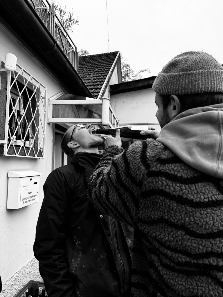 wein, weinsorte, rotwein, weißwein, roséwein, weingut, sommelier, sommellerie, weinprobe, weinverkostung, weinbewertung, weinwissen, weinbeschreibung, weincharakter, weinaromen, weinempfehlung, weinberatung, weintipp, weinpairing, foodpairing, weinbegleitung, wein und essen, wein zum fisch, wein zum steak, wein zu käse, wein zu pasta, wein zum dessert, weinmenü, fine dining, gastronomie, restaurantwein, haubenrestaurant, michelin, delice stuttgart, weinliste, weinkarte, weinauswahl, servicekultur, servicekunst, gastgeber, sommelierschule, sommelierschein, sommelierschulung, sensorik, weinsensorik, aromarad, geschmacksprofil, terroir, weinbau, weinrebe, rebsorte, weinberg, weinregion, herkunft, weinland, weinbaugebiet, deutschlandwein, italienwein, französischer wein, spanischer wein, österreichwein, schweizer wein, südafrika wein, kalifornien wein, napa valley, bordeaux, burgund, chianti, rioja, ribera del duero, moselwein, pfalzwein, rheingau, rheinhessen, frankenwein, badenwein, sachsenwein, saale-unstrut, elsasswein, piemontwein, barolo, barbaresco, brunello, amarone, valpolicella, prosecco, franciacorta, champagne, cremants, sekt, deutscher sekt, schaumwein, stillwein, natural wine, orange wine, biodynamischer wein, biowein, veganer wein, nachhaltiger wein, weinherstellung, kelterung, gärung, malolaktische gärung, ausbau, barrique, holzfass, edelstahltank, flaschenreife, dekantieren, karaffieren, weinservice, trinktemperatur, weinglas, zieher vision, zieher glass, burgunderglas, rieslingglas, universalglas, rotweinglas, weißweinglas, glasform, aromaentfaltung, glasempfehlung, weinlagerung, weinkeller, weinklimaschrank, weintemperierung, korken, schraubverschluss, naturkork, glasverschluss, korkfehler, oxidation, belüftung, sediment, depot, weinflecken, weinstein, weinfehler, schwefel, säure, restzucker, trocken, halbtrocken, feinherb, lieblich, süßwein, dessertwein, eiswein, beerenauslese, trockenbeerenauslese, spätlese, auslese, kabinett, pradikatswein, qualitätswein, tafelwein, landwein, weingesetz, appellation, docg, aoc, d.o., vdp, grosses gewächs, erste lage, weinbewertungssystem, parker punkte, falstaff punkte, vinum, wein plus, tasting note, verkostungsnotiz, farbe, bukett, duft, mundgefühl, struktur, körper, tannin, abgang, länge, komplexität, balance, mineralität, frucht, würze, florale noten, kräuter, vanille, toast, mokka, leder, erde, stein, graphite, salz, kalk, kirsche, pflaume, himbeere, brombeere, apfel, birne, zitrus, limette, grapefruit, ananas, mango, pfirsich, marille, honig, haselnuss, mandel, butter, karamell, rauch, pfeffer, balsamico, eukalyptus, menthol, kräuterwürze, kräuterduft, rosennote, veilchen, lavendel, wacholder, muskat, zimt, nelke, kumin, schokolade, kaffeebohne, toastbrot, hefe, brioche, kreide, mineralisch, floral, würzig, fruchtig, elegant, kräftig, rund, harmonisch, frisch, kühl, linear, lang, dicht, filigran, stoffig, samtig, cremig, lebendig, fein, komplex, tief, delikat, zart, salzig, kalkig, rauchig, reif, jugendlich, balanciert, animierend, expressiv, subtil, konzentriert, trinkreif, lagerfähig, jahrgang, jahrgangstiefe, jahrgangsvergleich, klimawandel, hitzejahrgang, weinqualität, erntezeitpunkt, handlese, selektion, weinlese, mostgewicht, oechsle, weinsäure, weinzucker, weinalkohol, alkoholgehalt, restzuckeranalyse, ph-wert, schwefelung, filtrierung, unfiltriert, weinbereitung, cuvée, reinsortig, assemblage, blend, fassprobe, bottling, degorgieren, dégorgement, dosage, brut, extra brut, sec, demi sec, doux, reserve, vintage, non vintage, jahrgangssekt, prestige cuvée, grand cru, premier cru, village, cru classé, estate, domaine, tenuta, bodega, château, weingutsführung, weinverkauf, weinhandlung, onlineweinhandel, weinshop, vinothek, weinmesse, weinevent, weinfestival, weingala, weinreise, weintourismus, tasting flight, masterclass, sommelierschule, weinakademie, weinseminar, sensoriktraining, degustation, blindverkostung, vergleichsprobe, horizontale verkostung, vertikale verkostung, weinbeschreibung schreiben, tasting note vorlage, aroma erkennen, wein bewerten, wein empfehlen, best wine germany, best sommeliers, deutscher sommelierverband, wset, court of master sommeliers, weinexperte, weinkritiker, weinjournalismus, weinblog, weinpodcast, weinmagazin, weinwissen online, gastrokultur, kulinarik, gourmet, fine dining szene, sterneküche, haubenküche, pairing idee, menübegleitung, amuse bouche, wein zum käse, wein zum dessert, aperitif, digestif, wein und sake, sakepairing, champagnerpairing, rosétrends, naturalwine trend, orange wine trend, zero dosage, low intervention, slow wine, nachhaltigkeit im weinbau, regenerative weinwirtschaft, biodynamik, demeter, ecovin, fair’n green, klimaneutraler wein, co2 bilanz wein, glas vs bag in box, wein innovation, alkoholfreier wein, entalkoholisierter wein, wein ohne alkohol, wein mit wenig alkohol, leichte weine, sommerwein, winterwein, festtagswein, weihnachtswein, osterwein, grillwein, terrassewein, picknickwein, aperitifwein, brunchwein, valentinstag wein, muttertag wein, geschenkwein, weingeschenk, firmengeschenk, personalisiertes etikett, flaschenetikett, etikettendesign, korkenzieher, sommeliermesser, dekantierkaraffe, weinausgießer, weinthermometer, flaschenverschluss, weinaccessoires, weinreinigung, glasreinigung, weinglaspolitur, weingläser kaufen, zieher gläser, zieher vision balance, zieher vision intense, zieher vision fresh, zieher vision straight, zieher vision graceful, zieher vision rich, zieher vision delicate, glastest, aromaentwicklung, gläservergleich, weinservice im restaurant, serviceprotokoll, mise en place wein, gastansprache, storytelling am tisch, weinphilosophie, emotion im service, gastzufriedenheit, feinsinn, wein und kultur, wein und kunst, wein und musik, wein und literatur, wein und reisen, weinregion italien, weinregion frankreich, weinregion deutschland, region stuttgart, wein aus württemberg, neckartal wein, remstal, heilbronner weinstraße, wein aus der pfalz, wein aus baden, wein aus franken, wein aus der mosel, rheingau riesling, pfälzer chardonnay, deutscher pinot noir, spätburgunder, grauburgunder, weissburgunder, silvaner, riesling, sauvignon blanc, muskateller, scheurebe, gewürztraminer, chardonnay, pinot blanc, pinot gris, pinot noir, nebbiolo, sangiovese, tempranillo, cabernet sauvignon, merlot, syrah, grenache, carignan, malbec, zinfandel, shiraz, touriga nacional, albariño, vermentino, verdejo, grüner veltliner, blaufränkisch, zweigelt, saint laurent, tannat, barbera, dolcetto, aglianico, nero d’avola, cortese, garganega, viognier, marsanne, roussanne, chenin blanc, rieslaner, muscadet, viura, clairette, semillon, weintrend, sommelierszene, weinkultur deutschland, europäische weinkultur, neue weinwelt, alte welt wein, moderne weininterpretation, weinphilosophie, serviceleidenschaft, gastgeberschaft, sinneswahrnehmung, geschmackstraining, feine aromatik, elegance im glas, balance im wein, weincharme, weinleidenschaft, genusskultur, lebensfreude, genussmoment, stilvoll trinken, wein erleben, wein entdecken, wein verstehen, wein teilen, wein genießen, wein erleben podcast, sommelier interview, evangelos pattas, delice restaurant, stuttgart fine dining, silvio nitzsche podcast, sommeliers erzählen, weinwissen teilen, deutsche sommellerie, weinleidenschaft deutschland, kultur des genusses, wein und leben, kunst des servierens, stille eleganz, wein als beziehung, genuss im glas, handwerk im service, achtsamkeit im wein, feine noten, große momente, leben mit wein, service und seele, wein als sprache, die kunst des pairings.