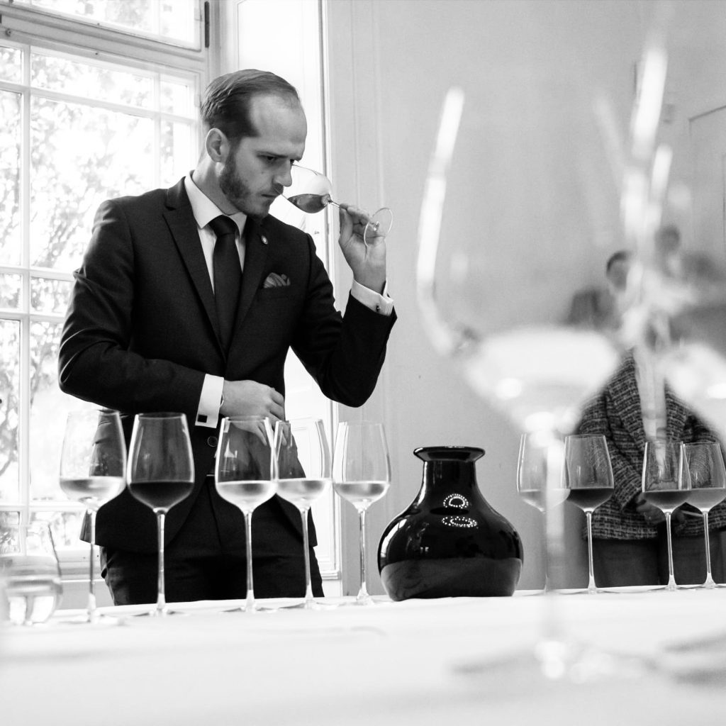 wein, weinsorte, rotwein, weißwein, roséwein, weingut, sommelier, sommellerie, weinprobe, weinverkostung, weinbewertung, weinwissen, weinbeschreibung, weincharakter, weinaromen, weinempfehlung, weinberatung, weintipp, weinpairing, foodpairing, weinbegleitung, wein und essen, wein zum fisch, wein zum steak, wein zu käse, wein zu pasta, wein zum dessert, weinmenü, fine dining, gastronomie, restaurantwein, haubenrestaurant, michelin, delice stuttgart, weinliste, weinkarte, weinauswahl, servicekultur, servicekunst, gastgeber, sommelierschule, sommelierschein, sommelierschulung, sensorik, weinsensorik, aromarad, geschmacksprofil, terroir, weinbau, weinrebe, rebsorte, weinberg, weinregion, herkunft, weinland, weinbaugebiet, deutschlandwein, italienwein, französischer wein, spanischer wein, österreichwein, schweizer wein, südafrika wein, kalifornien wein, napa valley, bordeaux, burgund, chianti, rioja, ribera del duero, moselwein, pfalzwein, rheingau, rheinhessen, frankenwein, badenwein, sachsenwein, saale-unstrut, elsasswein, piemontwein, barolo, barbaresco, brunello, amarone, valpolicella, prosecco, franciacorta, champagne, cremants, sekt, deutscher sekt, schaumwein, stillwein, natural wine, orange wine, biodynamischer wein, biowein, veganer wein, nachhaltiger wein, weinherstellung, kelterung, gärung, malolaktische gärung, ausbau, barrique, holzfass, edelstahltank, flaschenreife, dekantieren, karaffieren, weinservice, trinktemperatur, weinglas, zieher vision, zieher glass, burgunderglas, rieslingglas, universalglas, rotweinglas, weißweinglas, glasform, aromaentfaltung, glasempfehlung, weinlagerung, weinkeller, weinklimaschrank, weintemperierung, korken, schraubverschluss, naturkork, glasverschluss, korkfehler, oxidation, belüftung, sediment, depot, weinflecken, weinstein, weinfehler, schwefel, säure, restzucker, trocken, halbtrocken, feinherb, lieblich, süßwein, dessertwein, eiswein, beerenauslese, trockenbeerenauslese, spätlese, auslese, kabinett, pradikatswein, qualitätswein, tafelwein, landwein, weingesetz, appellation, docg, aoc, d.o., vdp, grosses gewächs, erste lage, weinbewertungssystem, parker punkte, falstaff punkte, vinum, wein plus, tasting note, verkostungsnotiz, farbe, bukett, duft, mundgefühl, struktur, körper, tannin, abgang, länge, komplexität, balance, mineralität, frucht, würze, florale noten, kräuter, vanille, toast, mokka, leder, erde, stein, graphite, salz, kalk, kirsche, pflaume, himbeere, brombeere, apfel, birne, zitrus, limette, grapefruit, ananas, mango, pfirsich, marille, honig, haselnuss, mandel, butter, karamell, rauch, pfeffer, balsamico, eukalyptus, menthol, kräuterwürze, kräuterduft, rosennote, veilchen, lavendel, wacholder, muskat, zimt, nelke, kumin, schokolade, kaffeebohne, toastbrot, hefe, brioche, kreide, mineralisch, floral, würzig, fruchtig, elegant, kräftig, rund, harmonisch, frisch, kühl, linear, lang, dicht, filigran, stoffig, samtig, cremig, lebendig, fein, komplex, tief, delikat, zart, salzig, kalkig, rauchig, reif, jugendlich, balanciert, animierend, expressiv, subtil, konzentriert, trinkreif, lagerfähig, jahrgang, jahrgangstiefe, jahrgangsvergleich, klimawandel, hitzejahrgang, weinqualität, erntezeitpunkt, handlese, selektion, weinlese, mostgewicht, oechsle, weinsäure, weinzucker, weinalkohol, alkoholgehalt, restzuckeranalyse, ph-wert, schwefelung, filtrierung, unfiltriert, weinbereitung, cuvée, reinsortig, assemblage, blend, fassprobe, bottling, degorgieren, dégorgement, dosage, brut, extra brut, sec, demi sec, doux, reserve, vintage, non vintage, jahrgangssekt, prestige cuvée, grand cru, premier cru, village, cru classé, estate, domaine, tenuta, bodega, château, weingutsführung, weinverkauf, weinhandlung, onlineweinhandel, weinshop, vinothek, weinmesse, weinevent, weinfestival, weingala, weinreise, weintourismus, tasting flight, masterclass, sommelierschule, weinakademie, weinseminar, sensoriktraining, degustation, blindverkostung, vergleichsprobe, horizontale verkostung, vertikale verkostung, weinbeschreibung schreiben, tasting note vorlage, aroma erkennen, wein bewerten, wein empfehlen, best wine germany, best sommeliers, deutscher sommelierverband, wset, court of master sommeliers, weinexperte, weinkritiker, weinjournalismus, weinblog, weinpodcast, weinmagazin, weinwissen online, gastrokultur, kulinarik, gourmet, fine dining szene, sterneküche, haubenküche, pairing idee, menübegleitung, amuse bouche, wein zum käse, wein zum dessert, aperitif, digestif, wein und sake, sakepairing, champagnerpairing, rosétrends, naturalwine trend, orange wine trend, zero dosage, low intervention, slow wine, nachhaltigkeit im weinbau, regenerative weinwirtschaft, biodynamik, demeter, ecovin, fair’n green, klimaneutraler wein, co2 bilanz wein, glas vs bag in box, wein innovation, alkoholfreier wein, entalkoholisierter wein, wein ohne alkohol, wein mit wenig alkohol, leichte weine, sommerwein, winterwein, festtagswein, weihnachtswein, osterwein, grillwein, terrassewein, picknickwein, aperitifwein, brunchwein, valentinstag wein, muttertag wein, geschenkwein, weingeschenk, firmengeschenk, personalisiertes etikett, flaschenetikett, etikettendesign, korkenzieher, sommeliermesser, dekantierkaraffe, weinausgießer, weinthermometer, flaschenverschluss, weinaccessoires, weinreinigung, glasreinigung, weinglaspolitur, weingläser kaufen, zieher gläser, zieher vision balance, zieher vision intense, zieher vision fresh, zieher vision straight, zieher vision graceful, zieher vision rich, zieher vision delicate, glastest, aromaentwicklung, gläservergleich, weinservice im restaurant, serviceprotokoll, mise en place wein, gastansprache, storytelling am tisch, weinphilosophie, emotion im service, gastzufriedenheit, feinsinn, wein und kultur, wein und kunst, wein und musik, wein und literatur, wein und reisen, weinregion italien, weinregion frankreich, weinregion deutschland, region stuttgart, wein aus württemberg, neckartal wein, remstal, heilbronner weinstraße, wein aus der pfalz, wein aus baden, wein aus franken, wein aus der mosel, rheingau riesling, pfälzer chardonnay, deutscher pinot noir, spätburgunder, grauburgunder, weissburgunder, silvaner, riesling, sauvignon blanc, muskateller, scheurebe, gewürztraminer, chardonnay, pinot blanc, pinot gris, pinot noir, nebbiolo, sangiovese, tempranillo, cabernet sauvignon, merlot, syrah, grenache, carignan, malbec, zinfandel, shiraz, touriga nacional, albariño, vermentino, verdejo, grüner veltliner, blaufränkisch, zweigelt, saint laurent, tannat, barbera, dolcetto, aglianico, nero d’avola, cortese, garganega, viognier, marsanne, roussanne, chenin blanc, rieslaner, muscadet, viura, clairette, semillon, weintrend, sommelierszene, weinkultur deutschland, europäische weinkultur, neue weinwelt, alte welt wein, moderne weininterpretation, weinphilosophie, serviceleidenschaft, gastgeberschaft, sinneswahrnehmung, geschmackstraining, feine aromatik, elegance im glas, balance im wein, weincharme, weinleidenschaft, genusskultur, lebensfreude, genussmoment, stilvoll trinken, wein erleben, wein entdecken, wein verstehen, wein teilen, wein genießen, wein erleben podcast, sommelier interview, evangelos pattas, delice restaurant, stuttgart fine dining, silvio nitzsche podcast, sommeliers erzählen, weinwissen teilen, deutsche sommellerie, weinleidenschaft deutschland, kultur des genusses, wein und leben, kunst des servierens, stille eleganz, wein als beziehung, genuss im glas, handwerk im service, achtsamkeit im wein, feine noten, große momente, leben mit wein, service und seele, wein als sprache, die kunst des pairings.