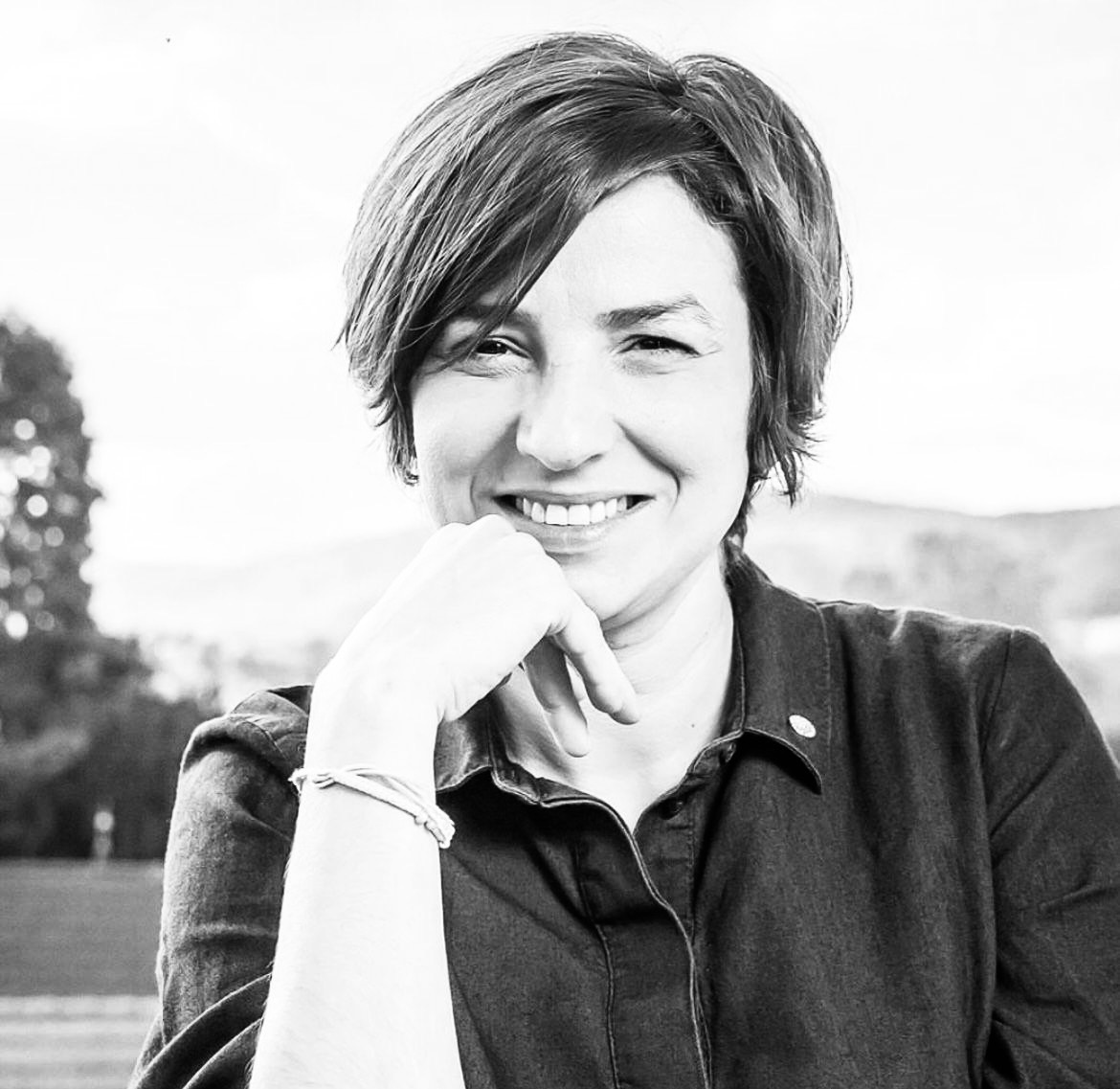 wein, weinsorte, rotwein, weißwein, roséwein, weingut, sommelier, sommellerie, weinprobe, weinverkostung, weinbewertung, weinwissen, weinbeschreibung, weincharakter, weinaromen, weinempfehlung, weinberatung, weintipp, weinpairing, foodpairing, weinbegleitung, wein und essen, wein zum fisch, wein zum steak, wein zu käse, wein zu pasta, wein zum dessert, weinmenü, fine dining, gastronomie, restaurantwein, haubenrestaurant, michelin, delice stuttgart, weinliste, weinkarte, weinauswahl, servicekultur, servicekunst, gastgeber, sommelierschule, sommelierschein, sommelierschulung, sensorik, weinsensorik, aromarad, geschmacksprofil, terroir, weinbau, weinrebe, rebsorte, weinberg, weinregion, herkunft, weinland, weinbaugebiet, deutschlandwein, italienwein, französischer wein, spanischer wein, österreichwein, schweizer wein, südafrika wein, kalifornien wein, napa valley, bordeaux, burgund, chianti, rioja, ribera del duero, moselwein, pfalzwein, rheingau, rheinhessen, frankenwein, badenwein, sachsenwein, saale-unstrut, elsasswein, piemontwein, barolo, barbaresco, brunello, amarone, valpolicella, prosecco, franciacorta, champagne, cremants, sekt, deutscher sekt, schaumwein, stillwein, natural wine, orange wine, biodynamischer wein, biowein, veganer wein, nachhaltiger wein, weinherstellung, kelterung, gärung, malolaktische gärung, ausbau, barrique, holzfass, edelstahltank, flaschenreife, dekantieren, karaffieren, weinservice, trinktemperatur, weinglas, zieher vision, zieher glass, burgunderglas, rieslingglas, universalglas, rotweinglas, weißweinglas, glasform, aromaentfaltung, glasempfehlung, weinlagerung, weinkeller, weinklimaschrank, weintemperierung, korken, schraubverschluss, naturkork, glasverschluss, korkfehler, oxidation, belüftung, sediment, depot, weinflecken, weinstein, weinfehler, schwefel, säure, restzucker, trocken, halbtrocken, feinherb, lieblich, süßwein, dessertwein, eiswein, beerenauslese, trockenbeerenauslese, spätlese, auslese, kabinett, pradikatswein, qualitätswein, tafelwein, landwein, weingesetz, appellation, docg, aoc, d.o., vdp, grosses gewächs, erste lage, weinbewertungssystem, parker punkte, falstaff punkte, vinum, wein plus, tasting note, verkostungsnotiz, farbe, bukett, duft, mundgefühl, struktur, körper, tannin, abgang, länge, komplexität, balance, mineralität, frucht, würze, florale noten, kräuter, vanille, toast, mokka, leder, erde, stein, graphite, salz, kalk, kirsche, pflaume, himbeere, brombeere, apfel, birne, zitrus, limette, grapefruit, ananas, mango, pfirsich, marille, honig, haselnuss, mandel, butter, karamell, rauch, pfeffer, balsamico, eukalyptus, menthol, kräuterwürze, kräuterduft, rosennote, veilchen, lavendel, wacholder, muskat, zimt, nelke, kumin, schokolade, kaffeebohne, toastbrot, hefe, brioche, kreide, mineralisch, floral, würzig, fruchtig, elegant, kräftig, rund, harmonisch, frisch, kühl, linear, lang, dicht, filigran, stoffig, samtig, cremig, lebendig, fein, komplex, tief, delikat, zart, salzig, kalkig, rauchig, reif, jugendlich, balanciert, animierend, expressiv, subtil, konzentriert, trinkreif, lagerfähig, jahrgang, jahrgangstiefe, jahrgangsvergleich, klimawandel, hitzejahrgang, weinqualität, erntezeitpunkt, handlese, selektion, weinlese, mostgewicht, oechsle, weinsäure, weinzucker, weinalkohol, alkoholgehalt, restzuckeranalyse, ph-wert, schwefelung, filtrierung, unfiltriert, weinbereitung, cuvée, reinsortig, assemblage, blend, fassprobe, bottling, degorgieren, dégorgement, dosage, brut, extra brut, sec, demi sec, doux, reserve, vintage, non vintage, jahrgangssekt, prestige cuvée, grand cru, premier cru, village, cru classé, estate, domaine, tenuta, bodega, château, weingutsführung, weinverkauf, weinhandlung, onlineweinhandel, weinshop, vinothek, weinmesse, weinevent, weinfestival, weingala, weinreise, weintourismus, tasting flight, masterclass, sommelierschule, weinakademie, weinseminar, sensoriktraining, degustation, blindverkostung, vergleichsprobe, horizontale verkostung, vertikale verkostung, weinbeschreibung schreiben, tasting note vorlage, aroma erkennen, wein bewerten, wein empfehlen, best wine germany, best sommeliers, deutscher sommelierverband, wset, court of master sommeliers, weinexperte, weinkritiker, weinjournalismus, weinblog, weinpodcast, weinmagazin, weinwissen online, gastrokultur, kulinarik, gourmet, fine dining szene, sterneküche, haubenküche, pairing idee, menübegleitung, amuse bouche, wein zum käse, wein zum dessert, aperitif, digestif, wein und sake, sakepairing, champagnerpairing, rosétrends, naturalwine trend, orange wine trend, zero dosage, low intervention, slow wine, nachhaltigkeit im weinbau, regenerative weinwirtschaft, biodynamik, demeter, ecovin, fair’n green, klimaneutraler wein, co2 bilanz wein, glas vs bag in box, wein innovation, alkoholfreier wein, entalkoholisierter wein, wein ohne alkohol, wein mit wenig alkohol, leichte weine, sommerwein, winterwein, festtagswein, weihnachtswein, osterwein, grillwein, terrassewein, picknickwein, aperitifwein, brunchwein, valentinstag wein, muttertag wein, geschenkwein, weingeschenk, firmengeschenk, personalisiertes etikett, flaschenetikett, etikettendesign, korkenzieher, sommeliermesser, dekantierkaraffe, weinausgießer, weinthermometer, flaschenverschluss, weinaccessoires, weinreinigung, glasreinigung, weinglaspolitur, weingläser kaufen, zieher gläser, zieher vision balance, zieher vision intense, zieher vision fresh, zieher vision straight, zieher vision graceful, zieher vision rich, zieher vision delicate, glastest, aromaentwicklung, gläservergleich, weinservice im restaurant, serviceprotokoll, mise en place wein, gastansprache, storytelling am tisch, weinphilosophie, emotion im service, gastzufriedenheit, feinsinn, wein und kultur, wein und kunst, wein und musik, wein und literatur, wein und reisen, weinregion italien, weinregion frankreich, weinregion deutschland, region stuttgart, wein aus württemberg, neckartal wein, remstal, heilbronner weinstraße, wein aus der pfalz, wein aus baden, wein aus franken, wein aus der mosel, rheingau riesling, pfälzer chardonnay, deutscher pinot noir, spätburgunder, grauburgunder, weissburgunder, silvaner, riesling, sauvignon blanc, muskateller, scheurebe, gewürztraminer, chardonnay, pinot blanc, pinot gris, pinot noir, nebbiolo, sangiovese, tempranillo, cabernet sauvignon, merlot, syrah, grenache, carignan, malbec, zinfandel, shiraz, touriga nacional, albariño, vermentino, verdejo, grüner veltliner, blaufränkisch, zweigelt, saint laurent, tannat, barbera, dolcetto, aglianico, nero d’avola, cortese, garganega, viognier, marsanne, roussanne, chenin blanc, rieslaner, muscadet, viura, clairette, semillon, weintrend, sommelierszene, weinkultur deutschland, europäische weinkultur, neue weinwelt, alte welt wein, moderne weininterpretation, weinphilosophie, serviceleidenschaft, gastgeberschaft, sinneswahrnehmung, geschmackstraining, feine aromatik, elegance im glas, balance im wein, weincharme, weinleidenschaft, genusskultur, lebensfreude, genussmoment, stilvoll trinken, wein erleben, wein entdecken, wein verstehen, wein teilen, wein genießen, wein erleben podcast, sommelier interview, evangelos pattas, delice restaurant, stuttgart fine dining, silvio nitzsche podcast, sommeliers erzählen, weinwissen teilen, deutsche sommellerie, weinleidenschaft deutschland, kultur des genusses, wein und leben, kunst des servierens, stille eleganz, wein als beziehung, genuss im glas, handwerk im service, achtsamkeit im wein, feine noten, große momente, leben mit wein, service und seele, wein als sprache, die kunst des pairings.