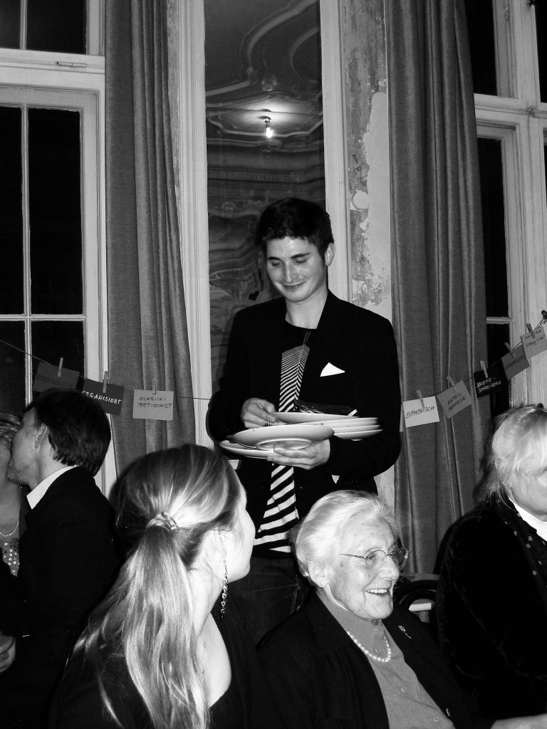 wein, weinsorte, rotwein, weißwein, roséwein, weingut, sommelier, sommellerie, weinprobe, weinverkostung, weinbewertung, weinwissen, weinbeschreibung, weincharakter, weinaromen, weinempfehlung, weinberatung, weintipp, weinpairing, foodpairing, weinbegleitung, wein und essen, wein zum fisch, wein zum steak, wein zu käse, wein zu pasta, wein zum dessert, weinmenü, fine dining, gastronomie, restaurantwein, haubenrestaurant, michelin, delice stuttgart, weinliste, weinkarte, weinauswahl, servicekultur, servicekunst, gastgeber, sommelierschule, sommelierschein, sommelierschulung, sensorik, weinsensorik, aromarad, geschmacksprofil, terroir, weinbau, weinrebe, rebsorte, weinberg, weinregion, herkunft, weinland, weinbaugebiet, deutschlandwein, italienwein, französischer wein, spanischer wein, österreichwein, schweizer wein, südafrika wein, kalifornien wein, napa valley, bordeaux, burgund, chianti, rioja, ribera del duero, moselwein, pfalzwein, rheingau, rheinhessen, frankenwein, badenwein, sachsenwein, saale-unstrut, elsasswein, piemontwein, barolo, barbaresco, brunello, amarone, valpolicella, prosecco, franciacorta, champagne, cremants, sekt, deutscher sekt, schaumwein, stillwein, natural wine, orange wine, biodynamischer wein, biowein, veganer wein, nachhaltiger wein, weinherstellung, kelterung, gärung, malolaktische gärung, ausbau, barrique, holzfass, edelstahltank, flaschenreife, dekantieren, karaffieren, weinservice, trinktemperatur, weinglas, zieher vision, zieher glass, burgunderglas, rieslingglas, universalglas, rotweinglas, weißweinglas, glasform, aromaentfaltung, glasempfehlung, weinlagerung, weinkeller, weinklimaschrank, weintemperierung, korken, schraubverschluss, naturkork, glasverschluss, korkfehler, oxidation, belüftung, sediment, depot, weinflecken, weinstein, weinfehler, schwefel, säure, restzucker, trocken, halbtrocken, feinherb, lieblich, süßwein, dessertwein, eiswein, beerenauslese, trockenbeerenauslese, spätlese, auslese, kabinett, pradikatswein, qualitätswein, tafelwein, landwein, weingesetz, appellation, docg, aoc, d.o., vdp, grosses gewächs, erste lage, weinbewertungssystem, parker punkte, falstaff punkte, vinum, wein plus, tasting note, verkostungsnotiz, farbe, bukett, duft, mundgefühl, struktur, körper, tannin, abgang, länge, komplexität, balance, mineralität, frucht, würze, florale noten, kräuter, vanille, toast, mokka, leder, erde, stein, graphite, salz, kalk, kirsche, pflaume, himbeere, brombeere, apfel, birne, zitrus, limette, grapefruit, ananas, mango, pfirsich, marille, honig, haselnuss, mandel, butter, karamell, rauch, pfeffer, balsamico, eukalyptus, menthol, kräuterwürze, kräuterduft, rosennote, veilchen, lavendel, wacholder, muskat, zimt, nelke, kumin, schokolade, kaffeebohne, toastbrot, hefe, brioche, kreide, mineralisch, floral, würzig, fruchtig, elegant, kräftig, rund, harmonisch, frisch, kühl, linear, lang, dicht, filigran, stoffig, samtig, cremig, lebendig, fein, komplex, tief, delikat, zart, salzig, kalkig, rauchig, reif, jugendlich, balanciert, animierend, expressiv, subtil, konzentriert, trinkreif, lagerfähig, jahrgang, jahrgangstiefe, jahrgangsvergleich, klimawandel, hitzejahrgang, weinqualität, erntezeitpunkt, handlese, selektion, weinlese, mostgewicht, oechsle, weinsäure, weinzucker, weinalkohol, alkoholgehalt, restzuckeranalyse, ph-wert, schwefelung, filtrierung, unfiltriert, weinbereitung, cuvée, reinsortig, assemblage, blend, fassprobe, bottling, degorgieren, dégorgement, dosage, brut, extra brut, sec, demi sec, doux, reserve, vintage, non vintage, jahrgangssekt, prestige cuvée, grand cru, premier cru, village, cru classé, estate, domaine, tenuta, bodega, château, weingutsführung, weinverkauf, weinhandlung, onlineweinhandel, weinshop, vinothek, weinmesse, weinevent, weinfestival, weingala, weinreise, weintourismus, tasting flight, masterclass, sommelierschule, weinakademie, weinseminar, sensoriktraining, degustation, blindverkostung, vergleichsprobe, horizontale verkostung, vertikale verkostung, weinbeschreibung schreiben, tasting note vorlage, aroma erkennen, wein bewerten, wein empfehlen, best wine germany, best sommeliers, deutscher sommelierverband, wset, court of master sommeliers, weinexperte, weinkritiker, weinjournalismus, weinblog, weinpodcast, weinmagazin, weinwissen online, gastrokultur, kulinarik, gourmet, fine dining szene, sterneküche, haubenküche, pairing idee, menübegleitung, amuse bouche, wein zum käse, wein zum dessert, aperitif, digestif, wein und sake, sakepairing, champagnerpairing, rosétrends, naturalwine trend, orange wine trend, zero dosage, low intervention, slow wine, nachhaltigkeit im weinbau, regenerative weinwirtschaft, biodynamik, demeter, ecovin, fair’n green, klimaneutraler wein, co2 bilanz wein, glas vs bag in box, wein innovation, alkoholfreier wein, entalkoholisierter wein, wein ohne alkohol, wein mit wenig alkohol, leichte weine, sommerwein, winterwein, festtagswein, weihnachtswein, osterwein, grillwein, terrassewein, picknickwein, aperitifwein, brunchwein, valentinstag wein, muttertag wein, geschenkwein, weingeschenk, firmengeschenk, personalisiertes etikett, flaschenetikett, etikettendesign, korkenzieher, sommeliermesser, dekantierkaraffe, weinausgießer, weinthermometer, flaschenverschluss, weinaccessoires, weinreinigung, glasreinigung, weinglaspolitur, weingläser kaufen, zieher gläser, zieher vision balance, zieher vision intense, zieher vision fresh, zieher vision straight, zieher vision graceful, zieher vision rich, zieher vision delicate, glastest, aromaentwicklung, gläservergleich, weinservice im restaurant, serviceprotokoll, mise en place wein, gastansprache, storytelling am tisch, weinphilosophie, emotion im service, gastzufriedenheit, feinsinn, wein und kultur, wein und kunst, wein und musik, wein und literatur, wein und reisen, weinregion italien, weinregion frankreich, weinregion deutschland, region stuttgart, wein aus württemberg, neckartal wein, remstal, heilbronner weinstraße, wein aus der pfalz, wein aus baden, wein aus franken, wein aus der mosel, rheingau riesling, pfälzer chardonnay, deutscher pinot noir, spätburgunder, grauburgunder, weissburgunder, silvaner, riesling, sauvignon blanc, muskateller, scheurebe, gewürztraminer, chardonnay, pinot blanc, pinot gris, pinot noir, nebbiolo, sangiovese, tempranillo, cabernet sauvignon, merlot, syrah, grenache, carignan, malbec, zinfandel, shiraz, touriga nacional, albariño, vermentino, verdejo, grüner veltliner, blaufränkisch, zweigelt, saint laurent, tannat, barbera, dolcetto, aglianico, nero d’avola, cortese, garganega, viognier, marsanne, roussanne, chenin blanc, rieslaner, muscadet, viura, clairette, semillon, weintrend, sommelierszene, weinkultur deutschland, europäische weinkultur, neue weinwelt, alte welt wein, moderne weininterpretation, weinphilosophie, serviceleidenschaft, gastgeberschaft, sinneswahrnehmung, geschmackstraining, feine aromatik, elegance im glas, balance im wein, weincharme, weinleidenschaft, genusskultur, lebensfreude, genussmoment, stilvoll trinken, wein erleben, wein entdecken, wein verstehen, wein teilen, wein genießen, wein erleben podcast, sommelier interview, evangelos pattas, delice restaurant, stuttgart fine dining, silvio nitzsche podcast, sommeliers erzählen, weinwissen teilen, deutsche sommellerie, weinleidenschaft deutschland, kultur des genusses, wein und leben, kunst des servierens, stille eleganz, wein als beziehung, genuss im glas, handwerk im service, achtsamkeit im wein, feine noten, große momente, leben mit wein, service und seele, wein als sprache, die kunst des pairings.