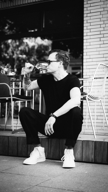 wein, weinsorte, rotwein, weißwein, roséwein, weingut, sommelier, sommellerie, weinprobe, weinverkostung, weinbewertung, weinwissen, weinbeschreibung, weincharakter, weinaromen, weinempfehlung, weinberatung, weintipp, weinpairing, foodpairing, weinbegleitung, wein und essen, wein zum fisch, wein zum steak, wein zu käse, wein zu pasta, wein zum dessert, weinmenü, fine dining, gastronomie, restaurantwein, haubenrestaurant, michelin, delice stuttgart, weinliste, weinkarte, weinauswahl, servicekultur, servicekunst, gastgeber, sommelierschule, sommelierschein, sommelierschulung, sensorik, weinsensorik, aromarad, geschmacksprofil, terroir, weinbau, weinrebe, rebsorte, weinberg, weinregion, herkunft, weinland, weinbaugebiet, deutschlandwein, italienwein, französischer wein, spanischer wein, österreichwein, schweizer wein, südafrika wein, kalifornien wein, napa valley, bordeaux, burgund, chianti, rioja, ribera del duero, moselwein, pfalzwein, rheingau, rheinhessen, frankenwein, badenwein, sachsenwein, saale-unstrut, elsasswein, piemontwein, barolo, barbaresco, brunello, amarone, valpolicella, prosecco, franciacorta, champagne, cremants, sekt, deutscher sekt, schaumwein, stillwein, natural wine, orange wine, biodynamischer wein, biowein, veganer wein, nachhaltiger wein, weinherstellung, kelterung, gärung, malolaktische gärung, ausbau, barrique, holzfass, edelstahltank, flaschenreife, dekantieren, karaffieren, weinservice, trinktemperatur, weinglas, zieher vision, zieher glass, burgunderglas, rieslingglas, universalglas, rotweinglas, weißweinglas, glasform, aromaentfaltung, glasempfehlung, weinlagerung, weinkeller, weinklimaschrank, weintemperierung, korken, schraubverschluss, naturkork, glasverschluss, korkfehler, oxidation, belüftung, sediment, depot, weinflecken, weinstein, weinfehler, schwefel, säure, restzucker, trocken, halbtrocken, feinherb, lieblich, süßwein, dessertwein, eiswein, beerenauslese, trockenbeerenauslese, spätlese, auslese, kabinett, pradikatswein, qualitätswein, tafelwein, landwein, weingesetz, appellation, docg, aoc, d.o., vdp, grosses gewächs, erste lage, weinbewertungssystem, parker punkte, falstaff punkte, vinum, wein plus, tasting note, verkostungsnotiz, farbe, bukett, duft, mundgefühl, struktur, körper, tannin, abgang, länge, komplexität, balance, mineralität, frucht, würze, florale noten, kräuter, vanille, toast, mokka, leder, erde, stein, graphite, salz, kalk, kirsche, pflaume, himbeere, brombeere, apfel, birne, zitrus, limette, grapefruit, ananas, mango, pfirsich, marille, honig, haselnuss, mandel, butter, karamell, rauch, pfeffer, balsamico, eukalyptus, menthol, kräuterwürze, kräuterduft, rosennote, veilchen, lavendel, wacholder, muskat, zimt, nelke, kumin, schokolade, kaffeebohne, toastbrot, hefe, brioche, kreide, mineralisch, floral, würzig, fruchtig, elegant, kräftig, rund, harmonisch, frisch, kühl, linear, lang, dicht, filigran, stoffig, samtig, cremig, lebendig, fein, komplex, tief, delikat, zart, salzig, kalkig, rauchig, reif, jugendlich, balanciert, animierend, expressiv, subtil, konzentriert, trinkreif, lagerfähig, jahrgang, jahrgangstiefe, jahrgangsvergleich, klimawandel, hitzejahrgang, weinqualität, erntezeitpunkt, handlese, selektion, weinlese, mostgewicht, oechsle, weinsäure, weinzucker, weinalkohol, alkoholgehalt, restzuckeranalyse, ph-wert, schwefelung, filtrierung, unfiltriert, weinbereitung, cuvée, reinsortig, assemblage, blend, fassprobe, bottling, degorgieren, dégorgement, dosage, brut, extra brut, sec, demi sec, doux, reserve, vintage, non vintage, jahrgangssekt, prestige cuvée, grand cru, premier cru, village, cru classé, estate, domaine, tenuta, bodega, château, weingutsführung, weinverkauf, weinhandlung, onlineweinhandel, weinshop, vinothek, weinmesse, weinevent, weinfestival, weingala, weinreise, weintourismus, tasting flight, masterclass, sommelierschule, weinakademie, weinseminar, sensoriktraining, degustation, blindverkostung, vergleichsprobe, horizontale verkostung, vertikale verkostung, weinbeschreibung schreiben, tasting note vorlage, aroma erkennen, wein bewerten, wein empfehlen, best wine germany, best sommeliers, deutscher sommelierverband, wset, court of master sommeliers, weinexperte, weinkritiker, weinjournalismus, weinblog, weinpodcast, weinmagazin, weinwissen online, gastrokultur, kulinarik, gourmet, fine dining szene, sterneküche, haubenküche, pairing idee, menübegleitung, amuse bouche, wein zum käse, wein zum dessert, aperitif, digestif, wein und sake, sakepairing, champagnerpairing, rosétrends, naturalwine trend, orange wine trend, zero dosage, low intervention, slow wine, nachhaltigkeit im weinbau, regenerative weinwirtschaft, biodynamik, demeter, ecovin, fair’n green, klimaneutraler wein, co2 bilanz wein, glas vs bag in box, wein innovation, alkoholfreier wein, entalkoholisierter wein, wein ohne alkohol, wein mit wenig alkohol, leichte weine, sommerwein, winterwein, festtagswein, weihnachtswein, osterwein, grillwein, terrassewein, picknickwein, aperitifwein, brunchwein, valentinstag wein, muttertag wein, geschenkwein, weingeschenk, firmengeschenk, personalisiertes etikett, flaschenetikett, etikettendesign, korkenzieher, sommeliermesser, dekantierkaraffe, weinausgießer, weinthermometer, flaschenverschluss, weinaccessoires, weinreinigung, glasreinigung, weinglaspolitur, weingläser kaufen, zieher gläser, zieher vision balance, zieher vision intense, zieher vision fresh, zieher vision straight, zieher vision graceful, zieher vision rich, zieher vision delicate, glastest, aromaentwicklung, gläservergleich, weinservice im restaurant, serviceprotokoll, mise en place wein, gastansprache, storytelling am tisch, weinphilosophie, emotion im service, gastzufriedenheit, feinsinn, wein und kultur, wein und kunst, wein und musik, wein und literatur, wein und reisen, weinregion italien, weinregion frankreich, weinregion deutschland, region stuttgart, wein aus württemberg, neckartal wein, remstal, heilbronner weinstraße, wein aus der pfalz, wein aus baden, wein aus franken, wein aus der mosel, rheingau riesling, pfälzer chardonnay, deutscher pinot noir, spätburgunder, grauburgunder, weissburgunder, silvaner, riesling, sauvignon blanc, muskateller, scheurebe, gewürztraminer, chardonnay, pinot blanc, pinot gris, pinot noir, nebbiolo, sangiovese, tempranillo, cabernet sauvignon, merlot, syrah, grenache, carignan, malbec, zinfandel, shiraz, touriga nacional, albariño, vermentino, verdejo, grüner veltliner, blaufränkisch, zweigelt, saint laurent, tannat, barbera, dolcetto, aglianico, nero d’avola, cortese, garganega, viognier, marsanne, roussanne, chenin blanc, rieslaner, muscadet, viura, clairette, semillon, weintrend, sommelierszene, weinkultur deutschland, europäische weinkultur, neue weinwelt, alte welt wein, moderne weininterpretation, weinphilosophie, serviceleidenschaft, gastgeberschaft, sinneswahrnehmung, geschmackstraining, feine aromatik, elegance im glas, balance im wein, weincharme, weinleidenschaft, genusskultur, lebensfreude, genussmoment, stilvoll trinken, wein erleben, wein entdecken, wein verstehen, wein teilen, wein genießen, wein erleben podcast, sommelier interview, evangelos pattas, delice restaurant, stuttgart fine dining, silvio nitzsche podcast, sommeliers erzählen, weinwissen teilen, deutsche sommellerie, weinleidenschaft deutschland, kultur des genusses, wein und leben, kunst des servierens, stille eleganz, wein als beziehung, genuss im glas, handwerk im service, achtsamkeit im wein, feine noten, große momente, leben mit wein, service und seele, wein als sprache, die kunst des pairings.