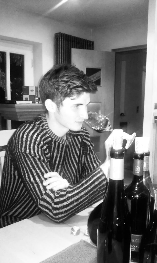 wein, weinsorte, rotwein, weißwein, roséwein, weingut, sommelier, sommellerie, weinprobe, weinverkostung, weinbewertung, weinwissen, weinbeschreibung, weincharakter, weinaromen, weinempfehlung, weinberatung, weintipp, weinpairing, foodpairing, weinbegleitung, wein und essen, wein zum fisch, wein zum steak, wein zu käse, wein zu pasta, wein zum dessert, weinmenü, fine dining, gastronomie, restaurantwein, haubenrestaurant, michelin, delice stuttgart, weinliste, weinkarte, weinauswahl, servicekultur, servicekunst, gastgeber, sommelierschule, sommelierschein, sommelierschulung, sensorik, weinsensorik, aromarad, geschmacksprofil, terroir, weinbau, weinrebe, rebsorte, weinberg, weinregion, herkunft, weinland, weinbaugebiet, deutschlandwein, italienwein, französischer wein, spanischer wein, österreichwein, schweizer wein, südafrika wein, kalifornien wein, napa valley, bordeaux, burgund, chianti, rioja, ribera del duero, moselwein, pfalzwein, rheingau, rheinhessen, frankenwein, badenwein, sachsenwein, saale-unstrut, elsasswein, piemontwein, barolo, barbaresco, brunello, amarone, valpolicella, prosecco, franciacorta, champagne, cremants, sekt, deutscher sekt, schaumwein, stillwein, natural wine, orange wine, biodynamischer wein, biowein, veganer wein, nachhaltiger wein, weinherstellung, kelterung, gärung, malolaktische gärung, ausbau, barrique, holzfass, edelstahltank, flaschenreife, dekantieren, karaffieren, weinservice, trinktemperatur, weinglas, zieher vision, zieher glass, burgunderglas, rieslingglas, universalglas, rotweinglas, weißweinglas, glasform, aromaentfaltung, glasempfehlung, weinlagerung, weinkeller, weinklimaschrank, weintemperierung, korken, schraubverschluss, naturkork, glasverschluss, korkfehler, oxidation, belüftung, sediment, depot, weinflecken, weinstein, weinfehler, schwefel, säure, restzucker, trocken, halbtrocken, feinherb, lieblich, süßwein, dessertwein, eiswein, beerenauslese, trockenbeerenauslese, spätlese, auslese, kabinett, pradikatswein, qualitätswein, tafelwein, landwein, weingesetz, appellation, docg, aoc, d.o., vdp, grosses gewächs, erste lage, weinbewertungssystem, parker punkte, falstaff punkte, vinum, wein plus, tasting note, verkostungsnotiz, farbe, bukett, duft, mundgefühl, struktur, körper, tannin, abgang, länge, komplexität, balance, mineralität, frucht, würze, florale noten, kräuter, vanille, toast, mokka, leder, erde, stein, graphite, salz, kalk, kirsche, pflaume, himbeere, brombeere, apfel, birne, zitrus, limette, grapefruit, ananas, mango, pfirsich, marille, honig, haselnuss, mandel, butter, karamell, rauch, pfeffer, balsamico, eukalyptus, menthol, kräuterwürze, kräuterduft, rosennote, veilchen, lavendel, wacholder, muskat, zimt, nelke, kumin, schokolade, kaffeebohne, toastbrot, hefe, brioche, kreide, mineralisch, floral, würzig, fruchtig, elegant, kräftig, rund, harmonisch, frisch, kühl, linear, lang, dicht, filigran, stoffig, samtig, cremig, lebendig, fein, komplex, tief, delikat, zart, salzig, kalkig, rauchig, reif, jugendlich, balanciert, animierend, expressiv, subtil, konzentriert, trinkreif, lagerfähig, jahrgang, jahrgangstiefe, jahrgangsvergleich, klimawandel, hitzejahrgang, weinqualität, erntezeitpunkt, handlese, selektion, weinlese, mostgewicht, oechsle, weinsäure, weinzucker, weinalkohol, alkoholgehalt, restzuckeranalyse, ph-wert, schwefelung, filtrierung, unfiltriert, weinbereitung, cuvée, reinsortig, assemblage, blend, fassprobe, bottling, degorgieren, dégorgement, dosage, brut, extra brut, sec, demi sec, doux, reserve, vintage, non vintage, jahrgangssekt, prestige cuvée, grand cru, premier cru, village, cru classé, estate, domaine, tenuta, bodega, château, weingutsführung, weinverkauf, weinhandlung, onlineweinhandel, weinshop, vinothek, weinmesse, weinevent, weinfestival, weingala, weinreise, weintourismus, tasting flight, masterclass, sommelierschule, weinakademie, weinseminar, sensoriktraining, degustation, blindverkostung, vergleichsprobe, horizontale verkostung, vertikale verkostung, weinbeschreibung schreiben, tasting note vorlage, aroma erkennen, wein bewerten, wein empfehlen, best wine germany, best sommeliers, deutscher sommelierverband, wset, court of master sommeliers, weinexperte, weinkritiker, weinjournalismus, weinblog, weinpodcast, weinmagazin, weinwissen online, gastrokultur, kulinarik, gourmet, fine dining szene, sterneküche, haubenküche, pairing idee, menübegleitung, amuse bouche, wein zum käse, wein zum dessert, aperitif, digestif, wein und sake, sakepairing, champagnerpairing, rosétrends, naturalwine trend, orange wine trend, zero dosage, low intervention, slow wine, nachhaltigkeit im weinbau, regenerative weinwirtschaft, biodynamik, demeter, ecovin, fair’n green, klimaneutraler wein, co2 bilanz wein, glas vs bag in box, wein innovation, alkoholfreier wein, entalkoholisierter wein, wein ohne alkohol, wein mit wenig alkohol, leichte weine, sommerwein, winterwein, festtagswein, weihnachtswein, osterwein, grillwein, terrassewein, picknickwein, aperitifwein, brunchwein, valentinstag wein, muttertag wein, geschenkwein, weingeschenk, firmengeschenk, personalisiertes etikett, flaschenetikett, etikettendesign, korkenzieher, sommeliermesser, dekantierkaraffe, weinausgießer, weinthermometer, flaschenverschluss, weinaccessoires, weinreinigung, glasreinigung, weinglaspolitur, weingläser kaufen, zieher gläser, zieher vision balance, zieher vision intense, zieher vision fresh, zieher vision straight, zieher vision graceful, zieher vision rich, zieher vision delicate, glastest, aromaentwicklung, gläservergleich, weinservice im restaurant, serviceprotokoll, mise en place wein, gastansprache, storytelling am tisch, weinphilosophie, emotion im service, gastzufriedenheit, feinsinn, wein und kultur, wein und kunst, wein und musik, wein und literatur, wein und reisen, weinregion italien, weinregion frankreich, weinregion deutschland, region stuttgart, wein aus württemberg, neckartal wein, remstal, heilbronner weinstraße, wein aus der pfalz, wein aus baden, wein aus franken, wein aus der mosel, rheingau riesling, pfälzer chardonnay, deutscher pinot noir, spätburgunder, grauburgunder, weissburgunder, silvaner, riesling, sauvignon blanc, muskateller, scheurebe, gewürztraminer, chardonnay, pinot blanc, pinot gris, pinot noir, nebbiolo, sangiovese, tempranillo, cabernet sauvignon, merlot, syrah, grenache, carignan, malbec, zinfandel, shiraz, touriga nacional, albariño, vermentino, verdejo, grüner veltliner, blaufränkisch, zweigelt, saint laurent, tannat, barbera, dolcetto, aglianico, nero d’avola, cortese, garganega, viognier, marsanne, roussanne, chenin blanc, rieslaner, muscadet, viura, clairette, semillon, weintrend, sommelierszene, weinkultur deutschland, europäische weinkultur, neue weinwelt, alte welt wein, moderne weininterpretation, weinphilosophie, serviceleidenschaft, gastgeberschaft, sinneswahrnehmung, geschmackstraining, feine aromatik, elegance im glas, balance im wein, weincharme, weinleidenschaft, genusskultur, lebensfreude, genussmoment, stilvoll trinken, wein erleben, wein entdecken, wein verstehen, wein teilen, wein genießen, wein erleben podcast, sommelier interview, evangelos pattas, delice restaurant, stuttgart fine dining, silvio nitzsche podcast, sommeliers erzählen, weinwissen teilen, deutsche sommellerie, weinleidenschaft deutschland, kultur des genusses, wein und leben, kunst des servierens, stille eleganz, wein als beziehung, genuss im glas, handwerk im service, achtsamkeit im wein, feine noten, große momente, leben mit wein, service und seele, wein als sprache, die kunst des pairings.