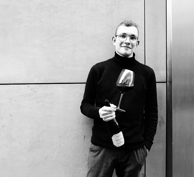 wein, weinsorte, rotwein, weißwein, roséwein, weingut, sommelier, sommellerie, weinprobe, weinverkostung, weinbewertung, weinwissen, weinbeschreibung, weincharakter, weinaromen, weinempfehlung, weinberatung, weintipp, weinpairing, foodpairing, weinbegleitung, wein und essen, wein zum fisch, wein zum steak, wein zu käse, wein zu pasta, wein zum dessert, weinmenü, fine dining, gastronomie, restaurantwein, haubenrestaurant, michelin, delice stuttgart, weinliste, weinkarte, weinauswahl, servicekultur, servicekunst, gastgeber, sommelierschule, sommelierschein, sommelierschulung, sensorik, weinsensorik, aromarad, geschmacksprofil, terroir, weinbau, weinrebe, rebsorte, weinberg, weinregion, herkunft, weinland, weinbaugebiet, deutschlandwein, italienwein, französischer wein, spanischer wein, österreichwein, schweizer wein, südafrika wein, kalifornien wein, napa valley, bordeaux, burgund, chianti, rioja, ribera del duero, moselwein, pfalzwein, rheingau, rheinhessen, frankenwein, badenwein, sachsenwein, saale-unstrut, elsasswein, piemontwein, barolo, barbaresco, brunello, amarone, valpolicella, prosecco, franciacorta, champagne, cremants, sekt, deutscher sekt, schaumwein, stillwein, natural wine, orange wine, biodynamischer wein, biowein, veganer wein, nachhaltiger wein, weinherstellung, kelterung, gärung, malolaktische gärung, ausbau, barrique, holzfass, edelstahltank, flaschenreife, dekantieren, karaffieren, weinservice, trinktemperatur, weinglas, zieher vision, zieher glass, burgunderglas, rieslingglas, universalglas, rotweinglas, weißweinglas, glasform, aromaentfaltung, glasempfehlung, weinlagerung, weinkeller, weinklimaschrank, weintemperierung, korken, schraubverschluss, naturkork, glasverschluss, korkfehler, oxidation, belüftung, sediment, depot, weinflecken, weinstein, weinfehler, schwefel, säure, restzucker, trocken, halbtrocken, feinherb, lieblich, süßwein, dessertwein, eiswein, beerenauslese, trockenbeerenauslese, spätlese, auslese, kabinett, pradikatswein, qualitätswein, tafelwein, landwein, weingesetz, appellation, docg, aoc, d.o., vdp, grosses gewächs, erste lage, weinbewertungssystem, parker punkte, falstaff punkte, vinum, wein plus, tasting note, verkostungsnotiz, farbe, bukett, duft, mundgefühl, struktur, körper, tannin, abgang, länge, komplexität, balance, mineralität, frucht, würze, florale noten, kräuter, vanille, toast, mokka, leder, erde, stein, graphite, salz, kalk, kirsche, pflaume, himbeere, brombeere, apfel, birne, zitrus, limette, grapefruit, ananas, mango, pfirsich, marille, honig, haselnuss, mandel, butter, karamell, rauch, pfeffer, balsamico, eukalyptus, menthol, kräuterwürze, kräuterduft, rosennote, veilchen, lavendel, wacholder, muskat, zimt, nelke, kumin, schokolade, kaffeebohne, toastbrot, hefe, brioche, kreide, mineralisch, floral, würzig, fruchtig, elegant, kräftig, rund, harmonisch, frisch, kühl, linear, lang, dicht, filigran, stoffig, samtig, cremig, lebendig, fein, komplex, tief, delikat, zart, salzig, kalkig, rauchig, reif, jugendlich, balanciert, animierend, expressiv, subtil, konzentriert, trinkreif, lagerfähig, jahrgang, jahrgangstiefe, jahrgangsvergleich, klimawandel, hitzejahrgang, weinqualität, erntezeitpunkt, handlese, selektion, weinlese, mostgewicht, oechsle, weinsäure, weinzucker, weinalkohol, alkoholgehalt, restzuckeranalyse, ph-wert, schwefelung, filtrierung, unfiltriert, weinbereitung, cuvée, reinsortig, assemblage, blend, fassprobe, bottling, degorgieren, dégorgement, dosage, brut, extra brut, sec, demi sec, doux, reserve, vintage, non vintage, jahrgangssekt, prestige cuvée, grand cru, premier cru, village, cru classé, estate, domaine, tenuta, bodega, château, weingutsführung, weinverkauf, weinhandlung, onlineweinhandel, weinshop, vinothek, weinmesse, weinevent, weinfestival, weingala, weinreise, weintourismus, tasting flight, masterclass, sommelierschule, weinakademie, weinseminar, sensoriktraining, degustation, blindverkostung, vergleichsprobe, horizontale verkostung, vertikale verkostung, weinbeschreibung schreiben, tasting note vorlage, aroma erkennen, wein bewerten, wein empfehlen, best wine germany, best sommeliers, deutscher sommelierverband, wset, court of master sommeliers, weinexperte, weinkritiker, weinjournalismus, weinblog, weinpodcast, weinmagazin, weinwissen online, gastrokultur, kulinarik, gourmet, fine dining szene, sterneküche, haubenküche, pairing idee, menübegleitung, amuse bouche, wein zum käse, wein zum dessert, aperitif, digestif, wein und sake, sakepairing, champagnerpairing, rosétrends, naturalwine trend, orange wine trend, zero dosage, low intervention, slow wine, nachhaltigkeit im weinbau, regenerative weinwirtschaft, biodynamik, demeter, ecovin, fair’n green, klimaneutraler wein, co2 bilanz wein, glas vs bag in box, wein innovation, alkoholfreier wein, entalkoholisierter wein, wein ohne alkohol, wein mit wenig alkohol, leichte weine, sommerwein, winterwein, festtagswein, weihnachtswein, osterwein, grillwein, terrassewein, picknickwein, aperitifwein, brunchwein, valentinstag wein, muttertag wein, geschenkwein, weingeschenk, firmengeschenk, personalisiertes etikett, flaschenetikett, etikettendesign, korkenzieher, sommeliermesser, dekantierkaraffe, weinausgießer, weinthermometer, flaschenverschluss, weinaccessoires, weinreinigung, glasreinigung, weinglaspolitur, weingläser kaufen, zieher gläser, zieher vision balance, zieher vision intense, zieher vision fresh, zieher vision straight, zieher vision graceful, zieher vision rich, zieher vision delicate, glastest, aromaentwicklung, gläservergleich, weinservice im restaurant, serviceprotokoll, mise en place wein, gastansprache, storytelling am tisch, weinphilosophie, emotion im service, gastzufriedenheit, feinsinn, wein und kultur, wein und kunst, wein und musik, wein und literatur, wein und reisen, weinregion italien, weinregion frankreich, weinregion deutschland, region stuttgart, wein aus württemberg, neckartal wein, remstal, heilbronner weinstraße, wein aus der pfalz, wein aus baden, wein aus franken, wein aus der mosel, rheingau riesling, pfälzer chardonnay, deutscher pinot noir, spätburgunder, grauburgunder, weissburgunder, silvaner, riesling, sauvignon blanc, muskateller, scheurebe, gewürztraminer, chardonnay, pinot blanc, pinot gris, pinot noir, nebbiolo, sangiovese, tempranillo, cabernet sauvignon, merlot, syrah, grenache, carignan, malbec, zinfandel, shiraz, touriga nacional, albariño, vermentino, verdejo, grüner veltliner, blaufränkisch, zweigelt, saint laurent, tannat, barbera, dolcetto, aglianico, nero d’avola, cortese, garganega, viognier, marsanne, roussanne, chenin blanc, rieslaner, muscadet, viura, clairette, semillon, weintrend, sommelierszene, weinkultur deutschland, europäische weinkultur, neue weinwelt, alte welt wein, moderne weininterpretation, weinphilosophie, serviceleidenschaft, gastgeberschaft, sinneswahrnehmung, geschmackstraining, feine aromatik, elegance im glas, balance im wein, weincharme, weinleidenschaft, genusskultur, lebensfreude, genussmoment, stilvoll trinken, wein erleben, wein entdecken, wein verstehen, wein teilen, wein genießen, wein erleben podcast, sommelier interview, evangelos pattas, delice restaurant, stuttgart fine dining, silvio nitzsche podcast, sommeliers erzählen, weinwissen teilen, deutsche sommellerie, weinleidenschaft deutschland, kultur des genusses, wein und leben, kunst des servierens, stille eleganz, wein als beziehung, genuss im glas, handwerk im service, achtsamkeit im wein, feine noten, große momente, leben mit wein, service und seele, wein als sprache, die kunst des pairings.