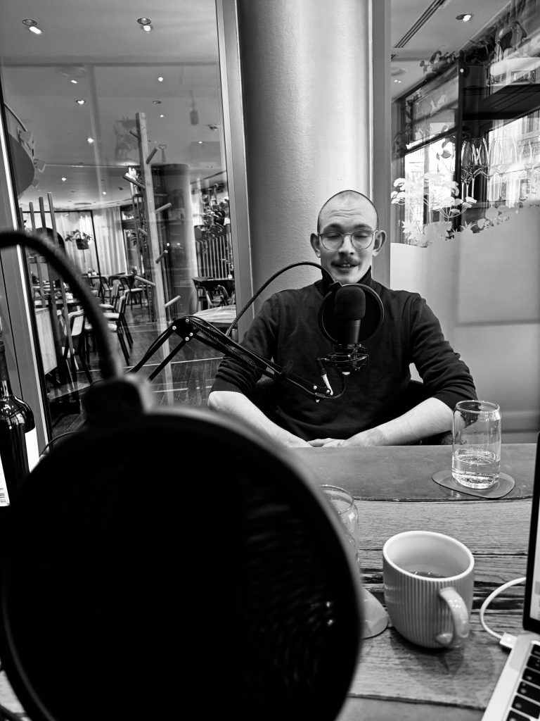 wein, weinsorte, rotwein, weißwein, roséwein, weingut, sommelier, sommellerie, weinprobe, weinverkostung, weinbewertung, weinwissen, weinbeschreibung, weincharakter, weinaromen, weinempfehlung, weinberatung, weintipp, weinpairing, foodpairing, weinbegleitung, wein und essen, wein zum fisch, wein zum steak, wein zu käse, wein zu pasta, wein zum dessert, weinmenü, fine dining, gastronomie, restaurantwein, haubenrestaurant, michelin, delice stuttgart, weinliste, weinkarte, weinauswahl, servicekultur, servicekunst, gastgeber, sommelierschule, sommelierschein, sommelierschulung, sensorik, weinsensorik, aromarad, geschmacksprofil, terroir, weinbau, weinrebe, rebsorte, weinberg, weinregion, herkunft, weinland, weinbaugebiet, deutschlandwein, italienwein, französischer wein, spanischer wein, österreichwein, schweizer wein, südafrika wein, kalifornien wein, napa valley, bordeaux, burgund, chianti, rioja, ribera del duero, moselwein, pfalzwein, rheingau, rheinhessen, frankenwein, badenwein, sachsenwein, saale-unstrut, elsasswein, piemontwein, barolo, barbaresco, brunello, amarone, valpolicella, prosecco, franciacorta, champagne, cremants, sekt, deutscher sekt, schaumwein, stillwein, natural wine, orange wine, biodynamischer wein, biowein, veganer wein, nachhaltiger wein, weinherstellung, kelterung, gärung, malolaktische gärung, ausbau, barrique, holzfass, edelstahltank, flaschenreife, dekantieren, karaffieren, weinservice, trinktemperatur, weinglas, zieher vision, zieher glass, burgunderglas, rieslingglas, universalglas, rotweinglas, weißweinglas, glasform, aromaentfaltung, glasempfehlung, weinlagerung, weinkeller, weinklimaschrank, weintemperierung, korken, schraubverschluss, naturkork, glasverschluss, korkfehler, oxidation, belüftung, sediment, depot, weinflecken, weinstein, weinfehler, schwefel, säure, restzucker, trocken, halbtrocken, feinherb, lieblich, süßwein, dessertwein, eiswein, beerenauslese, trockenbeerenauslese, spätlese, auslese, kabinett, pradikatswein, qualitätswein, tafelwein, landwein, weingesetz, appellation, docg, aoc, d.o., vdp, grosses gewächs, erste lage, weinbewertungssystem, parker punkte, falstaff punkte, vinum, wein plus, tasting note, verkostungsnotiz, farbe, bukett, duft, mundgefühl, struktur, körper, tannin, abgang, länge, komplexität, balance, mineralität, frucht, würze, florale noten, kräuter, vanille, toast, mokka, leder, erde, stein, graphite, salz, kalk, kirsche, pflaume, himbeere, brombeere, apfel, birne, zitrus, limette, grapefruit, ananas, mango, pfirsich, marille, honig, haselnuss, mandel, butter, karamell, rauch, pfeffer, balsamico, eukalyptus, menthol, kräuterwürze, kräuterduft, rosennote, veilchen, lavendel, wacholder, muskat, zimt, nelke, kumin, schokolade, kaffeebohne, toastbrot, hefe, brioche, kreide, mineralisch, floral, würzig, fruchtig, elegant, kräftig, rund, harmonisch, frisch, kühl, linear, lang, dicht, filigran, stoffig, samtig, cremig, lebendig, fein, komplex, tief, delikat, zart, salzig, kalkig, rauchig, reif, jugendlich, balanciert, animierend, expressiv, subtil, konzentriert, trinkreif, lagerfähig, jahrgang, jahrgangstiefe, jahrgangsvergleich, klimawandel, hitzejahrgang, weinqualität, erntezeitpunkt, handlese, selektion, weinlese, mostgewicht, oechsle, weinsäure, weinzucker, weinalkohol, alkoholgehalt, restzuckeranalyse, ph-wert, schwefelung, filtrierung, unfiltriert, weinbereitung, cuvée, reinsortig, assemblage, blend, fassprobe, bottling, degorgieren, dégorgement, dosage, brut, extra brut, sec, demi sec, doux, reserve, vintage, non vintage, jahrgangssekt, prestige cuvée, grand cru, premier cru, village, cru classé, estate, domaine, tenuta, bodega, château, weingutsführung, weinverkauf, weinhandlung, onlineweinhandel, weinshop, vinothek, weinmesse, weinevent, weinfestival, weingala, weinreise, weintourismus, tasting flight, masterclass, sommelierschule, weinakademie, weinseminar, sensoriktraining, degustation, blindverkostung, vergleichsprobe, horizontale verkostung, vertikale verkostung, weinbeschreibung schreiben, tasting note vorlage, aroma erkennen, wein bewerten, wein empfehlen, best wine germany, best sommeliers, deutscher sommelierverband, wset, court of master sommeliers, weinexperte, weinkritiker, weinjournalismus, weinblog, weinpodcast, weinmagazin, weinwissen online, gastrokultur, kulinarik, gourmet, fine dining szene, sterneküche, haubenküche, pairing idee, menübegleitung, amuse bouche, wein zum käse, wein zum dessert, aperitif, digestif, wein und sake, sakepairing, champagnerpairing, rosétrends, naturalwine trend, orange wine trend, zero dosage, low intervention, slow wine, nachhaltigkeit im weinbau, regenerative weinwirtschaft, biodynamik, demeter, ecovin, fair’n green, klimaneutraler wein, co2 bilanz wein, glas vs bag in box, wein innovation, alkoholfreier wein, entalkoholisierter wein, wein ohne alkohol, wein mit wenig alkohol, leichte weine, sommerwein, winterwein, festtagswein, weihnachtswein, osterwein, grillwein, terrassewein, picknickwein, aperitifwein, brunchwein, valentinstag wein, muttertag wein, geschenkwein, weingeschenk, firmengeschenk, personalisiertes etikett, flaschenetikett, etikettendesign, korkenzieher, sommeliermesser, dekantierkaraffe, weinausgießer, weinthermometer, flaschenverschluss, weinaccessoires, weinreinigung, glasreinigung, weinglaspolitur, weingläser kaufen, zieher gläser, zieher vision balance, zieher vision intense, zieher vision fresh, zieher vision straight, zieher vision graceful, zieher vision rich, zieher vision delicate, glastest, aromaentwicklung, gläservergleich, weinservice im restaurant, serviceprotokoll, mise en place wein, gastansprache, storytelling am tisch, weinphilosophie, emotion im service, gastzufriedenheit, feinsinn, wein und kultur, wein und kunst, wein und musik, wein und literatur, wein und reisen, weinregion italien, weinregion frankreich, weinregion deutschland, region stuttgart, wein aus württemberg, neckartal wein, remstal, heilbronner weinstraße, wein aus der pfalz, wein aus baden, wein aus franken, wein aus der mosel, rheingau riesling, pfälzer chardonnay, deutscher pinot noir, spätburgunder, grauburgunder, weissburgunder, silvaner, riesling, sauvignon blanc, muskateller, scheurebe, gewürztraminer, chardonnay, pinot blanc, pinot gris, pinot noir, nebbiolo, sangiovese, tempranillo, cabernet sauvignon, merlot, syrah, grenache, carignan, malbec, zinfandel, shiraz, touriga nacional, albariño, vermentino, verdejo, grüner veltliner, blaufränkisch, zweigelt, saint laurent, tannat, barbera, dolcetto, aglianico, nero d’avola, cortese, garganega, viognier, marsanne, roussanne, chenin blanc, rieslaner, muscadet, viura, clairette, semillon, weintrend, sommelierszene, weinkultur deutschland, europäische weinkultur, neue weinwelt, alte welt wein, moderne weininterpretation, weinphilosophie, serviceleidenschaft, gastgeberschaft, sinneswahrnehmung, geschmackstraining, feine aromatik, elegance im glas, balance im wein, weincharme, weinleidenschaft, genusskultur, lebensfreude, genussmoment, stilvoll trinken, wein erleben, wein entdecken, wein verstehen, wein teilen, wein genießen, wein erleben podcast, sommelier interview, evangelos pattas, delice restaurant, stuttgart fine dining, silvio nitzsche podcast, sommeliers erzählen, weinwissen teilen, deutsche sommellerie, weinleidenschaft deutschland, kultur des genusses, wein und leben, kunst des servierens, stille eleganz, wein als beziehung, genuss im glas, handwerk im service, achtsamkeit im wein, feine noten, große momente, leben mit wein, service und seele, wein als sprache, die kunst des pairings.