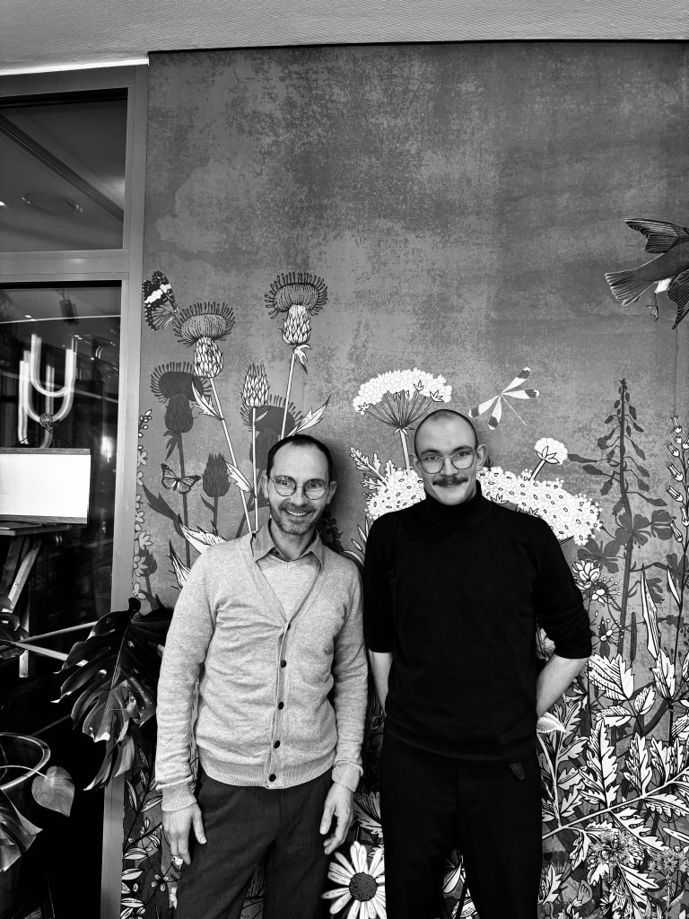 wein, weinsorte, rotwein, weißwein, roséwein, weingut, sommelier, sommellerie, weinprobe, weinverkostung, weinbewertung, weinwissen, weinbeschreibung, weincharakter, weinaromen, weinempfehlung, weinberatung, weintipp, weinpairing, foodpairing, weinbegleitung, wein und essen, wein zum fisch, wein zum steak, wein zu käse, wein zu pasta, wein zum dessert, weinmenü, fine dining, gastronomie, restaurantwein, haubenrestaurant, michelin, delice stuttgart, weinliste, weinkarte, weinauswahl, servicekultur, servicekunst, gastgeber, sommelierschule, sommelierschein, sommelierschulung, sensorik, weinsensorik, aromarad, geschmacksprofil, terroir, weinbau, weinrebe, rebsorte, weinberg, weinregion, herkunft, weinland, weinbaugebiet, deutschlandwein, italienwein, französischer wein, spanischer wein, österreichwein, schweizer wein, südafrika wein, kalifornien wein, napa valley, bordeaux, burgund, chianti, rioja, ribera del duero, moselwein, pfalzwein, rheingau, rheinhessen, frankenwein, badenwein, sachsenwein, saale-unstrut, elsasswein, piemontwein, barolo, barbaresco, brunello, amarone, valpolicella, prosecco, franciacorta, champagne, cremants, sekt, deutscher sekt, schaumwein, stillwein, natural wine, orange wine, biodynamischer wein, biowein, veganer wein, nachhaltiger wein, weinherstellung, kelterung, gärung, malolaktische gärung, ausbau, barrique, holzfass, edelstahltank, flaschenreife, dekantieren, karaffieren, weinservice, trinktemperatur, weinglas, zieher vision, zieher glass, burgunderglas, rieslingglas, universalglas, rotweinglas, weißweinglas, glasform, aromaentfaltung, glasempfehlung, weinlagerung, weinkeller, weinklimaschrank, weintemperierung, korken, schraubverschluss, naturkork, glasverschluss, korkfehler, oxidation, belüftung, sediment, depot, weinflecken, weinstein, weinfehler, schwefel, säure, restzucker, trocken, halbtrocken, feinherb, lieblich, süßwein, dessertwein, eiswein, beerenauslese, trockenbeerenauslese, spätlese, auslese, kabinett, pradikatswein, qualitätswein, tafelwein, landwein, weingesetz, appellation, docg, aoc, d.o., vdp, grosses gewächs, erste lage, weinbewertungssystem, parker punkte, falstaff punkte, vinum, wein plus, tasting note, verkostungsnotiz, farbe, bukett, duft, mundgefühl, struktur, körper, tannin, abgang, länge, komplexität, balance, mineralität, frucht, würze, florale noten, kräuter, vanille, toast, mokka, leder, erde, stein, graphite, salz, kalk, kirsche, pflaume, himbeere, brombeere, apfel, birne, zitrus, limette, grapefruit, ananas, mango, pfirsich, marille, honig, haselnuss, mandel, butter, karamell, rauch, pfeffer, balsamico, eukalyptus, menthol, kräuterwürze, kräuterduft, rosennote, veilchen, lavendel, wacholder, muskat, zimt, nelke, kumin, schokolade, kaffeebohne, toastbrot, hefe, brioche, kreide, mineralisch, floral, würzig, fruchtig, elegant, kräftig, rund, harmonisch, frisch, kühl, linear, lang, dicht, filigran, stoffig, samtig, cremig, lebendig, fein, komplex, tief, delikat, zart, salzig, kalkig, rauchig, reif, jugendlich, balanciert, animierend, expressiv, subtil, konzentriert, trinkreif, lagerfähig, jahrgang, jahrgangstiefe, jahrgangsvergleich, klimawandel, hitzejahrgang, weinqualität, erntezeitpunkt, handlese, selektion, weinlese, mostgewicht, oechsle, weinsäure, weinzucker, weinalkohol, alkoholgehalt, restzuckeranalyse, ph-wert, schwefelung, filtrierung, unfiltriert, weinbereitung, cuvée, reinsortig, assemblage, blend, fassprobe, bottling, degorgieren, dégorgement, dosage, brut, extra brut, sec, demi sec, doux, reserve, vintage, non vintage, jahrgangssekt, prestige cuvée, grand cru, premier cru, village, cru classé, estate, domaine, tenuta, bodega, château, weingutsführung, weinverkauf, weinhandlung, onlineweinhandel, weinshop, vinothek, weinmesse, weinevent, weinfestival, weingala, weinreise, weintourismus, tasting flight, masterclass, sommelierschule, weinakademie, weinseminar, sensoriktraining, degustation, blindverkostung, vergleichsprobe, horizontale verkostung, vertikale verkostung, weinbeschreibung schreiben, tasting note vorlage, aroma erkennen, wein bewerten, wein empfehlen, best wine germany, best sommeliers, deutscher sommelierverband, wset, court of master sommeliers, weinexperte, weinkritiker, weinjournalismus, weinblog, weinpodcast, weinmagazin, weinwissen online, gastrokultur, kulinarik, gourmet, fine dining szene, sterneküche, haubenküche, pairing idee, menübegleitung, amuse bouche, wein zum käse, wein zum dessert, aperitif, digestif, wein und sake, sakepairing, champagnerpairing, rosétrends, naturalwine trend, orange wine trend, zero dosage, low intervention, slow wine, nachhaltigkeit im weinbau, regenerative weinwirtschaft, biodynamik, demeter, ecovin, fair’n green, klimaneutraler wein, co2 bilanz wein, glas vs bag in box, wein innovation, alkoholfreier wein, entalkoholisierter wein, wein ohne alkohol, wein mit wenig alkohol, leichte weine, sommerwein, winterwein, festtagswein, weihnachtswein, osterwein, grillwein, terrassewein, picknickwein, aperitifwein, brunchwein, valentinstag wein, muttertag wein, geschenkwein, weingeschenk, firmengeschenk, personalisiertes etikett, flaschenetikett, etikettendesign, korkenzieher, sommeliermesser, dekantierkaraffe, weinausgießer, weinthermometer, flaschenverschluss, weinaccessoires, weinreinigung, glasreinigung, weinglaspolitur, weingläser kaufen, zieher gläser, zieher vision balance, zieher vision intense, zieher vision fresh, zieher vision straight, zieher vision graceful, zieher vision rich, zieher vision delicate, glastest, aromaentwicklung, gläservergleich, weinservice im restaurant, serviceprotokoll, mise en place wein, gastansprache, storytelling am tisch, weinphilosophie, emotion im service, gastzufriedenheit, feinsinn, wein und kultur, wein und kunst, wein und musik, wein und literatur, wein und reisen, weinregion italien, weinregion frankreich, weinregion deutschland, region stuttgart, wein aus württemberg, neckartal wein, remstal, heilbronner weinstraße, wein aus der pfalz, wein aus baden, wein aus franken, wein aus der mosel, rheingau riesling, pfälzer chardonnay, deutscher pinot noir, spätburgunder, grauburgunder, weissburgunder, silvaner, riesling, sauvignon blanc, muskateller, scheurebe, gewürztraminer, chardonnay, pinot blanc, pinot gris, pinot noir, nebbiolo, sangiovese, tempranillo, cabernet sauvignon, merlot, syrah, grenache, carignan, malbec, zinfandel, shiraz, touriga nacional, albariño, vermentino, verdejo, grüner veltliner, blaufränkisch, zweigelt, saint laurent, tannat, barbera, dolcetto, aglianico, nero d’avola, cortese, garganega, viognier, marsanne, roussanne, chenin blanc, rieslaner, muscadet, viura, clairette, semillon, weintrend, sommelierszene, weinkultur deutschland, europäische weinkultur, neue weinwelt, alte welt wein, moderne weininterpretation, weinphilosophie, serviceleidenschaft, gastgeberschaft, sinneswahrnehmung, geschmackstraining, feine aromatik, elegance im glas, balance im wein, weincharme, weinleidenschaft, genusskultur, lebensfreude, genussmoment, stilvoll trinken, wein erleben, wein entdecken, wein verstehen, wein teilen, wein genießen, wein erleben podcast, sommelier interview, evangelos pattas, delice restaurant, stuttgart fine dining, silvio nitzsche podcast, sommeliers erzählen, weinwissen teilen, deutsche sommellerie, weinleidenschaft deutschland, kultur des genusses, wein und leben, kunst des servierens, stille eleganz, wein als beziehung, genuss im glas, handwerk im service, achtsamkeit im wein, feine noten, große momente, leben mit wein, service und seele, wein als sprache, die kunst des pairings.