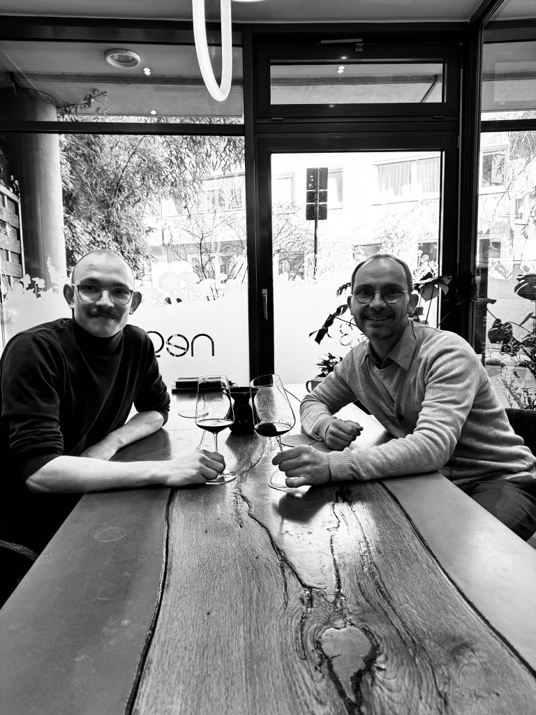 wein, weinsorte, rotwein, weißwein, roséwein, weingut, sommelier, sommellerie, weinprobe, weinverkostung, weinbewertung, weinwissen, weinbeschreibung, weincharakter, weinaromen, weinempfehlung, weinberatung, weintipp, weinpairing, foodpairing, weinbegleitung, wein und essen, wein zum fisch, wein zum steak, wein zu käse, wein zu pasta, wein zum dessert, weinmenü, fine dining, gastronomie, restaurantwein, haubenrestaurant, michelin, delice stuttgart, weinliste, weinkarte, weinauswahl, servicekultur, servicekunst, gastgeber, sommelierschule, sommelierschein, sommelierschulung, sensorik, weinsensorik, aromarad, geschmacksprofil, terroir, weinbau, weinrebe, rebsorte, weinberg, weinregion, herkunft, weinland, weinbaugebiet, deutschlandwein, italienwein, französischer wein, spanischer wein, österreichwein, schweizer wein, südafrika wein, kalifornien wein, napa valley, bordeaux, burgund, chianti, rioja, ribera del duero, moselwein, pfalzwein, rheingau, rheinhessen, frankenwein, badenwein, sachsenwein, saale-unstrut, elsasswein, piemontwein, barolo, barbaresco, brunello, amarone, valpolicella, prosecco, franciacorta, champagne, cremants, sekt, deutscher sekt, schaumwein, stillwein, natural wine, orange wine, biodynamischer wein, biowein, veganer wein, nachhaltiger wein, weinherstellung, kelterung, gärung, malolaktische gärung, ausbau, barrique, holzfass, edelstahltank, flaschenreife, dekantieren, karaffieren, weinservice, trinktemperatur, weinglas, zieher vision, zieher glass, burgunderglas, rieslingglas, universalglas, rotweinglas, weißweinglas, glasform, aromaentfaltung, glasempfehlung, weinlagerung, weinkeller, weinklimaschrank, weintemperierung, korken, schraubverschluss, naturkork, glasverschluss, korkfehler, oxidation, belüftung, sediment, depot, weinflecken, weinstein, weinfehler, schwefel, säure, restzucker, trocken, halbtrocken, feinherb, lieblich, süßwein, dessertwein, eiswein, beerenauslese, trockenbeerenauslese, spätlese, auslese, kabinett, pradikatswein, qualitätswein, tafelwein, landwein, weingesetz, appellation, docg, aoc, d.o., vdp, grosses gewächs, erste lage, weinbewertungssystem, parker punkte, falstaff punkte, vinum, wein plus, tasting note, verkostungsnotiz, farbe, bukett, duft, mundgefühl, struktur, körper, tannin, abgang, länge, komplexität, balance, mineralität, frucht, würze, florale noten, kräuter, vanille, toast, mokka, leder, erde, stein, graphite, salz, kalk, kirsche, pflaume, himbeere, brombeere, apfel, birne, zitrus, limette, grapefruit, ananas, mango, pfirsich, marille, honig, haselnuss, mandel, butter, karamell, rauch, pfeffer, balsamico, eukalyptus, menthol, kräuterwürze, kräuterduft, rosennote, veilchen, lavendel, wacholder, muskat, zimt, nelke, kumin, schokolade, kaffeebohne, toastbrot, hefe, brioche, kreide, mineralisch, floral, würzig, fruchtig, elegant, kräftig, rund, harmonisch, frisch, kühl, linear, lang, dicht, filigran, stoffig, samtig, cremig, lebendig, fein, komplex, tief, delikat, zart, salzig, kalkig, rauchig, reif, jugendlich, balanciert, animierend, expressiv, subtil, konzentriert, trinkreif, lagerfähig, jahrgang, jahrgangstiefe, jahrgangsvergleich, klimawandel, hitzejahrgang, weinqualität, erntezeitpunkt, handlese, selektion, weinlese, mostgewicht, oechsle, weinsäure, weinzucker, weinalkohol, alkoholgehalt, restzuckeranalyse, ph-wert, schwefelung, filtrierung, unfiltriert, weinbereitung, cuvée, reinsortig, assemblage, blend, fassprobe, bottling, degorgieren, dégorgement, dosage, brut, extra brut, sec, demi sec, doux, reserve, vintage, non vintage, jahrgangssekt, prestige cuvée, grand cru, premier cru, village, cru classé, estate, domaine, tenuta, bodega, château, weingutsführung, weinverkauf, weinhandlung, onlineweinhandel, weinshop, vinothek, weinmesse, weinevent, weinfestival, weingala, weinreise, weintourismus, tasting flight, masterclass, sommelierschule, weinakademie, weinseminar, sensoriktraining, degustation, blindverkostung, vergleichsprobe, horizontale verkostung, vertikale verkostung, weinbeschreibung schreiben, tasting note vorlage, aroma erkennen, wein bewerten, wein empfehlen, best wine germany, best sommeliers, deutscher sommelierverband, wset, court of master sommeliers, weinexperte, weinkritiker, weinjournalismus, weinblog, weinpodcast, weinmagazin, weinwissen online, gastrokultur, kulinarik, gourmet, fine dining szene, sterneküche, haubenküche, pairing idee, menübegleitung, amuse bouche, wein zum käse, wein zum dessert, aperitif, digestif, wein und sake, sakepairing, champagnerpairing, rosétrends, naturalwine trend, orange wine trend, zero dosage, low intervention, slow wine, nachhaltigkeit im weinbau, regenerative weinwirtschaft, biodynamik, demeter, ecovin, fair’n green, klimaneutraler wein, co2 bilanz wein, glas vs bag in box, wein innovation, alkoholfreier wein, entalkoholisierter wein, wein ohne alkohol, wein mit wenig alkohol, leichte weine, sommerwein, winterwein, festtagswein, weihnachtswein, osterwein, grillwein, terrassewein, picknickwein, aperitifwein, brunchwein, valentinstag wein, muttertag wein, geschenkwein, weingeschenk, firmengeschenk, personalisiertes etikett, flaschenetikett, etikettendesign, korkenzieher, sommeliermesser, dekantierkaraffe, weinausgießer, weinthermometer, flaschenverschluss, weinaccessoires, weinreinigung, glasreinigung, weinglaspolitur, weingläser kaufen, zieher gläser, zieher vision balance, zieher vision intense, zieher vision fresh, zieher vision straight, zieher vision graceful, zieher vision rich, zieher vision delicate, glastest, aromaentwicklung, gläservergleich, weinservice im restaurant, serviceprotokoll, mise en place wein, gastansprache, storytelling am tisch, weinphilosophie, emotion im service, gastzufriedenheit, feinsinn, wein und kultur, wein und kunst, wein und musik, wein und literatur, wein und reisen, weinregion italien, weinregion frankreich, weinregion deutschland, region stuttgart, wein aus württemberg, neckartal wein, remstal, heilbronner weinstraße, wein aus der pfalz, wein aus baden, wein aus franken, wein aus der mosel, rheingau riesling, pfälzer chardonnay, deutscher pinot noir, spätburgunder, grauburgunder, weissburgunder, silvaner, riesling, sauvignon blanc, muskateller, scheurebe, gewürztraminer, chardonnay, pinot blanc, pinot gris, pinot noir, nebbiolo, sangiovese, tempranillo, cabernet sauvignon, merlot, syrah, grenache, carignan, malbec, zinfandel, shiraz, touriga nacional, albariño, vermentino, verdejo, grüner veltliner, blaufränkisch, zweigelt, saint laurent, tannat, barbera, dolcetto, aglianico, nero d’avola, cortese, garganega, viognier, marsanne, roussanne, chenin blanc, rieslaner, muscadet, viura, clairette, semillon, weintrend, sommelierszene, weinkultur deutschland, europäische weinkultur, neue weinwelt, alte welt wein, moderne weininterpretation, weinphilosophie, serviceleidenschaft, gastgeberschaft, sinneswahrnehmung, geschmackstraining, feine aromatik, elegance im glas, balance im wein, weincharme, weinleidenschaft, genusskultur, lebensfreude, genussmoment, stilvoll trinken, wein erleben, wein entdecken, wein verstehen, wein teilen, wein genießen, wein erleben podcast, sommelier interview, evangelos pattas, delice restaurant, stuttgart fine dining, silvio nitzsche podcast, sommeliers erzählen, weinwissen teilen, deutsche sommellerie, weinleidenschaft deutschland, kultur des genusses, wein und leben, kunst des servierens, stille eleganz, wein als beziehung, genuss im glas, handwerk im service, achtsamkeit im wein, feine noten, große momente, leben mit wein, service und seele, wein als sprache, die kunst des pairings.