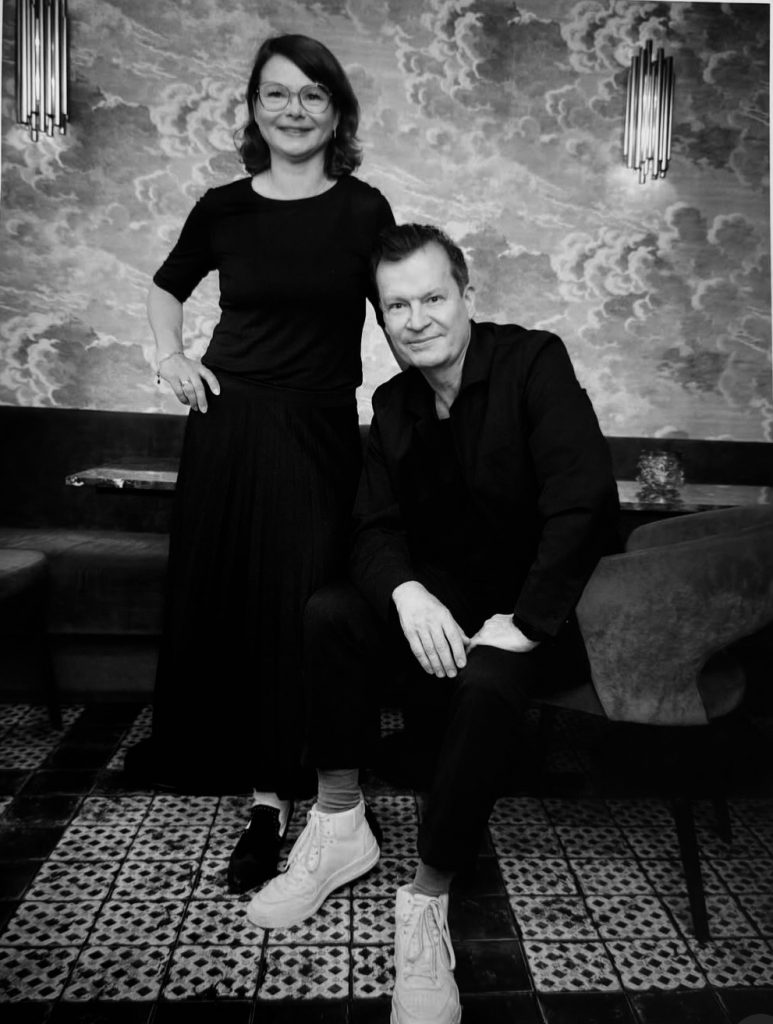 wein, weinsorte, rotwein, weißwein, roséwein, weingut, sommelier, sommellerie, weinprobe, weinverkostung, weinbewertung, weinwissen, weinbeschreibung, weincharakter, weinaromen, weinempfehlung, weinberatung, weintipp, weinpairing, foodpairing, weinbegleitung, wein und essen, wein zum fisch, wein zum steak, wein zu käse, wein zu pasta, wein zum dessert, weinmenü, fine dining, gastronomie, restaurantwein, haubenrestaurant, michelin, delice stuttgart, weinliste, weinkarte, weinauswahl, servicekultur, servicekunst, gastgeber, sommelierschule, sommelierschein, sommelierschulung, sensorik, weinsensorik, aromarad, geschmacksprofil, terroir, weinbau, weinrebe, rebsorte, weinberg, weinregion, herkunft, weinland, weinbaugebiet, deutschlandwein, italienwein, französischer wein, spanischer wein, österreichwein, schweizer wein, südafrika wein, kalifornien wein, napa valley, bordeaux, burgund, chianti, rioja, ribera del duero, moselwein, pfalzwein, rheingau, rheinhessen, frankenwein, badenwein, sachsenwein, saale-unstrut, elsasswein, piemontwein, barolo, barbaresco, brunello, amarone, valpolicella, prosecco, franciacorta, champagne, cremants, sekt, deutscher sekt, schaumwein, stillwein, natural wine, orange wine, biodynamischer wein, biowein, veganer wein, nachhaltiger wein, weinherstellung, kelterung, gärung, malolaktische gärung, ausbau, barrique, holzfass, edelstahltank, flaschenreife, dekantieren, karaffieren, weinservice, trinktemperatur, weinglas, zieher vision, zieher glass, burgunderglas, rieslingglas, universalglas, rotweinglas, weißweinglas, glasform, aromaentfaltung, glasempfehlung, weinlagerung, weinkeller, weinklimaschrank, weintemperierung, korken, schraubverschluss, naturkork, glasverschluss, korkfehler, oxidation, belüftung, sediment, depot, weinflecken, weinstein, weinfehler, schwefel, säure, restzucker, trocken, halbtrocken, feinherb, lieblich, süßwein, dessertwein, eiswein, beerenauslese, trockenbeerenauslese, spätlese, auslese, kabinett, pradikatswein, qualitätswein, tafelwein, landwein, weingesetz, appellation, docg, aoc, d.o., vdp, grosses gewächs, erste lage, weinbewertungssystem, parker punkte, falstaff punkte, vinum, wein plus, tasting note, verkostungsnotiz, farbe, bukett, duft, mundgefühl, struktur, körper, tannin, abgang, länge, komplexität, balance, mineralität, frucht, würze, florale noten, kräuter, vanille, toast, mokka, leder, erde, stein, graphite, salz, kalk, kirsche, pflaume, himbeere, brombeere, apfel, birne, zitrus, limette, grapefruit, ananas, mango, pfirsich, marille, honig, haselnuss, mandel, butter, karamell, rauch, pfeffer, balsamico, eukalyptus, menthol, kräuterwürze, kräuterduft, rosennote, veilchen, lavendel, wacholder, muskat, zimt, nelke, kumin, schokolade, kaffeebohne, toastbrot, hefe, brioche, kreide, mineralisch, floral, würzig, fruchtig, elegant, kräftig, rund, harmonisch, frisch, kühl, linear, lang, dicht, filigran, stoffig, samtig, cremig, lebendig, fein, komplex, tief, delikat, zart, salzig, kalkig, rauchig, reif, jugendlich, balanciert, animierend, expressiv, subtil, konzentriert, trinkreif, lagerfähig, jahrgang, jahrgangstiefe, jahrgangsvergleich, klimawandel, hitzejahrgang, weinqualität, erntezeitpunkt, handlese, selektion, weinlese, mostgewicht, oechsle, weinsäure, weinzucker, weinalkohol, alkoholgehalt, restzuckeranalyse, ph-wert, schwefelung, filtrierung, unfiltriert, weinbereitung, cuvée, reinsortig, assemblage, blend, fassprobe, bottling, degorgieren, dégorgement, dosage, brut, extra brut, sec, demi sec, doux, reserve, vintage, non vintage, jahrgangssekt, prestige cuvée, grand cru, premier cru, village, cru classé, estate, domaine, tenuta, bodega, château, weingutsführung, weinverkauf, weinhandlung, onlineweinhandel, weinshop, vinothek, weinmesse, weinevent, weinfestival, weingala, weinreise, weintourismus, tasting flight, masterclass, sommelierschule, weinakademie, weinseminar, sensoriktraining, degustation, blindverkostung, vergleichsprobe, horizontale verkostung, vertikale verkostung, weinbeschreibung schreiben, tasting note vorlage, aroma erkennen, wein bewerten, wein empfehlen, best wine germany, best sommeliers, deutscher sommelierverband, wset, court of master sommeliers, weinexperte, weinkritiker, weinjournalismus, weinblog, weinpodcast, weinmagazin, weinwissen online, gastrokultur, kulinarik, gourmet, fine dining szene, sterneküche, haubenküche, pairing idee, menübegleitung, amuse bouche, wein zum käse, wein zum dessert, aperitif, digestif, wein und sake, sakepairing, champagnerpairing, rosétrends, naturalwine trend, orange wine trend, zero dosage, low intervention, slow wine, nachhaltigkeit im weinbau, regenerative weinwirtschaft, biodynamik, demeter, ecovin, fair’n green, klimaneutraler wein, co2 bilanz wein, glas vs bag in box, wein innovation, alkoholfreier wein, entalkoholisierter wein, wein ohne alkohol, wein mit wenig alkohol, leichte weine, sommerwein, winterwein, festtagswein, weihnachtswein, osterwein, grillwein, terrassewein, picknickwein, aperitifwein, brunchwein, valentinstag wein, muttertag wein, geschenkwein, weingeschenk, firmengeschenk, personalisiertes etikett, flaschenetikett, etikettendesign, korkenzieher, sommeliermesser, dekantierkaraffe, weinausgießer, weinthermometer, flaschenverschluss, weinaccessoires, weinreinigung, glasreinigung, weinglaspolitur, weingläser kaufen, zieher gläser, zieher vision balance, zieher vision intense, zieher vision fresh, zieher vision straight, zieher vision graceful, zieher vision rich, zieher vision delicate, glastest, aromaentwicklung, gläservergleich, weinservice im restaurant, serviceprotokoll, mise en place wein, gastansprache, storytelling am tisch, weinphilosophie, emotion im service, gastzufriedenheit, feinsinn, wein und kultur, wein und kunst, wein und musik, wein und literatur, wein und reisen, weinregion italien, weinregion frankreich, weinregion deutschland, region stuttgart, wein aus württemberg, neckartal wein, remstal, heilbronner weinstraße, wein aus der pfalz, wein aus baden, wein aus franken, wein aus der mosel, rheingau riesling, pfälzer chardonnay, deutscher pinot noir, spätburgunder, grauburgunder, weissburgunder, silvaner, riesling, sauvignon blanc, muskateller, scheurebe, gewürztraminer, chardonnay, pinot blanc, pinot gris, pinot noir, nebbiolo, sangiovese, tempranillo, cabernet sauvignon, merlot, syrah, grenache, carignan, malbec, zinfandel, shiraz, touriga nacional, albariño, vermentino, verdejo, grüner veltliner, blaufränkisch, zweigelt, saint laurent, tannat, barbera, dolcetto, aglianico, nero d’avola, cortese, garganega, viognier, marsanne, roussanne, chenin blanc, rieslaner, muscadet, viura, clairette, semillon, weintrend, sommelierszene, weinkultur deutschland, europäische weinkultur, neue weinwelt, alte welt wein, moderne weininterpretation, weinphilosophie, serviceleidenschaft, gastgeberschaft, sinneswahrnehmung, geschmackstraining, feine aromatik, elegance im glas, balance im wein, weincharme, weinleidenschaft, genusskultur, lebensfreude, genussmoment, stilvoll trinken, wein erleben, wein entdecken, wein verstehen, wein teilen, wein genießen, wein erleben podcast, sommelier interview, evangelos pattas, delice restaurant, stuttgart fine dining, silvio nitzsche podcast, sommeliers erzählen, weinwissen teilen, deutsche sommellerie, weinleidenschaft deutschland, kultur des genusses, wein und leben, kunst des servierens, stille eleganz, wein als beziehung, genuss im glas, handwerk im service, achtsamkeit im wein, feine noten, große momente, leben mit wein, service und seele, wein als sprache, die kunst des pairings.