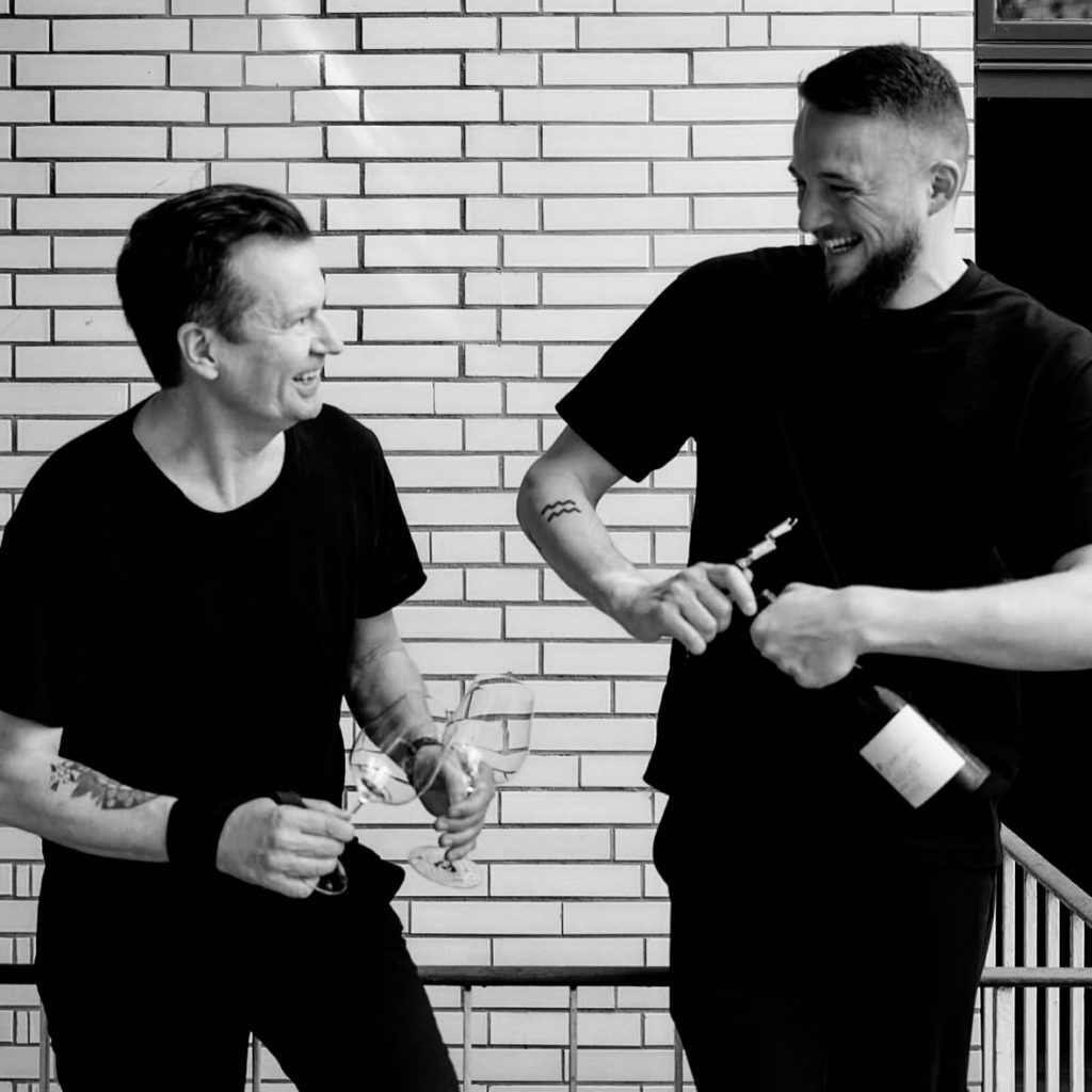 wein, weinsorte, rotwein, weißwein, roséwein, weingut, sommelier, sommellerie, weinprobe, weinverkostung, weinbewertung, weinwissen, weinbeschreibung, weincharakter, weinaromen, weinempfehlung, weinberatung, weintipp, weinpairing, foodpairing, weinbegleitung, wein und essen, wein zum fisch, wein zum steak, wein zu käse, wein zu pasta, wein zum dessert, weinmenü, fine dining, gastronomie, restaurantwein, haubenrestaurant, michelin, delice stuttgart, weinliste, weinkarte, weinauswahl, servicekultur, servicekunst, gastgeber, sommelierschule, sommelierschein, sommelierschulung, sensorik, weinsensorik, aromarad, geschmacksprofil, terroir, weinbau, weinrebe, rebsorte, weinberg, weinregion, herkunft, weinland, weinbaugebiet, deutschlandwein, italienwein, französischer wein, spanischer wein, österreichwein, schweizer wein, südafrika wein, kalifornien wein, napa valley, bordeaux, burgund, chianti, rioja, ribera del duero, moselwein, pfalzwein, rheingau, rheinhessen, frankenwein, badenwein, sachsenwein, saale-unstrut, elsasswein, piemontwein, barolo, barbaresco, brunello, amarone, valpolicella, prosecco, franciacorta, champagne, cremants, sekt, deutscher sekt, schaumwein, stillwein, natural wine, orange wine, biodynamischer wein, biowein, veganer wein, nachhaltiger wein, weinherstellung, kelterung, gärung, malolaktische gärung, ausbau, barrique, holzfass, edelstahltank, flaschenreife, dekantieren, karaffieren, weinservice, trinktemperatur, weinglas, zieher vision, zieher glass, burgunderglas, rieslingglas, universalglas, rotweinglas, weißweinglas, glasform, aromaentfaltung, glasempfehlung, weinlagerung, weinkeller, weinklimaschrank, weintemperierung, korken, schraubverschluss, naturkork, glasverschluss, korkfehler, oxidation, belüftung, sediment, depot, weinflecken, weinstein, weinfehler, schwefel, säure, restzucker, trocken, halbtrocken, feinherb, lieblich, süßwein, dessertwein, eiswein, beerenauslese, trockenbeerenauslese, spätlese, auslese, kabinett, pradikatswein, qualitätswein, tafelwein, landwein, weingesetz, appellation, docg, aoc, d.o., vdp, grosses gewächs, erste lage, weinbewertungssystem, parker punkte, falstaff punkte, vinum, wein plus, tasting note, verkostungsnotiz, farbe, bukett, duft, mundgefühl, struktur, körper, tannin, abgang, länge, komplexität, balance, mineralität, frucht, würze, florale noten, kräuter, vanille, toast, mokka, leder, erde, stein, graphite, salz, kalk, kirsche, pflaume, himbeere, brombeere, apfel, birne, zitrus, limette, grapefruit, ananas, mango, pfirsich, marille, honig, haselnuss, mandel, butter, karamell, rauch, pfeffer, balsamico, eukalyptus, menthol, kräuterwürze, kräuterduft, rosennote, veilchen, lavendel, wacholder, muskat, zimt, nelke, kumin, schokolade, kaffeebohne, toastbrot, hefe, brioche, kreide, mineralisch, floral, würzig, fruchtig, elegant, kräftig, rund, harmonisch, frisch, kühl, linear, lang, dicht, filigran, stoffig, samtig, cremig, lebendig, fein, komplex, tief, delikat, zart, salzig, kalkig, rauchig, reif, jugendlich, balanciert, animierend, expressiv, subtil, konzentriert, trinkreif, lagerfähig, jahrgang, jahrgangstiefe, jahrgangsvergleich, klimawandel, hitzejahrgang, weinqualität, erntezeitpunkt, handlese, selektion, weinlese, mostgewicht, oechsle, weinsäure, weinzucker, weinalkohol, alkoholgehalt, restzuckeranalyse, ph-wert, schwefelung, filtrierung, unfiltriert, weinbereitung, cuvée, reinsortig, assemblage, blend, fassprobe, bottling, degorgieren, dégorgement, dosage, brut, extra brut, sec, demi sec, doux, reserve, vintage, non vintage, jahrgangssekt, prestige cuvée, grand cru, premier cru, village, cru classé, estate, domaine, tenuta, bodega, château, weingutsführung, weinverkauf, weinhandlung, onlineweinhandel, weinshop, vinothek, weinmesse, weinevent, weinfestival, weingala, weinreise, weintourismus, tasting flight, masterclass, sommelierschule, weinakademie, weinseminar, sensoriktraining, degustation, blindverkostung, vergleichsprobe, horizontale verkostung, vertikale verkostung, weinbeschreibung schreiben, tasting note vorlage, aroma erkennen, wein bewerten, wein empfehlen, best wine germany, best sommeliers, deutscher sommelierverband, wset, court of master sommeliers, weinexperte, weinkritiker, weinjournalismus, weinblog, weinpodcast, weinmagazin, weinwissen online, gastrokultur, kulinarik, gourmet, fine dining szene, sterneküche, haubenküche, pairing idee, menübegleitung, amuse bouche, wein zum käse, wein zum dessert, aperitif, digestif, wein und sake, sakepairing, champagnerpairing, rosétrends, naturalwine trend, orange wine trend, zero dosage, low intervention, slow wine, nachhaltigkeit im weinbau, regenerative weinwirtschaft, biodynamik, demeter, ecovin, fair’n green, klimaneutraler wein, co2 bilanz wein, glas vs bag in box, wein innovation, alkoholfreier wein, entalkoholisierter wein, wein ohne alkohol, wein mit wenig alkohol, leichte weine, sommerwein, winterwein, festtagswein, weihnachtswein, osterwein, grillwein, terrassewein, picknickwein, aperitifwein, brunchwein, valentinstag wein, muttertag wein, geschenkwein, weingeschenk, firmengeschenk, personalisiertes etikett, flaschenetikett, etikettendesign, korkenzieher, sommeliermesser, dekantierkaraffe, weinausgießer, weinthermometer, flaschenverschluss, weinaccessoires, weinreinigung, glasreinigung, weinglaspolitur, weingläser kaufen, zieher gläser, zieher vision balance, zieher vision intense, zieher vision fresh, zieher vision straight, zieher vision graceful, zieher vision rich, zieher vision delicate, glastest, aromaentwicklung, gläservergleich, weinservice im restaurant, serviceprotokoll, mise en place wein, gastansprache, storytelling am tisch, weinphilosophie, emotion im service, gastzufriedenheit, feinsinn, wein und kultur, wein und kunst, wein und musik, wein und literatur, wein und reisen, weinregion italien, weinregion frankreich, weinregion deutschland, region stuttgart, wein aus württemberg, neckartal wein, remstal, heilbronner weinstraße, wein aus der pfalz, wein aus baden, wein aus franken, wein aus der mosel, rheingau riesling, pfälzer chardonnay, deutscher pinot noir, spätburgunder, grauburgunder, weissburgunder, silvaner, riesling, sauvignon blanc, muskateller, scheurebe, gewürztraminer, chardonnay, pinot blanc, pinot gris, pinot noir, nebbiolo, sangiovese, tempranillo, cabernet sauvignon, merlot, syrah, grenache, carignan, malbec, zinfandel, shiraz, touriga nacional, albariño, vermentino, verdejo, grüner veltliner, blaufränkisch, zweigelt, saint laurent, tannat, barbera, dolcetto, aglianico, nero d’avola, cortese, garganega, viognier, marsanne, roussanne, chenin blanc, rieslaner, muscadet, viura, clairette, semillon, weintrend, sommelierszene, weinkultur deutschland, europäische weinkultur, neue weinwelt, alte welt wein, moderne weininterpretation, weinphilosophie, serviceleidenschaft, gastgeberschaft, sinneswahrnehmung, geschmackstraining, feine aromatik, elegance im glas, balance im wein, weincharme, weinleidenschaft, genusskultur, lebensfreude, genussmoment, stilvoll trinken, wein erleben, wein entdecken, wein verstehen, wein teilen, wein genießen, wein erleben podcast, sommelier interview, evangelos pattas, delice restaurant, stuttgart fine dining, silvio nitzsche podcast, sommeliers erzählen, weinwissen teilen, deutsche sommellerie, weinleidenschaft deutschland, kultur des genusses, wein und leben, kunst des servierens, stille eleganz, wein als beziehung, genuss im glas, handwerk im service, achtsamkeit im wein, feine noten, große momente, leben mit wein, service und seele, wein als sprache, die kunst des pairings.