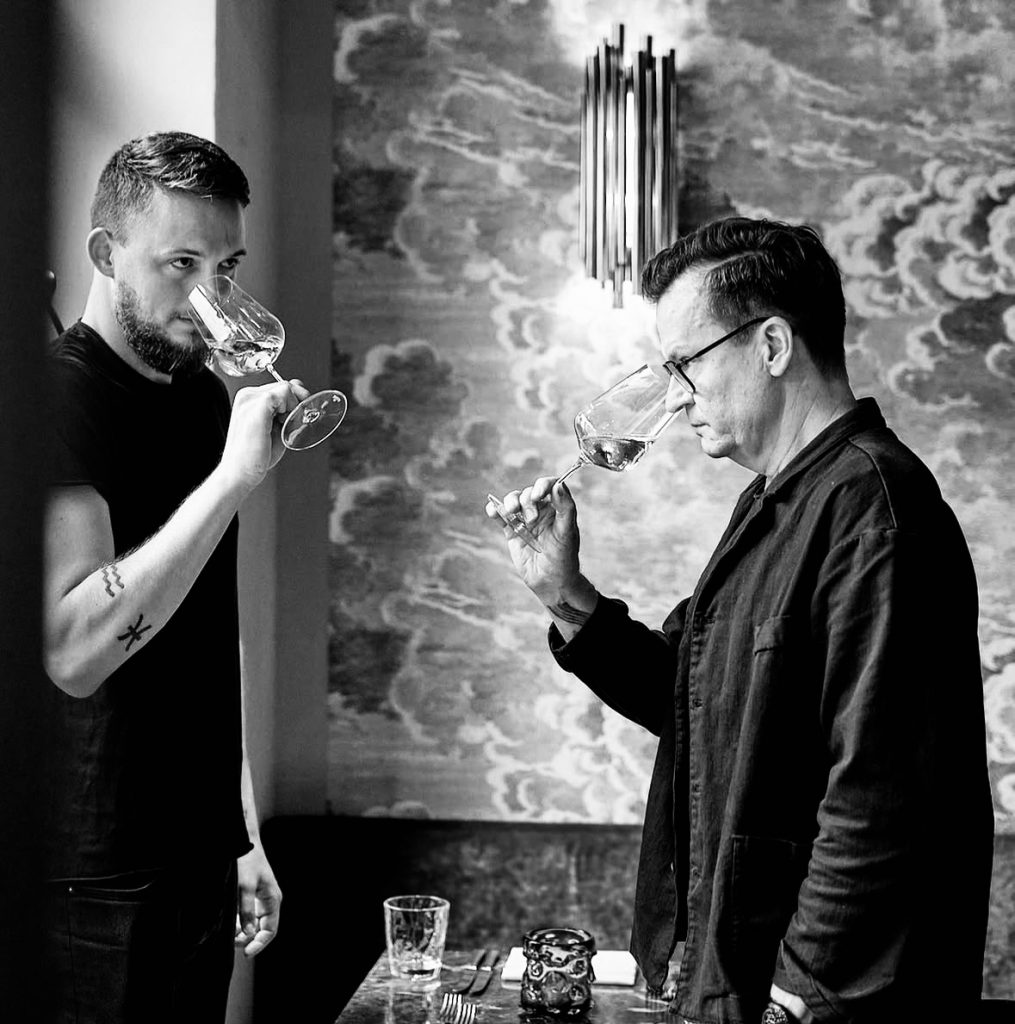 wein, weinsorte, rotwein, weißwein, roséwein, weingut, sommelier, sommellerie, weinprobe, weinverkostung, weinbewertung, weinwissen, weinbeschreibung, weincharakter, weinaromen, weinempfehlung, weinberatung, weintipp, weinpairing, foodpairing, weinbegleitung, wein und essen, wein zum fisch, wein zum steak, wein zu käse, wein zu pasta, wein zum dessert, weinmenü, fine dining, gastronomie, restaurantwein, haubenrestaurant, michelin, delice stuttgart, weinliste, weinkarte, weinauswahl, servicekultur, servicekunst, gastgeber, sommelierschule, sommelierschein, sommelierschulung, sensorik, weinsensorik, aromarad, geschmacksprofil, terroir, weinbau, weinrebe, rebsorte, weinberg, weinregion, herkunft, weinland, weinbaugebiet, deutschlandwein, italienwein, französischer wein, spanischer wein, österreichwein, schweizer wein, südafrika wein, kalifornien wein, napa valley, bordeaux, burgund, chianti, rioja, ribera del duero, moselwein, pfalzwein, rheingau, rheinhessen, frankenwein, badenwein, sachsenwein, saale-unstrut, elsasswein, piemontwein, barolo, barbaresco, brunello, amarone, valpolicella, prosecco, franciacorta, champagne, cremants, sekt, deutscher sekt, schaumwein, stillwein, natural wine, orange wine, biodynamischer wein, biowein, veganer wein, nachhaltiger wein, weinherstellung, kelterung, gärung, malolaktische gärung, ausbau, barrique, holzfass, edelstahltank, flaschenreife, dekantieren, karaffieren, weinservice, trinktemperatur, weinglas, zieher vision, zieher glass, burgunderglas, rieslingglas, universalglas, rotweinglas, weißweinglas, glasform, aromaentfaltung, glasempfehlung, weinlagerung, weinkeller, weinklimaschrank, weintemperierung, korken, schraubverschluss, naturkork, glasverschluss, korkfehler, oxidation, belüftung, sediment, depot, weinflecken, weinstein, weinfehler, schwefel, säure, restzucker, trocken, halbtrocken, feinherb, lieblich, süßwein, dessertwein, eiswein, beerenauslese, trockenbeerenauslese, spätlese, auslese, kabinett, pradikatswein, qualitätswein, tafelwein, landwein, weingesetz, appellation, docg, aoc, d.o., vdp, grosses gewächs, erste lage, weinbewertungssystem, parker punkte, falstaff punkte, vinum, wein plus, tasting note, verkostungsnotiz, farbe, bukett, duft, mundgefühl, struktur, körper, tannin, abgang, länge, komplexität, balance, mineralität, frucht, würze, florale noten, kräuter, vanille, toast, mokka, leder, erde, stein, graphite, salz, kalk, kirsche, pflaume, himbeere, brombeere, apfel, birne, zitrus, limette, grapefruit, ananas, mango, pfirsich, marille, honig, haselnuss, mandel, butter, karamell, rauch, pfeffer, balsamico, eukalyptus, menthol, kräuterwürze, kräuterduft, rosennote, veilchen, lavendel, wacholder, muskat, zimt, nelke, kumin, schokolade, kaffeebohne, toastbrot, hefe, brioche, kreide, mineralisch, floral, würzig, fruchtig, elegant, kräftig, rund, harmonisch, frisch, kühl, linear, lang, dicht, filigran, stoffig, samtig, cremig, lebendig, fein, komplex, tief, delikat, zart, salzig, kalkig, rauchig, reif, jugendlich, balanciert, animierend, expressiv, subtil, konzentriert, trinkreif, lagerfähig, jahrgang, jahrgangstiefe, jahrgangsvergleich, klimawandel, hitzejahrgang, weinqualität, erntezeitpunkt, handlese, selektion, weinlese, mostgewicht, oechsle, weinsäure, weinzucker, weinalkohol, alkoholgehalt, restzuckeranalyse, ph-wert, schwefelung, filtrierung, unfiltriert, weinbereitung, cuvée, reinsortig, assemblage, blend, fassprobe, bottling, degorgieren, dégorgement, dosage, brut, extra brut, sec, demi sec, doux, reserve, vintage, non vintage, jahrgangssekt, prestige cuvée, grand cru, premier cru, village, cru classé, estate, domaine, tenuta, bodega, château, weingutsführung, weinverkauf, weinhandlung, onlineweinhandel, weinshop, vinothek, weinmesse, weinevent, weinfestival, weingala, weinreise, weintourismus, tasting flight, masterclass, sommelierschule, weinakademie, weinseminar, sensoriktraining, degustation, blindverkostung, vergleichsprobe, horizontale verkostung, vertikale verkostung, weinbeschreibung schreiben, tasting note vorlage, aroma erkennen, wein bewerten, wein empfehlen, best wine germany, best sommeliers, deutscher sommelierverband, wset, court of master sommeliers, weinexperte, weinkritiker, weinjournalismus, weinblog, weinpodcast, weinmagazin, weinwissen online, gastrokultur, kulinarik, gourmet, fine dining szene, sterneküche, haubenküche, pairing idee, menübegleitung, amuse bouche, wein zum käse, wein zum dessert, aperitif, digestif, wein und sake, sakepairing, champagnerpairing, rosétrends, naturalwine trend, orange wine trend, zero dosage, low intervention, slow wine, nachhaltigkeit im weinbau, regenerative weinwirtschaft, biodynamik, demeter, ecovin, fair’n green, klimaneutraler wein, co2 bilanz wein, glas vs bag in box, wein innovation, alkoholfreier wein, entalkoholisierter wein, wein ohne alkohol, wein mit wenig alkohol, leichte weine, sommerwein, winterwein, festtagswein, weihnachtswein, osterwein, grillwein, terrassewein, picknickwein, aperitifwein, brunchwein, valentinstag wein, muttertag wein, geschenkwein, weingeschenk, firmengeschenk, personalisiertes etikett, flaschenetikett, etikettendesign, korkenzieher, sommeliermesser, dekantierkaraffe, weinausgießer, weinthermometer, flaschenverschluss, weinaccessoires, weinreinigung, glasreinigung, weinglaspolitur, weingläser kaufen, zieher gläser, zieher vision balance, zieher vision intense, zieher vision fresh, zieher vision straight, zieher vision graceful, zieher vision rich, zieher vision delicate, glastest, aromaentwicklung, gläservergleich, weinservice im restaurant, serviceprotokoll, mise en place wein, gastansprache, storytelling am tisch, weinphilosophie, emotion im service, gastzufriedenheit, feinsinn, wein und kultur, wein und kunst, wein und musik, wein und literatur, wein und reisen, weinregion italien, weinregion frankreich, weinregion deutschland, region stuttgart, wein aus württemberg, neckartal wein, remstal, heilbronner weinstraße, wein aus der pfalz, wein aus baden, wein aus franken, wein aus der mosel, rheingau riesling, pfälzer chardonnay, deutscher pinot noir, spätburgunder, grauburgunder, weissburgunder, silvaner, riesling, sauvignon blanc, muskateller, scheurebe, gewürztraminer, chardonnay, pinot blanc, pinot gris, pinot noir, nebbiolo, sangiovese, tempranillo, cabernet sauvignon, merlot, syrah, grenache, carignan, malbec, zinfandel, shiraz, touriga nacional, albariño, vermentino, verdejo, grüner veltliner, blaufränkisch, zweigelt, saint laurent, tannat, barbera, dolcetto, aglianico, nero d’avola, cortese, garganega, viognier, marsanne, roussanne, chenin blanc, rieslaner, muscadet, viura, clairette, semillon, weintrend, sommelierszene, weinkultur deutschland, europäische weinkultur, neue weinwelt, alte welt wein, moderne weininterpretation, weinphilosophie, serviceleidenschaft, gastgeberschaft, sinneswahrnehmung, geschmackstraining, feine aromatik, elegance im glas, balance im wein, weincharme, weinleidenschaft, genusskultur, lebensfreude, genussmoment, stilvoll trinken, wein erleben, wein entdecken, wein verstehen, wein teilen, wein genießen, wein erleben podcast, sommelier interview, evangelos pattas, delice restaurant, stuttgart fine dining, silvio nitzsche podcast, sommeliers erzählen, weinwissen teilen, deutsche sommellerie, weinleidenschaft deutschland, kultur des genusses, wein und leben, kunst des servierens, stille eleganz, wein als beziehung, genuss im glas, handwerk im service, achtsamkeit im wein, feine noten, große momente, leben mit wein, service und seele, wein als sprache, die kunst des pairings.