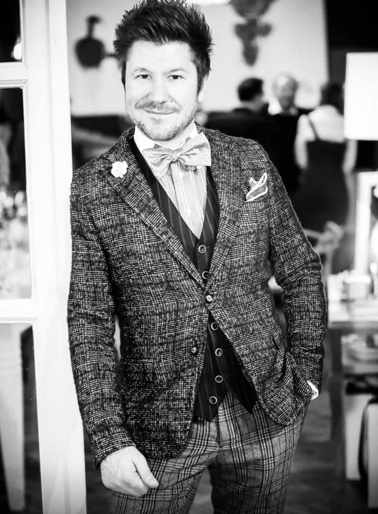 wein, weinsorte, rotwein, weißwein, roséwein, weingut, sommelier, sommellerie, weinprobe, weinverkostung, weinbewertung, weinwissen, weinbeschreibung, weincharakter, weinaromen, weinempfehlung, weinberatung, weintipp, weinpairing, foodpairing, weinbegleitung, wein und essen, wein zum fisch, wein zum steak, wein zu käse, wein zu pasta, wein zum dessert, weinmenü, fine dining, gastronomie, restaurantwein, haubenrestaurant, michelin, delice stuttgart, weinliste, weinkarte, weinauswahl, servicekultur, servicekunst, gastgeber, sommelierschule, sommelierschein, sommelierschulung, sensorik, weinsensorik, aromarad, geschmacksprofil, terroir, weinbau, weinrebe, rebsorte, weinberg, weinregion, herkunft, weinland, weinbaugebiet, deutschlandwein, italienwein, französischer wein, spanischer wein, österreichwein, schweizer wein, südafrika wein, kalifornien wein, napa valley, bordeaux, burgund, chianti, rioja, ribera del duero, moselwein, pfalzwein, rheingau, rheinhessen, frankenwein, badenwein, sachsenwein, saale-unstrut, elsasswein, piemontwein, barolo, barbaresco, brunello, amarone, valpolicella, prosecco, franciacorta, champagne, cremants, sekt, deutscher sekt, schaumwein, stillwein, natural wine, orange wine, biodynamischer wein, biowein, veganer wein, nachhaltiger wein, weinherstellung, kelterung, gärung, malolaktische gärung, ausbau, barrique, holzfass, edelstahltank, flaschenreife, dekantieren, karaffieren, weinservice, trinktemperatur, weinglas, zieher vision, zieher glass, burgunderglas, rieslingglas, universalglas, rotweinglas, weißweinglas, glasform, aromaentfaltung, glasempfehlung, weinlagerung, weinkeller, weinklimaschrank, weintemperierung, korken, schraubverschluss, naturkork, glasverschluss, korkfehler, oxidation, belüftung, sediment, depot, weinflecken, weinstein, weinfehler, schwefel, säure, restzucker, trocken, halbtrocken, feinherb, lieblich, süßwein, dessertwein, eiswein, beerenauslese, trockenbeerenauslese, spätlese, auslese, kabinett, pradikatswein, qualitätswein, tafelwein, landwein, weingesetz, appellation, docg, aoc, d.o., vdp, grosses gewächs, erste lage, weinbewertungssystem, parker punkte, falstaff punkte, vinum, wein plus, tasting note, verkostungsnotiz, farbe, bukett, duft, mundgefühl, struktur, körper, tannin, abgang, länge, komplexität, balance, mineralität, frucht, würze, florale noten, kräuter, vanille, toast, mokka, leder, erde, stein, graphite, salz, kalk, kirsche, pflaume, himbeere, brombeere, apfel, birne, zitrus, limette, grapefruit, ananas, mango, pfirsich, marille, honig, haselnuss, mandel, butter, karamell, rauch, pfeffer, balsamico, eukalyptus, menthol, kräuterwürze, kräuterduft, rosennote, veilchen, lavendel, wacholder, muskat, zimt, nelke, kumin, schokolade, kaffeebohne, toastbrot, hefe, brioche, kreide, mineralisch, floral, würzig, fruchtig, elegant, kräftig, rund, harmonisch, frisch, kühl, linear, lang, dicht, filigran, stoffig, samtig, cremig, lebendig, fein, komplex, tief, delikat, zart, salzig, kalkig, rauchig, reif, jugendlich, balanciert, animierend, expressiv, subtil, konzentriert, trinkreif, lagerfähig, jahrgang, jahrgangstiefe, jahrgangsvergleich, klimawandel, hitzejahrgang, weinqualität, erntezeitpunkt, handlese, selektion, weinlese, mostgewicht, oechsle, weinsäure, weinzucker, weinalkohol, alkoholgehalt, restzuckeranalyse, ph-wert, schwefelung, filtrierung, unfiltriert, weinbereitung, cuvée, reinsortig, assemblage, blend, fassprobe, bottling, degorgieren, dégorgement, dosage, brut, extra brut, sec, demi sec, doux, reserve, vintage, non vintage, jahrgangssekt, prestige cuvée, grand cru, premier cru, village, cru classé, estate, domaine, tenuta, bodega, château, weingutsführung, weinverkauf, weinhandlung, onlineweinhandel, weinshop, vinothek, weinmesse, weinevent, weinfestival, weingala, weinreise, weintourismus, tasting flight, masterclass, sommelierschule, weinakademie, weinseminar, sensoriktraining, degustation, blindverkostung, vergleichsprobe, horizontale verkostung, vertikale verkostung, weinbeschreibung schreiben, tasting note vorlage, aroma erkennen, wein bewerten, wein empfehlen, best wine germany, best sommeliers, deutscher sommelierverband, wset, court of master sommeliers, weinexperte, weinkritiker, weinjournalismus, weinblog, weinpodcast, weinmagazin, weinwissen online, gastrokultur, kulinarik, gourmet, fine dining szene, sterneküche, haubenküche, pairing idee, menübegleitung, amuse bouche, wein zum käse, wein zum dessert, aperitif, digestif, wein und sake, sakepairing, champagnerpairing, rosétrends, naturalwine trend, orange wine trend, zero dosage, low intervention, slow wine, nachhaltigkeit im weinbau, regenerative weinwirtschaft, biodynamik, demeter, ecovin, fair’n green, klimaneutraler wein, co2 bilanz wein, glas vs bag in box, wein innovation, alkoholfreier wein, entalkoholisierter wein, wein ohne alkohol, wein mit wenig alkohol, leichte weine, sommerwein, winterwein, festtagswein, weihnachtswein, osterwein, grillwein, terrassewein, picknickwein, aperitifwein, brunchwein, valentinstag wein, muttertag wein, geschenkwein, weingeschenk, firmengeschenk, personalisiertes etikett, flaschenetikett, etikettendesign, korkenzieher, sommeliermesser, dekantierkaraffe, weinausgießer, weinthermometer, flaschenverschluss, weinaccessoires, weinreinigung, glasreinigung, weinglaspolitur, weingläser kaufen, zieher gläser, zieher vision balance, zieher vision intense, zieher vision fresh, zieher vision straight, zieher vision graceful, zieher vision rich, zieher vision delicate, glastest, aromaentwicklung, gläservergleich, weinservice im restaurant, serviceprotokoll, mise en place wein, gastansprache, storytelling am tisch, weinphilosophie, emotion im service, gastzufriedenheit, feinsinn, wein und kultur, wein und kunst, wein und musik, wein und literatur, wein und reisen, weinregion italien, weinregion frankreich, weinregion deutschland, region stuttgart, wein aus württemberg, neckartal wein, remstal, heilbronner weinstraße, wein aus der pfalz, wein aus baden, wein aus franken, wein aus der mosel, rheingau riesling, pfälzer chardonnay, deutscher pinot noir, spätburgunder, grauburgunder, weissburgunder, silvaner, riesling, sauvignon blanc, muskateller, scheurebe, gewürztraminer, chardonnay, pinot blanc, pinot gris, pinot noir, nebbiolo, sangiovese, tempranillo, cabernet sauvignon, merlot, syrah, grenache, carignan, malbec, zinfandel, shiraz, touriga nacional, albariño, vermentino, verdejo, grüner veltliner, blaufränkisch, zweigelt, saint laurent, tannat, barbera, dolcetto, aglianico, nero d’avola, cortese, garganega, viognier, marsanne, roussanne, chenin blanc, rieslaner, muscadet, viura, clairette, semillon, weintrend, sommelierszene, weinkultur deutschland, europäische weinkultur, neue weinwelt, alte welt wein, moderne weininterpretation, weinphilosophie, serviceleidenschaft, gastgeberschaft, sinneswahrnehmung, geschmackstraining, feine aromatik, elegance im glas, balance im wein, weincharme, weinleidenschaft, genusskultur, lebensfreude, genussmoment, stilvoll trinken, wein erleben, wein entdecken, wein verstehen, wein teilen, wein genießen, wein erleben podcast, sommelier interview, evangelos pattas, delice restaurant, stuttgart fine dining, silvio nitzsche podcast, sommeliers erzählen, weinwissen teilen, deutsche sommellerie, weinleidenschaft deutschland, kultur des genusses, wein und leben, kunst des servierens, stille eleganz, wein als beziehung, genuss im glas, handwerk im service, achtsamkeit im wein, feine noten, große momente, leben mit wein, service und seele, wein als sprache, die kunst des pairings.