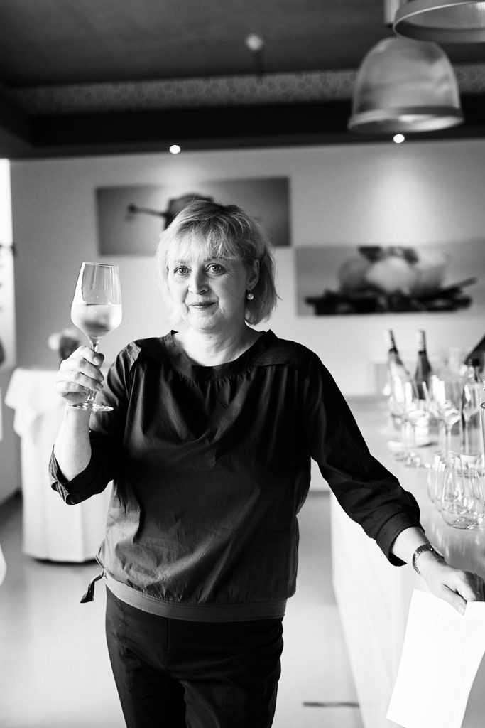wein, weinsorte, rotwein, weißwein, roséwein, weingut, sommelier, sommellerie, weinprobe, weinverkostung, weinbewertung, weinwissen, weinbeschreibung, weincharakter, weinaromen, weinempfehlung, weinberatung, weintipp, weinpairing, foodpairing, weinbegleitung, wein und essen, wein zum fisch, wein zum steak, wein zu käse, wein zu pasta, wein zum dessert, weinmenü, fine dining, gastronomie, restaurantwein, haubenrestaurant, michelin, delice stuttgart, weinliste, weinkarte, weinauswahl, servicekultur, servicekunst, gastgeber, sommelierschule, sommelierschein, sommelierschulung, sensorik, weinsensorik, aromarad, geschmacksprofil, terroir, weinbau, weinrebe, rebsorte, weinberg, weinregion, herkunft, weinland, weinbaugebiet, deutschlandwein, italienwein, französischer wein, spanischer wein, österreichwein, schweizer wein, südafrika wein, kalifornien wein, napa valley, bordeaux, burgund, chianti, rioja, ribera del duero, moselwein, pfalzwein, rheingau, rheinhessen, frankenwein, badenwein, sachsenwein, saale-unstrut, elsasswein, piemontwein, barolo, barbaresco, brunello, amarone, valpolicella, prosecco, franciacorta, champagne, cremants, sekt, deutscher sekt, schaumwein, stillwein, natural wine, orange wine, biodynamischer wein, biowein, veganer wein, nachhaltiger wein, weinherstellung, kelterung, gärung, malolaktische gärung, ausbau, barrique, holzfass, edelstahltank, flaschenreife, dekantieren, karaffieren, weinservice, trinktemperatur, weinglas, zieher vision, zieher glass, burgunderglas, rieslingglas, universalglas, rotweinglas, weißweinglas, glasform, aromaentfaltung, glasempfehlung, weinlagerung, weinkeller, weinklimaschrank, weintemperierung, korken, schraubverschluss, naturkork, glasverschluss, korkfehler, oxidation, belüftung, sediment, depot, weinflecken, weinstein, weinfehler, schwefel, säure, restzucker, trocken, halbtrocken, feinherb, lieblich, süßwein, dessertwein, eiswein, beerenauslese, trockenbeerenauslese, spätlese, auslese, kabinett, pradikatswein, qualitätswein, tafelwein, landwein, weingesetz, appellation, docg, aoc, d.o., vdp, grosses gewächs, erste lage, weinbewertungssystem, parker punkte, falstaff punkte, vinum, wein plus, tasting note, verkostungsnotiz, farbe, bukett, duft, mundgefühl, struktur, körper, tannin, abgang, länge, komplexität, balance, mineralität, frucht, würze, florale noten, kräuter, vanille, toast, mokka, leder, erde, stein, graphite, salz, kalk, kirsche, pflaume, himbeere, brombeere, apfel, birne, zitrus, limette, grapefruit, ananas, mango, pfirsich, marille, honig, haselnuss, mandel, butter, karamell, rauch, pfeffer, balsamico, eukalyptus, menthol, kräuterwürze, kräuterduft, rosennote, veilchen, lavendel, wacholder, muskat, zimt, nelke, kumin, schokolade, kaffeebohne, toastbrot, hefe, brioche, kreide, mineralisch, floral, würzig, fruchtig, elegant, kräftig, rund, harmonisch, frisch, kühl, linear, lang, dicht, filigran, stoffig, samtig, cremig, lebendig, fein, komplex, tief, delikat, zart, salzig, kalkig, rauchig, reif, jugendlich, balanciert, animierend, expressiv, subtil, konzentriert, trinkreif, lagerfähig, jahrgang, jahrgangstiefe, jahrgangsvergleich, klimawandel, hitzejahrgang, weinqualität, erntezeitpunkt, handlese, selektion, weinlese, mostgewicht, oechsle, weinsäure, weinzucker, weinalkohol, alkoholgehalt, restzuckeranalyse, ph-wert, schwefelung, filtrierung, unfiltriert, weinbereitung, cuvée, reinsortig, assemblage, blend, fassprobe, bottling, degorgieren, dégorgement, dosage, brut, extra brut, sec, demi sec, doux, reserve, vintage, non vintage, jahrgangssekt, prestige cuvée, grand cru, premier cru, village, cru classé, estate, domaine, tenuta, bodega, château, weingutsführung, weinverkauf, weinhandlung, onlineweinhandel, weinshop, vinothek, weinmesse, weinevent, weinfestival, weingala, weinreise, weintourismus, tasting flight, masterclass, sommelierschule, weinakademie, weinseminar, sensoriktraining, degustation, blindverkostung, vergleichsprobe, horizontale verkostung, vertikale verkostung, weinbeschreibung schreiben, tasting note vorlage, aroma erkennen, wein bewerten, wein empfehlen, best wine germany, best sommeliers, deutscher sommelierverband, wset, court of master sommeliers, weinexperte, weinkritiker, weinjournalismus, weinblog, weinpodcast, weinmagazin, weinwissen online, gastrokultur, kulinarik, gourmet, fine dining szene, sterneküche, haubenküche, pairing idee, menübegleitung, amuse bouche, wein zum käse, wein zum dessert, aperitif, digestif, wein und sake, sakepairing, champagnerpairing, rosétrends, naturalwine trend, orange wine trend, zero dosage, low intervention, slow wine, nachhaltigkeit im weinbau, regenerative weinwirtschaft, biodynamik, demeter, ecovin, fair’n green, klimaneutraler wein, co2 bilanz wein, glas vs bag in box, wein innovation, alkoholfreier wein, entalkoholisierter wein, wein ohne alkohol, wein mit wenig alkohol, leichte weine, sommerwein, winterwein, festtagswein, weihnachtswein, osterwein, grillwein, terrassewein, picknickwein, aperitifwein, brunchwein, valentinstag wein, muttertag wein, geschenkwein, weingeschenk, firmengeschenk, personalisiertes etikett, flaschenetikett, etikettendesign, korkenzieher, sommeliermesser, dekantierkaraffe, weinausgießer, weinthermometer, flaschenverschluss, weinaccessoires, weinreinigung, glasreinigung, weinglaspolitur, weingläser kaufen, zieher gläser, zieher vision balance, zieher vision intense, zieher vision fresh, zieher vision straight, zieher vision graceful, zieher vision rich, zieher vision delicate, glastest, aromaentwicklung, gläservergleich, weinservice im restaurant, serviceprotokoll, mise en place wein, gastansprache, storytelling am tisch, weinphilosophie, emotion im service, gastzufriedenheit, feinsinn, wein und kultur, wein und kunst, wein und musik, wein und literatur, wein und reisen, weinregion italien, weinregion frankreich, weinregion deutschland, region stuttgart, wein aus württemberg, neckartal wein, remstal, heilbronner weinstraße, wein aus der pfalz, wein aus baden, wein aus franken, wein aus der mosel, rheingau riesling, pfälzer chardonnay, deutscher pinot noir, spätburgunder, grauburgunder, weissburgunder, silvaner, riesling, sauvignon blanc, muskateller, scheurebe, gewürztraminer, chardonnay, pinot blanc, pinot gris, pinot noir, nebbiolo, sangiovese, tempranillo, cabernet sauvignon, merlot, syrah, grenache, carignan, malbec, zinfandel, shiraz, touriga nacional, albariño, vermentino, verdejo, grüner veltliner, blaufränkisch, zweigelt, saint laurent, tannat, barbera, dolcetto, aglianico, nero d’avola, cortese, garganega, viognier, marsanne, roussanne, chenin blanc, rieslaner, muscadet, viura, clairette, semillon, weintrend, sommelierszene, weinkultur deutschland, europäische weinkultur, neue weinwelt, alte welt wein, moderne weininterpretation, weinphilosophie, serviceleidenschaft, gastgeberschaft, sinneswahrnehmung, geschmackstraining, feine aromatik, elegance im glas, balance im wein, weincharme, weinleidenschaft, genusskultur, lebensfreude, genussmoment, stilvoll trinken, wein erleben, wein entdecken, wein verstehen, wein teilen, wein genießen, wein erleben podcast, sommelier interview, evangelos pattas, delice restaurant, stuttgart fine dining, silvio nitzsche podcast, sommeliers erzählen, weinwissen teilen, deutsche sommellerie, weinleidenschaft deutschland, kultur des genusses, wein und leben, kunst des servierens, stille eleganz, wein als beziehung, genuss im glas, handwerk im service, achtsamkeit im wein, feine noten, große momente, leben mit wein, service und seele, wein als sprache, die kunst des pairings.
