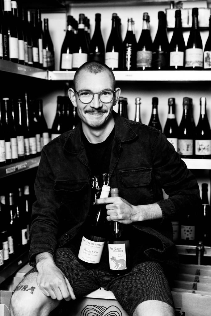 wein, weinsorte, rotwein, weißwein, roséwein, weingut, sommelier, sommellerie, weinprobe, weinverkostung, weinbewertung, weinwissen, weinbeschreibung, weincharakter, weinaromen, weinempfehlung, weinberatung, weintipp, weinpairing, foodpairing, weinbegleitung, wein und essen, wein zum fisch, wein zum steak, wein zu käse, wein zu pasta, wein zum dessert, weinmenü, fine dining, gastronomie, restaurantwein, haubenrestaurant, michelin, delice stuttgart, weinliste, weinkarte, weinauswahl, servicekultur, servicekunst, gastgeber, sommelierschule, sommelierschein, sommelierschulung, sensorik, weinsensorik, aromarad, geschmacksprofil, terroir, weinbau, weinrebe, rebsorte, weinberg, weinregion, herkunft, weinland, weinbaugebiet, deutschlandwein, italienwein, französischer wein, spanischer wein, österreichwein, schweizer wein, südafrika wein, kalifornien wein, napa valley, bordeaux, burgund, chianti, rioja, ribera del duero, moselwein, pfalzwein, rheingau, rheinhessen, frankenwein, badenwein, sachsenwein, saale-unstrut, elsasswein, piemontwein, barolo, barbaresco, brunello, amarone, valpolicella, prosecco, franciacorta, champagne, cremants, sekt, deutscher sekt, schaumwein, stillwein, natural wine, orange wine, biodynamischer wein, biowein, veganer wein, nachhaltiger wein, weinherstellung, kelterung, gärung, malolaktische gärung, ausbau, barrique, holzfass, edelstahltank, flaschenreife, dekantieren, karaffieren, weinservice, trinktemperatur, weinglas, zieher vision, zieher glass, burgunderglas, rieslingglas, universalglas, rotweinglas, weißweinglas, glasform, aromaentfaltung, glasempfehlung, weinlagerung, weinkeller, weinklimaschrank, weintemperierung, korken, schraubverschluss, naturkork, glasverschluss, korkfehler, oxidation, belüftung, sediment, depot, weinflecken, weinstein, weinfehler, schwefel, säure, restzucker, trocken, halbtrocken, feinherb, lieblich, süßwein, dessertwein, eiswein, beerenauslese, trockenbeerenauslese, spätlese, auslese, kabinett, pradikatswein, qualitätswein, tafelwein, landwein, weingesetz, appellation, docg, aoc, d.o., vdp, grosses gewächs, erste lage, weinbewertungssystem, parker punkte, falstaff punkte, vinum, wein plus, tasting note, verkostungsnotiz, farbe, bukett, duft, mundgefühl, struktur, körper, tannin, abgang, länge, komplexität, balance, mineralität, frucht, würze, florale noten, kräuter, vanille, toast, mokka, leder, erde, stein, graphite, salz, kalk, kirsche, pflaume, himbeere, brombeere, apfel, birne, zitrus, limette, grapefruit, ananas, mango, pfirsich, marille, honig, haselnuss, mandel, butter, karamell, rauch, pfeffer, balsamico, eukalyptus, menthol, kräuterwürze, kräuterduft, rosennote, veilchen, lavendel, wacholder, muskat, zimt, nelke, kumin, schokolade, kaffeebohne, toastbrot, hefe, brioche, kreide, mineralisch, floral, würzig, fruchtig, elegant, kräftig, rund, harmonisch, frisch, kühl, linear, lang, dicht, filigran, stoffig, samtig, cremig, lebendig, fein, komplex, tief, delikat, zart, salzig, kalkig, rauchig, reif, jugendlich, balanciert, animierend, expressiv, subtil, konzentriert, trinkreif, lagerfähig, jahrgang, jahrgangstiefe, jahrgangsvergleich, klimawandel, hitzejahrgang, weinqualität, erntezeitpunkt, handlese, selektion, weinlese, mostgewicht, oechsle, weinsäure, weinzucker, weinalkohol, alkoholgehalt, restzuckeranalyse, ph-wert, schwefelung, filtrierung, unfiltriert, weinbereitung, cuvée, reinsortig, assemblage, blend, fassprobe, bottling, degorgieren, dégorgement, dosage, brut, extra brut, sec, demi sec, doux, reserve, vintage, non vintage, jahrgangssekt, prestige cuvée, grand cru, premier cru, village, cru classé, estate, domaine, tenuta, bodega, château, weingutsführung, weinverkauf, weinhandlung, onlineweinhandel, weinshop, vinothek, weinmesse, weinevent, weinfestival, weingala, weinreise, weintourismus, tasting flight, masterclass, sommelierschule, weinakademie, weinseminar, sensoriktraining, degustation, blindverkostung, vergleichsprobe, horizontale verkostung, vertikale verkostung, weinbeschreibung schreiben, tasting note vorlage, aroma erkennen, wein bewerten, wein empfehlen, best wine germany, best sommeliers, deutscher sommelierverband, wset, court of master sommeliers, weinexperte, weinkritiker, weinjournalismus, weinblog, weinpodcast, weinmagazin, weinwissen online, gastrokultur, kulinarik, gourmet, fine dining szene, sterneküche, haubenküche, pairing idee, menübegleitung, amuse bouche, wein zum käse, wein zum dessert, aperitif, digestif, wein und sake, sakepairing, champagnerpairing, rosétrends, naturalwine trend, orange wine trend, zero dosage, low intervention, slow wine, nachhaltigkeit im weinbau, regenerative weinwirtschaft, biodynamik, demeter, ecovin, fair’n green, klimaneutraler wein, co2 bilanz wein, glas vs bag in box, wein innovation, alkoholfreier wein, entalkoholisierter wein, wein ohne alkohol, wein mit wenig alkohol, leichte weine, sommerwein, winterwein, festtagswein, weihnachtswein, osterwein, grillwein, terrassewein, picknickwein, aperitifwein, brunchwein, valentinstag wein, muttertag wein, geschenkwein, weingeschenk, firmengeschenk, personalisiertes etikett, flaschenetikett, etikettendesign, korkenzieher, sommeliermesser, dekantierkaraffe, weinausgießer, weinthermometer, flaschenverschluss, weinaccessoires, weinreinigung, glasreinigung, weinglaspolitur, weingläser kaufen, zieher gläser, zieher vision balance, zieher vision intense, zieher vision fresh, zieher vision straight, zieher vision graceful, zieher vision rich, zieher vision delicate, glastest, aromaentwicklung, gläservergleich, weinservice im restaurant, serviceprotokoll, mise en place wein, gastansprache, storytelling am tisch, weinphilosophie, emotion im service, gastzufriedenheit, feinsinn, wein und kultur, wein und kunst, wein und musik, wein und literatur, wein und reisen, weinregion italien, weinregion frankreich, weinregion deutschland, region stuttgart, wein aus württemberg, neckartal wein, remstal, heilbronner weinstraße, wein aus der pfalz, wein aus baden, wein aus franken, wein aus der mosel, rheingau riesling, pfälzer chardonnay, deutscher pinot noir, spätburgunder, grauburgunder, weissburgunder, silvaner, riesling, sauvignon blanc, muskateller, scheurebe, gewürztraminer, chardonnay, pinot blanc, pinot gris, pinot noir, nebbiolo, sangiovese, tempranillo, cabernet sauvignon, merlot, syrah, grenache, carignan, malbec, zinfandel, shiraz, touriga nacional, albariño, vermentino, verdejo, grüner veltliner, blaufränkisch, zweigelt, saint laurent, tannat, barbera, dolcetto, aglianico, nero d’avola, cortese, garganega, viognier, marsanne, roussanne, chenin blanc, rieslaner, muscadet, viura, clairette, semillon, weintrend, sommelierszene, weinkultur deutschland, europäische weinkultur, neue weinwelt, alte welt wein, moderne weininterpretation, weinphilosophie, serviceleidenschaft, gastgeberschaft, sinneswahrnehmung, geschmackstraining, feine aromatik, elegance im glas, balance im wein, weincharme, weinleidenschaft, genusskultur, lebensfreude, genussmoment, stilvoll trinken, wein erleben, wein entdecken, wein verstehen, wein teilen, wein genießen, wein erleben podcast, sommelier interview, evangelos pattas, delice restaurant, stuttgart fine dining, silvio nitzsche podcast, sommeliers erzählen, weinwissen teilen, deutsche sommellerie, weinleidenschaft deutschland, kultur des genusses, wein und leben, kunst des servierens, stille eleganz, wein als beziehung, genuss im glas, handwerk im service, achtsamkeit im wein, feine noten, große momente, leben mit wein, service und seele, wein als sprache, die kunst des pairings.