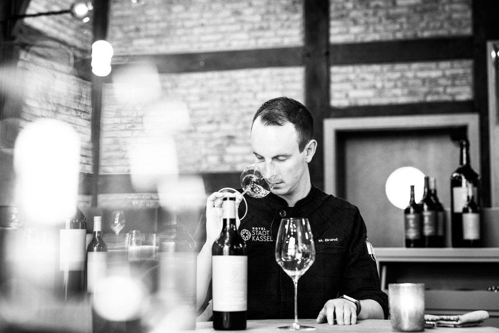 wein, weinsorte, rotwein, weißwein, roséwein, weingut, sommelier, sommellerie, weinprobe, weinverkostung, weinbewertung, weinwissen, weinbeschreibung, weincharakter, weinaromen, weinempfehlung, weinberatung, weintipp, weinpairing, foodpairing, weinbegleitung, wein und essen, wein zum fisch, wein zum steak, wein zu käse, wein zu pasta, wein zum dessert, weinmenü, fine dining, gastronomie, restaurantwein, haubenrestaurant, michelin, delice stuttgart, weinliste, weinkarte, weinauswahl, servicekultur, servicekunst, gastgeber, sommelierschule, sommelierschein, sommelierschulung, sensorik, weinsensorik, aromarad, geschmacksprofil, terroir, weinbau, weinrebe, rebsorte, weinberg, weinregion, herkunft, weinland, weinbaugebiet, deutschlandwein, italienwein, französischer wein, spanischer wein, österreichwein, schweizer wein, südafrika wein, kalifornien wein, napa valley, bordeaux, burgund, chianti, rioja, ribera del duero, moselwein, pfalzwein, rheingau, rheinhessen, frankenwein, badenwein, sachsenwein, saale-unstrut, elsasswein, piemontwein, barolo, barbaresco, brunello, amarone, valpolicella, prosecco, franciacorta, champagne, cremants, sekt, deutscher sekt, schaumwein, stillwein, natural wine, orange wine, biodynamischer wein, biowein, veganer wein, nachhaltiger wein, weinherstellung, kelterung, gärung, malolaktische gärung, ausbau, barrique, holzfass, edelstahltank, flaschenreife, dekantieren, karaffieren, weinservice, trinktemperatur, weinglas, zieher vision, zieher glass, burgunderglas, rieslingglas, universalglas, rotweinglas, weißweinglas, glasform, aromaentfaltung, glasempfehlung, weinlagerung, weinkeller, weinklimaschrank, weintemperierung, korken, schraubverschluss, naturkork, glasverschluss, korkfehler, oxidation, belüftung, sediment, depot, weinflecken, weinstein, weinfehler, schwefel, säure, restzucker, trocken, halbtrocken, feinherb, lieblich, süßwein, dessertwein, eiswein, beerenauslese, trockenbeerenauslese, spätlese, auslese, kabinett, pradikatswein, qualitätswein, tafelwein, landwein, weingesetz, appellation, docg, aoc, d.o., vdp, grosses gewächs, erste lage, weinbewertungssystem, parker punkte, falstaff punkte, vinum, wein plus, tasting note, verkostungsnotiz, farbe, bukett, duft, mundgefühl, struktur, körper, tannin, abgang, länge, komplexität, balance, mineralität, frucht, würze, florale noten, kräuter, vanille, toast, mokka, leder, erde, stein, graphite, salz, kalk, kirsche, pflaume, himbeere, brombeere, apfel, birne, zitrus, limette, grapefruit, ananas, mango, pfirsich, marille, honig, haselnuss, mandel, butter, karamell, rauch, pfeffer, balsamico, eukalyptus, menthol, kräuterwürze, kräuterduft, rosennote, veilchen, lavendel, wacholder, muskat, zimt, nelke, kumin, schokolade, kaffeebohne, toastbrot, hefe, brioche, kreide, mineralisch, floral, würzig, fruchtig, elegant, kräftig, rund, harmonisch, frisch, kühl, linear, lang, dicht, filigran, stoffig, samtig, cremig, lebendig, fein, komplex, tief, delikat, zart, salzig, kalkig, rauchig, reif, jugendlich, balanciert, animierend, expressiv, subtil, konzentriert, trinkreif, lagerfähig, jahrgang, jahrgangstiefe, jahrgangsvergleich, klimawandel, hitzejahrgang, weinqualität, erntezeitpunkt, handlese, selektion, weinlese, mostgewicht, oechsle, weinsäure, weinzucker, weinalkohol, alkoholgehalt, restzuckeranalyse, ph-wert, schwefelung, filtrierung, unfiltriert, weinbereitung, cuvée, reinsortig, assemblage, blend, fassprobe, bottling, degorgieren, dégorgement, dosage, brut, extra brut, sec, demi sec, doux, reserve, vintage, non vintage, jahrgangssekt, prestige cuvée, grand cru, premier cru, village, cru classé, estate, domaine, tenuta, bodega, château, weingutsführung, weinverkauf, weinhandlung, onlineweinhandel, weinshop, vinothek, weinmesse, weinevent, weinfestival, weingala, weinreise, weintourismus, tasting flight, masterclass, sommelierschule, weinakademie, weinseminar, sensoriktraining, degustation, blindverkostung, vergleichsprobe, horizontale verkostung, vertikale verkostung, weinbeschreibung schreiben, tasting note vorlage, aroma erkennen, wein bewerten, wein empfehlen, best wine germany, best sommeliers, deutscher sommelierverband, wset, court of master sommeliers, weinexperte, weinkritiker, weinjournalismus, weinblog, weinpodcast, weinmagazin, weinwissen online, gastrokultur, kulinarik, gourmet, fine dining szene, sterneküche, haubenküche, pairing idee, menübegleitung, amuse bouche, wein zum käse, wein zum dessert, aperitif, digestif, wein und sake, sakepairing, champagnerpairing, rosétrends, naturalwine trend, orange wine trend, zero dosage, low intervention, slow wine, nachhaltigkeit im weinbau, regenerative weinwirtschaft, biodynamik, demeter, ecovin, fair’n green, klimaneutraler wein, co2 bilanz wein, glas vs bag in box, wein innovation, alkoholfreier wein, entalkoholisierter wein, wein ohne alkohol, wein mit wenig alkohol, leichte weine, sommerwein, winterwein, festtagswein, weihnachtswein, osterwein, grillwein, terrassewein, picknickwein, aperitifwein, brunchwein, valentinstag wein, muttertag wein, geschenkwein, weingeschenk, firmengeschenk, personalisiertes etikett, flaschenetikett, etikettendesign, korkenzieher, sommeliermesser, dekantierkaraffe, weinausgießer, weinthermometer, flaschenverschluss, weinaccessoires, weinreinigung, glasreinigung, weinglaspolitur, weingläser kaufen, zieher gläser, zieher vision balance, zieher vision intense, zieher vision fresh, zieher vision straight, zieher vision graceful, zieher vision rich, zieher vision delicate, glastest, aromaentwicklung, gläservergleich, weinservice im restaurant, serviceprotokoll, mise en place wein, gastansprache, storytelling am tisch, weinphilosophie, emotion im service, gastzufriedenheit, feinsinn, wein und kultur, wein und kunst, wein und musik, wein und literatur, wein und reisen, weinregion italien, weinregion frankreich, weinregion deutschland, region stuttgart, wein aus württemberg, neckartal wein, remstal, heilbronner weinstraße, wein aus der pfalz, wein aus baden, wein aus franken, wein aus der mosel, rheingau riesling, pfälzer chardonnay, deutscher pinot noir, spätburgunder, grauburgunder, weissburgunder, silvaner, riesling, sauvignon blanc, muskateller, scheurebe, gewürztraminer, chardonnay, pinot blanc, pinot gris, pinot noir, nebbiolo, sangiovese, tempranillo, cabernet sauvignon, merlot, syrah, grenache, carignan, malbec, zinfandel, shiraz, touriga nacional, albariño, vermentino, verdejo, grüner veltliner, blaufränkisch, zweigelt, saint laurent, tannat, barbera, dolcetto, aglianico, nero d’avola, cortese, garganega, viognier, marsanne, roussanne, chenin blanc, rieslaner, muscadet, viura, clairette, semillon, weintrend, sommelierszene, weinkultur deutschland, europäische weinkultur, neue weinwelt, alte welt wein, moderne weininterpretation, weinphilosophie, serviceleidenschaft, gastgeberschaft, sinneswahrnehmung, geschmackstraining, feine aromatik, elegance im glas, balance im wein, weincharme, weinleidenschaft, genusskultur, lebensfreude, genussmoment, stilvoll trinken, wein erleben, wein entdecken, wein verstehen, wein teilen, wein genießen, wein erleben podcast, sommelier interview, evangelos pattas, delice restaurant, stuttgart fine dining, silvio nitzsche podcast, sommeliers erzählen, weinwissen teilen, deutsche sommellerie, weinleidenschaft deutschland, kultur des genusses, wein und leben, kunst des servierens, stille eleganz, wein als beziehung, genuss im glas, handwerk im service, achtsamkeit im wein, feine noten, große momente, leben mit wein, service und seele, wein als sprache, die kunst des pairings.