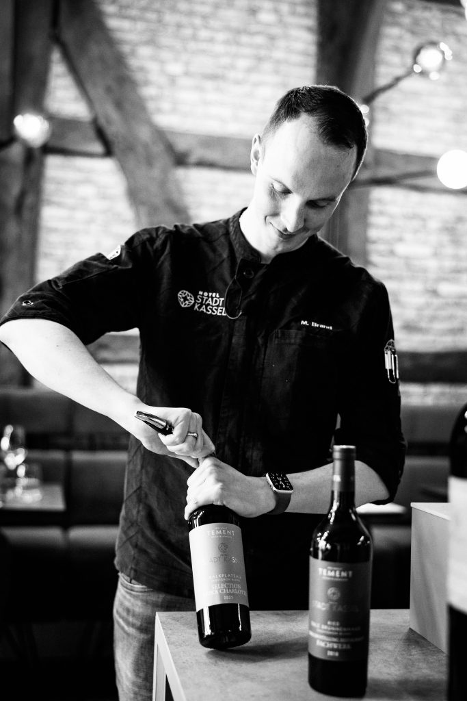 wein, weinsorte, rotwein, weißwein, roséwein, weingut, sommelier, sommellerie, weinprobe, weinverkostung, weinbewertung, weinwissen, weinbeschreibung, weincharakter, weinaromen, weinempfehlung, weinberatung, weintipp, weinpairing, foodpairing, weinbegleitung, wein und essen, wein zum fisch, wein zum steak, wein zu käse, wein zu pasta, wein zum dessert, weinmenü, fine dining, gastronomie, restaurantwein, haubenrestaurant, michelin, delice stuttgart, weinliste, weinkarte, weinauswahl, servicekultur, servicekunst, gastgeber, sommelierschule, sommelierschein, sommelierschulung, sensorik, weinsensorik, aromarad, geschmacksprofil, terroir, weinbau, weinrebe, rebsorte, weinberg, weinregion, herkunft, weinland, weinbaugebiet, deutschlandwein, italienwein, französischer wein, spanischer wein, österreichwein, schweizer wein, südafrika wein, kalifornien wein, napa valley, bordeaux, burgund, chianti, rioja, ribera del duero, moselwein, pfalzwein, rheingau, rheinhessen, frankenwein, badenwein, sachsenwein, saale-unstrut, elsasswein, piemontwein, barolo, barbaresco, brunello, amarone, valpolicella, prosecco, franciacorta, champagne, cremants, sekt, deutscher sekt, schaumwein, stillwein, natural wine, orange wine, biodynamischer wein, biowein, veganer wein, nachhaltiger wein, weinherstellung, kelterung, gärung, malolaktische gärung, ausbau, barrique, holzfass, edelstahltank, flaschenreife, dekantieren, karaffieren, weinservice, trinktemperatur, weinglas, zieher vision, zieher glass, burgunderglas, rieslingglas, universalglas, rotweinglas, weißweinglas, glasform, aromaentfaltung, glasempfehlung, weinlagerung, weinkeller, weinklimaschrank, weintemperierung, korken, schraubverschluss, naturkork, glasverschluss, korkfehler, oxidation, belüftung, sediment, depot, weinflecken, weinstein, weinfehler, schwefel, säure, restzucker, trocken, halbtrocken, feinherb, lieblich, süßwein, dessertwein, eiswein, beerenauslese, trockenbeerenauslese, spätlese, auslese, kabinett, pradikatswein, qualitätswein, tafelwein, landwein, weingesetz, appellation, docg, aoc, d.o., vdp, grosses gewächs, erste lage, weinbewertungssystem, parker punkte, falstaff punkte, vinum, wein plus, tasting note, verkostungsnotiz, farbe, bukett, duft, mundgefühl, struktur, körper, tannin, abgang, länge, komplexität, balance, mineralität, frucht, würze, florale noten, kräuter, vanille, toast, mokka, leder, erde, stein, graphite, salz, kalk, kirsche, pflaume, himbeere, brombeere, apfel, birne, zitrus, limette, grapefruit, ananas, mango, pfirsich, marille, honig, haselnuss, mandel, butter, karamell, rauch, pfeffer, balsamico, eukalyptus, menthol, kräuterwürze, kräuterduft, rosennote, veilchen, lavendel, wacholder, muskat, zimt, nelke, kumin, schokolade, kaffeebohne, toastbrot, hefe, brioche, kreide, mineralisch, floral, würzig, fruchtig, elegant, kräftig, rund, harmonisch, frisch, kühl, linear, lang, dicht, filigran, stoffig, samtig, cremig, lebendig, fein, komplex, tief, delikat, zart, salzig, kalkig, rauchig, reif, jugendlich, balanciert, animierend, expressiv, subtil, konzentriert, trinkreif, lagerfähig, jahrgang, jahrgangstiefe, jahrgangsvergleich, klimawandel, hitzejahrgang, weinqualität, erntezeitpunkt, handlese, selektion, weinlese, mostgewicht, oechsle, weinsäure, weinzucker, weinalkohol, alkoholgehalt, restzuckeranalyse, ph-wert, schwefelung, filtrierung, unfiltriert, weinbereitung, cuvée, reinsortig, assemblage, blend, fassprobe, bottling, degorgieren, dégorgement, dosage, brut, extra brut, sec, demi sec, doux, reserve, vintage, non vintage, jahrgangssekt, prestige cuvée, grand cru, premier cru, village, cru classé, estate, domaine, tenuta, bodega, château, weingutsführung, weinverkauf, weinhandlung, onlineweinhandel, weinshop, vinothek, weinmesse, weinevent, weinfestival, weingala, weinreise, weintourismus, tasting flight, masterclass, sommelierschule, weinakademie, weinseminar, sensoriktraining, degustation, blindverkostung, vergleichsprobe, horizontale verkostung, vertikale verkostung, weinbeschreibung schreiben, tasting note vorlage, aroma erkennen, wein bewerten, wein empfehlen, best wine germany, best sommeliers, deutscher sommelierverband, wset, court of master sommeliers, weinexperte, weinkritiker, weinjournalismus, weinblog, weinpodcast, weinmagazin, weinwissen online, gastrokultur, kulinarik, gourmet, fine dining szene, sterneküche, haubenküche, pairing idee, menübegleitung, amuse bouche, wein zum käse, wein zum dessert, aperitif, digestif, wein und sake, sakepairing, champagnerpairing, rosétrends, naturalwine trend, orange wine trend, zero dosage, low intervention, slow wine, nachhaltigkeit im weinbau, regenerative weinwirtschaft, biodynamik, demeter, ecovin, fair’n green, klimaneutraler wein, co2 bilanz wein, glas vs bag in box, wein innovation, alkoholfreier wein, entalkoholisierter wein, wein ohne alkohol, wein mit wenig alkohol, leichte weine, sommerwein, winterwein, festtagswein, weihnachtswein, osterwein, grillwein, terrassewein, picknickwein, aperitifwein, brunchwein, valentinstag wein, muttertag wein, geschenkwein, weingeschenk, firmengeschenk, personalisiertes etikett, flaschenetikett, etikettendesign, korkenzieher, sommeliermesser, dekantierkaraffe, weinausgießer, weinthermometer, flaschenverschluss, weinaccessoires, weinreinigung, glasreinigung, weinglaspolitur, weingläser kaufen, zieher gläser, zieher vision balance, zieher vision intense, zieher vision fresh, zieher vision straight, zieher vision graceful, zieher vision rich, zieher vision delicate, glastest, aromaentwicklung, gläservergleich, weinservice im restaurant, serviceprotokoll, mise en place wein, gastansprache, storytelling am tisch, weinphilosophie, emotion im service, gastzufriedenheit, feinsinn, wein und kultur, wein und kunst, wein und musik, wein und literatur, wein und reisen, weinregion italien, weinregion frankreich, weinregion deutschland, region stuttgart, wein aus württemberg, neckartal wein, remstal, heilbronner weinstraße, wein aus der pfalz, wein aus baden, wein aus franken, wein aus der mosel, rheingau riesling, pfälzer chardonnay, deutscher pinot noir, spätburgunder, grauburgunder, weissburgunder, silvaner, riesling, sauvignon blanc, muskateller, scheurebe, gewürztraminer, chardonnay, pinot blanc, pinot gris, pinot noir, nebbiolo, sangiovese, tempranillo, cabernet sauvignon, merlot, syrah, grenache, carignan, malbec, zinfandel, shiraz, touriga nacional, albariño, vermentino, verdejo, grüner veltliner, blaufränkisch, zweigelt, saint laurent, tannat, barbera, dolcetto, aglianico, nero d’avola, cortese, garganega, viognier, marsanne, roussanne, chenin blanc, rieslaner, muscadet, viura, clairette, semillon, weintrend, sommelierszene, weinkultur deutschland, europäische weinkultur, neue weinwelt, alte welt wein, moderne weininterpretation, weinphilosophie, serviceleidenschaft, gastgeberschaft, sinneswahrnehmung, geschmackstraining, feine aromatik, elegance im glas, balance im wein, weincharme, weinleidenschaft, genusskultur, lebensfreude, genussmoment, stilvoll trinken, wein erleben, wein entdecken, wein verstehen, wein teilen, wein genießen, wein erleben podcast, sommelier interview, evangelos pattas, delice restaurant, stuttgart fine dining, silvio nitzsche podcast, sommeliers erzählen, weinwissen teilen, deutsche sommellerie, weinleidenschaft deutschland, kultur des genusses, wein und leben, kunst des servierens, stille eleganz, wein als beziehung, genuss im glas, handwerk im service, achtsamkeit im wein, feine noten, große momente, leben mit wein, service und seele, wein als sprache, die kunst des pairings.