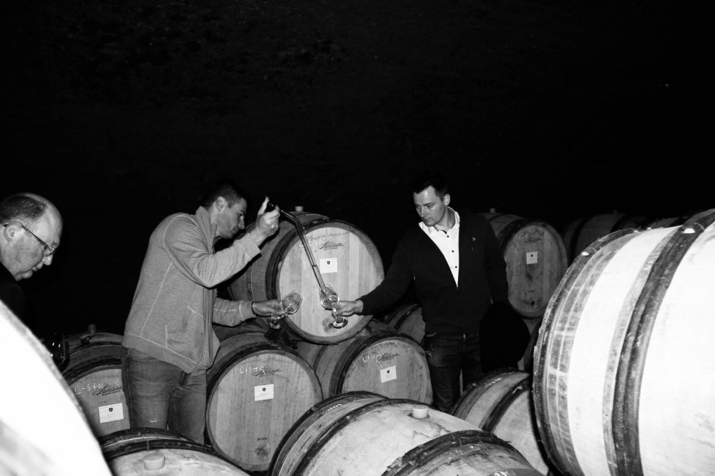 wein, weinsorte, rotwein, weißwein, roséwein, weingut, sommelier, sommellerie, weinprobe, weinverkostung, weinbewertung, weinwissen, weinbeschreibung, weincharakter, weinaromen, weinempfehlung, weinberatung, weintipp, weinpairing, foodpairing, weinbegleitung, wein und essen, wein zum fisch, wein zum steak, wein zu käse, wein zu pasta, wein zum dessert, weinmenü, fine dining, gastronomie, restaurantwein, haubenrestaurant, michelin, delice stuttgart, weinliste, weinkarte, weinauswahl, servicekultur, servicekunst, gastgeber, sommelierschule, sommelierschein, sommelierschulung, sensorik, weinsensorik, aromarad, geschmacksprofil, terroir, weinbau, weinrebe, rebsorte, weinberg, weinregion, herkunft, weinland, weinbaugebiet, deutschlandwein, italienwein, französischer wein, spanischer wein, österreichwein, schweizer wein, südafrika wein, kalifornien wein, napa valley, bordeaux, burgund, chianti, rioja, ribera del duero, moselwein, pfalzwein, rheingau, rheinhessen, frankenwein, badenwein, sachsenwein, saale-unstrut, elsasswein, piemontwein, barolo, barbaresco, brunello, amarone, valpolicella, prosecco, franciacorta, champagne, cremants, sekt, deutscher sekt, schaumwein, stillwein, natural wine, orange wine, biodynamischer wein, biowein, veganer wein, nachhaltiger wein, weinherstellung, kelterung, gärung, malolaktische gärung, ausbau, barrique, holzfass, edelstahltank, flaschenreife, dekantieren, karaffieren, weinservice, trinktemperatur, weinglas, zieher vision, zieher glass, burgunderglas, rieslingglas, universalglas, rotweinglas, weißweinglas, glasform, aromaentfaltung, glasempfehlung, weinlagerung, weinkeller, weinklimaschrank, weintemperierung, korken, schraubverschluss, naturkork, glasverschluss, korkfehler, oxidation, belüftung, sediment, depot, weinflecken, weinstein, weinfehler, schwefel, säure, restzucker, trocken, halbtrocken, feinherb, lieblich, süßwein, dessertwein, eiswein, beerenauslese, trockenbeerenauslese, spätlese, auslese, kabinett, pradikatswein, qualitätswein, tafelwein, landwein, weingesetz, appellation, docg, aoc, d.o., vdp, grosses gewächs, erste lage, weinbewertungssystem, parker punkte, falstaff punkte, vinum, wein plus, tasting note, verkostungsnotiz, farbe, bukett, duft, mundgefühl, struktur, körper, tannin, abgang, länge, komplexität, balance, mineralität, frucht, würze, florale noten, kräuter, vanille, toast, mokka, leder, erde, stein, graphite, salz, kalk, kirsche, pflaume, himbeere, brombeere, apfel, birne, zitrus, limette, grapefruit, ananas, mango, pfirsich, marille, honig, haselnuss, mandel, butter, karamell, rauch, pfeffer, balsamico, eukalyptus, menthol, kräuterwürze, kräuterduft, rosennote, veilchen, lavendel, wacholder, muskat, zimt, nelke, kumin, schokolade, kaffeebohne, toastbrot, hefe, brioche, kreide, mineralisch, floral, würzig, fruchtig, elegant, kräftig, rund, harmonisch, frisch, kühl, linear, lang, dicht, filigran, stoffig, samtig, cremig, lebendig, fein, komplex, tief, delikat, zart, salzig, kalkig, rauchig, reif, jugendlich, balanciert, animierend, expressiv, subtil, konzentriert, trinkreif, lagerfähig, jahrgang, jahrgangstiefe, jahrgangsvergleich, klimawandel, hitzejahrgang, weinqualität, erntezeitpunkt, handlese, selektion, weinlese, mostgewicht, oechsle, weinsäure, weinzucker, weinalkohol, alkoholgehalt, restzuckeranalyse, ph-wert, schwefelung, filtrierung, unfiltriert, weinbereitung, cuvée, reinsortig, assemblage, blend, fassprobe, bottling, degorgieren, dégorgement, dosage, brut, extra brut, sec, demi sec, doux, reserve, vintage, non vintage, jahrgangssekt, prestige cuvée, grand cru, premier cru, village, cru classé, estate, domaine, tenuta, bodega, château, weingutsführung, weinverkauf, weinhandlung, onlineweinhandel, weinshop, vinothek, weinmesse, weinevent, weinfestival, weingala, weinreise, weintourismus, tasting flight, masterclass, sommelierschule, weinakademie, weinseminar, sensoriktraining, degustation, blindverkostung, vergleichsprobe, horizontale verkostung, vertikale verkostung, weinbeschreibung schreiben, tasting note vorlage, aroma erkennen, wein bewerten, wein empfehlen, best wine germany, best sommeliers, deutscher sommelierverband, wset, court of master sommeliers, weinexperte, weinkritiker, weinjournalismus, weinblog, weinpodcast, weinmagazin, weinwissen online, gastrokultur, kulinarik, gourmet, fine dining szene, sterneküche, haubenküche, pairing idee, menübegleitung, amuse bouche, wein zum käse, wein zum dessert, aperitif, digestif, wein und sake, sakepairing, champagnerpairing, rosétrends, naturalwine trend, orange wine trend, zero dosage, low intervention, slow wine, nachhaltigkeit im weinbau, regenerative weinwirtschaft, biodynamik, demeter, ecovin, fair’n green, klimaneutraler wein, co2 bilanz wein, glas vs bag in box, wein innovation, alkoholfreier wein, entalkoholisierter wein, wein ohne alkohol, wein mit wenig alkohol, leichte weine, sommerwein, winterwein, festtagswein, weihnachtswein, osterwein, grillwein, terrassewein, picknickwein, aperitifwein, brunchwein, valentinstag wein, muttertag wein, geschenkwein, weingeschenk, firmengeschenk, personalisiertes etikett, flaschenetikett, etikettendesign, korkenzieher, sommeliermesser, dekantierkaraffe, weinausgießer, weinthermometer, flaschenverschluss, weinaccessoires, weinreinigung, glasreinigung, weinglaspolitur, weingläser kaufen, zieher gläser, zieher vision balance, zieher vision intense, zieher vision fresh, zieher vision straight, zieher vision graceful, zieher vision rich, zieher vision delicate, glastest, aromaentwicklung, gläservergleich, weinservice im restaurant, serviceprotokoll, mise en place wein, gastansprache, storytelling am tisch, weinphilosophie, emotion im service, gastzufriedenheit, feinsinn, wein und kultur, wein und kunst, wein und musik, wein und literatur, wein und reisen, weinregion italien, weinregion frankreich, weinregion deutschland, region stuttgart, wein aus württemberg, neckartal wein, remstal, heilbronner weinstraße, wein aus der pfalz, wein aus baden, wein aus franken, wein aus der mosel, rheingau riesling, pfälzer chardonnay, deutscher pinot noir, spätburgunder, grauburgunder, weissburgunder, silvaner, riesling, sauvignon blanc, muskateller, scheurebe, gewürztraminer, chardonnay, pinot blanc, pinot gris, pinot noir, nebbiolo, sangiovese, tempranillo, cabernet sauvignon, merlot, syrah, grenache, carignan, malbec, zinfandel, shiraz, touriga nacional, albariño, vermentino, verdejo, grüner veltliner, blaufränkisch, zweigelt, saint laurent, tannat, barbera, dolcetto, aglianico, nero d’avola, cortese, garganega, viognier, marsanne, roussanne, chenin blanc, rieslaner, muscadet, viura, clairette, semillon, weintrend, sommelierszene, weinkultur deutschland, europäische weinkultur, neue weinwelt, alte welt wein, moderne weininterpretation, weinphilosophie, serviceleidenschaft, gastgeberschaft, sinneswahrnehmung, geschmackstraining, feine aromatik, elegance im glas, balance im wein, weincharme, weinleidenschaft, genusskultur, lebensfreude, genussmoment, stilvoll trinken, wein erleben, wein entdecken, wein verstehen, wein teilen, wein genießen, wein erleben podcast, sommelier interview, evangelos pattas, delice restaurant, stuttgart fine dining, silvio nitzsche podcast, sommeliers erzählen, weinwissen teilen, deutsche sommellerie, weinleidenschaft deutschland, kultur des genusses, wein und leben, kunst des servierens, stille eleganz, wein als beziehung, genuss im glas, handwerk im service, achtsamkeit im wein, feine noten, große momente, leben mit wein, service und seele, wein als sprache, die kunst des pairings.