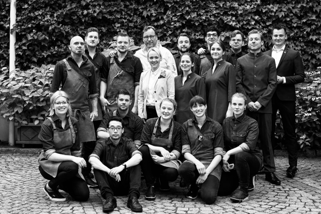 wein, weinsorte, rotwein, weißwein, roséwein, weingut, sommelier, sommellerie, weinprobe, weinverkostung, weinbewertung, weinwissen, weinbeschreibung, weincharakter, weinaromen, weinempfehlung, weinberatung, weintipp, weinpairing, foodpairing, weinbegleitung, wein und essen, wein zum fisch, wein zum steak, wein zu käse, wein zu pasta, wein zum dessert, weinmenü, fine dining, gastronomie, restaurantwein, haubenrestaurant, michelin, delice stuttgart, weinliste, weinkarte, weinauswahl, servicekultur, servicekunst, gastgeber, sommelierschule, sommelierschein, sommelierschulung, sensorik, weinsensorik, aromarad, geschmacksprofil, terroir, weinbau, weinrebe, rebsorte, weinberg, weinregion, herkunft, weinland, weinbaugebiet, deutschlandwein, italienwein, französischer wein, spanischer wein, österreichwein, schweizer wein, südafrika wein, kalifornien wein, napa valley, bordeaux, burgund, chianti, rioja, ribera del duero, moselwein, pfalzwein, rheingau, rheinhessen, frankenwein, badenwein, sachsenwein, saale-unstrut, elsasswein, piemontwein, barolo, barbaresco, brunello, amarone, valpolicella, prosecco, franciacorta, champagne, cremants, sekt, deutscher sekt, schaumwein, stillwein, natural wine, orange wine, biodynamischer wein, biowein, veganer wein, nachhaltiger wein, weinherstellung, kelterung, gärung, malolaktische gärung, ausbau, barrique, holzfass, edelstahltank, flaschenreife, dekantieren, karaffieren, weinservice, trinktemperatur, weinglas, zieher vision, zieher glass, burgunderglas, rieslingglas, universalglas, rotweinglas, weißweinglas, glasform, aromaentfaltung, glasempfehlung, weinlagerung, weinkeller, weinklimaschrank, weintemperierung, korken, schraubverschluss, naturkork, glasverschluss, korkfehler, oxidation, belüftung, sediment, depot, weinflecken, weinstein, weinfehler, schwefel, säure, restzucker, trocken, halbtrocken, feinherb, lieblich, süßwein, dessertwein, eiswein, beerenauslese, trockenbeerenauslese, spätlese, auslese, kabinett, pradikatswein, qualitätswein, tafelwein, landwein, weingesetz, appellation, docg, aoc, d.o., vdp, grosses gewächs, erste lage, weinbewertungssystem, parker punkte, falstaff punkte, vinum, wein plus, tasting note, verkostungsnotiz, farbe, bukett, duft, mundgefühl, struktur, körper, tannin, abgang, länge, komplexität, balance, mineralität, frucht, würze, florale noten, kräuter, vanille, toast, mokka, leder, erde, stein, graphite, salz, kalk, kirsche, pflaume, himbeere, brombeere, apfel, birne, zitrus, limette, grapefruit, ananas, mango, pfirsich, marille, honig, haselnuss, mandel, butter, karamell, rauch, pfeffer, balsamico, eukalyptus, menthol, kräuterwürze, kräuterduft, rosennote, veilchen, lavendel, wacholder, muskat, zimt, nelke, kumin, schokolade, kaffeebohne, toastbrot, hefe, brioche, kreide, mineralisch, floral, würzig, fruchtig, elegant, kräftig, rund, harmonisch, frisch, kühl, linear, lang, dicht, filigran, stoffig, samtig, cremig, lebendig, fein, komplex, tief, delikat, zart, salzig, kalkig, rauchig, reif, jugendlich, balanciert, animierend, expressiv, subtil, konzentriert, trinkreif, lagerfähig, jahrgang, jahrgangstiefe, jahrgangsvergleich, klimawandel, hitzejahrgang, weinqualität, erntezeitpunkt, handlese, selektion, weinlese, mostgewicht, oechsle, weinsäure, weinzucker, weinalkohol, alkoholgehalt, restzuckeranalyse, ph-wert, schwefelung, filtrierung, unfiltriert, weinbereitung, cuvée, reinsortig, assemblage, blend, fassprobe, bottling, degorgieren, dégorgement, dosage, brut, extra brut, sec, demi sec, doux, reserve, vintage, non vintage, jahrgangssekt, prestige cuvée, grand cru, premier cru, village, cru classé, estate, domaine, tenuta, bodega, château, weingutsführung, weinverkauf, weinhandlung, onlineweinhandel, weinshop, vinothek, weinmesse, weinevent, weinfestival, weingala, weinreise, weintourismus, tasting flight, masterclass, sommelierschule, weinakademie, weinseminar, sensoriktraining, degustation, blindverkostung, vergleichsprobe, horizontale verkostung, vertikale verkostung, weinbeschreibung schreiben, tasting note vorlage, aroma erkennen, wein bewerten, wein empfehlen, best wine germany, best sommeliers, deutscher sommelierverband, wset, court of master sommeliers, weinexperte, weinkritiker, weinjournalismus, weinblog, weinpodcast, weinmagazin, weinwissen online, gastrokultur, kulinarik, gourmet, fine dining szene, sterneküche, haubenküche, pairing idee, menübegleitung, amuse bouche, wein zum käse, wein zum dessert, aperitif, digestif, wein und sake, sakepairing, champagnerpairing, rosétrends, naturalwine trend, orange wine trend, zero dosage, low intervention, slow wine, nachhaltigkeit im weinbau, regenerative weinwirtschaft, biodynamik, demeter, ecovin, fair’n green, klimaneutraler wein, co2 bilanz wein, glas vs bag in box, wein innovation, alkoholfreier wein, entalkoholisierter wein, wein ohne alkohol, wein mit wenig alkohol, leichte weine, sommerwein, winterwein, festtagswein, weihnachtswein, osterwein, grillwein, terrassewein, picknickwein, aperitifwein, brunchwein, valentinstag wein, muttertag wein, geschenkwein, weingeschenk, firmengeschenk, personalisiertes etikett, flaschenetikett, etikettendesign, korkenzieher, sommeliermesser, dekantierkaraffe, weinausgießer, weinthermometer, flaschenverschluss, weinaccessoires, weinreinigung, glasreinigung, weinglaspolitur, weingläser kaufen, zieher gläser, zieher vision balance, zieher vision intense, zieher vision fresh, zieher vision straight, zieher vision graceful, zieher vision rich, zieher vision delicate, glastest, aromaentwicklung, gläservergleich, weinservice im restaurant, serviceprotokoll, mise en place wein, gastansprache, storytelling am tisch, weinphilosophie, emotion im service, gastzufriedenheit, feinsinn, wein und kultur, wein und kunst, wein und musik, wein und literatur, wein und reisen, weinregion italien, weinregion frankreich, weinregion deutschland, region stuttgart, wein aus württemberg, neckartal wein, remstal, heilbronner weinstraße, wein aus der pfalz, wein aus baden, wein aus franken, wein aus der mosel, rheingau riesling, pfälzer chardonnay, deutscher pinot noir, spätburgunder, grauburgunder, weissburgunder, silvaner, riesling, sauvignon blanc, muskateller, scheurebe, gewürztraminer, chardonnay, pinot blanc, pinot gris, pinot noir, nebbiolo, sangiovese, tempranillo, cabernet sauvignon, merlot, syrah, grenache, carignan, malbec, zinfandel, shiraz, touriga nacional, albariño, vermentino, verdejo, grüner veltliner, blaufränkisch, zweigelt, saint laurent, tannat, barbera, dolcetto, aglianico, nero d’avola, cortese, garganega, viognier, marsanne, roussanne, chenin blanc, rieslaner, muscadet, viura, clairette, semillon, weintrend, sommelierszene, weinkultur deutschland, europäische weinkultur, neue weinwelt, alte welt wein, moderne weininterpretation, weinphilosophie, serviceleidenschaft, gastgeberschaft, sinneswahrnehmung, geschmackstraining, feine aromatik, elegance im glas, balance im wein, weincharme, weinleidenschaft, genusskultur, lebensfreude, genussmoment, stilvoll trinken, wein erleben, wein entdecken, wein verstehen, wein teilen, wein genießen, wein erleben podcast, sommelier interview, evangelos pattas, delice restaurant, stuttgart fine dining, silvio nitzsche podcast, sommeliers erzählen, weinwissen teilen, deutsche sommellerie, weinleidenschaft deutschland, kultur des genusses, wein und leben, kunst des servierens, stille eleganz, wein als beziehung, genuss im glas, handwerk im service, achtsamkeit im wein, feine noten, große momente, leben mit wein, service und seele, wein als sprache, die kunst des pairings.