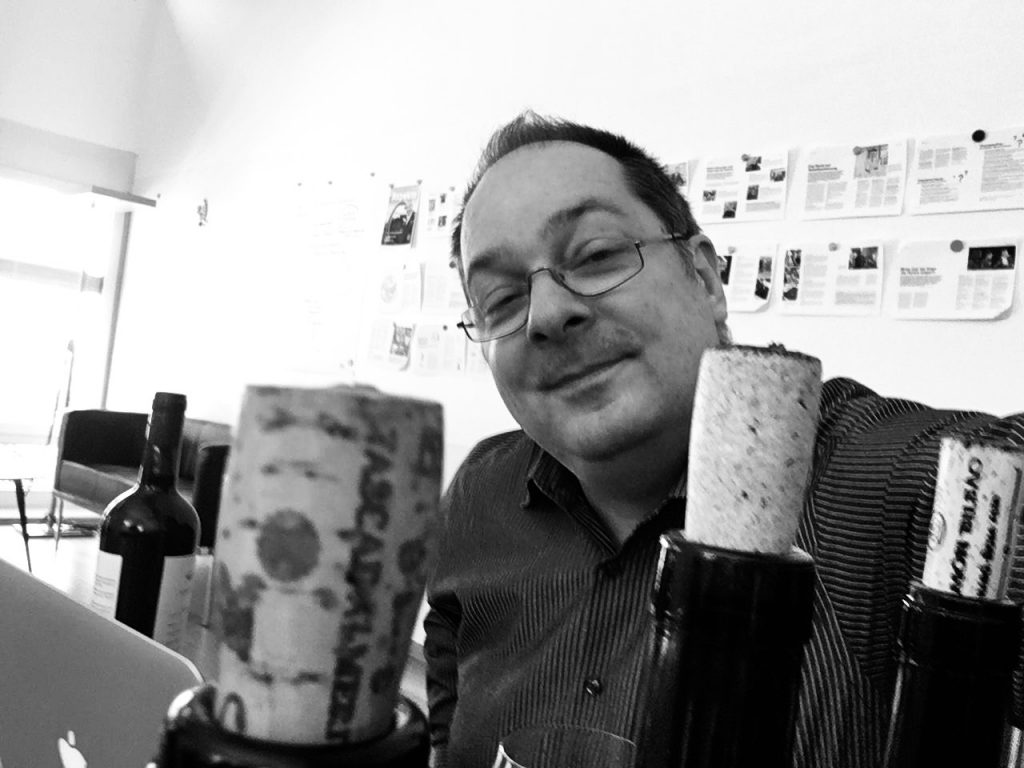 wein, weinsorte, rotwein, weißwein, roséwein, weingut, sommelier, sommellerie, weinprobe, weinverkostung, weinbewertung, weinwissen, weinbeschreibung, weincharakter, weinaromen, weinempfehlung, weinberatung, weintipp, weinpairing, foodpairing, weinbegleitung, wein und essen, wein zum fisch, wein zum steak, wein zu käse, wein zu pasta, wein zum dessert, weinmenü, fine dining, gastronomie, restaurantwein, haubenrestaurant, michelin, delice stuttgart, weinliste, weinkarte, weinauswahl, servicekultur, servicekunst, gastgeber, sommelierschule, sommelierschein, sommelierschulung, sensorik, weinsensorik, aromarad, geschmacksprofil, terroir, weinbau, weinrebe, rebsorte, weinberg, weinregion, herkunft, weinland, weinbaugebiet, deutschlandwein, italienwein, französischer wein, spanischer wein, österreichwein, schweizer wein, südafrika wein, kalifornien wein, napa valley, bordeaux, burgund, chianti, rioja, ribera del duero, moselwein, pfalzwein, rheingau, rheinhessen, frankenwein, badenwein, sachsenwein, saale-unstrut, elsasswein, piemontwein, barolo, barbaresco, brunello, amarone, valpolicella, prosecco, franciacorta, champagne, cremants, sekt, deutscher sekt, schaumwein, stillwein, natural wine, orange wine, biodynamischer wein, biowein, veganer wein, nachhaltiger wein, weinherstellung, kelterung, gärung, malolaktische gärung, ausbau, barrique, holzfass, edelstahltank, flaschenreife, dekantieren, karaffieren, weinservice, trinktemperatur, weinglas, zieher vision, zieher glass, burgunderglas, rieslingglas, universalglas, rotweinglas, weißweinglas, glasform, aromaentfaltung, glasempfehlung, weinlagerung, weinkeller, weinklimaschrank, weintemperierung, korken, schraubverschluss, naturkork, glasverschluss, korkfehler, oxidation, belüftung, sediment, depot, weinflecken, weinstein, weinfehler, schwefel, säure, restzucker, trocken, halbtrocken, feinherb, lieblich, süßwein, dessertwein, eiswein, beerenauslese, trockenbeerenauslese, spätlese, auslese, kabinett, pradikatswein, qualitätswein, tafelwein, landwein, weingesetz, appellation, docg, aoc, d.o., vdp, grosses gewächs, erste lage, weinbewertungssystem, parker punkte, falstaff punkte, vinum, wein plus, tasting note, verkostungsnotiz, farbe, bukett, duft, mundgefühl, struktur, körper, tannin, abgang, länge, komplexität, balance, mineralität, frucht, würze, florale noten, kräuter, vanille, toast, mokka, leder, erde, stein, graphite, salz, kalk, kirsche, pflaume, himbeere, brombeere, apfel, birne, zitrus, limette, grapefruit, ananas, mango, pfirsich, marille, honig, haselnuss, mandel, butter, karamell, rauch, pfeffer, balsamico, eukalyptus, menthol, kräuterwürze, kräuterduft, rosennote, veilchen, lavendel, wacholder, muskat, zimt, nelke, kumin, schokolade, kaffeebohne, toastbrot, hefe, brioche, kreide, mineralisch, floral, würzig, fruchtig, elegant, kräftig, rund, harmonisch, frisch, kühl, linear, lang, dicht, filigran, stoffig, samtig, cremig, lebendig, fein, komplex, tief, delikat, zart, salzig, kalkig, rauchig, reif, jugendlich, balanciert, animierend, expressiv, subtil, konzentriert, trinkreif, lagerfähig, jahrgang, jahrgangstiefe, jahrgangsvergleich, klimawandel, hitzejahrgang, weinqualität, erntezeitpunkt, handlese, selektion, weinlese, mostgewicht, oechsle, weinsäure, weinzucker, weinalkohol, alkoholgehalt, restzuckeranalyse, ph-wert, schwefelung, filtrierung, unfiltriert, weinbereitung, cuvée, reinsortig, assemblage, blend, fassprobe, bottling, degorgieren, dégorgement, dosage, brut, extra brut, sec, demi sec, doux, reserve, vintage, non vintage, jahrgangssekt, prestige cuvée, grand cru, premier cru, village, cru classé, estate, domaine, tenuta, bodega, château, weingutsführung, weinverkauf, weinhandlung, onlineweinhandel, weinshop, vinothek, weinmesse, weinevent, weinfestival, weingala, weinreise, weintourismus, tasting flight, masterclass, sommelierschule, weinakademie, weinseminar, sensoriktraining, degustation, blindverkostung, vergleichsprobe, horizontale verkostung, vertikale verkostung, weinbeschreibung schreiben, tasting note vorlage, aroma erkennen, wein bewerten, wein empfehlen, best wine germany, best sommeliers, deutscher sommelierverband, wset, court of master sommeliers, weinexperte, weinkritiker, weinjournalismus, weinblog, weinpodcast, weinmagazin, weinwissen online, gastrokultur, kulinarik, gourmet, fine dining szene, sterneküche, haubenküche, pairing idee, menübegleitung, amuse bouche, wein zum käse, wein zum dessert, aperitif, digestif, wein und sake, sakepairing, champagnerpairing, rosétrends, naturalwine trend, orange wine trend, zero dosage, low intervention, slow wine, nachhaltigkeit im weinbau, regenerative weinwirtschaft, biodynamik, demeter, ecovin, fair’n green, klimaneutraler wein, co2 bilanz wein, glas vs bag in box, wein innovation, alkoholfreier wein, entalkoholisierter wein, wein ohne alkohol, wein mit wenig alkohol, leichte weine, sommerwein, winterwein, festtagswein, weihnachtswein, osterwein, grillwein, terrassewein, picknickwein, aperitifwein, brunchwein, valentinstag wein, muttertag wein, geschenkwein, weingeschenk, firmengeschenk, personalisiertes etikett, flaschenetikett, etikettendesign, korkenzieher, sommeliermesser, dekantierkaraffe, weinausgießer, weinthermometer, flaschenverschluss, weinaccessoires, weinreinigung, glasreinigung, weinglaspolitur, weingläser kaufen, zieher gläser, zieher vision balance, zieher vision intense, zieher vision fresh, zieher vision straight, zieher vision graceful, zieher vision rich, zieher vision delicate, glastest, aromaentwicklung, gläservergleich, weinservice im restaurant, serviceprotokoll, mise en place wein, gastansprache, storytelling am tisch, weinphilosophie, emotion im service, gastzufriedenheit, feinsinn, wein und kultur, wein und kunst, wein und musik, wein und literatur, wein und reisen, weinregion italien, weinregion frankreich, weinregion deutschland, region stuttgart, wein aus württemberg, neckartal wein, remstal, heilbronner weinstraße, wein aus der pfalz, wein aus baden, wein aus franken, wein aus der mosel, rheingau riesling, pfälzer chardonnay, deutscher pinot noir, spätburgunder, grauburgunder, weissburgunder, silvaner, riesling, sauvignon blanc, muskateller, scheurebe, gewürztraminer, chardonnay, pinot blanc, pinot gris, pinot noir, nebbiolo, sangiovese, tempranillo, cabernet sauvignon, merlot, syrah, grenache, carignan, malbec, zinfandel, shiraz, touriga nacional, albariño, vermentino, verdejo, grüner veltliner, blaufränkisch, zweigelt, saint laurent, tannat, barbera, dolcetto, aglianico, nero d’avola, cortese, garganega, viognier, marsanne, roussanne, chenin blanc, rieslaner, muscadet, viura, clairette, semillon, weintrend, sommelierszene, weinkultur deutschland, europäische weinkultur, neue weinwelt, alte welt wein, moderne weininterpretation, weinphilosophie, serviceleidenschaft, gastgeberschaft, sinneswahrnehmung, geschmackstraining, feine aromatik, elegance im glas, balance im wein, weincharme, weinleidenschaft, genusskultur, lebensfreude, genussmoment, stilvoll trinken, wein erleben, wein entdecken, wein verstehen, wein teilen, wein genießen, wein erleben podcast, sommelier interview, evangelos pattas, delice restaurant, stuttgart fine dining, silvio nitzsche podcast, sommeliers erzählen, weinwissen teilen, deutsche sommellerie, weinleidenschaft deutschland, kultur des genusses, wein und leben, kunst des servierens, stille eleganz, wein als beziehung, genuss im glas, handwerk im service, achtsamkeit im wein, feine noten, große momente, leben mit wein, service und seele, wein als sprache, die kunst des pairings.