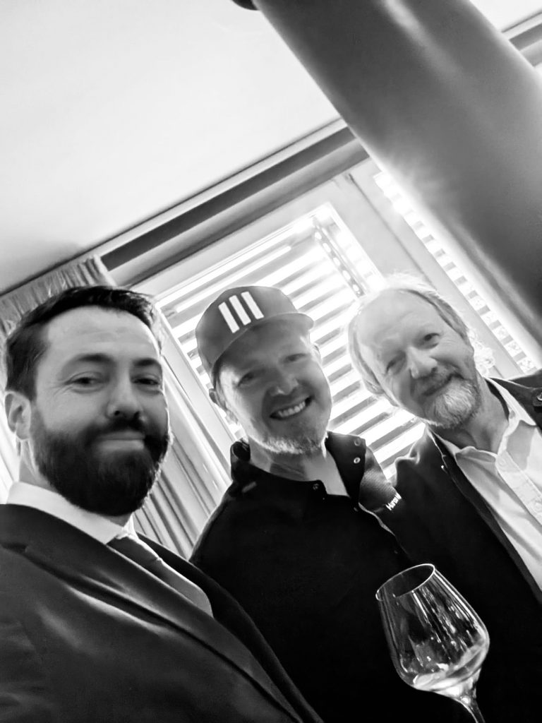 wein, weinsorte, rotwein, weißwein, roséwein, weingut, sommelier, sommellerie, weinprobe, weinverkostung, weinbewertung, weinwissen, weinbeschreibung, weincharakter, weinaromen, weinempfehlung, weinberatung, weintipp, weinpairing, foodpairing, weinbegleitung, wein und essen, wein zum fisch, wein zum steak, wein zu käse, wein zu pasta, wein zum dessert, weinmenü, fine dining, gastronomie, restaurantwein, haubenrestaurant, michelin, delice stuttgart, weinliste, weinkarte, weinauswahl, servicekultur, servicekunst, gastgeber, sommelierschule, sommelierschein, sommelierschulung, sensorik, weinsensorik, aromarad, geschmacksprofil, terroir, weinbau, weinrebe, rebsorte, weinberg, weinregion, herkunft, weinland, weinbaugebiet, deutschlandwein, italienwein, französischer wein, spanischer wein, österreichwein, schweizer wein, südafrika wein, kalifornien wein, napa valley, bordeaux, burgund, chianti, rioja, ribera del duero, moselwein, pfalzwein, rheingau, rheinhessen, frankenwein, badenwein, sachsenwein, saale-unstrut, elsasswein, piemontwein, barolo, barbaresco, brunello, amarone, valpolicella, prosecco, franciacorta, champagne, cremants, sekt, deutscher sekt, schaumwein, stillwein, natural wine, orange wine, biodynamischer wein, biowein, veganer wein, nachhaltiger wein, weinherstellung, kelterung, gärung, malolaktische gärung, ausbau, barrique, holzfass, edelstahltank, flaschenreife, dekantieren, karaffieren, weinservice, trinktemperatur, weinglas, zieher vision, zieher glass, burgunderglas, rieslingglas, universalglas, rotweinglas, weißweinglas, glasform, aromaentfaltung, glasempfehlung, weinlagerung, weinkeller, weinklimaschrank, weintemperierung, korken, schraubverschluss, naturkork, glasverschluss, korkfehler, oxidation, belüftung, sediment, depot, weinflecken, weinstein, weinfehler, schwefel, säure, restzucker, trocken, halbtrocken, feinherb, lieblich, süßwein, dessertwein, eiswein, beerenauslese, trockenbeerenauslese, spätlese, auslese, kabinett, pradikatswein, qualitätswein, tafelwein, landwein, weingesetz, appellation, docg, aoc, d.o., vdp, grosses gewächs, erste lage, weinbewertungssystem, parker punkte, falstaff punkte, vinum, wein plus, tasting note, verkostungsnotiz, farbe, bukett, duft, mundgefühl, struktur, körper, tannin, abgang, länge, komplexität, balance, mineralität, frucht, würze, florale noten, kräuter, vanille, toast, mokka, leder, erde, stein, graphite, salz, kalk, kirsche, pflaume, himbeere, brombeere, apfel, birne, zitrus, limette, grapefruit, ananas, mango, pfirsich, marille, honig, haselnuss, mandel, butter, karamell, rauch, pfeffer, balsamico, eukalyptus, menthol, kräuterwürze, kräuterduft, rosennote, veilchen, lavendel, wacholder, muskat, zimt, nelke, kumin, schokolade, kaffeebohne, toastbrot, hefe, brioche, kreide, mineralisch, floral, würzig, fruchtig, elegant, kräftig, rund, harmonisch, frisch, kühl, linear, lang, dicht, filigran, stoffig, samtig, cremig, lebendig, fein, komplex, tief, delikat, zart, salzig, kalkig, rauchig, reif, jugendlich, balanciert, animierend, expressiv, subtil, konzentriert, trinkreif, lagerfähig, jahrgang, jahrgangstiefe, jahrgangsvergleich, klimawandel, hitzejahrgang, weinqualität, erntezeitpunkt, handlese, selektion, weinlese, mostgewicht, oechsle, weinsäure, weinzucker, weinalkohol, alkoholgehalt, restzuckeranalyse, ph-wert, schwefelung, filtrierung, unfiltriert, weinbereitung, cuvée, reinsortig, assemblage, blend, fassprobe, bottling, degorgieren, dégorgement, dosage, brut, extra brut, sec, demi sec, doux, reserve, vintage, non vintage, jahrgangssekt, prestige cuvée, grand cru, premier cru, village, cru classé, estate, domaine, tenuta, bodega, château, weingutsführung, weinverkauf, weinhandlung, onlineweinhandel, weinshop, vinothek, weinmesse, weinevent, weinfestival, weingala, weinreise, weintourismus, tasting flight, masterclass, sommelierschule, weinakademie, weinseminar, sensoriktraining, degustation, blindverkostung, vergleichsprobe, horizontale verkostung, vertikale verkostung, weinbeschreibung schreiben, tasting note vorlage, aroma erkennen, wein bewerten, wein empfehlen, best wine germany, best sommeliers, deutscher sommelierverband, wset, court of master sommeliers, weinexperte, weinkritiker, weinjournalismus, weinblog, weinpodcast, weinmagazin, weinwissen online, gastrokultur, kulinarik, gourmet, fine dining szene, sterneküche, haubenküche, pairing idee, menübegleitung, amuse bouche, wein zum käse, wein zum dessert, aperitif, digestif, wein und sake, sakepairing, champagnerpairing, rosétrends, naturalwine trend, orange wine trend, zero dosage, low intervention, slow wine, nachhaltigkeit im weinbau, regenerative weinwirtschaft, biodynamik, demeter, ecovin, fair’n green, klimaneutraler wein, co2 bilanz wein, glas vs bag in box, wein innovation, alkoholfreier wein, entalkoholisierter wein, wein ohne alkohol, wein mit wenig alkohol, leichte weine, sommerwein, winterwein, festtagswein, weihnachtswein, osterwein, grillwein, terrassewein, picknickwein, aperitifwein, brunchwein, valentinstag wein, muttertag wein, geschenkwein, weingeschenk, firmengeschenk, personalisiertes etikett, flaschenetikett, etikettendesign, korkenzieher, sommeliermesser, dekantierkaraffe, weinausgießer, weinthermometer, flaschenverschluss, weinaccessoires, weinreinigung, glasreinigung, weinglaspolitur, weingläser kaufen, zieher gläser, zieher vision balance, zieher vision intense, zieher vision fresh, zieher vision straight, zieher vision graceful, zieher vision rich, zieher vision delicate, glastest, aromaentwicklung, gläservergleich, weinservice im restaurant, serviceprotokoll, mise en place wein, gastansprache, storytelling am tisch, weinphilosophie, emotion im service, gastzufriedenheit, feinsinn, wein und kultur, wein und kunst, wein und musik, wein und literatur, wein und reisen, weinregion italien, weinregion frankreich, weinregion deutschland, region stuttgart, wein aus württemberg, neckartal wein, remstal, heilbronner weinstraße, wein aus der pfalz, wein aus baden, wein aus franken, wein aus der mosel, rheingau riesling, pfälzer chardonnay, deutscher pinot noir, spätburgunder, grauburgunder, weissburgunder, silvaner, riesling, sauvignon blanc, muskateller, scheurebe, gewürztraminer, chardonnay, pinot blanc, pinot gris, pinot noir, nebbiolo, sangiovese, tempranillo, cabernet sauvignon, merlot, syrah, grenache, carignan, malbec, zinfandel, shiraz, touriga nacional, albariño, vermentino, verdejo, grüner veltliner, blaufränkisch, zweigelt, saint laurent, tannat, barbera, dolcetto, aglianico, nero d’avola, cortese, garganega, viognier, marsanne, roussanne, chenin blanc, rieslaner, muscadet, viura, clairette, semillon, weintrend, sommelierszene, weinkultur deutschland, europäische weinkultur, neue weinwelt, alte welt wein, moderne weininterpretation, weinphilosophie, serviceleidenschaft, gastgeberschaft, sinneswahrnehmung, geschmackstraining, feine aromatik, elegance im glas, balance im wein, weincharme, weinleidenschaft, genusskultur, lebensfreude, genussmoment, stilvoll trinken, wein erleben, wein entdecken, wein verstehen, wein teilen, wein genießen, wein erleben podcast, sommelier interview, evangelos pattas, delice restaurant, stuttgart fine dining, silvio nitzsche podcast, sommeliers erzählen, weinwissen teilen, deutsche sommellerie, weinleidenschaft deutschland, kultur des genusses, wein und leben, kunst des servierens, stille eleganz, wein als beziehung, genuss im glas, handwerk im service, achtsamkeit im wein, feine noten, große momente, leben mit wein, service und seele, wein als sprache, die kunst des pairings.