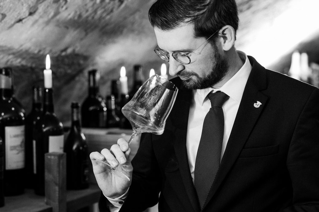 wein, weinsorte, rotwein, weißwein, roséwein, weingut, sommelier, sommellerie, weinprobe, weinverkostung, weinbewertung, weinwissen, weinbeschreibung, weincharakter, weinaromen, weinempfehlung, weinberatung, weintipp, weinpairing, foodpairing, weinbegleitung, wein und essen, wein zum fisch, wein zum steak, wein zu käse, wein zu pasta, wein zum dessert, weinmenü, fine dining, gastronomie, restaurantwein, haubenrestaurant, michelin, delice stuttgart, weinliste, weinkarte, weinauswahl, servicekultur, servicekunst, gastgeber, sommelierschule, sommelierschein, sommelierschulung, sensorik, weinsensorik, aromarad, geschmacksprofil, terroir, weinbau, weinrebe, rebsorte, weinberg, weinregion, herkunft, weinland, weinbaugebiet, deutschlandwein, italienwein, französischer wein, spanischer wein, österreichwein, schweizer wein, südafrika wein, kalifornien wein, napa valley, bordeaux, burgund, chianti, rioja, ribera del duero, moselwein, pfalzwein, rheingau, rheinhessen, frankenwein, badenwein, sachsenwein, saale-unstrut, elsasswein, piemontwein, barolo, barbaresco, brunello, amarone, valpolicella, prosecco, franciacorta, champagne, cremants, sekt, deutscher sekt, schaumwein, stillwein, natural wine, orange wine, biodynamischer wein, biowein, veganer wein, nachhaltiger wein, weinherstellung, kelterung, gärung, malolaktische gärung, ausbau, barrique, holzfass, edelstahltank, flaschenreife, dekantieren, karaffieren, weinservice, trinktemperatur, weinglas, zieher vision, zieher glass, burgunderglas, rieslingglas, universalglas, rotweinglas, weißweinglas, glasform, aromaentfaltung, glasempfehlung, weinlagerung, weinkeller, weinklimaschrank, weintemperierung, korken, schraubverschluss, naturkork, glasverschluss, korkfehler, oxidation, belüftung, sediment, depot, weinflecken, weinstein, weinfehler, schwefel, säure, restzucker, trocken, halbtrocken, feinherb, lieblich, süßwein, dessertwein, eiswein, beerenauslese, trockenbeerenauslese, spätlese, auslese, kabinett, pradikatswein, qualitätswein, tafelwein, landwein, weingesetz, appellation, docg, aoc, d.o., vdp, grosses gewächs, erste lage, weinbewertungssystem, parker punkte, falstaff punkte, vinum, wein plus, tasting note, verkostungsnotiz, farbe, bukett, duft, mundgefühl, struktur, körper, tannin, abgang, länge, komplexität, balance, mineralität, frucht, würze, florale noten, kräuter, vanille, toast, mokka, leder, erde, stein, graphite, salz, kalk, kirsche, pflaume, himbeere, brombeere, apfel, birne, zitrus, limette, grapefruit, ananas, mango, pfirsich, marille, honig, haselnuss, mandel, butter, karamell, rauch, pfeffer, balsamico, eukalyptus, menthol, kräuterwürze, kräuterduft, rosennote, veilchen, lavendel, wacholder, muskat, zimt, nelke, kumin, schokolade, kaffeebohne, toastbrot, hefe, brioche, kreide, mineralisch, floral, würzig, fruchtig, elegant, kräftig, rund, harmonisch, frisch, kühl, linear, lang, dicht, filigran, stoffig, samtig, cremig, lebendig, fein, komplex, tief, delikat, zart, salzig, kalkig, rauchig, reif, jugendlich, balanciert, animierend, expressiv, subtil, konzentriert, trinkreif, lagerfähig, jahrgang, jahrgangstiefe, jahrgangsvergleich, klimawandel, hitzejahrgang, weinqualität, erntezeitpunkt, handlese, selektion, weinlese, mostgewicht, oechsle, weinsäure, weinzucker, weinalkohol, alkoholgehalt, restzuckeranalyse, ph-wert, schwefelung, filtrierung, unfiltriert, weinbereitung, cuvée, reinsortig, assemblage, blend, fassprobe, bottling, degorgieren, dégorgement, dosage, brut, extra brut, sec, demi sec, doux, reserve, vintage, non vintage, jahrgangssekt, prestige cuvée, grand cru, premier cru, village, cru classé, estate, domaine, tenuta, bodega, château, weingutsführung, weinverkauf, weinhandlung, onlineweinhandel, weinshop, vinothek, weinmesse, weinevent, weinfestival, weingala, weinreise, weintourismus, tasting flight, masterclass, sommelierschule, weinakademie, weinseminar, sensoriktraining, degustation, blindverkostung, vergleichsprobe, horizontale verkostung, vertikale verkostung, weinbeschreibung schreiben, tasting note vorlage, aroma erkennen, wein bewerten, wein empfehlen, best wine germany, best sommeliers, deutscher sommelierverband, wset, court of master sommeliers, weinexperte, weinkritiker, weinjournalismus, weinblog, weinpodcast, weinmagazin, weinwissen online, gastrokultur, kulinarik, gourmet, fine dining szene, sterneküche, haubenküche, pairing idee, menübegleitung, amuse bouche, wein zum käse, wein zum dessert, aperitif, digestif, wein und sake, sakepairing, champagnerpairing, rosétrends, naturalwine trend, orange wine trend, zero dosage, low intervention, slow wine, nachhaltigkeit im weinbau, regenerative weinwirtschaft, biodynamik, demeter, ecovin, fair’n green, klimaneutraler wein, co2 bilanz wein, glas vs bag in box, wein innovation, alkoholfreier wein, entalkoholisierter wein, wein ohne alkohol, wein mit wenig alkohol, leichte weine, sommerwein, winterwein, festtagswein, weihnachtswein, osterwein, grillwein, terrassewein, picknickwein, aperitifwein, brunchwein, valentinstag wein, muttertag wein, geschenkwein, weingeschenk, firmengeschenk, personalisiertes etikett, flaschenetikett, etikettendesign, korkenzieher, sommeliermesser, dekantierkaraffe, weinausgießer, weinthermometer, flaschenverschluss, weinaccessoires, weinreinigung, glasreinigung, weinglaspolitur, weingläser kaufen, zieher gläser, zieher vision balance, zieher vision intense, zieher vision fresh, zieher vision straight, zieher vision graceful, zieher vision rich, zieher vision delicate, glastest, aromaentwicklung, gläservergleich, weinservice im restaurant, serviceprotokoll, mise en place wein, gastansprache, storytelling am tisch, weinphilosophie, emotion im service, gastzufriedenheit, feinsinn, wein und kultur, wein und kunst, wein und musik, wein und literatur, wein und reisen, weinregion italien, weinregion frankreich, weinregion deutschland, region stuttgart, wein aus württemberg, neckartal wein, remstal, heilbronner weinstraße, wein aus der pfalz, wein aus baden, wein aus franken, wein aus der mosel, rheingau riesling, pfälzer chardonnay, deutscher pinot noir, spätburgunder, grauburgunder, weissburgunder, silvaner, riesling, sauvignon blanc, muskateller, scheurebe, gewürztraminer, chardonnay, pinot blanc, pinot gris, pinot noir, nebbiolo, sangiovese, tempranillo, cabernet sauvignon, merlot, syrah, grenache, carignan, malbec, zinfandel, shiraz, touriga nacional, albariño, vermentino, verdejo, grüner veltliner, blaufränkisch, zweigelt, saint laurent, tannat, barbera, dolcetto, aglianico, nero d’avola, cortese, garganega, viognier, marsanne, roussanne, chenin blanc, rieslaner, muscadet, viura, clairette, semillon, weintrend, sommelierszene, weinkultur deutschland, europäische weinkultur, neue weinwelt, alte welt wein, moderne weininterpretation, weinphilosophie, serviceleidenschaft, gastgeberschaft, sinneswahrnehmung, geschmackstraining, feine aromatik, elegance im glas, balance im wein, weincharme, weinleidenschaft, genusskultur, lebensfreude, genussmoment, stilvoll trinken, wein erleben, wein entdecken, wein verstehen, wein teilen, wein genießen, wein erleben podcast, sommelier interview, evangelos pattas, delice restaurant, stuttgart fine dining, silvio nitzsche podcast, sommeliers erzählen, weinwissen teilen, deutsche sommellerie, weinleidenschaft deutschland, kultur des genusses, wein und leben, kunst des servierens, stille eleganz, wein als beziehung, genuss im glas, handwerk im service, achtsamkeit im wein, feine noten, große momente, leben mit wein, service und seele, wein als sprache, die kunst des pairings.