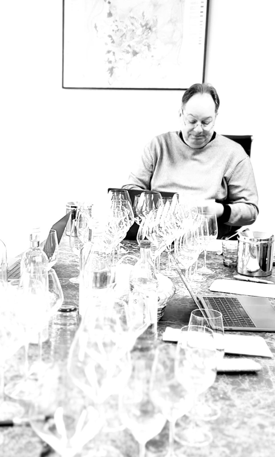 wein, weinsorte, rotwein, weißwein, roséwein, weingut, sommelier, sommellerie, weinprobe, weinverkostung, weinbewertung, weinwissen, weinbeschreibung, weincharakter, weinaromen, weinempfehlung, weinberatung, weintipp, weinpairing, foodpairing, weinbegleitung, wein und essen, wein zum fisch, wein zum steak, wein zu käse, wein zu pasta, wein zum dessert, weinmenü, fine dining, gastronomie, restaurantwein, haubenrestaurant, michelin, delice stuttgart, weinliste, weinkarte, weinauswahl, servicekultur, servicekunst, gastgeber, sommelierschule, sommelierschein, sommelierschulung, sensorik, weinsensorik, aromarad, geschmacksprofil, terroir, weinbau, weinrebe, rebsorte, weinberg, weinregion, herkunft, weinland, weinbaugebiet, deutschlandwein, italienwein, französischer wein, spanischer wein, österreichwein, schweizer wein, südafrika wein, kalifornien wein, napa valley, bordeaux, burgund, chianti, rioja, ribera del duero, moselwein, pfalzwein, rheingau, rheinhessen, frankenwein, badenwein, sachsenwein, saale-unstrut, elsasswein, piemontwein, barolo, barbaresco, brunello, amarone, valpolicella, prosecco, franciacorta, champagne, cremants, sekt, deutscher sekt, schaumwein, stillwein, natural wine, orange wine, biodynamischer wein, biowein, veganer wein, nachhaltiger wein, weinherstellung, kelterung, gärung, malolaktische gärung, ausbau, barrique, holzfass, edelstahltank, flaschenreife, dekantieren, karaffieren, weinservice, trinktemperatur, weinglas, zieher vision, zieher glass, burgunderglas, rieslingglas, universalglas, rotweinglas, weißweinglas, glasform, aromaentfaltung, glasempfehlung, weinlagerung, weinkeller, weinklimaschrank, weintemperierung, korken, schraubverschluss, naturkork, glasverschluss, korkfehler, oxidation, belüftung, sediment, depot, weinflecken, weinstein, weinfehler, schwefel, säure, restzucker, trocken, halbtrocken, feinherb, lieblich, süßwein, dessertwein, eiswein, beerenauslese, trockenbeerenauslese, spätlese, auslese, kabinett, pradikatswein, qualitätswein, tafelwein, landwein, weingesetz, appellation, docg, aoc, d.o., vdp, grosses gewächs, erste lage, weinbewertungssystem, parker punkte, falstaff punkte, vinum, wein plus, tasting note, verkostungsnotiz, farbe, bukett, duft, mundgefühl, struktur, körper, tannin, abgang, länge, komplexität, balance, mineralität, frucht, würze, florale noten, kräuter, vanille, toast, mokka, leder, erde, stein, graphite, salz, kalk, kirsche, pflaume, himbeere, brombeere, apfel, birne, zitrus, limette, grapefruit, ananas, mango, pfirsich, marille, honig, haselnuss, mandel, butter, karamell, rauch, pfeffer, balsamico, eukalyptus, menthol, kräuterwürze, kräuterduft, rosennote, veilchen, lavendel, wacholder, muskat, zimt, nelke, kumin, schokolade, kaffeebohne, toastbrot, hefe, brioche, kreide, mineralisch, floral, würzig, fruchtig, elegant, kräftig, rund, harmonisch, frisch, kühl, linear, lang, dicht, filigran, stoffig, samtig, cremig, lebendig, fein, komplex, tief, delikat, zart, salzig, kalkig, rauchig, reif, jugendlich, balanciert, animierend, expressiv, subtil, konzentriert, trinkreif, lagerfähig, jahrgang, jahrgangstiefe, jahrgangsvergleich, klimawandel, hitzejahrgang, weinqualität, erntezeitpunkt, handlese, selektion, weinlese, mostgewicht, oechsle, weinsäure, weinzucker, weinalkohol, alkoholgehalt, restzuckeranalyse, ph-wert, schwefelung, filtrierung, unfiltriert, weinbereitung, cuvée, reinsortig, assemblage, blend, fassprobe, bottling, degorgieren, dégorgement, dosage, brut, extra brut, sec, demi sec, doux, reserve, vintage, non vintage, jahrgangssekt, prestige cuvée, grand cru, premier cru, village, cru classé, estate, domaine, tenuta, bodega, château, weingutsführung, weinverkauf, weinhandlung, onlineweinhandel, weinshop, vinothek, weinmesse, weinevent, weinfestival, weingala, weinreise, weintourismus, tasting flight, masterclass, sommelierschule, weinakademie, weinseminar, sensoriktraining, degustation, blindverkostung, vergleichsprobe, horizontale verkostung, vertikale verkostung, weinbeschreibung schreiben, tasting note vorlage, aroma erkennen, wein bewerten, wein empfehlen, best wine germany, best sommeliers, deutscher sommelierverband, wset, court of master sommeliers, weinexperte, weinkritiker, weinjournalismus, weinblog, weinpodcast, weinmagazin, weinwissen online, gastrokultur, kulinarik, gourmet, fine dining szene, sterneküche, haubenküche, pairing idee, menübegleitung, amuse bouche, wein zum käse, wein zum dessert, aperitif, digestif, wein und sake, sakepairing, champagnerpairing, rosétrends, naturalwine trend, orange wine trend, zero dosage, low intervention, slow wine, nachhaltigkeit im weinbau, regenerative weinwirtschaft, biodynamik, demeter, ecovin, fair’n green, klimaneutraler wein, co2 bilanz wein, glas vs bag in box, wein innovation, alkoholfreier wein, entalkoholisierter wein, wein ohne alkohol, wein mit wenig alkohol, leichte weine, sommerwein, winterwein, festtagswein, weihnachtswein, osterwein, grillwein, terrassewein, picknickwein, aperitifwein, brunchwein, valentinstag wein, muttertag wein, geschenkwein, weingeschenk, firmengeschenk, personalisiertes etikett, flaschenetikett, etikettendesign, korkenzieher, sommeliermesser, dekantierkaraffe, weinausgießer, weinthermometer, flaschenverschluss, weinaccessoires, weinreinigung, glasreinigung, weinglaspolitur, weingläser kaufen, zieher gläser, zieher vision balance, zieher vision intense, zieher vision fresh, zieher vision straight, zieher vision graceful, zieher vision rich, zieher vision delicate, glastest, aromaentwicklung, gläservergleich, weinservice im restaurant, serviceprotokoll, mise en place wein, gastansprache, storytelling am tisch, weinphilosophie, emotion im service, gastzufriedenheit, feinsinn, wein und kultur, wein und kunst, wein und musik, wein und literatur, wein und reisen, weinregion italien, weinregion frankreich, weinregion deutschland, region stuttgart, wein aus württemberg, neckartal wein, remstal, heilbronner weinstraße, wein aus der pfalz, wein aus baden, wein aus franken, wein aus der mosel, rheingau riesling, pfälzer chardonnay, deutscher pinot noir, spätburgunder, grauburgunder, weissburgunder, silvaner, riesling, sauvignon blanc, muskateller, scheurebe, gewürztraminer, chardonnay, pinot blanc, pinot gris, pinot noir, nebbiolo, sangiovese, tempranillo, cabernet sauvignon, merlot, syrah, grenache, carignan, malbec, zinfandel, shiraz, touriga nacional, albariño, vermentino, verdejo, grüner veltliner, blaufränkisch, zweigelt, saint laurent, tannat, barbera, dolcetto, aglianico, nero d’avola, cortese, garganega, viognier, marsanne, roussanne, chenin blanc, rieslaner, muscadet, viura, clairette, semillon, weintrend, sommelierszene, weinkultur deutschland, europäische weinkultur, neue weinwelt, alte welt wein, moderne weininterpretation, weinphilosophie, serviceleidenschaft, gastgeberschaft, sinneswahrnehmung, geschmackstraining, feine aromatik, elegance im glas, balance im wein, weincharme, weinleidenschaft, genusskultur, lebensfreude, genussmoment, stilvoll trinken, wein erleben, wein entdecken, wein verstehen, wein teilen, wein genießen, wein erleben podcast, sommelier interview, evangelos pattas, delice restaurant, stuttgart fine dining, silvio nitzsche podcast, sommeliers erzählen, weinwissen teilen, deutsche sommellerie, weinleidenschaft deutschland, kultur des genusses, wein und leben, kunst des servierens, stille eleganz, wein als beziehung, genuss im glas, handwerk im service, achtsamkeit im wein, feine noten, große momente, leben mit wein, service und seele, wein als sprache, die kunst des pairings.