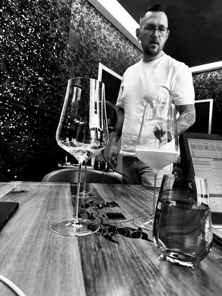 wein, weinsorte, rotwein, weißwein, roséwein, weingut, sommelier, sommellerie, weinprobe, weinverkostung, weinbewertung, weinwissen, weinbeschreibung, weincharakter, weinaromen, weinempfehlung, weinberatung, weintipp, weinpairing, foodpairing, weinbegleitung, wein und essen, wein zum fisch, wein zum steak, wein zu käse, wein zu pasta, wein zum dessert, weinmenü, fine dining, gastronomie, restaurantwein, haubenrestaurant, michelin, delice stuttgart, weinliste, weinkarte, weinauswahl, servicekultur, servicekunst, gastgeber, sommelierschule, sommelierschein, sommelierschulung, sensorik, weinsensorik, aromarad, geschmacksprofil, terroir, weinbau, weinrebe, rebsorte, weinberg, weinregion, herkunft, weinland, weinbaugebiet, deutschlandwein, italienwein, französischer wein, spanischer wein, österreichwein, schweizer wein, südafrika wein, kalifornien wein, napa valley, bordeaux, burgund, chianti, rioja, ribera del duero, moselwein, pfalzwein, rheingau, rheinhessen, frankenwein, badenwein, sachsenwein, saale-unstrut, elsasswein, piemontwein, barolo, barbaresco, brunello, amarone, valpolicella, prosecco, franciacorta, champagne, cremants, sekt, deutscher sekt, schaumwein, stillwein, natural wine, orange wine, biodynamischer wein, biowein, veganer wein, nachhaltiger wein, weinherstellung, kelterung, gärung, malolaktische gärung, ausbau, barrique, holzfass, edelstahltank, flaschenreife, dekantieren, karaffieren, weinservice, trinktemperatur, weinglas, zieher vision, zieher glass, burgunderglas, rieslingglas, universalglas, rotweinglas, weißweinglas, glasform, aromaentfaltung, glasempfehlung, weinlagerung, weinkeller, weinklimaschrank, weintemperierung, korken, schraubverschluss, naturkork, glasverschluss, korkfehler, oxidation, belüftung, sediment, depot, weinflecken, weinstein, weinfehler, schwefel, säure, restzucker, trocken, halbtrocken, feinherb, lieblich, süßwein, dessertwein, eiswein, beerenauslese, trockenbeerenauslese, spätlese, auslese, kabinett, pradikatswein, qualitätswein, tafelwein, landwein, weingesetz, appellation, docg, aoc, d.o., vdp, grosses gewächs, erste lage, weinbewertungssystem, parker punkte, falstaff punkte, vinum, wein plus, tasting note, verkostungsnotiz, farbe, bukett, duft, mundgefühl, struktur, körper, tannin, abgang, länge, komplexität, balance, mineralität, frucht, würze, florale noten, kräuter, vanille, toast, mokka, leder, erde, stein, graphite, salz, kalk, kirsche, pflaume, himbeere, brombeere, apfel, birne, zitrus, limette, grapefruit, ananas, mango, pfirsich, marille, honig, haselnuss, mandel, butter, karamell, rauch, pfeffer, balsamico, eukalyptus, menthol, kräuterwürze, kräuterduft, rosennote, veilchen, lavendel, wacholder, muskat, zimt, nelke, kumin, schokolade, kaffeebohne, toastbrot, hefe, brioche, kreide, mineralisch, floral, würzig, fruchtig, elegant, kräftig, rund, harmonisch, frisch, kühl, linear, lang, dicht, filigran, stoffig, samtig, cremig, lebendig, fein, komplex, tief, delikat, zart, salzig, kalkig, rauchig, reif, jugendlich, balanciert, animierend, expressiv, subtil, konzentriert, trinkreif, lagerfähig, jahrgang, jahrgangstiefe, jahrgangsvergleich, klimawandel, hitzejahrgang, weinqualität, erntezeitpunkt, handlese, selektion, weinlese, mostgewicht, oechsle, weinsäure, weinzucker, weinalkohol, alkoholgehalt, restzuckeranalyse, ph-wert, schwefelung, filtrierung, unfiltriert, weinbereitung, cuvée, reinsortig, assemblage, blend, fassprobe, bottling, degorgieren, dégorgement, dosage, brut, extra brut, sec, demi sec, doux, reserve, vintage, non vintage, jahrgangssekt, prestige cuvée, grand cru, premier cru, village, cru classé, estate, domaine, tenuta, bodega, château, weingutsführung, weinverkauf, weinhandlung, onlineweinhandel, weinshop, vinothek, weinmesse, weinevent, weinfestival, weingala, weinreise, weintourismus, tasting flight, masterclass, sommelierschule, weinakademie, weinseminar, sensoriktraining, degustation, blindverkostung, vergleichsprobe, horizontale verkostung, vertikale verkostung, weinbeschreibung schreiben, tasting note vorlage, aroma erkennen, wein bewerten, wein empfehlen, best wine germany, best sommeliers, deutscher sommelierverband, wset, court of master sommeliers, weinexperte, weinkritiker, weinjournalismus, weinblog, weinpodcast, weinmagazin, weinwissen online, gastrokultur, kulinarik, gourmet, fine dining szene, sterneküche, haubenküche, pairing idee, menübegleitung, amuse bouche, wein zum käse, wein zum dessert, aperitif, digestif, wein und sake, sakepairing, champagnerpairing, rosétrends, naturalwine trend, orange wine trend, zero dosage, low intervention, slow wine, nachhaltigkeit im weinbau, regenerative weinwirtschaft, biodynamik, demeter, ecovin, fair’n green, klimaneutraler wein, co2 bilanz wein, glas vs bag in box, wein innovation, alkoholfreier wein, entalkoholisierter wein, wein ohne alkohol, wein mit wenig alkohol, leichte weine, sommerwein, winterwein, festtagswein, weihnachtswein, osterwein, grillwein, terrassewein, picknickwein, aperitifwein, brunchwein, valentinstag wein, muttertag wein, geschenkwein, weingeschenk, firmengeschenk, personalisiertes etikett, flaschenetikett, etikettendesign, korkenzieher, sommeliermesser, dekantierkaraffe, weinausgießer, weinthermometer, flaschenverschluss, weinaccessoires, weinreinigung, glasreinigung, weinglaspolitur, weingläser kaufen, zieher gläser, zieher vision balance, zieher vision intense, zieher vision fresh, zieher vision straight, zieher vision graceful, zieher vision rich, zieher vision delicate, glastest, aromaentwicklung, gläservergleich, weinservice im restaurant, serviceprotokoll, mise en place wein, gastansprache, storytelling am tisch, weinphilosophie, emotion im service, gastzufriedenheit, feinsinn, wein und kultur, wein und kunst, wein und musik, wein und literatur, wein und reisen, weinregion italien, weinregion frankreich, weinregion deutschland, region stuttgart, wein aus württemberg, neckartal wein, remstal, heilbronner weinstraße, wein aus der pfalz, wein aus baden, wein aus franken, wein aus der mosel, rheingau riesling, pfälzer chardonnay, deutscher pinot noir, spätburgunder, grauburgunder, weissburgunder, silvaner, riesling, sauvignon blanc, muskateller, scheurebe, gewürztraminer, chardonnay, pinot blanc, pinot gris, pinot noir, nebbiolo, sangiovese, tempranillo, cabernet sauvignon, merlot, syrah, grenache, carignan, malbec, zinfandel, shiraz, touriga nacional, albariño, vermentino, verdejo, grüner veltliner, blaufränkisch, zweigelt, saint laurent, tannat, barbera, dolcetto, aglianico, nero d’avola, cortese, garganega, viognier, marsanne, roussanne, chenin blanc, rieslaner, muscadet, viura, clairette, semillon, weintrend, sommelierszene, weinkultur deutschland, europäische weinkultur, neue weinwelt, alte welt wein, moderne weininterpretation, weinphilosophie, serviceleidenschaft, gastgeberschaft, sinneswahrnehmung, geschmackstraining, feine aromatik, elegance im glas, balance im wein, weincharme, weinleidenschaft, genusskultur, lebensfreude, genussmoment, stilvoll trinken, wein erleben, wein entdecken, wein verstehen, wein teilen, wein genießen, wein erleben podcast, sommelier interview, evangelos pattas, delice restaurant, stuttgart fine dining, silvio nitzsche podcast, sommeliers erzählen, weinwissen teilen, deutsche sommellerie, weinleidenschaft deutschland, kultur des genusses, wein und leben, kunst des servierens, stille eleganz, wein als beziehung, genuss im glas, handwerk im service, achtsamkeit im wein, feine noten, große momente, leben mit wein, service und seele, wein als sprache, die kunst des pairings.
