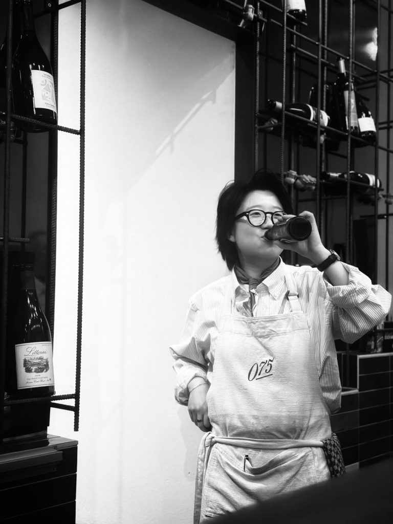 wein, weinsorte, rotwein, weißwein, roséwein, weingut, sommelier, sommellerie, weinprobe, weinverkostung, weinbewertung, weinwissen, weinbeschreibung, weincharakter, weinaromen, weinempfehlung, weinberatung, weintipp, weinpairing, foodpairing, weinbegleitung, wein und essen, wein zum fisch, wein zum steak, wein zu käse, wein zu pasta, wein zum dessert, weinmenü, fine dining, gastronomie, restaurantwein, haubenrestaurant, michelin, delice stuttgart, weinliste, weinkarte, weinauswahl, servicekultur, servicekunst, gastgeber, sommelierschule, sommelierschein, sommelierschulung, sensorik, weinsensorik, aromarad, geschmacksprofil, terroir, weinbau, weinrebe, rebsorte, weinberg, weinregion, herkunft, weinland, weinbaugebiet, deutschlandwein, italienwein, französischer wein, spanischer wein, österreichwein, schweizer wein, südafrika wein, kalifornien wein, napa valley, bordeaux, burgund, chianti, rioja, ribera del duero, moselwein, pfalzwein, rheingau, rheinhessen, frankenwein, badenwein, sachsenwein, saale-unstrut, elsasswein, piemontwein, barolo, barbaresco, brunello, amarone, valpolicella, prosecco, franciacorta, champagne, cremants, sekt, deutscher sekt, schaumwein, stillwein, natural wine, orange wine, biodynamischer wein, biowein, veganer wein, nachhaltiger wein, weinherstellung, kelterung, gärung, malolaktische gärung, ausbau, barrique, holzfass, edelstahltank, flaschenreife, dekantieren, karaffieren, weinservice, trinktemperatur, weinglas, zieher vision, zieher glass, burgunderglas, rieslingglas, universalglas, rotweinglas, weißweinglas, glasform, aromaentfaltung, glasempfehlung, weinlagerung, weinkeller, weinklimaschrank, weintemperierung, korken, schraubverschluss, naturkork, glasverschluss, korkfehler, oxidation, belüftung, sediment, depot, weinflecken, weinstein, weinfehler, schwefel, säure, restzucker, trocken, halbtrocken, feinherb, lieblich, süßwein, dessertwein, eiswein, beerenauslese, trockenbeerenauslese, spätlese, auslese, kabinett, pradikatswein, qualitätswein, tafelwein, landwein, weingesetz, appellation, docg, aoc, d.o., vdp, grosses gewächs, erste lage, weinbewertungssystem, parker punkte, falstaff punkte, vinum, wein plus, tasting note, verkostungsnotiz, farbe, bukett, duft, mundgefühl, struktur, körper, tannin, abgang, länge, komplexität, balance, mineralität, frucht, würze, florale noten, kräuter, vanille, toast, mokka, leder, erde, stein, graphite, salz, kalk, kirsche, pflaume, himbeere, brombeere, apfel, birne, zitrus, limette, grapefruit, ananas, mango, pfirsich, marille, honig, haselnuss, mandel, butter, karamell, rauch, pfeffer, balsamico, eukalyptus, menthol, kräuterwürze, kräuterduft, rosennote, veilchen, lavendel, wacholder, muskat, zimt, nelke, kumin, schokolade, kaffeebohne, toastbrot, hefe, brioche, kreide, mineralisch, floral, würzig, fruchtig, elegant, kräftig, rund, harmonisch, frisch, kühl, linear, lang, dicht, filigran, stoffig, samtig, cremig, lebendig, fein, komplex, tief, delikat, zart, salzig, kalkig, rauchig, reif, jugendlich, balanciert, animierend, expressiv, subtil, konzentriert, trinkreif, lagerfähig, jahrgang, jahrgangstiefe, jahrgangsvergleich, klimawandel, hitzejahrgang, weinqualität, erntezeitpunkt, handlese, selektion, weinlese, mostgewicht, oechsle, weinsäure, weinzucker, weinalkohol, alkoholgehalt, restzuckeranalyse, ph-wert, schwefelung, filtrierung, unfiltriert, weinbereitung, cuvée, reinsortig, assemblage, blend, fassprobe, bottling, degorgieren, dégorgement, dosage, brut, extra brut, sec, demi sec, doux, reserve, vintage, non vintage, jahrgangssekt, prestige cuvée, grand cru, premier cru, village, cru classé, estate, domaine, tenuta, bodega, château, weingutsführung, weinverkauf, weinhandlung, onlineweinhandel, weinshop, vinothek, weinmesse, weinevent, weinfestival, weingala, weinreise, weintourismus, tasting flight, masterclass, sommelierschule, weinakademie, weinseminar, sensoriktraining, degustation, blindverkostung, vergleichsprobe, horizontale verkostung, vertikale verkostung, weinbeschreibung schreiben, tasting note vorlage, aroma erkennen, wein bewerten, wein empfehlen, best wine germany, best sommeliers, deutscher sommelierverband, wset, court of master sommeliers, weinexperte, weinkritiker, weinjournalismus, weinblog, weinpodcast, weinmagazin, weinwissen online, gastrokultur, kulinarik, gourmet, fine dining szene, sterneküche, haubenküche, pairing idee, menübegleitung, amuse bouche, wein zum käse, wein zum dessert, aperitif, digestif, wein und sake, sakepairing, champagnerpairing, rosétrends, naturalwine trend, orange wine trend, zero dosage, low intervention, slow wine, nachhaltigkeit im weinbau, regenerative weinwirtschaft, biodynamik, demeter, ecovin, fair’n green, klimaneutraler wein, co2 bilanz wein, glas vs bag in box, wein innovation, alkoholfreier wein, entalkoholisierter wein, wein ohne alkohol, wein mit wenig alkohol, leichte weine, sommerwein, winterwein, festtagswein, weihnachtswein, osterwein, grillwein, terrassewein, picknickwein, aperitifwein, brunchwein, valentinstag wein, muttertag wein, geschenkwein, weingeschenk, firmengeschenk, personalisiertes etikett, flaschenetikett, etikettendesign, korkenzieher, sommeliermesser, dekantierkaraffe, weinausgießer, weinthermometer, flaschenverschluss, weinaccessoires, weinreinigung, glasreinigung, weinglaspolitur, weingläser kaufen, zieher gläser, zieher vision balance, zieher vision intense, zieher vision fresh, zieher vision straight, zieher vision graceful, zieher vision rich, zieher vision delicate, glastest, aromaentwicklung, gläservergleich, weinservice im restaurant, serviceprotokoll, mise en place wein, gastansprache, storytelling am tisch, weinphilosophie, emotion im service, gastzufriedenheit, feinsinn, wein und kultur, wein und kunst, wein und musik, wein und literatur, wein und reisen, weinregion italien, weinregion frankreich, weinregion deutschland, region stuttgart, wein aus württemberg, neckartal wein, remstal, heilbronner weinstraße, wein aus der pfalz, wein aus baden, wein aus franken, wein aus der mosel, rheingau riesling, pfälzer chardonnay, deutscher pinot noir, spätburgunder, grauburgunder, weissburgunder, silvaner, riesling, sauvignon blanc, muskateller, scheurebe, gewürztraminer, chardonnay, pinot blanc, pinot gris, pinot noir, nebbiolo, sangiovese, tempranillo, cabernet sauvignon, merlot, syrah, grenache, carignan, malbec, zinfandel, shiraz, touriga nacional, albariño, vermentino, verdejo, grüner veltliner, blaufränkisch, zweigelt, saint laurent, tannat, barbera, dolcetto, aglianico, nero d’avola, cortese, garganega, viognier, marsanne, roussanne, chenin blanc, rieslaner, muscadet, viura, clairette, semillon, weintrend, sommelierszene, weinkultur deutschland, europäische weinkultur, neue weinwelt, alte welt wein, moderne weininterpretation, weinphilosophie, serviceleidenschaft, gastgeberschaft, sinneswahrnehmung, geschmackstraining, feine aromatik, elegance im glas, balance im wein, weincharme, weinleidenschaft, genusskultur, lebensfreude, genussmoment, stilvoll trinken, wein erleben, wein entdecken, wein verstehen, wein teilen, wein genießen, wein erleben podcast, sommelier interview, evangelos pattas, delice restaurant, stuttgart fine dining, silvio nitzsche podcast, sommeliers erzählen, weinwissen teilen, deutsche sommellerie, weinleidenschaft deutschland, kultur des genusses, wein und leben, kunst des servierens, stille eleganz, wein als beziehung, genuss im glas, handwerk im service, achtsamkeit im wein, feine noten, große momente, leben mit wein, service und seele, wein als sprache, die kunst des pairings.