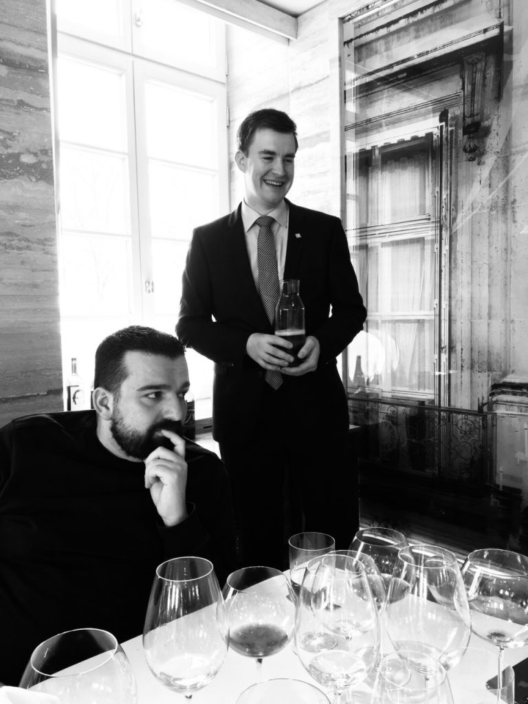 Spätburgunder, Deutscher Spätburgunder, Großer Spätburgunder, Beste Spätburgunder, Spätburgunder Deutschland, Spätburgunder Verkostung, Spätburgunder Tasting, Spätburgunder Podcast, Spätburgunder Masterclass, Spätburgunder Sommelier, Rotwein, Deutscher Rotwein, Premium Rotwein, Spitzenrotwein, Burgunder, Pinot, Pinot Noir, Blauburgunder, Burgunderstil, Burgunderliebhaber, Wein, Weinwissen, Weinpodcast, Weinverkostung, Weinseminar, Weinakademie, Weinschule, Weinberatung, Sommelier, Sommeliers, Weinkritiker, Weinexperte, Weinbewertung, Blindprobe, Blindverkostung, Masterclass, Foodpairing, Food Pairing, Fine Dining, Michelin, Sterneküche, Gourmet, Genuss, Weingenuss, Weinliebhaber, Weinkultur, Terroir, Herkunft, Lage, Große Lage, VDP, Großes Gewächs, GG, Einzellage, Kalk, Muschelkalk, Löss, Lösslehm, Lehm, Ton, Granit, Schiefer, Basalt, Vulkanboden, Buntsandstein, Keuper, Gneis, Quarzit, Bodenprofil, Mineralität, Mineralisch, Eleganz, Finesse, Balance, Präzision, Struktur, Textur, Tiefgang, Spannung, Komplexität, Länge, Nachhall, Persistenz, Harmonie, Saftigkeit, Lebendigkeit, Authentizität, Charakter, Typizität, Jahrgang, Flaschenreife, Reifepotenzial, Lagerfähigkeit, Dekantieren, Karaffieren, Belüften, Burgunderglas, Weinglas, Sensorik, Bouquet, Aroma, Duft, Nase, Gaumen, Mundgefühl, Finale, Abgang, Kirsche, Sauerkirsche, Amarena, Himbeere, Erdbeere, Johannisbeere, Preiselbeere, Cranberry, Granatapfel, Veilchen, Rose, Kirschblüte, Unterholz, Waldboden, Trüffel, Pilze, Moos, Rauch, Speck, Graphit, Feuerstein, Kakao, Schokolade, Nelke, Zimt, Piment, Sandelholz, Zedernholz, Barrique, Holzfass, Tonneau, Stückfass, Ganztraube, Ganztraubenvergärung, Maische, Maischestandzeit, Spontangärung, Reinzuchthefe, Feinhefe, Hefe, Bâtonnage, Malolaktik, biologischer Säureabbau, Handlese, Selektion, Ertragsreduzierung, Laubarbeit, Weinberg, Rebstock, Alte Reben, Rebalter, Klon, Selection Massale, Nachhaltigkeit, Biowein, Biodynamie, Demeter, Naturwein, Winzer, Weingut, Kellermeister, Weinmacher, Weinphilosophie, Weinreise, Weintourismus, Weinregion, Ahr, Baden, Kaiserstuhl,
