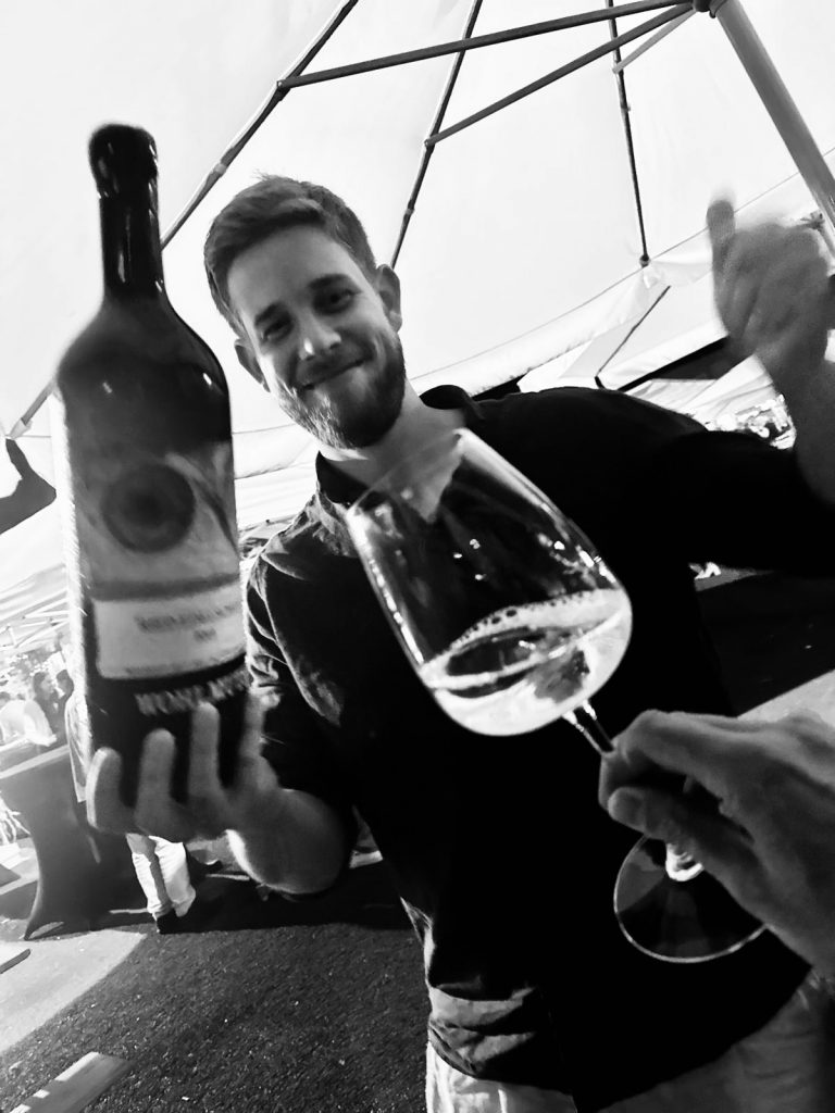 wein, weinsorte, rotwein, weißwein, roséwein, weingut, sommelier, sommellerie, weinprobe, weinverkostung, weinbewertung, weinwissen, weinbeschreibung, weincharakter, weinaromen, weinempfehlung, weinberatung, weintipp, weinpairing, foodpairing, weinbegleitung, wein und essen, wein zum fisch, wein zum steak, wein zu käse, wein zu pasta, wein zum dessert, weinmenü, fine dining, gastronomie, restaurantwein, haubenrestaurant, michelin, delice stuttgart, weinliste, weinkarte, weinauswahl, servicekultur, servicekunst, gastgeber, sommelierschule, sommelierschein, sommelierschulung, sensorik, weinsensorik, aromarad, geschmacksprofil, terroir, weinbau, weinrebe, rebsorte, weinberg, weinregion, herkunft, weinland, weinbaugebiet, deutschlandwein, italienwein, französischer wein, spanischer wein, österreichwein, schweizer wein, südafrika wein, kalifornien wein, napa valley, bordeaux, burgund, chianti, rioja, ribera del duero, moselwein, pfalzwein, rheingau, rheinhessen, frankenwein, badenwein, sachsenwein, saale-unstrut, elsasswein, piemontwein, barolo, barbaresco, brunello, amarone, valpolicella, prosecco, franciacorta, champagne, cremants, sekt, deutscher sekt, schaumwein, stillwein, natural wine, orange wine, biodynamischer wein, biowein, veganer wein, nachhaltiger wein, weinherstellung, kelterung, gärung, malolaktische gärung, ausbau, barrique, holzfass, edelstahltank, flaschenreife, dekantieren, karaffieren, weinservice, trinktemperatur, weinglas, zieher vision, zieher glass, burgunderglas, rieslingglas, universalglas, rotweinglas, weißweinglas, glasform, aromaentfaltung, glasempfehlung, weinlagerung, weinkeller, weinklimaschrank, weintemperierung, korken, schraubverschluss, naturkork, glasverschluss, korkfehler, oxidation, belüftung, sediment, depot, weinflecken, weinstein, weinfehler, schwefel, säure, restzucker, trocken, halbtrocken, feinherb, lieblich, süßwein, dessertwein, eiswein, beerenauslese, trockenbeerenauslese, spätlese, auslese, kabinett, pradikatswein, qualitätswein, tafelwein, landwein, weingesetz, appellation, docg, aoc, d.o., vdp, grosses gewächs, erste lage, weinbewertungssystem, parker punkte, falstaff punkte, vinum, wein plus, tasting note, verkostungsnotiz, farbe, bukett, duft, mundgefühl, struktur, körper, tannin, abgang, länge, komplexität, balance, mineralität, frucht, würze, florale noten, kräuter, vanille, toast, mokka, leder, erde, stein, graphite, salz, kalk, kirsche, pflaume, himbeere, brombeere, apfel, birne, zitrus, limette, grapefruit, ananas, mango, pfirsich, marille, honig, haselnuss, mandel, butter, karamell, rauch, pfeffer, balsamico, eukalyptus, menthol, kräuterwürze, kräuterduft, rosennote, veilchen, lavendel, wacholder, muskat, zimt, nelke, kumin, schokolade, kaffeebohne, toastbrot, hefe, brioche, kreide, mineralisch, floral, würzig, fruchtig, elegant, kräftig, rund, harmonisch, frisch, kühl, linear, lang, dicht, filigran, stoffig, samtig, cremig, lebendig, fein, komplex, tief, delikat, zart, salzig, kalkig, rauchig, reif, jugendlich, balanciert, animierend, expressiv, subtil, konzentriert, trinkreif, lagerfähig, jahrgang, jahrgangstiefe, jahrgangsvergleich, klimawandel, hitzejahrgang, weinqualität, erntezeitpunkt, handlese, selektion, weinlese, mostgewicht, oechsle, weinsäure, weinzucker, weinalkohol, alkoholgehalt, restzuckeranalyse, ph-wert, schwefelung, filtrierung, unfiltriert, weinbereitung, cuvée, reinsortig, assemblage, blend, fassprobe, bottling, degorgieren, dégorgement, dosage, brut, extra brut, sec, demi sec, doux, reserve, vintage, non vintage, jahrgangssekt, prestige cuvée, grand cru, premier cru, village, cru classé, estate, domaine, tenuta, bodega, château, weingutsführung, weinverkauf, weinhandlung, onlineweinhandel, weinshop, vinothek, weinmesse, weinevent, weinfestival, weingala, weinreise, weintourismus, tasting flight, masterclass, sommelierschule, weinakademie, weinseminar, sensoriktraining, degustation, blindverkostung, vergleichsprobe, horizontale verkostung, vertikale verkostung, weinbeschreibung schreiben, tasting note vorlage, aroma erkennen, wein bewerten, wein empfehlen, best wine germany, best sommeliers, deutscher sommelierverband, wset, court of master sommeliers, weinexperte, weinkritiker, weinjournalismus, weinblog, weinpodcast, weinmagazin, weinwissen online, gastrokultur, kulinarik, gourmet, fine dining szene, sterneküche, haubenküche, pairing idee, menübegleitung, amuse bouche, wein zum käse, wein zum dessert, aperitif, digestif, wein und sake, sakepairing, champagnerpairing, rosétrends, naturalwine trend, orange wine trend, zero dosage, low intervention, slow wine, nachhaltigkeit im weinbau, regenerative weinwirtschaft, biodynamik, demeter, ecovin, fair’n green, klimaneutraler wein, co2 bilanz wein, glas vs bag in box, wein innovation, alkoholfreier wein, entalkoholisierter wein, wein ohne alkohol, wein mit wenig alkohol, leichte weine, sommerwein, winterwein, festtagswein, weihnachtswein, osterwein, grillwein, terrassewein, picknickwein, aperitifwein, brunchwein, valentinstag wein, muttertag wein, geschenkwein, weingeschenk, firmengeschenk, personalisiertes etikett, flaschenetikett, etikettendesign, korkenzieher, sommeliermesser, dekantierkaraffe, weinausgießer, weinthermometer, flaschenverschluss, weinaccessoires, weinreinigung, glasreinigung, weinglaspolitur, weingläser kaufen, zieher gläser, zieher vision balance, zieher vision intense, zieher vision fresh, zieher vision straight, zieher vision graceful, zieher vision rich, zieher vision delicate, glastest, aromaentwicklung, gläservergleich, weinservice im restaurant, serviceprotokoll, mise en place wein, gastansprache, storytelling am tisch, weinphilosophie, emotion im service, gastzufriedenheit, feinsinn, wein und kultur, wein und kunst, wein und musik, wein und literatur, wein und reisen, weinregion italien, weinregion frankreich, weinregion deutschland, region stuttgart, wein aus württemberg, neckartal wein, remstal, heilbronner weinstraße, wein aus der pfalz, wein aus baden, wein aus franken, wein aus der mosel, rheingau riesling, pfälzer chardonnay, deutscher pinot noir, spätburgunder, grauburgunder, weissburgunder, silvaner, riesling, sauvignon blanc, muskateller, scheurebe, gewürztraminer, chardonnay, pinot blanc, pinot gris, pinot noir, nebbiolo, sangiovese, tempranillo, cabernet sauvignon, merlot, syrah, grenache, carignan, malbec, zinfandel, shiraz, touriga nacional, albariño, vermentino, verdejo, grüner veltliner, blaufränkisch, zweigelt, saint laurent, tannat, barbera, dolcetto, aglianico, nero d’avola, cortese, garganega, viognier, marsanne, roussanne, chenin blanc, rieslaner, muscadet, viura, clairette, semillon, weintrend, sommelierszene, weinkultur deutschland, europäische weinkultur, neue weinwelt, alte welt wein, moderne weininterpretation, weinphilosophie, serviceleidenschaft, gastgeberschaft, sinneswahrnehmung, geschmackstraining, feine aromatik, elegance im glas, balance im wein, weincharme, weinleidenschaft, genusskultur, lebensfreude, genussmoment, stilvoll trinken, wein erleben, wein entdecken, wein verstehen, wein teilen, wein genießen, wein erleben podcast, sommelier interview, evangelos pattas, delice restaurant, stuttgart fine dining, silvio nitzsche podcast, sommeliers erzählen, weinwissen teilen, deutsche sommellerie, weinleidenschaft deutschland, kultur des genusses, wein und leben, kunst des servierens, stille eleganz, wein als beziehung, genuss im glas, handwerk im service, achtsamkeit im wein, feine noten, große momente, leben mit wein, service und seele, wein als sprache, die kunst des pairings.