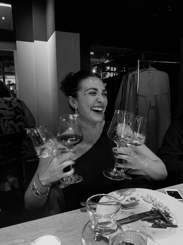 Spätburgunder, Deutscher Spätburgunder, Großer Spätburgunder, Beste Spätburgunder, Spätburgunder Deutschland, Spätburgunder Verkostung, Spätburgunder Tasting, Spätburgunder Podcast, Spätburgunder Masterclass, Spätburgunder Sommelier, Rotwein, Deutscher Rotwein, Premium Rotwein, Spitzenrotwein, Burgunder, Pinot, Pinot Noir, Blauburgunder, Burgunderstil, Burgunderliebhaber, Wein, Weinwissen, Weinpodcast, Weinverkostung, Weinseminar, Weinakademie, Weinschule, Weinberatung, Sommelier, Sommeliers, Weinkritiker, Weinexperte, Weinbewertung, Blindprobe, Blindverkostung, Masterclass, Foodpairing, Food Pairing, Fine Dining, Michelin, Sterneküche, Gourmet, Genuss, Weingenuss, Weinliebhaber, Weinkultur, Terroir, Herkunft, Lage, Große Lage, VDP, Großes Gewächs, GG, Einzellage, Kalk, Muschelkalk, Löss, Lösslehm, Lehm, Ton, Granit, Schiefer, Basalt, Vulkanboden, Buntsandstein, Keuper, Gneis, Quarzit, Bodenprofil, Mineralität, Mineralisch, Eleganz, Finesse, Balance, Präzision, Struktur, Textur, Tiefgang, Spannung, Komplexität, Länge, Nachhall, Persistenz, Harmonie, Saftigkeit, Lebendigkeit, Authentizität, Charakter, Typizität, Jahrgang, Flaschenreife, Reifepotenzial, Lagerfähigkeit, Dekantieren, Karaffieren, Belüften, Burgunderglas, Weinglas, Sensorik, Bouquet, Aroma, Duft, Nase, Gaumen, Mundgefühl, Finale, Abgang, Kirsche, Sauerkirsche, Amarena, Himbeere, Erdbeere, Johannisbeere, Preiselbeere, Cranberry, Granatapfel, Veilchen, Rose, Kirschblüte, Unterholz, Waldboden, Trüffel, Pilze, Moos, Rauch, Speck, Graphit, Feuerstein, Kakao, Schokolade, Nelke, Zimt, Piment, Sandelholz, Zedernholz, Barrique, Holzfass, Tonneau, Stückfass, Ganztraube, Ganztraubenvergärung, Maische, Maischestandzeit, Spontangärung, Reinzuchthefe, Feinhefe, Hefe, Bâtonnage, Malolaktik, biologischer Säureabbau, Handlese, Selektion, Ertragsreduzierung, Laubarbeit, Weinberg, Rebstock, Alte Reben, Rebalter, Klon, Selection Massale, Nachhaltigkeit, Biowein, Biodynamie, Demeter, Naturwein, Winzer, Weingut, Kellermeister, Weinmacher, Weinphilosophie, Weinreise, Weintourismus, Weinregion, Ahr, Baden, Kaiserstuhl,