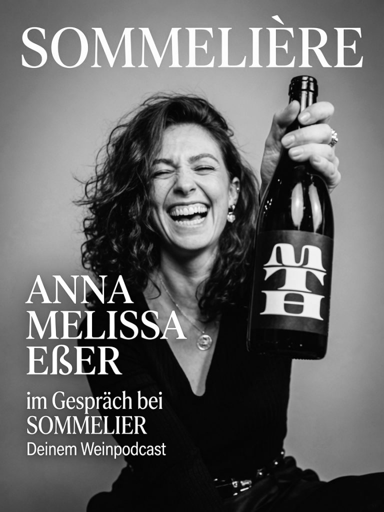 Spätburgunder, Deutscher Spätburgunder, Großer Spätburgunder, Beste Spätburgunder, Spätburgunder Deutschland, Spätburgunder Verkostung, Spätburgunder Tasting, Spätburgunder Podcast, Spätburgunder Masterclass, Spätburgunder Sommelier, Rotwein, Deutscher Rotwein, Premium Rotwein, Spitzenrotwein, Burgunder, Pinot, Pinot Noir, Blauburgunder, Burgunderstil, Burgunderliebhaber, Wein, Weinwissen, Weinpodcast, Weinverkostung, Weinseminar, Weinakademie, Weinschule, Weinberatung, Sommelier, Sommeliers, Weinkritiker, Weinexperte, Weinbewertung, Blindprobe, Blindverkostung, Masterclass, Foodpairing, Food Pairing, Fine Dining, Michelin, Sterneküche, Gourmet, Genuss, Weingenuss, Weinliebhaber, Weinkultur, Terroir, Herkunft, Lage, Große Lage, VDP, Großes Gewächs, GG, Einzellage, Kalk, Muschelkalk, Löss, Lösslehm, Lehm, Ton, Granit, Schiefer, Basalt, Vulkanboden, Buntsandstein, Keuper, Gneis, Quarzit, Bodenprofil, Mineralität, Mineralisch, Eleganz, Finesse, Balance, Präzision, Struktur, Textur, Tiefgang, Spannung, Komplexität, Länge, Nachhall, Persistenz, Harmonie, Saftigkeit, Lebendigkeit, Authentizität, Charakter, Typizität, Jahrgang, Flaschenreife, Reifepotenzial, Lagerfähigkeit, Dekantieren, Karaffieren, Belüften, Burgunderglas, Weinglas, Sensorik, Bouquet, Aroma, Duft, Nase, Gaumen, Mundgefühl, Finale, Abgang, Kirsche, Sauerkirsche, Amarena, Himbeere, Erdbeere, Johannisbeere, Preiselbeere, Cranberry, Granatapfel, Veilchen, Rose, Kirschblüte, Unterholz, Waldboden, Trüffel, Pilze, Moos, Rauch, Speck, Graphit, Feuerstein, Kakao, Schokolade, Nelke, Zimt, Piment, Sandelholz, Zedernholz, Barrique, Holzfass, Tonneau, Stückfass, Ganztraube, Ganztraubenvergärung, Maische, Maischestandzeit, Spontangärung, Reinzuchthefe, Feinhefe, Hefe, Bâtonnage, Malolaktik, biologischer Säureabbau, Handlese, Selektion, Ertragsreduzierung, Laubarbeit, Weinberg, Rebstock, Alte Reben, Rebalter, Klon, Selection Massale, Nachhaltigkeit, Biowein, Biodynamie, Demeter, Naturwein, Winzer, Weingut, Kellermeister, Weinmacher, Weinphilosophie, Weinreise, Weintourismus, Weinregion, Ahr, Baden, Kaiserstuhl,
