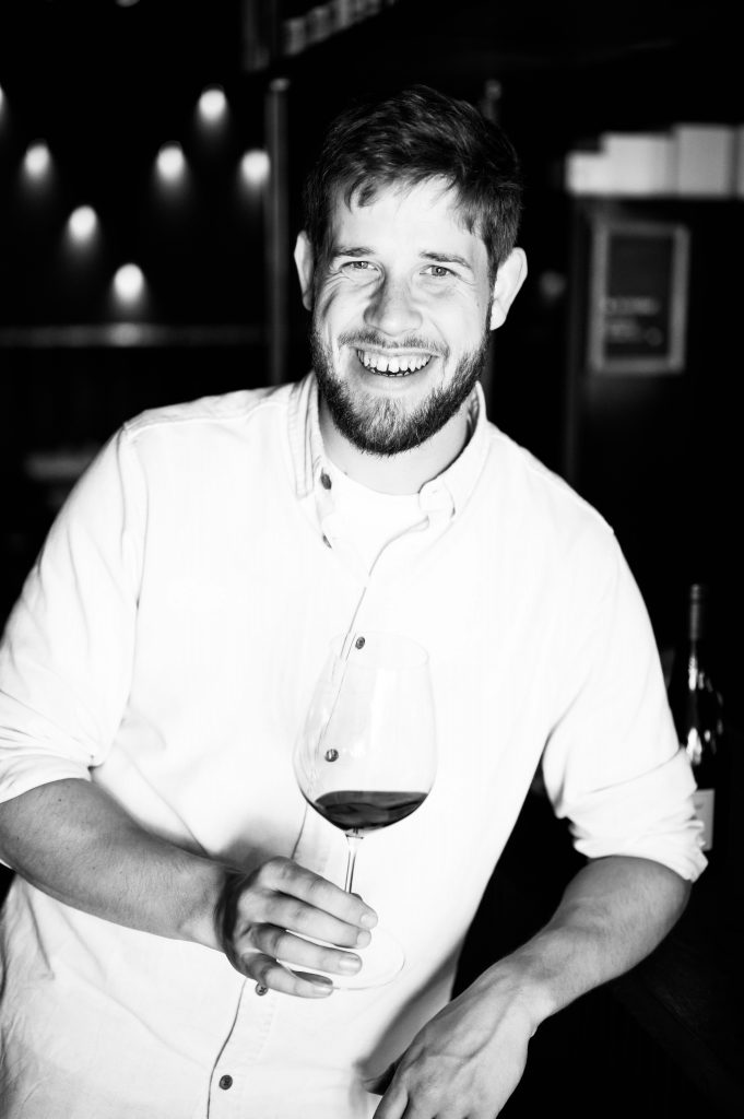wein, weinsorte, rotwein, weißwein, roséwein, weingut, sommelier, sommellerie, weinprobe, weinverkostung, weinbewertung, weinwissen, weinbeschreibung, weincharakter, weinaromen, weinempfehlung, weinberatung, weintipp, weinpairing, foodpairing, weinbegleitung, wein und essen, wein zum fisch, wein zum steak, wein zu käse, wein zu pasta, wein zum dessert, weinmenü, fine dining, gastronomie, restaurantwein, haubenrestaurant, michelin, delice stuttgart, weinliste, weinkarte, weinauswahl, servicekultur, servicekunst, gastgeber, sommelierschule, sommelierschein, sommelierschulung, sensorik, weinsensorik, aromarad, geschmacksprofil, terroir, weinbau, weinrebe, rebsorte, weinberg, weinregion, herkunft, weinland, weinbaugebiet, deutschlandwein, italienwein, französischer wein, spanischer wein, österreichwein, schweizer wein, südafrika wein, kalifornien wein, napa valley, bordeaux, burgund, chianti, rioja, ribera del duero, moselwein, pfalzwein, rheingau, rheinhessen, frankenwein, badenwein, sachsenwein, saale-unstrut, elsasswein, piemontwein, barolo, barbaresco, brunello, amarone, valpolicella, prosecco, franciacorta, champagne, cremants, sekt, deutscher sekt, schaumwein, stillwein, natural wine, orange wine, biodynamischer wein, biowein, veganer wein, nachhaltiger wein, weinherstellung, kelterung, gärung, malolaktische gärung, ausbau, barrique, holzfass, edelstahltank, flaschenreife, dekantieren, karaffieren, weinservice, trinktemperatur, weinglas, zieher vision, zieher glass, burgunderglas, rieslingglas, universalglas, rotweinglas, weißweinglas, glasform, aromaentfaltung, glasempfehlung, weinlagerung, weinkeller, weinklimaschrank, weintemperierung, korken, schraubverschluss, naturkork, glasverschluss, korkfehler, oxidation, belüftung, sediment, depot, weinflecken, weinstein, weinfehler, schwefel, säure, restzucker, trocken, halbtrocken, feinherb, lieblich, süßwein, dessertwein, eiswein, beerenauslese, trockenbeerenauslese, spätlese, auslese, kabinett, pradikatswein, qualitätswein, tafelwein, landwein, weingesetz, appellation, docg, aoc, d.o., vdp, grosses gewächs, erste lage, weinbewertungssystem, parker punkte, falstaff punkte, vinum, wein plus, tasting note, verkostungsnotiz, farbe, bukett, duft, mundgefühl, struktur, körper, tannin, abgang, länge, komplexität, balance, mineralität, frucht, würze, florale noten, kräuter, vanille, toast, mokka, leder, erde, stein, graphite, salz, kalk, kirsche, pflaume, himbeere, brombeere, apfel, birne, zitrus, limette, grapefruit, ananas, mango, pfirsich, marille, honig, haselnuss, mandel, butter, karamell, rauch, pfeffer, balsamico, eukalyptus, menthol, kräuterwürze, kräuterduft, rosennote, veilchen, lavendel, wacholder, muskat, zimt, nelke, kumin, schokolade, kaffeebohne, toastbrot, hefe, brioche, kreide, mineralisch, floral, würzig, fruchtig, elegant, kräftig, rund, harmonisch, frisch, kühl, linear, lang, dicht, filigran, stoffig, samtig, cremig, lebendig, fein, komplex, tief, delikat, zart, salzig, kalkig, rauchig, reif, jugendlich, balanciert, animierend, expressiv, subtil, konzentriert, trinkreif, lagerfähig, jahrgang, jahrgangstiefe, jahrgangsvergleich, klimawandel, hitzejahrgang, weinqualität, erntezeitpunkt, handlese, selektion, weinlese, mostgewicht, oechsle, weinsäure, weinzucker, weinalkohol, alkoholgehalt, restzuckeranalyse, ph-wert, schwefelung, filtrierung, unfiltriert, weinbereitung, cuvée, reinsortig, assemblage, blend, fassprobe, bottling, degorgieren, dégorgement, dosage, brut, extra brut, sec, demi sec, doux, reserve, vintage, non vintage, jahrgangssekt, prestige cuvée, grand cru, premier cru, village, cru classé, estate, domaine, tenuta, bodega, château, weingutsführung, weinverkauf, weinhandlung, onlineweinhandel, weinshop, vinothek, weinmesse, weinevent, weinfestival, weingala, weinreise, weintourismus, tasting flight, masterclass, sommelierschule, weinakademie, weinseminar, sensoriktraining, degustation, blindverkostung, vergleichsprobe, horizontale verkostung, vertikale verkostung, weinbeschreibung schreiben, tasting note vorlage, aroma erkennen, wein bewerten, wein empfehlen, best wine germany, best sommeliers, deutscher sommelierverband, wset, court of master sommeliers, weinexperte, weinkritiker, weinjournalismus, weinblog, weinpodcast, weinmagazin, weinwissen online, gastrokultur, kulinarik, gourmet, fine dining szene, sterneküche, haubenküche, pairing idee, menübegleitung, amuse bouche, wein zum käse, wein zum dessert, aperitif, digestif, wein und sake, sakepairing, champagnerpairing, rosétrends, naturalwine trend, orange wine trend, zero dosage, low intervention, slow wine, nachhaltigkeit im weinbau, regenerative weinwirtschaft, biodynamik, demeter, ecovin, fair’n green, klimaneutraler wein, co2 bilanz wein, glas vs bag in box, wein innovation, alkoholfreier wein, entalkoholisierter wein, wein ohne alkohol, wein mit wenig alkohol, leichte weine, sommerwein, winterwein, festtagswein, weihnachtswein, osterwein, grillwein, terrassewein, picknickwein, aperitifwein, brunchwein, valentinstag wein, muttertag wein, geschenkwein, weingeschenk, firmengeschenk, personalisiertes etikett, flaschenetikett, etikettendesign, korkenzieher, sommeliermesser, dekantierkaraffe, weinausgießer, weinthermometer, flaschenverschluss, weinaccessoires, weinreinigung, glasreinigung, weinglaspolitur, weingläser kaufen, zieher gläser, zieher vision balance, zieher vision intense, zieher vision fresh, zieher vision straight, zieher vision graceful, zieher vision rich, zieher vision delicate, glastest, aromaentwicklung, gläservergleich, weinservice im restaurant, serviceprotokoll, mise en place wein, gastansprache, storytelling am tisch, weinphilosophie, emotion im service, gastzufriedenheit, feinsinn, wein und kultur, wein und kunst, wein und musik, wein und literatur, wein und reisen, weinregion italien, weinregion frankreich, weinregion deutschland, region stuttgart, wein aus württemberg, neckartal wein, remstal, heilbronner weinstraße, wein aus der pfalz, wein aus baden, wein aus franken, wein aus der mosel, rheingau riesling, pfälzer chardonnay, deutscher pinot noir, spätburgunder, grauburgunder, weissburgunder, silvaner, riesling, sauvignon blanc, muskateller, scheurebe, gewürztraminer, chardonnay, pinot blanc, pinot gris, pinot noir, nebbiolo, sangiovese, tempranillo, cabernet sauvignon, merlot, syrah, grenache, carignan, malbec, zinfandel, shiraz, touriga nacional, albariño, vermentino, verdejo, grüner veltliner, blaufränkisch, zweigelt, saint laurent, tannat, barbera, dolcetto, aglianico, nero d’avola, cortese, garganega, viognier, marsanne, roussanne, chenin blanc, rieslaner, muscadet, viura, clairette, semillon, weintrend, sommelierszene, weinkultur deutschland, europäische weinkultur, neue weinwelt, alte welt wein, moderne weininterpretation, weinphilosophie, serviceleidenschaft, gastgeberschaft, sinneswahrnehmung, geschmackstraining, feine aromatik, elegance im glas, balance im wein, weincharme, weinleidenschaft, genusskultur, lebensfreude, genussmoment, stilvoll trinken, wein erleben, wein entdecken, wein verstehen, wein teilen, wein genießen, wein erleben podcast, sommelier interview, evangelos pattas, delice restaurant, stuttgart fine dining, silvio nitzsche podcast, sommeliers erzählen, weinwissen teilen, deutsche sommellerie, weinleidenschaft deutschland, kultur des genusses, wein und leben, kunst des servierens, stille eleganz, wein als beziehung, genuss im glas, handwerk im service, achtsamkeit im wein, feine noten, große momente, leben mit wein, service und seele, wein als sprache, die kunst des pairings.