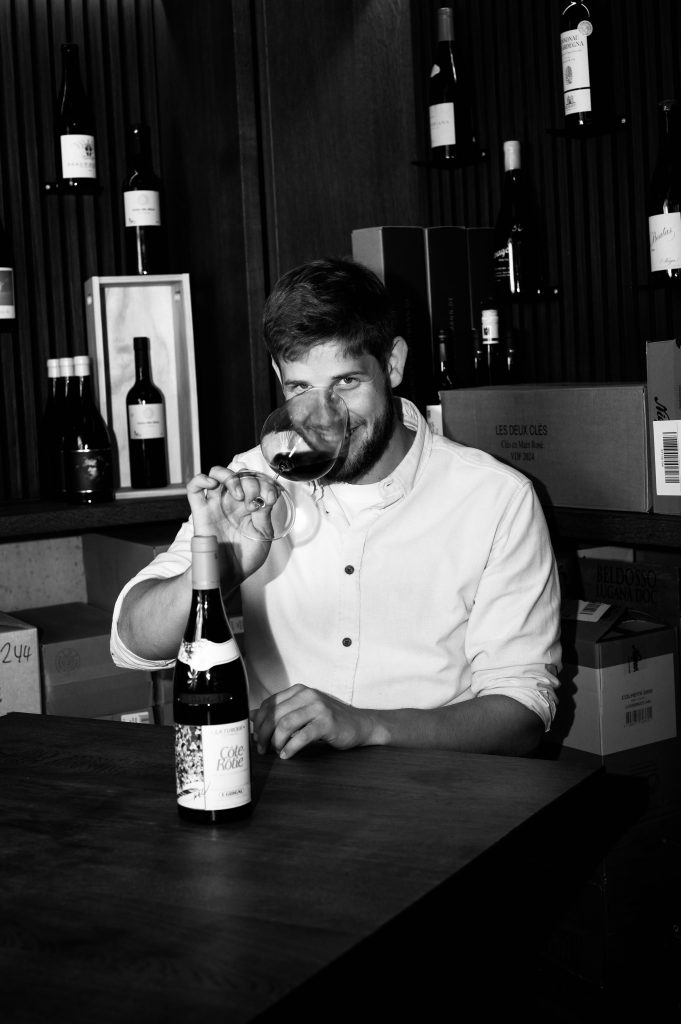 wein, weinsorte, rotwein, weißwein, roséwein, weingut, sommelier, sommellerie, weinprobe, weinverkostung, weinbewertung, weinwissen, weinbeschreibung, weincharakter, weinaromen, weinempfehlung, weinberatung, weintipp, weinpairing, foodpairing, weinbegleitung, wein und essen, wein zum fisch, wein zum steak, wein zu käse, wein zu pasta, wein zum dessert, weinmenü, fine dining, gastronomie, restaurantwein, haubenrestaurant, michelin, delice stuttgart, weinliste, weinkarte, weinauswahl, servicekultur, servicekunst, gastgeber, sommelierschule, sommelierschein, sommelierschulung, sensorik, weinsensorik, aromarad, geschmacksprofil, terroir, weinbau, weinrebe, rebsorte, weinberg, weinregion, herkunft, weinland, weinbaugebiet, deutschlandwein, italienwein, französischer wein, spanischer wein, österreichwein, schweizer wein, südafrika wein, kalifornien wein, napa valley, bordeaux, burgund, chianti, rioja, ribera del duero, moselwein, pfalzwein, rheingau, rheinhessen, frankenwein, badenwein, sachsenwein, saale-unstrut, elsasswein, piemontwein, barolo, barbaresco, brunello, amarone, valpolicella, prosecco, franciacorta, champagne, cremants, sekt, deutscher sekt, schaumwein, stillwein, natural wine, orange wine, biodynamischer wein, biowein, veganer wein, nachhaltiger wein, weinherstellung, kelterung, gärung, malolaktische gärung, ausbau, barrique, holzfass, edelstahltank, flaschenreife, dekantieren, karaffieren, weinservice, trinktemperatur, weinglas, zieher vision, zieher glass, burgunderglas, rieslingglas, universalglas, rotweinglas, weißweinglas, glasform, aromaentfaltung, glasempfehlung, weinlagerung, weinkeller, weinklimaschrank, weintemperierung, korken, schraubverschluss, naturkork, glasverschluss, korkfehler, oxidation, belüftung, sediment, depot, weinflecken, weinstein, weinfehler, schwefel, säure, restzucker, trocken, halbtrocken, feinherb, lieblich, süßwein, dessertwein, eiswein, beerenauslese, trockenbeerenauslese, spätlese, auslese, kabinett, pradikatswein, qualitätswein, tafelwein, landwein, weingesetz, appellation, docg, aoc, d.o., vdp, grosses gewächs, erste lage, weinbewertungssystem, parker punkte, falstaff punkte, vinum, wein plus, tasting note, verkostungsnotiz, farbe, bukett, duft, mundgefühl, struktur, körper, tannin, abgang, länge, komplexität, balance, mineralität, frucht, würze, florale noten, kräuter, vanille, toast, mokka, leder, erde, stein, graphite, salz, kalk, kirsche, pflaume, himbeere, brombeere, apfel, birne, zitrus, limette, grapefruit, ananas, mango, pfirsich, marille, honig, haselnuss, mandel, butter, karamell, rauch, pfeffer, balsamico, eukalyptus, menthol, kräuterwürze, kräuterduft, rosennote, veilchen, lavendel, wacholder, muskat, zimt, nelke, kumin, schokolade, kaffeebohne, toastbrot, hefe, brioche, kreide, mineralisch, floral, würzig, fruchtig, elegant, kräftig, rund, harmonisch, frisch, kühl, linear, lang, dicht, filigran, stoffig, samtig, cremig, lebendig, fein, komplex, tief, delikat, zart, salzig, kalkig, rauchig, reif, jugendlich, balanciert, animierend, expressiv, subtil, konzentriert, trinkreif, lagerfähig, jahrgang, jahrgangstiefe, jahrgangsvergleich, klimawandel, hitzejahrgang, weinqualität, erntezeitpunkt, handlese, selektion, weinlese, mostgewicht, oechsle, weinsäure, weinzucker, weinalkohol, alkoholgehalt, restzuckeranalyse, ph-wert, schwefelung, filtrierung, unfiltriert, weinbereitung, cuvée, reinsortig, assemblage, blend, fassprobe, bottling, degorgieren, dégorgement, dosage, brut, extra brut, sec, demi sec, doux, reserve, vintage, non vintage, jahrgangssekt, prestige cuvée, grand cru, premier cru, village, cru classé, estate, domaine, tenuta, bodega, château, weingutsführung, weinverkauf, weinhandlung, onlineweinhandel, weinshop, vinothek, weinmesse, weinevent, weinfestival, weingala, weinreise, weintourismus, tasting flight, masterclass, sommelierschule, weinakademie, weinseminar, sensoriktraining, degustation, blindverkostung, vergleichsprobe, horizontale verkostung, vertikale verkostung, weinbeschreibung schreiben, tasting note vorlage, aroma erkennen, wein bewerten, wein empfehlen, best wine germany, best sommeliers, deutscher sommelierverband, wset, court of master sommeliers, weinexperte, weinkritiker, weinjournalismus, weinblog, weinpodcast, weinmagazin, weinwissen online, gastrokultur, kulinarik, gourmet, fine dining szene, sterneküche, haubenküche, pairing idee, menübegleitung, amuse bouche, wein zum käse, wein zum dessert, aperitif, digestif, wein und sake, sakepairing, champagnerpairing, rosétrends, naturalwine trend, orange wine trend, zero dosage, low intervention, slow wine, nachhaltigkeit im weinbau, regenerative weinwirtschaft, biodynamik, demeter, ecovin, fair’n green, klimaneutraler wein, co2 bilanz wein, glas vs bag in box, wein innovation, alkoholfreier wein, entalkoholisierter wein, wein ohne alkohol, wein mit wenig alkohol, leichte weine, sommerwein, winterwein, festtagswein, weihnachtswein, osterwein, grillwein, terrassewein, picknickwein, aperitifwein, brunchwein, valentinstag wein, muttertag wein, geschenkwein, weingeschenk, firmengeschenk, personalisiertes etikett, flaschenetikett, etikettendesign, korkenzieher, sommeliermesser, dekantierkaraffe, weinausgießer, weinthermometer, flaschenverschluss, weinaccessoires, weinreinigung, glasreinigung, weinglaspolitur, weingläser kaufen, zieher gläser, zieher vision balance, zieher vision intense, zieher vision fresh, zieher vision straight, zieher vision graceful, zieher vision rich, zieher vision delicate, glastest, aromaentwicklung, gläservergleich, weinservice im restaurant, serviceprotokoll, mise en place wein, gastansprache, storytelling am tisch, weinphilosophie, emotion im service, gastzufriedenheit, feinsinn, wein und kultur, wein und kunst, wein und musik, wein und literatur, wein und reisen, weinregion italien, weinregion frankreich, weinregion deutschland, region stuttgart, wein aus württemberg, neckartal wein, remstal, heilbronner weinstraße, wein aus der pfalz, wein aus baden, wein aus franken, wein aus der mosel, rheingau riesling, pfälzer chardonnay, deutscher pinot noir, spätburgunder, grauburgunder, weissburgunder, silvaner, riesling, sauvignon blanc, muskateller, scheurebe, gewürztraminer, chardonnay, pinot blanc, pinot gris, pinot noir, nebbiolo, sangiovese, tempranillo, cabernet sauvignon, merlot, syrah, grenache, carignan, malbec, zinfandel, shiraz, touriga nacional, albariño, vermentino, verdejo, grüner veltliner, blaufränkisch, zweigelt, saint laurent, tannat, barbera, dolcetto, aglianico, nero d’avola, cortese, garganega, viognier, marsanne, roussanne, chenin blanc, rieslaner, muscadet, viura, clairette, semillon, weintrend, sommelierszene, weinkultur deutschland, europäische weinkultur, neue weinwelt, alte welt wein, moderne weininterpretation, weinphilosophie, serviceleidenschaft, gastgeberschaft, sinneswahrnehmung, geschmackstraining, feine aromatik, elegance im glas, balance im wein, weincharme, weinleidenschaft, genusskultur, lebensfreude, genussmoment, stilvoll trinken, wein erleben, wein entdecken, wein verstehen, wein teilen, wein genießen, wein erleben podcast, sommelier interview, evangelos pattas, delice restaurant, stuttgart fine dining, silvio nitzsche podcast, sommeliers erzählen, weinwissen teilen, deutsche sommellerie, weinleidenschaft deutschland, kultur des genusses, wein und leben, kunst des servierens, stille eleganz, wein als beziehung, genuss im glas, handwerk im service, achtsamkeit im wein, feine noten, große momente, leben mit wein, service und seele, wein als sprache, die kunst des pairings.