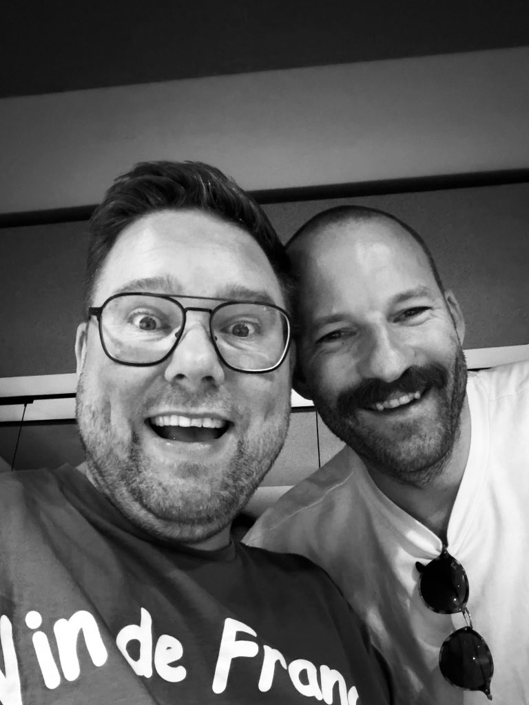 Spätburgunder, Deutscher Spätburgunder, Großer Spätburgunder, Beste Spätburgunder, Spätburgunder Deutschland, Spätburgunder Verkostung, Spätburgunder Tasting, Spätburgunder Podcast, Spätburgunder Masterclass, Spätburgunder Sommelier, Rotwein, Deutscher Rotwein, Premium Rotwein, Spitzenrotwein, Burgunder, Pinot, Pinot Noir, Blauburgunder, Burgunderstil, Burgunderliebhaber, Wein, Weinwissen, Weinpodcast, Weinverkostung, Weinseminar, Weinakademie, Weinschule, Weinberatung, Sommelier, Sommeliers, Weinkritiker, Weinexperte, Weinbewertung, Blindprobe, Blindverkostung, Masterclass, Foodpairing, Food Pairing, Fine Dining, Michelin, Sterneküche, Gourmet, Genuss, Weingenuss, Weinliebhaber, Weinkultur, Terroir, Herkunft, Lage, Große Lage, VDP, Großes Gewächs, GG, Einzellage, Kalk, Muschelkalk, Löss, Lösslehm, Lehm, Ton, Granit, Schiefer, Basalt, Vulkanboden, Buntsandstein, Keuper, Gneis, Quarzit, Bodenprofil, Mineralität, Mineralisch, Eleganz, Finesse, Balance, Präzision, Struktur, Textur, Tiefgang, Spannung, Komplexität, Länge, Nachhall, Persistenz, Harmonie, Saftigkeit, Lebendigkeit, Authentizität, Charakter, Typizität, Jahrgang, Flaschenreife, Reifepotenzial, Lagerfähigkeit, Dekantieren, Karaffieren, Belüften, Burgunderglas, Weinglas, Sensorik, Bouquet, Aroma, Duft, Nase, Gaumen, Mundgefühl, Finale, Abgang, Kirsche, Sauerkirsche, Amarena, Himbeere, Erdbeere, Johannisbeere, Preiselbeere, Cranberry, Granatapfel, Veilchen, Rose, Kirschblüte, Unterholz, Waldboden, Trüffel, Pilze, Moos, Rauch, Speck, Graphit, Feuerstein, Kakao, Schokolade, Nelke, Zimt, Piment, Sandelholz, Zedernholz, Barrique, Holzfass, Tonneau, Stückfass, Ganztraube, Ganztraubenvergärung, Maische, Maischestandzeit, Spontangärung, Reinzuchthefe, Feinhefe, Hefe, Bâtonnage, Malolaktik, biologischer Säureabbau, Handlese, Selektion, Ertragsreduzierung, Laubarbeit, Weinberg, Rebstock, Alte Reben, Rebalter, Klon, Selection Massale, Nachhaltigkeit, Biowein, Biodynamie, Demeter, Naturwein, Winzer, Weingut, Kellermeister, Weinmacher, Weinphilosophie, Weinreise, Weintourismus, Weinregion, Ahr, Baden, Kaiserstuhl,