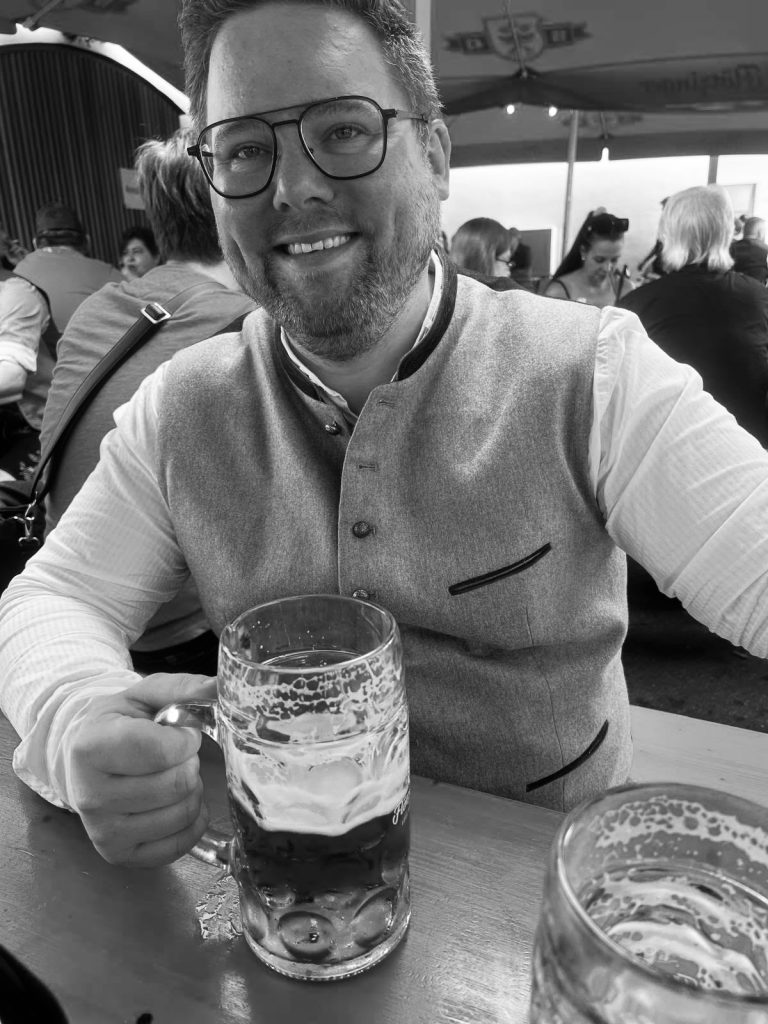 Spätburgunder, Deutscher Spätburgunder, Großer Spätburgunder, Beste Spätburgunder, Spätburgunder Deutschland, Spätburgunder Verkostung, Spätburgunder Tasting, Spätburgunder Podcast, Spätburgunder Masterclass, Spätburgunder Sommelier, Rotwein, Deutscher Rotwein, Premium Rotwein, Spitzenrotwein, Burgunder, Pinot, Pinot Noir, Blauburgunder, Burgunderstil, Burgunderliebhaber, Wein, Weinwissen, Weinpodcast, Weinverkostung, Weinseminar, Weinakademie, Weinschule, Weinberatung, Sommelier, Sommeliers, Weinkritiker, Weinexperte, Weinbewertung, Blindprobe, Blindverkostung, Masterclass, Foodpairing, Food Pairing, Fine Dining, Michelin, Sterneküche, Gourmet, Genuss, Weingenuss, Weinliebhaber, Weinkultur, Terroir, Herkunft, Lage, Große Lage, VDP, Großes Gewächs, GG, Einzellage, Kalk, Muschelkalk, Löss, Lösslehm, Lehm, Ton, Granit, Schiefer, Basalt, Vulkanboden, Buntsandstein, Keuper, Gneis, Quarzit, Bodenprofil, Mineralität, Mineralisch, Eleganz, Finesse, Balance, Präzision, Struktur, Textur, Tiefgang, Spannung, Komplexität, Länge, Nachhall, Persistenz, Harmonie, Saftigkeit, Lebendigkeit, Authentizität, Charakter, Typizität, Jahrgang, Flaschenreife, Reifepotenzial, Lagerfähigkeit, Dekantieren, Karaffieren, Belüften, Burgunderglas, Weinglas, Sensorik, Bouquet, Aroma, Duft, Nase, Gaumen, Mundgefühl, Finale, Abgang, Kirsche, Sauerkirsche, Amarena, Himbeere, Erdbeere, Johannisbeere, Preiselbeere, Cranberry, Granatapfel, Veilchen, Rose, Kirschblüte, Unterholz, Waldboden, Trüffel, Pilze, Moos, Rauch, Speck, Graphit, Feuerstein, Kakao, Schokolade, Nelke, Zimt, Piment, Sandelholz, Zedernholz, Barrique, Holzfass, Tonneau, Stückfass, Ganztraube, Ganztraubenvergärung, Maische, Maischestandzeit, Spontangärung, Reinzuchthefe, Feinhefe, Hefe, Bâtonnage, Malolaktik, biologischer Säureabbau, Handlese, Selektion, Ertragsreduzierung, Laubarbeit, Weinberg, Rebstock, Alte Reben, Rebalter, Klon, Selection Massale, Nachhaltigkeit, Biowein, Biodynamie, Demeter, Naturwein, Winzer, Weingut, Kellermeister, Weinmacher, Weinphilosophie, Weinreise, Weintourismus, Weinregion, Ahr, Baden, Kaiserstuhl,