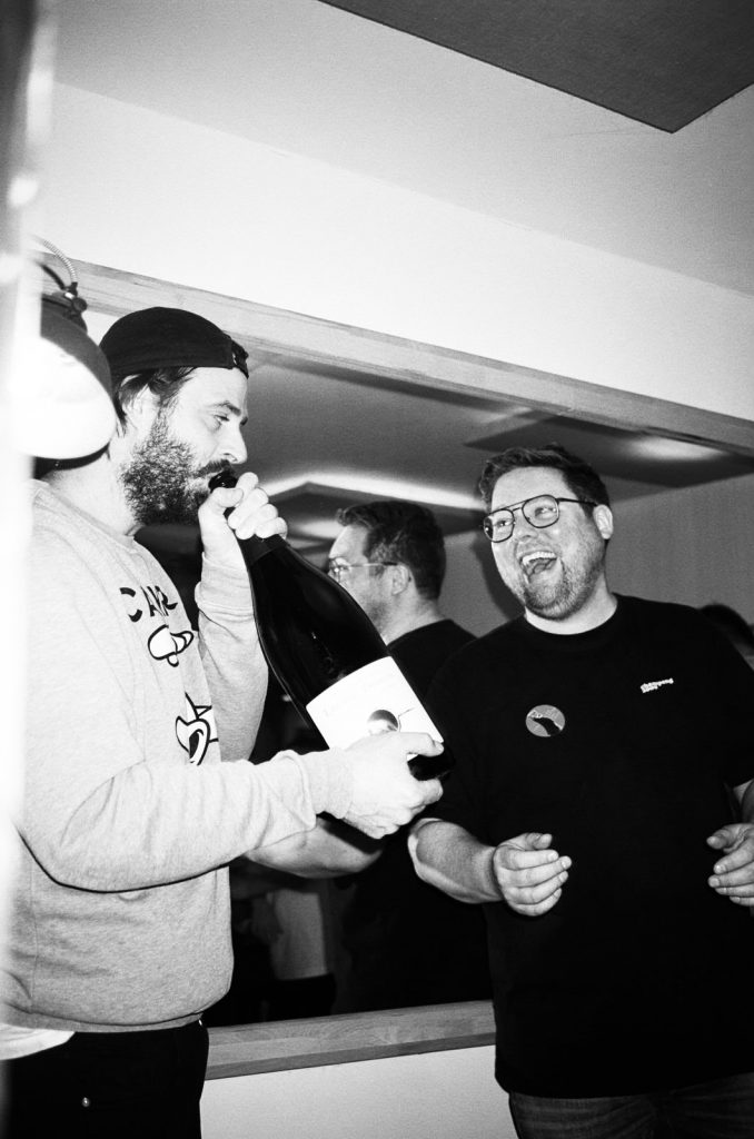 Spätburgunder, Deutscher Spätburgunder, Großer Spätburgunder, Beste Spätburgunder, Spätburgunder Deutschland, Spätburgunder Verkostung, Spätburgunder Tasting, Spätburgunder Podcast, Spätburgunder Masterclass, Spätburgunder Sommelier, Rotwein, Deutscher Rotwein, Premium Rotwein, Spitzenrotwein, Burgunder, Pinot, Pinot Noir, Blauburgunder, Burgunderstil, Burgunderliebhaber, Wein, Weinwissen, Weinpodcast, Weinverkostung, Weinseminar, Weinakademie, Weinschule, Weinberatung, Sommelier, Sommeliers, Weinkritiker, Weinexperte, Weinbewertung, Blindprobe, Blindverkostung, Masterclass, Foodpairing, Food Pairing, Fine Dining, Michelin, Sterneküche, Gourmet, Genuss, Weingenuss, Weinliebhaber, Weinkultur, Terroir, Herkunft, Lage, Große Lage, VDP, Großes Gewächs, GG, Einzellage, Kalk, Muschelkalk, Löss, Lösslehm, Lehm, Ton, Granit, Schiefer, Basalt, Vulkanboden, Buntsandstein, Keuper, Gneis, Quarzit, Bodenprofil, Mineralität, Mineralisch, Eleganz, Finesse, Balance, Präzision, Struktur, Textur, Tiefgang, Spannung, Komplexität, Länge, Nachhall, Persistenz, Harmonie, Saftigkeit, Lebendigkeit, Authentizität, Charakter, Typizität, Jahrgang, Flaschenreife, Reifepotenzial, Lagerfähigkeit, Dekantieren, Karaffieren, Belüften, Burgunderglas, Weinglas, Sensorik, Bouquet, Aroma, Duft, Nase, Gaumen, Mundgefühl, Finale, Abgang, Kirsche, Sauerkirsche, Amarena, Himbeere, Erdbeere, Johannisbeere, Preiselbeere, Cranberry, Granatapfel, Veilchen, Rose, Kirschblüte, Unterholz, Waldboden, Trüffel, Pilze, Moos, Rauch, Speck, Graphit, Feuerstein, Kakao, Schokolade, Nelke, Zimt, Piment, Sandelholz, Zedernholz, Barrique, Holzfass, Tonneau, Stückfass, Ganztraube, Ganztraubenvergärung, Maische, Maischestandzeit, Spontangärung, Reinzuchthefe, Feinhefe, Hefe, Bâtonnage, Malolaktik, biologischer Säureabbau, Handlese, Selektion, Ertragsreduzierung, Laubarbeit, Weinberg, Rebstock, Alte Reben, Rebalter, Klon, Selection Massale, Nachhaltigkeit, Biowein, Biodynamie, Demeter, Naturwein, Winzer, Weingut, Kellermeister, Weinmacher, Weinphilosophie, Weinreise, Weintourismus, Weinregion, Ahr, Baden, Kaiserstuhl,