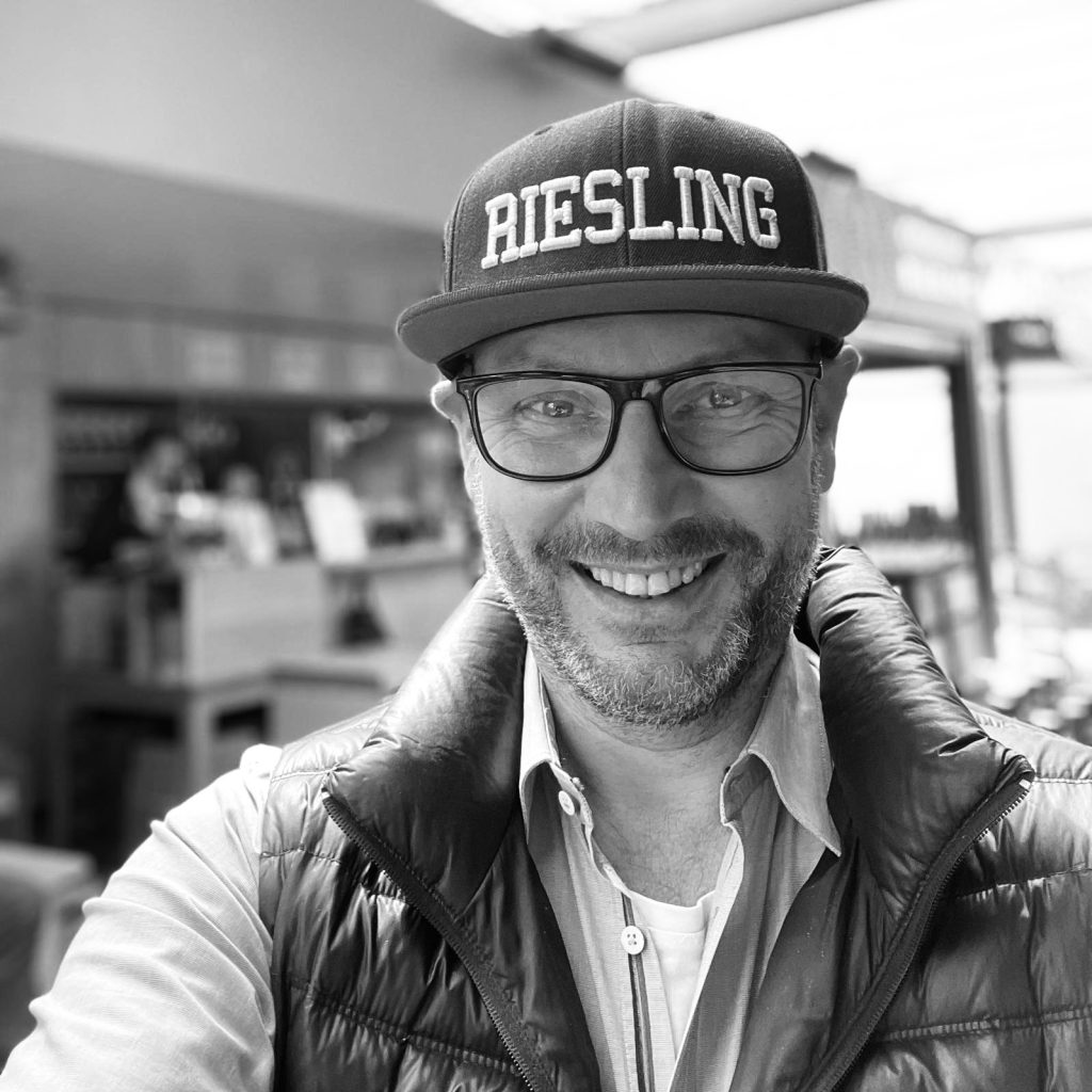 Spätburgunder, Deutscher Spätburgunder, Großer Spätburgunder, Beste Spätburgunder, Spätburgunder Deutschland, Spätburgunder Verkostung, Spätburgunder Tasting, Spätburgunder Podcast, Spätburgunder Masterclass, Spätburgunder Sommelier, Rotwein, Deutscher Rotwein, Premium Rotwein, Spitzenrotwein, Burgunder, Pinot, Pinot Noir, Blauburgunder, Burgunderstil, Burgunderliebhaber, Wein, Weinwissen, Weinpodcast, Weinverkostung, Weinseminar, Weinakademie, Weinschule, Weinberatung, Sommelier, Sommeliers, Weinkritiker, Weinexperte, Weinbewertung, Blindprobe, Blindverkostung, Masterclass, Foodpairing, Food Pairing, Fine Dining, Michelin, Sterneküche, Gourmet, Genuss, Weingenuss, Weinliebhaber, Weinkultur, Terroir, Herkunft, Lage, Große Lage, VDP, Großes Gewächs, GG, Einzellage, Kalk, Muschelkalk, Löss, Lösslehm, Lehm, Ton, Granit, Schiefer, Basalt, Vulkanboden, Buntsandstein, Keuper, Gneis, Quarzit, Bodenprofil, Mineralität, Mineralisch, Eleganz, Finesse, Balance, Präzision, Struktur, Textur, Tiefgang, Spannung, Komplexität, Länge, Nachhall, Persistenz, Harmonie, Saftigkeit, Lebendigkeit, Authentizität, Charakter, Typizität, Jahrgang, Flaschenreife, Reifepotenzial, Lagerfähigkeit, Dekantieren, Karaffieren, Belüften, Burgunderglas, Weinglas, Sensorik, Bouquet, Aroma, Duft, Nase, Gaumen, Mundgefühl, Finale, Abgang, Kirsche, Sauerkirsche, Amarena, Himbeere, Erdbeere, Johannisbeere, Preiselbeere, Cranberry, Granatapfel, Veilchen, Rose, Kirschblüte, Unterholz, Waldboden, Trüffel, Pilze, Moos, Rauch, Speck, Graphit, Feuerstein, Kakao, Schokolade, Nelke, Zimt, Piment, Sandelholz, Zedernholz, Barrique, Holzfass, Tonneau, Stückfass, Ganztraube, Ganztraubenvergärung, Maische, Maischestandzeit, Spontangärung, Reinzuchthefe, Feinhefe, Hefe, Bâtonnage, Malolaktik, biologischer Säureabbau, Handlese, Selektion, Ertragsreduzierung, Laubarbeit, Weinberg, Rebstock, Alte Reben, Rebalter, Klon, Selection Massale, Nachhaltigkeit, Biowein, Biodynamie, Demeter, Naturwein, Winzer, Weingut, Kellermeister, Weinmacher, Weinphilosophie, Weinreise, Weintourismus, Weinregion, Ahr, Baden, Kaiserstuhl,